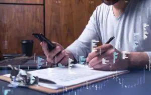 Qual a importância do Consultor de Marketing Digital?  O Consultor de Marketing Digital digital é um profissional multifacetado que guiará a sua marca no rumo correto  No universo do Marketing Digital não há fronteiras, as informações viajam na velocidade de um clique e os negócios são feitos de qualquer lugar em diferentes dispositivos. À medida que o mercado cresce e se diversifica, tanto as ofertas de empregos formais quanto as de freelance estão aumentando a cada dia.  Para os profissionais do marketing digital, o foco é se concentrar no interesse do seu cliente e todos os objetivos estarão sempre destinados a melhorar a experiência do usuário através da sua navegação.   Porém ainda há de existir os famosos “sobrinhos”. Você deve conhecer… é alguém da família que promete criar sites grátis, fala sobre SEO como fosse algo fácil e usam conceitos que a grande maioria nem sabe que existem, tais como valor vitalício; CTRs,; funil de vendas; ou meta-descrições.  A Assessoria em Marketing Digital é o tipo de serviço que tem o objetivo de entender o sem empreendimento. Com ela, você estará por dentro do posicionamento da sua página nos sites de busca, como é o relacionamento da marca com os clientes, como é o engajamento nas redes sociais e, o principal, como aumentar as vendas da sua empresa.  Mas, em um mundo tão vasto e detalhado, é muito fácil se perder. É por isso que é essencial ter um profissional para guiá-lo através deste labirinto de oportunidades de negócios, para que você não saia dos trilhos: Ele é o Consultor de Marketing Digital. Vamos conhecê-lo melhor?  Como atua um Consultor de Marketing Digital  O Marketing Digital engloba uma série de conceitos para posicionar o seu serviço, marca ou produto no mercado, utilizando todas as possibilidades que a internet oferece.  Sua principal característica é que, devido ao acesso à privacidade do cliente, ele tem que responder a certos códigos de adequação e respeitar um pacto com o usuário que consiste em não prejudicar sua experiência de busca de informações e a sua experiência de consumo.  Para conseguir isso, os profissionais em assessoria de marketing digital, utilizam estratégias e ferramentas que lhes permitem estar presentes no momento certo, de forma natural e harmoniosa com a realidade do internauta. Desta forma, eles poderão se lembrar da marca e procurá-la sempre que a precisarem.  Parece simples, mas para alcançar eficiência neste propósito é necessário trabalhar duro e estruturar uma equipe com objetivos específicos. O segredo desse profissional de marketing digital é monitorar constantemente o progresso da estratégia planejada e adaptá-la de acordo com a sua necessidade.  O que é um Consultor de Marketing Digital?  Seguindo a ideia do labirinto, o Consultor de Marketing Digital é o profissional que conhece o caminho para sair do caos e leva o cliente ao sucesso em sua estratégia. Como mencionamos, sendo um universo com tantas possibilidades, o foco é muitas vezes perdido. É por isso que o consultor deve antes de tudo ser prático e saber como escolher as ferramentas certas para cada parte da estratégia.  Quando uma empresa contrata um consultor, ela está procurando mais do que apenas uma fonte de informação, como costumava ser há alguns anos. Hoje, a expectativa deste profissional é que ele ou ela esteja envolvido em todo o processo: executar, liderar, ensinar e acompanhar.  Basicamente, para que o trabalho funcione, é essencial entender o binômio do particular - geral. Normalmente, as equipes de trabalho se concentram em um projeto e seus objetivos específicos, criando assim uma espécie de bolha. O consultor é aquele que olha para fora da bolha para interpretar o contexto e orientar, antecipar erros e corrigi-los.  Por que uma empresa necessita de assessoria em marketing digital?  Você pode se perguntar quando um consultor de Marketing Digital é necessário para um negócio. Vejamos algumas situações:   •	Você criou um site ou um blog para seu negócio e ninguém a visita, o que significa que eles não entram através do funil de vendas; •	Os possíveis clientes visitam sua página, mas não há conversões, ou seja, eles não realizam nenhum tipo de ação que foi proposta por você e, consequentemente, não avançam através do funil de vendas; •	Você tem visitas e conversões, mas eles não compram, ou seja, não atravessam o fundo do funil; •	Você nem sabe o que é um funil de venda e os poucos que compram não compram de você novamente, nem tampouco o recomendam; •	Você quer resolver este problema criando uma estratégia de marketing, mas não tem ideia por onde começar; •	Você quer entender o que está acontecendo, mas não sabe como criar métricas e muito menos como colocá-las em prática; •	Você cria conteúdo, mas não sabe como otimizá-lo para SEO (Search Engine Optimization); •	Você prefere pagar e contratar anúncios, mas você não conhece nada de SEM (Search Engine Marketing) e, por consequência, não tem o retorno em campanhas de marketing; •	Sua estratégia de e-mail marketing é um desastre com uma lista de e-mails comprados que só o deixa marcado como SPAM.  Se alguma destas opções anteriores estiverem acontecendo com sua empresa, talvez seja hora de procurar o conselho de um Consultor de Marketing Digital.  O que faz o Consultor em Marketing Digital?  É quase algo óbvio, mas um profissional especializado em Marketing Digital tem que conhecer a fórmula clássica e tradicional do marketing:  1 - Compra e venda, 2 - Publicidade, 3 - Geração de valor, 4 - Preços e valores de produtos, entre outros conhecimentos.  Naturalmente, ele também deve ser um especialista no mundo digital. Há muitas ações que um consultor em Marketing Digital pode realizar, algumas mais simples e outras mais complexas.  Apresentaremos três deles para que você possa ver seu desempenho em perspectiva: a Persona, o Plano e o acompanhamento das métricas.   a.	Criando uma Persona  Quando os empresários decidem escolher por uma estratégia de Marketing Digital, eles geralmente tendem a começar no meio do processo, o que é terrível em termos de resultados. É muito comum que fiquem obcecados com a Internet, criem um blog, comecem a publicar e a abandone-a alguns dias depois.  O consultor de Marketing Digital sabe que o primeiro passo de qualquer estratégia é criar a sua Persona, ou seja, definir um personagem semi-ficcional, que usa informações reais sobre seus clientes e que possua características pessoais para humanizá-lo.   Esta ferramenta é muito poderosa porque fornecerá todas as informações que definirão sua estratégia. Alguns dos atributos de uma pessoa compradora são os seguintes:   •	Informações pessoais (nome, idade, cargo profissional, renda mensal, etc.); •	Problemas enfrentados (por exemplo, sofrendo pressão por resultados); •	Aspirações profissionais (por exemplo, querer uma posição mais relevante); •	Perfil profissional (formação, experiências anteriores); •	Passatempos.  As características que definem a persona podem ser extraídas de entrevistas com a base atual dos clientes da sua empresa e de pesquisas de mercado. O consultor aconselha sobre como conduzir uma entrevista com o cliente.  Dessa forma, a precisão das informações não só lhe dirá a quem, onde, quando e por qual mídia, mas também o ajudará a criar um cronograma de publicação para que você não desista. Isto o motivará e o ajudará a manter a frequência, que é um elemento muito importante em qualquer estratégia   b.	Plano  O plano nos ajuda a traçar os passos para o sucesso. Pode parecer contraditório, mas, neste caso, é aconselhável começar no final.  Os consultores concordam que um plano de Marketing Digital é criado de trás para a frente. A partir da sua posição, eles se concentram mentalmente no objetivo que seus clientes querem atingir e vão imaginando o passo anterior, e assim por diante até alcançar o primeiro. Por exemplo:   •	Se o meu objetivo é que eles baixem um e-book, o passo anterior é que eles vejam o link; •	Então, se eu quiser que eles vejam o link, o passo anterior é tornar a oferta visível na CTA de um pedaço de conteúdo; •	para que eles possam ver o conteúdo, o passo anterior é que eles entrem na minha página; •	Fazê-los chegar à minha página depende de eu ser visto nas páginas de resultados de pesquisa orgânica no Google; •	Se eu quiser ser visto no topo dos mecanismos de pesquisa, o passo anterior é contratar um Consultor em Marketing Digital.  Este método, amplamente utilizado no planejamento estratégico, permite compreender todas as etapas necessárias, avaliá-las e colocá-las, visualmente, em uma linha do tempo.   c.	Criando métricas  A parte que requer mais sensibilidade e conhecimento é a criação de KPIs (Keys Performance Indicators), que são as métricas que indicam o desempenho da estratégia.   Basicamente, é a arte de medir o plano em movimento, com estes indicadores o consultor monitora e ajusta a estratégia de acordo com a movimentação do seu negócio.  Entre as métricas mais famosas, nós podemos citar alguns exemplos de KPIs: Taxa aberta e CTR, Taxa de salto, ROI, Valor vitalício, entre outros.  Ferramentas de automação de marketing  O domínio das ferramentas de automação de marketing é um requisito muito importante. Há muitas e diversas opções oferecidas por várias plataformas, cada uma especializada em um aspecto particular de um serviço. É nesta área que a maioria das empresas perde seu caminho e precisa da visão qualificada de um profissional.  Por exemplo, você pode precisar automatizar os processos de e-mail. Mas o que é o processo em questão? Existem plataformas para envios em massa, outras especializadas em e-mails de boas-vindas e outras especializadas na criação de páginas para capturar endereços de e-mails. O mesmo vale para a pesquisa por palavras-chave e ferramentas de análise de dados.  É preciso ter muitas habilidades analíticas para saber escolher e, ainda mais, fazer um diagnóstico das plataformas que melhor atenderão às necessidades do cliente.  O consultor de Marketing Digital não utilizará várias ferramentas ao mesmo tempo de forma compulsiva e desorganizada, mas simplesmente a melhor, a mais apropriada, a que fará a diferença para a sua estratégia.  Que tal uma Consultoria de Marketing Digital Gratuita?  Mande sua mensagem através do site e marque a sua consultoria de avaliação de negócios. Colocaremos você com um consultor em marketing digital que poderá mostrar como está sua marca está sendo mostrada na internet.  A Estação Indoor é uma Agência de Marketing Digital especializada em assessoria de comunicação, ou seja, somos um braço complementar da sua empresa.   Sabe aquela equipe de comunicação que você sempre desejou? Você tem a oportunidade perfeita para isso.  Sem compromisso e sem custos. Acredite, nós podemos ajudar! Clique aqui e entre em contato conosco.
