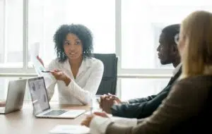 Qual a importância do Consultor de Marketing Digital?  O Consultor de Marketing Digital digital é um profissional multifacetado que guiará a sua marca no rumo correto  No universo do Marketing Digital não há fronteiras, as informações viajam na velocidade de um clique e os negócios são feitos de qualquer lugar em diferentes dispositivos. À medida que o mercado cresce e se diversifica, tanto as ofertas de empregos formais quanto as de freelance estão aumentando a cada dia.  Para os profissionais do marketing digital, o foco é se concentrar no interesse do seu cliente e todos os objetivos estarão sempre destinados a melhorar a experiência do usuário através da sua navegação.   Porém ainda há de existir os famosos “sobrinhos”. Você deve conhecer… é alguém da família que promete criar sites grátis, fala sobre SEO como fosse algo fácil e usam conceitos que a grande maioria nem sabe que existem, tais como valor vitalício; CTRs,; funil de vendas; ou meta-descrições.  A Assessoria em Marketing Digital é o tipo de serviço que tem o objetivo de entender o sem empreendimento. Com ela, você estará por dentro do posicionamento da sua página nos sites de busca, como é o relacionamento da marca com os clientes, como é o engajamento nas redes sociais e, o principal, como aumentar as vendas da sua empresa.  Mas, em um mundo tão vasto e detalhado, é muito fácil se perder. É por isso que é essencial ter um profissional para guiá-lo através deste labirinto de oportunidades de negócios, para que você não saia dos trilhos: Ele é o Consultor de Marketing Digital. Vamos conhecê-lo melhor?  Como atua um Consultor de Marketing Digital  O Marketing Digital engloba uma série de conceitos para posicionar o seu serviço, marca ou produto no mercado, utilizando todas as possibilidades que a internet oferece.  Sua principal característica é que, devido ao acesso à privacidade do cliente, ele tem que responder a certos códigos de adequação e respeitar um pacto com o usuário que consiste em não prejudicar sua experiência de busca de informações e a sua experiência de consumo.  Para conseguir isso, os profissionais em assessoria de marketing digital, utilizam estratégias e ferramentas que lhes permitem estar presentes no momento certo, de forma natural e harmoniosa com a realidade do internauta. Desta forma, eles poderão se lembrar da marca e procurá-la sempre que a precisarem.  Parece simples, mas para alcançar eficiência neste propósito é necessário trabalhar duro e estruturar uma equipe com objetivos específicos. O segredo desse profissional de marketing digital é monitorar constantemente o progresso da estratégia planejada e adaptá-la de acordo com a sua necessidade.  O que é um Consultor de Marketing Digital?  Seguindo a ideia do labirinto, o Consultor de Marketing Digital é o profissional que conhece o caminho para sair do caos e leva o cliente ao sucesso em sua estratégia. Como mencionamos, sendo um universo com tantas possibilidades, o foco é muitas vezes perdido. É por isso que o consultor deve antes de tudo ser prático e saber como escolher as ferramentas certas para cada parte da estratégia.  Quando uma empresa contrata um consultor, ela está procurando mais do que apenas uma fonte de informação, como costumava ser há alguns anos. Hoje, a expectativa deste profissional é que ele ou ela esteja envolvido em todo o processo: executar, liderar, ensinar e acompanhar.  Basicamente, para que o trabalho funcione, é essencial entender o binômio do particular - geral. Normalmente, as equipes de trabalho se concentram em um projeto e seus objetivos específicos, criando assim uma espécie de bolha. O consultor é aquele que olha para fora da bolha para interpretar o contexto e orientar, antecipar erros e corrigi-los.  Por que uma empresa necessita de assessoria em marketing digital?  Você pode se perguntar quando um consultor de Marketing Digital é necessário para um negócio. Vejamos algumas situações:   •	Você criou um site ou um blog para seu negócio e ninguém a visita, o que significa que eles não entram através do funil de vendas; •	Os possíveis clientes visitam sua página, mas não há conversões, ou seja, eles não realizam nenhum tipo de ação que foi proposta por você e, consequentemente, não avançam através do funil de vendas; •	Você tem visitas e conversões, mas eles não compram, ou seja, não atravessam o fundo do funil; •	Você nem sabe o que é um funil de venda e os poucos que compram não compram de você novamente, nem tampouco o recomendam; •	Você quer resolver este problema criando uma estratégia de marketing, mas não tem ideia por onde começar; •	Você quer entender o que está acontecendo, mas não sabe como criar métricas e muito menos como colocá-las em prática; •	Você cria conteúdo, mas não sabe como otimizá-lo para SEO (Search Engine Optimization); •	Você prefere pagar e contratar anúncios, mas você não conhece nada de SEM (Search Engine Marketing) e, por consequência, não tem o retorno em campanhas de marketing; •	Sua estratégia de e-mail marketing é um desastre com uma lista de e-mails comprados que só o deixa marcado como SPAM.  Se alguma destas opções anteriores estiverem acontecendo com sua empresa, talvez seja hora de procurar o conselho de um Consultor de Marketing Digital.  O que faz o Consultor em Marketing Digital?  É quase algo óbvio, mas um profissional especializado em Marketing Digital tem que conhecer a fórmula clássica e tradicional do marketing:  1 - Compra e venda, 2 - Publicidade, 3 - Geração de valor, 4 - Preços e valores de produtos, entre outros conhecimentos.  Naturalmente, ele também deve ser um especialista no mundo digital. Há muitas ações que um consultor em Marketing Digital pode realizar, algumas mais simples e outras mais complexas.  Apresentaremos três deles para que você possa ver seu desempenho em perspectiva: a Persona, o Plano e o acompanhamento das métricas.   a.	Criando uma Persona  Quando os empresários decidem escolher por uma estratégia de Marketing Digital, eles geralmente tendem a começar no meio do processo, o que é terrível em termos de resultados. É muito comum que fiquem obcecados com a Internet, criem um blog, comecem a publicar e a abandone-a alguns dias depois.  O consultor de Marketing Digital sabe que o primeiro passo de qualquer estratégia é criar a sua Persona, ou seja, definir um personagem semi-ficcional, que usa informações reais sobre seus clientes e que possua características pessoais para humanizá-lo.   Esta ferramenta é muito poderosa porque fornecerá todas as informações que definirão sua estratégia. Alguns dos atributos de uma pessoa compradora são os seguintes:   •	Informações pessoais (nome, idade, cargo profissional, renda mensal, etc.); •	Problemas enfrentados (por exemplo, sofrendo pressão por resultados); •	Aspirações profissionais (por exemplo, querer uma posição mais relevante); •	Perfil profissional (formação, experiências anteriores); •	Passatempos.  As características que definem a persona podem ser extraídas de entrevistas com a base atual dos clientes da sua empresa e de pesquisas de mercado. O consultor aconselha sobre como conduzir uma entrevista com o cliente.  Dessa forma, a precisão das informações não só lhe dirá a quem, onde, quando e por qual mídia, mas também o ajudará a criar um cronograma de publicação para que você não desista. Isto o motivará e o ajudará a manter a frequência, que é um elemento muito importante em qualquer estratégia   b.	Plano  O plano nos ajuda a traçar os passos para o sucesso. Pode parecer contraditório, mas, neste caso, é aconselhável começar no final.  Os consultores concordam que um plano de Marketing Digital é criado de trás para a frente. A partir da sua posição, eles se concentram mentalmente no objetivo que seus clientes querem atingir e vão imaginando o passo anterior, e assim por diante até alcançar o primeiro. Por exemplo:   •	Se o meu objetivo é que eles baixem um e-book, o passo anterior é que eles vejam o link; •	Então, se eu quiser que eles vejam o link, o passo anterior é tornar a oferta visível na CTA de um pedaço de conteúdo; •	para que eles possam ver o conteúdo, o passo anterior é que eles entrem na minha página; •	Fazê-los chegar à minha página depende de eu ser visto nas páginas de resultados de pesquisa orgânica no Google; •	Se eu quiser ser visto no topo dos mecanismos de pesquisa, o passo anterior é contratar um Consultor em Marketing Digital.  Este método, amplamente utilizado no planejamento estratégico, permite compreender todas as etapas necessárias, avaliá-las e colocá-las, visualmente, em uma linha do tempo.   c.	Criando métricas  A parte que requer mais sensibilidade e conhecimento é a criação de KPIs (Keys Performance Indicators), que são as métricas que indicam o desempenho da estratégia.   Basicamente, é a arte de medir o plano em movimento, com estes indicadores o consultor monitora e ajusta a estratégia de acordo com a movimentação do seu negócio.  Entre as métricas mais famosas, nós podemos citar alguns exemplos de KPIs: Taxa aberta e CTR, Taxa de salto, ROI, Valor vitalício, entre outros.  Ferramentas de automação de marketing  O domínio das ferramentas de automação de marketing é um requisito muito importante. Há muitas e diversas opções oferecidas por várias plataformas, cada uma especializada em um aspecto particular de um serviço. É nesta área que a maioria das empresas perde seu caminho e precisa da visão qualificada de um profissional.  Por exemplo, você pode precisar automatizar os processos de e-mail. Mas o que é o processo em questão? Existem plataformas para envios em massa, outras especializadas em e-mails de boas-vindas e outras especializadas na criação de páginas para capturar endereços de e-mails. O mesmo vale para a pesquisa por palavras-chave e ferramentas de análise de dados.  É preciso ter muitas habilidades analíticas para saber escolher e, ainda mais, fazer um diagnóstico das plataformas que melhor atenderão às necessidades do cliente.  O consultor de Marketing Digital não utilizará várias ferramentas ao mesmo tempo de forma compulsiva e desorganizada, mas simplesmente a melhor, a mais apropriada, a que fará a diferença para a sua estratégia.  Que tal uma Consultoria de Marketing Digital Gratuita?  Mande sua mensagem através do site e marque a sua consultoria de avaliação de negócios. Colocaremos você com um consultor em marketing digital que poderá mostrar como está sua marca está sendo mostrada na internet.  A Estação Indoor é uma Agência de Marketing Digital especializada em assessoria de comunicação, ou seja, somos um braço complementar da sua empresa.   Sabe aquela equipe de comunicação que você sempre desejou? Você tem a oportunidade perfeita para isso.  Sem compromisso e sem custos. Acredite, nós podemos ajudar! Clique aqui e entre em contato conosco.