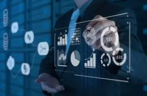 Qual a importância do Consultor de Marketing Digital?  O Consultor de Marketing Digital digital é um profissional multifacetado que guiará a sua marca no rumo correto  No universo do Marketing Digital não há fronteiras, as informações viajam na velocidade de um clique e os negócios são feitos de qualquer lugar em diferentes dispositivos. À medida que o mercado cresce e se diversifica, tanto as ofertas de empregos formais quanto as de freelance estão aumentando a cada dia.  Para os profissionais do marketing digital, o foco é se concentrar no interesse do seu cliente e todos os objetivos estarão sempre destinados a melhorar a experiência do usuário através da sua navegação.   Porém ainda há de existir os famosos “sobrinhos”. Você deve conhecer… é alguém da família que promete criar sites grátis, fala sobre SEO como fosse algo fácil e usam conceitos que a grande maioria nem sabe que existem, tais como valor vitalício; CTRs,; funil de vendas; ou meta-descrições.  A Assessoria em Marketing Digital é o tipo de serviço que tem o objetivo de entender o sem empreendimento. Com ela, você estará por dentro do posicionamento da sua página nos sites de busca, como é o relacionamento da marca com os clientes, como é o engajamento nas redes sociais e, o principal, como aumentar as vendas da sua empresa.  Mas, em um mundo tão vasto e detalhado, é muito fácil se perder. É por isso que é essencial ter um profissional para guiá-lo através deste labirinto de oportunidades de negócios, para que você não saia dos trilhos: Ele é o Consultor de Marketing Digital. Vamos conhecê-lo melhor?  Como atua um Consultor de Marketing Digital  O Marketing Digital engloba uma série de conceitos para posicionar o seu serviço, marca ou produto no mercado, utilizando todas as possibilidades que a internet oferece.  Sua principal característica é que, devido ao acesso à privacidade do cliente, ele tem que responder a certos códigos de adequação e respeitar um pacto com o usuário que consiste em não prejudicar sua experiência de busca de informações e a sua experiência de consumo.  Para conseguir isso, os profissionais em assessoria de marketing digital, utilizam estratégias e ferramentas que lhes permitem estar presentes no momento certo, de forma natural e harmoniosa com a realidade do internauta. Desta forma, eles poderão se lembrar da marca e procurá-la sempre que a precisarem.  Parece simples, mas para alcançar eficiência neste propósito é necessário trabalhar duro e estruturar uma equipe com objetivos específicos. O segredo desse profissional de marketing digital é monitorar constantemente o progresso da estratégia planejada e adaptá-la de acordo com a sua necessidade.  O que é um Consultor de Marketing Digital?  Seguindo a ideia do labirinto, o Consultor de Marketing Digital é o profissional que conhece o caminho para sair do caos e leva o cliente ao sucesso em sua estratégia. Como mencionamos, sendo um universo com tantas possibilidades, o foco é muitas vezes perdido. É por isso que o consultor deve antes de tudo ser prático e saber como escolher as ferramentas certas para cada parte da estratégia.  Quando uma empresa contrata um consultor, ela está procurando mais do que apenas uma fonte de informação, como costumava ser há alguns anos. Hoje, a expectativa deste profissional é que ele ou ela esteja envolvido em todo o processo: executar, liderar, ensinar e acompanhar.  Basicamente, para que o trabalho funcione, é essencial entender o binômio do particular - geral. Normalmente, as equipes de trabalho se concentram em um projeto e seus objetivos específicos, criando assim uma espécie de bolha. O consultor é aquele que olha para fora da bolha para interpretar o contexto e orientar, antecipar erros e corrigi-los.  Por que uma empresa necessita de assessoria em marketing digital?  Você pode se perguntar quando um consultor de Marketing Digital é necessário para um negócio. Vejamos algumas situações:   •	Você criou um site ou um blog para seu negócio e ninguém a visita, o que significa que eles não entram através do funil de vendas; •	Os possíveis clientes visitam sua página, mas não há conversões, ou seja, eles não realizam nenhum tipo de ação que foi proposta por você e, consequentemente, não avançam através do funil de vendas; •	Você tem visitas e conversões, mas eles não compram, ou seja, não atravessam o fundo do funil; •	Você nem sabe o que é um funil de venda e os poucos que compram não compram de você novamente, nem tampouco o recomendam; •	Você quer resolver este problema criando uma estratégia de marketing, mas não tem ideia por onde começar; •	Você quer entender o que está acontecendo, mas não sabe como criar métricas e muito menos como colocá-las em prática; •	Você cria conteúdo, mas não sabe como otimizá-lo para SEO (Search Engine Optimization); •	Você prefere pagar e contratar anúncios, mas você não conhece nada de SEM (Search Engine Marketing) e, por consequência, não tem o retorno em campanhas de marketing; •	Sua estratégia de e-mail marketing é um desastre com uma lista de e-mails comprados que só o deixa marcado como SPAM.  Se alguma destas opções anteriores estiverem acontecendo com sua empresa, talvez seja hora de procurar o conselho de um Consultor de Marketing Digital.  O que faz o Consultor em Marketing Digital?  É quase algo óbvio, mas um profissional especializado em Marketing Digital tem que conhecer a fórmula clássica e tradicional do marketing:  1 - Compra e venda, 2 - Publicidade, 3 - Geração de valor, 4 - Preços e valores de produtos, entre outros conhecimentos.  Naturalmente, ele também deve ser um especialista no mundo digital. Há muitas ações que um consultor em Marketing Digital pode realizar, algumas mais simples e outras mais complexas.  Apresentaremos três deles para que você possa ver seu desempenho em perspectiva: a Persona, o Plano e o acompanhamento das métricas.   a.	Criando uma Persona  Quando os empresários decidem escolher por uma estratégia de Marketing Digital, eles geralmente tendem a começar no meio do processo, o que é terrível em termos de resultados. É muito comum que fiquem obcecados com a Internet, criem um blog, comecem a publicar e a abandone-a alguns dias depois.  O consultor de Marketing Digital sabe que o primeiro passo de qualquer estratégia é criar a sua Persona, ou seja, definir um personagem semi-ficcional, que usa informações reais sobre seus clientes e que possua características pessoais para humanizá-lo.   Esta ferramenta é muito poderosa porque fornecerá todas as informações que definirão sua estratégia. Alguns dos atributos de uma pessoa compradora são os seguintes:   •	Informações pessoais (nome, idade, cargo profissional, renda mensal, etc.); •	Problemas enfrentados (por exemplo, sofrendo pressão por resultados); •	Aspirações profissionais (por exemplo, querer uma posição mais relevante); •	Perfil profissional (formação, experiências anteriores); •	Passatempos.  As características que definem a persona podem ser extraídas de entrevistas com a base atual dos clientes da sua empresa e de pesquisas de mercado. O consultor aconselha sobre como conduzir uma entrevista com o cliente.  Dessa forma, a precisão das informações não só lhe dirá a quem, onde, quando e por qual mídia, mas também o ajudará a criar um cronograma de publicação para que você não desista. Isto o motivará e o ajudará a manter a frequência, que é um elemento muito importante em qualquer estratégia   b.	Plano  O plano nos ajuda a traçar os passos para o sucesso. Pode parecer contraditório, mas, neste caso, é aconselhável começar no final.  Os consultores concordam que um plano de Marketing Digital é criado de trás para a frente. A partir da sua posição, eles se concentram mentalmente no objetivo que seus clientes querem atingir e vão imaginando o passo anterior, e assim por diante até alcançar o primeiro. Por exemplo:   •	Se o meu objetivo é que eles baixem um e-book, o passo anterior é que eles vejam o link; •	Então, se eu quiser que eles vejam o link, o passo anterior é tornar a oferta visível na CTA de um pedaço de conteúdo; •	para que eles possam ver o conteúdo, o passo anterior é que eles entrem na minha página; •	Fazê-los chegar à minha página depende de eu ser visto nas páginas de resultados de pesquisa orgânica no Google; •	Se eu quiser ser visto no topo dos mecanismos de pesquisa, o passo anterior é contratar um Consultor em Marketing Digital.  Este método, amplamente utilizado no planejamento estratégico, permite compreender todas as etapas necessárias, avaliá-las e colocá-las, visualmente, em uma linha do tempo.   c.	Criando métricas  A parte que requer mais sensibilidade e conhecimento é a criação de KPIs (Keys Performance Indicators), que são as métricas que indicam o desempenho da estratégia.   Basicamente, é a arte de medir o plano em movimento, com estes indicadores o consultor monitora e ajusta a estratégia de acordo com a movimentação do seu negócio.  Entre as métricas mais famosas, nós podemos citar alguns exemplos de KPIs: Taxa aberta e CTR, Taxa de salto, ROI, Valor vitalício, entre outros.  Ferramentas de automação de marketing  O domínio das ferramentas de automação de marketing é um requisito muito importante. Há muitas e diversas opções oferecidas por várias plataformas, cada uma especializada em um aspecto particular de um serviço. É nesta área que a maioria das empresas perde seu caminho e precisa da visão qualificada de um profissional.  Por exemplo, você pode precisar automatizar os processos de e-mail. Mas o que é o processo em questão? Existem plataformas para envios em massa, outras especializadas em e-mails de boas-vindas e outras especializadas na criação de páginas para capturar endereços de e-mails. O mesmo vale para a pesquisa por palavras-chave e ferramentas de análise de dados.  É preciso ter muitas habilidades analíticas para saber escolher e, ainda mais, fazer um diagnóstico das plataformas que melhor atenderão às necessidades do cliente.  O consultor de Marketing Digital não utilizará várias ferramentas ao mesmo tempo de forma compulsiva e desorganizada, mas simplesmente a melhor, a mais apropriada, a que fará a diferença para a sua estratégia.  Que tal uma Consultoria de Marketing Digital Gratuita?  Mande sua mensagem através do site e marque a sua consultoria de avaliação de negócios. Colocaremos você com um consultor em marketing digital que poderá mostrar como está sua marca está sendo mostrada na internet.  A Estação Indoor é uma Agência de Marketing Digital especializada em assessoria de comunicação, ou seja, somos um braço complementar da sua empresa.   Sabe aquela equipe de comunicação que você sempre desejou? Você tem a oportunidade perfeita para isso.  Sem compromisso e sem custos. Acredite, nós podemos ajudar! Clique aqui e entre em contato conosco.