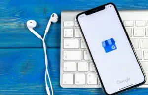 O que é o Google Meu Negócio e como ele funciona? O Google Meu Negócio é uma ferramenta crucial para quem quer ampliar a visibilidade da marca e, por consequência, aumentar os lucros. Você sabia que 3,8 milhões de buscas são feitas no Google a cada minuto?Diversas pessoas buscam restaurantes, lojas, cafés, dentistas, advogados, serviços de urgência 24h... resumindo: Estão à procura de empresas ou negócios do seu segmento. Ter um perfil no Google Meu Negócio, com os detalhes de seu serviço, pode fazer com que sua empresa se destaque e converta essas buscas em potenciais clientes. Bem interessante, não acha? Bem, continue lendo porque nós da Estação Indoor queremos lhe dizer o que é o Google Meu Negócio e como ele pode ajudá-lo a melhorar seu negócio. O que é o Google Meu Negócio? O Google Meu Negócio é uma ferramenta gratuita criada pelo Google para ajudar as empresas e marcas a gerenciar sua presença on-line. Ela permite vincular um empreendimento ao nicho de mercado, ou seja, através de um único painel ele permite uma gestão mais eficiente e simples para que você possa acrescentar informações sobre sua empresa, como por exemplo, uma breve descrição do "quem somos", informações de contato, onde sua empresa está localizada, horários de abertura e fechamento, missão e valores, entre outras opções. Basicamente, o objetivo do Google Meu Negócio é oferecer uma maior visibilidade da sua empresa e facilitar a localização para os seus clientes, assim, a partir de uma única interface de gerenciamento, ele reunirá várias ferramentas (Google Places, Google Mapas, entre outros). Quais são as vantagens do Google Meu Negócio O Google, atualmente, também se posiciona com base na localização do usuário e dos negócios próximos relacionados com a busca que ele faz. O Google Meu Negócio é uma forma eficiente para ajudar a sua marca a aparecer nas primeiras posições. Mas poder aparecer em pesquisas baseadas na localização, não é a única característica interessante do Google Meu Negócio. No painel do perfil empresarial, você pode acompanhar as avaliações que os usuários deixam no Google, conhecer as classificações da plataforma e realizar uma infinidade de tarefas relacionadas com a presença física (ou virtual) do seu estabelecimento na Internet. Como ferramenta, ele é sem dúvida, absolutamente essencial. Além de tudo, ele é o primeiro contato para quem procura sua empresa nos mecanismos de pesquisa. Sabe aquele ditado: “A primeira impressão é a que fica”, pois bem, em muitos dos casos é realmente isso o que acontece. Assim, poderíamos resumir as vantagens do Google Meu Negócio, dizendo que ele é capaz de auxiliar em: Mostrar as revisões e avaliações feitas por seus clientes, assim como a possibilidade de responder a essas avaliações; Receber informações importantes dos seus clientes. Dar informações aos seus clientes: Ajuda na comunicação entre o usuário e a empresa; Acompanhar as estatísticas da sua empresa: Você poderá ver cliques, visitas, locais de busca... Dados que o ajudarão a redirecionar suas ações de marketing digital; Conhecer o espaço físico do seu negócio com visitas virtuais à sua empresa. Quais são os diferenciais do Google Meu Negócio Gerencie suas informações Com o Google Meu Negócio você poderá gerenciar os dados que os usuários do Google vêem quando estão procurando por seu negócio ou pelos produtos e serviços que são oferecidos. Além disso, quando há a inclusão das fotos do que faz na sua empresa, você poderá se destacar diante da concorrência. As empresas que adicionam fotos às listagens recebem "42% mais pedidos de direções no Google Maps e 35% mais cliques em seus sites do que aquelas que não o fazem". Interaja com os clientes Leia e responda sempre aos comentários dos clientes. De acordo com uma pesquisa realizada pela Bright Local, 91% dos entrevistados dependem tanto das avaliações on-line quanto fariam se a recomendação viesse de alguém que conhecem. Esta porcentagem revela que, sem dúvida, cuidar das revisões e adicioná-las à sua estratégia de marketing como uma ferramenta de melhoria é a chave para otimizar os resultados. Expandir a Presença da Marca Com o Google Meu Negócio, sua chance de expandir com o Marketing Digital será muito maior. Você poderá verificar as estatísticas sobre como os clientes pesquisam a sua empresa e de onde eles vieram. Desta forma, você poderá melhorar seu posicionamento de SEO e, através do Google Meu Negócios, você poderá aparecer nas buscas do Google a partir de qualquer dispositivo (computador, tablet ou smartphone). Como posso me registrar no Google Meu Negócio? De acordo com Leonardo Rocha, diretor da Estação Indoor Agência de Marketing Digital, para a inscrição no Google Meu Negócio, para alcançar resultados positivos da ferramenta basta seguir estes passos: Ter uma conta Google; Faça o login e acesse este link; Preencha todos os campos; Clique em "continuar"; Preencha o restante das informações solicitadas pelo Google; Verifique sua conta. 10 Dicas para otimizar sua listagem comercial Criar um bom perfil, completo e detalhado; Faça uma descrição adaptada ao seu negócio (uso de palavras-chave); Adicione uma visita virtual caso você tenha um negócio físico; Fornecer o máximo de informações possíveis (nome da empresa, endereço, telefone, e-mail, horário de funcionamento...); Responda e interaja com as avaliações do Google Meu Negócio; Mantenha as informações atualizadas; Adicione imagens e tags; Adicione seu website; Adicione sua localização; Relatar notícias na opção "publicações". Em resumo, Google Meu Negócio é uma plataforma que se tornou essencial e ideal para aqueles que desejam que seus negócios sejam visíveis na rede, com um bom número de recursos e ferramentas. Desta forma, ele lhe dá a possibilidade de atualizar suas informações comerciais no Google Search ou no Google Mapas, unificar ambas as plataformas em uma só. Se você quer colocar seu negócio on-line em funcionamento de uma vez por todas, não hesite em aproveitar esta ferramenta que o Google coloca em suas mãos. Você já tem uma conta Google Meu Negócio? Diga-me na parte dos comentários como ela tem ajudado no seu negócio!