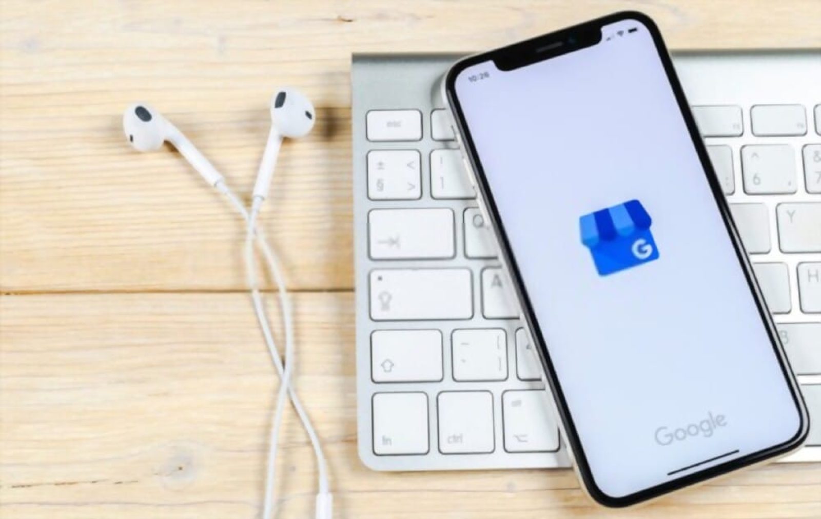 O que é o Google Meu Negócio e como ele funciona? O Google Meu Negócio é uma ferramenta crucial para quem quer ampliar a visibilidade da marca e, por consequência, aumentar os lucros. Você sabia que 3,8 milhões de buscas são feitas no Google a cada minuto?Diversas pessoas buscam restaurantes, lojas, cafés, dentistas, advogados, serviços de urgência 24h... resumindo: Estão à procura de empresas ou negócios do seu segmento. Ter um perfil no Google Meu Negócio, com os detalhes de seu serviço, pode fazer com que sua empresa se destaque e converta essas buscas em potenciais clientes. Bem interessante, não acha? Bem, continue lendo porque nós da Estação Indoor queremos lhe dizer o que é o Google Meu Negócio e como ele pode ajudá-lo a melhorar seu negócio. O que é o Google Meu Negócio? O Google Meu Negócio é uma ferramenta gratuita criada pelo Google para ajudar as empresas e marcas a gerenciar sua presença on-line. Ela permite vincular um empreendimento ao nicho de mercado, ou seja, através de um único painel ele permite uma gestão mais eficiente e simples para que você possa acrescentar informações sobre sua empresa, como por exemplo, uma breve descrição do "quem somos", informações de contato, onde sua empresa está localizada, horários de abertura e fechamento, missão e valores, entre outras opções. Basicamente, o objetivo do Google Meu Negócio é oferecer uma maior visibilidade da sua empresa e facilitar a localização para os seus clientes, assim, a partir de uma única interface de gerenciamento, ele reunirá várias ferramentas (Google Places, Google Mapas, entre outros). Quais são as vantagens do Google Meu Negócio O Google, atualmente, também se posiciona com base na localização do usuário e dos negócios próximos relacionados com a busca que ele faz. O Google Meu Negócio é uma forma eficiente para ajudar a sua marca a aparecer nas primeiras posições. Mas poder aparecer em pesquisas baseadas na localização, não é a única característica interessante do Google Meu Negócio. No painel do perfil empresarial, você pode acompanhar as avaliações que os usuários deixam no Google, conhecer as classificações da plataforma e realizar uma infinidade de tarefas relacionadas com a presença física (ou virtual) do seu estabelecimento na Internet. Como ferramenta, ele é sem dúvida, absolutamente essencial. Além de tudo, ele é o primeiro contato para quem procura sua empresa nos mecanismos de pesquisa. Sabe aquele ditado: “A primeira impressão é a que fica”, pois bem, em muitos dos casos é realmente isso o que acontece. Assim, poderíamos resumir as vantagens do Google Meu Negócio, dizendo que ele é capaz de auxiliar em: Mostrar as revisões e avaliações feitas por seus clientes, assim como a possibilidade de responder a essas avaliações; Receber informações importantes dos seus clientes. Dar informações aos seus clientes: Ajuda na comunicação entre o usuário e a empresa; Acompanhar as estatísticas da sua empresa: Você poderá ver cliques, visitas, locais de busca... Dados que o ajudarão a redirecionar suas ações de marketing digital; Conhecer o espaço físico do seu negócio com visitas virtuais à sua empresa. Quais são os diferenciais do Google Meu Negócio Gerencie suas informações Com o Google Meu Negócio você poderá gerenciar os dados que os usuários do Google vêem quando estão procurando por seu negócio ou pelos produtos e serviços que são oferecidos. Além disso, quando há a inclusão das fotos do que faz na sua empresa, você poderá se destacar diante da concorrência. As empresas que adicionam fotos às listagens recebem "42% mais pedidos de direções no Google Maps e 35% mais cliques em seus sites do que aquelas que não o fazem". Interaja com os clientes Leia e responda sempre aos comentários dos clientes. De acordo com uma pesquisa realizada pela Bright Local, 91% dos entrevistados dependem tanto das avaliações on-line quanto fariam se a recomendação viesse de alguém que conhecem. Esta porcentagem revela que, sem dúvida, cuidar das revisões e adicioná-las à sua estratégia de marketing como uma ferramenta de melhoria é a chave para otimizar os resultados. Expandir a Presença da Marca Com o Google Meu Negócio, sua chance de expandir com o Marketing Digital será muito maior. Você poderá verificar as estatísticas sobre como os clientes pesquisam a sua empresa e de onde eles vieram. Desta forma, você poderá melhorar seu posicionamento de SEO e, através do Google Meu Negócios, você poderá aparecer nas buscas do Google a partir de qualquer dispositivo (computador, tablet ou smartphone). Como posso me registrar no Google Meu Negócio? De acordo com Leonardo Rocha, diretor da Estação Indoor Agência de Marketing Digital, para a inscrição no Google Meu Negócio, para alcançar resultados positivos da ferramenta basta seguir estes passos: Ter uma conta Google; Faça o login e acesse este link; Preencha todos os campos; Clique em "continuar"; Preencha o restante das informações solicitadas pelo Google; Verifique sua conta. 10 Dicas para otimizar sua listagem comercial Criar um bom perfil, completo e detalhado; Faça uma descrição adaptada ao seu negócio (uso de palavras-chave); Adicione uma visita virtual caso você tenha um negócio físico; Fornecer o máximo de informações possíveis (nome da empresa, endereço, telefone, e-mail, horário de funcionamento...); Responda e interaja com as avaliações do Google Meu Negócio; Mantenha as informações atualizadas; Adicione imagens e tags; Adicione seu website; Adicione sua localização; Relatar notícias na opção "publicações". Em resumo, Google Meu Negócio é uma plataforma que se tornou essencial e ideal para aqueles que desejam que seus negócios sejam visíveis na rede, com um bom número de recursos e ferramentas. Desta forma, ele lhe dá a possibilidade de atualizar suas informações comerciais no Google Search ou no Google Mapas, unificar ambas as plataformas em uma só. Se você quer colocar seu negócio on-line em funcionamento de uma vez por todas, não hesite em aproveitar esta ferramenta que o Google coloca em suas mãos. Você já tem uma conta Google Meu Negócio? Diga-me na parte dos comentários como ela tem ajudado no seu negócio!