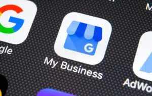 O que é o Google Meu Negócio e como ele funciona? O Google Meu Negócio é uma ferramenta crucial para quem quer ampliar a visibilidade da marca e, por consequência, aumentar os lucros. Você sabia que 3,8 milhões de buscas são feitas no Google a cada minuto?Diversas pessoas buscam restaurantes, lojas, cafés, dentistas, advogados, serviços de urgência 24h... resumindo: Estão à procura de empresas ou negócios do seu segmento. Ter um perfil no Google Meu Negócio, com os detalhes de seu serviço, pode fazer com que sua empresa se destaque e converta essas buscas em potenciais clientes. Bem interessante, não acha? Bem, continue lendo porque nós da Estação Indoor queremos lhe dizer o que é o Google Meu Negócio e como ele pode ajudá-lo a melhorar seu negócio. O que é o Google Meu Negócio? O Google Meu Negócio é uma ferramenta gratuita criada pelo Google para ajudar as empresas e marcas a gerenciar sua presença on-line. Ela permite vincular um empreendimento ao nicho de mercado, ou seja, através de um único painel ele permite uma gestão mais eficiente e simples para que você possa acrescentar informações sobre sua empresa, como por exemplo, uma breve descrição do "quem somos", informações de contato, onde sua empresa está localizada, horários de abertura e fechamento, missão e valores, entre outras opções. Basicamente, o objetivo do Google Meu Negócio é oferecer uma maior visibilidade da sua empresa e facilitar a localização para os seus clientes, assim, a partir de uma única interface de gerenciamento, ele reunirá várias ferramentas (Google Places, Google Mapas, entre outros). Quais são as vantagens do Google Meu Negócio O Google, atualmente, também se posiciona com base na localização do usuário e dos negócios próximos relacionados com a busca que ele faz. O Google Meu Negócio é uma forma eficiente para ajudar a sua marca a aparecer nas primeiras posições. Mas poder aparecer em pesquisas baseadas na localização, não é a única característica interessante do Google Meu Negócio. No painel do perfil empresarial, você pode acompanhar as avaliações que os usuários deixam no Google, conhecer as classificações da plataforma e realizar uma infinidade de tarefas relacionadas com a presença física (ou virtual) do seu estabelecimento na Internet. Como ferramenta, ele é sem dúvida, absolutamente essencial. Além de tudo, ele é o primeiro contato para quem procura sua empresa nos mecanismos de pesquisa. Sabe aquele ditado: “A primeira impressão é a que fica”, pois bem, em muitos dos casos é realmente isso o que acontece. Assim, poderíamos resumir as vantagens do Google Meu Negócio, dizendo que ele é capaz de auxiliar em: Mostrar as revisões e avaliações feitas por seus clientes, assim como a possibilidade de responder a essas avaliações; Receber informações importantes dos seus clientes. Dar informações aos seus clientes: Ajuda na comunicação entre o usuário e a empresa; Acompanhar as estatísticas da sua empresa: Você poderá ver cliques, visitas, locais de busca... Dados que o ajudarão a redirecionar suas ações de marketing digital; Conhecer o espaço físico do seu negócio com visitas virtuais à sua empresa. Quais são os diferenciais do Google Meu Negócio Gerencie suas informações Com o Google Meu Negócio você poderá gerenciar os dados que os usuários do Google vêem quando estão procurando por seu negócio ou pelos produtos e serviços que são oferecidos. Além disso, quando há a inclusão das fotos do que faz na sua empresa, você poderá se destacar diante da concorrência. As empresas que adicionam fotos às listagens recebem "42% mais pedidos de direções no Google Maps e 35% mais cliques em seus sites do que aquelas que não o fazem". Interaja com os clientes Leia e responda sempre aos comentários dos clientes. De acordo com uma pesquisa realizada pela Bright Local, 91% dos entrevistados dependem tanto das avaliações on-line quanto fariam se a recomendação viesse de alguém que conhecem. Esta porcentagem revela que, sem dúvida, cuidar das revisões e adicioná-las à sua estratégia de marketing como uma ferramenta de melhoria é a chave para otimizar os resultados. Expandir a Presença da Marca Com o Google Meu Negócio, sua chance de expandir com o Marketing Digital será muito maior. Você poderá verificar as estatísticas sobre como os clientes pesquisam a sua empresa e de onde eles vieram. Desta forma, você poderá melhorar seu posicionamento de SEO e, através do Google Meu Negócios, você poderá aparecer nas buscas do Google a partir de qualquer dispositivo (computador, tablet ou smartphone). Como posso me registrar no Google Meu Negócio? De acordo com Leonardo Rocha, diretor da Estação Indoor Agência de Marketing Digital, para a inscrição no Google Meu Negócio, para alcançar resultados positivos da ferramenta basta seguir estes passos: Ter uma conta Google; Faça o login e acesse este link; Preencha todos os campos; Clique em "continuar"; Preencha o restante das informações solicitadas pelo Google; Verifique sua conta. 10 Dicas para otimizar sua listagem comercial Criar um bom perfil, completo e detalhado; Faça uma descrição adaptada ao seu negócio (uso de palavras-chave); Adicione uma visita virtual caso você tenha um negócio físico; Fornecer o máximo de informações possíveis (nome da empresa, endereço, telefone, e-mail, horário de funcionamento...); Responda e interaja com as avaliações do Google Meu Negócio; Mantenha as informações atualizadas; Adicione imagens e tags; Adicione seu website; Adicione sua localização; Relatar notícias na opção "publicações". Em resumo, Google Meu Negócio é uma plataforma que se tornou essencial e ideal para aqueles que desejam que seus negócios sejam visíveis na rede, com um bom número de recursos e ferramentas. Desta forma, ele lhe dá a possibilidade de atualizar suas informações comerciais no Google Search ou no Google Mapas, unificar ambas as plataformas em uma só. Se você quer colocar seu negócio on-line em funcionamento de uma vez por todas, não hesite em aproveitar esta ferramenta que o Google coloca em suas mãos. Você já tem uma conta Google Meu Negócio? Diga-me na parte dos comentários como ela tem ajudado no seu negócio!