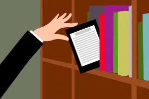 O que é um Infoproduto? Conheça os seus Benefícios Você quer se destacar no mercado com o seu infoproduto? Separamos algumas boas dicas que serão a chave do sucesso Há alguns anos ninguém tinha ouvido falar de infoproduto ou sobre Infoprodutor, mas hoje é raro encontrar um simples blog que não ofereça um, sendo ele pago ou gratuito. Apesar de parecer ser uma prática generalizada, ainda existem dúvidas sobre este conceito. Para poder resolver de uma vez por todas, nós da Estação Indoor trouxemos este artigo para solucionar suas dúvidas. Um infoproduto é um produto com conteúdo educacional que é distribuído através da Internet em formato digital. A maioria deles estão no formato de eBook, curso ou webinar, e estão focados em ajudar os usuários a resolver um problemas sobre um tópico no qual o Infoprodutor (o Criador de Conteúdo que possui experiência na área) domina perfeitamente. Por exemplo, se você é um nutricionista ou personal trainer, você pode criar um eBook onde você ensina seus clientes a melhorar seu estilo de vida. Já, se você trabalha como analista em mídias sociais, você pode oferecer uma análise de perfil no Instagram ou ensinar os cinco passos para gestão no Instagram. Como você pode ver, em cada um dos exemplos, o produto ajuda o cliente potencial (a persona) a resolver um problema relacionado ao serviço oferecido. Agora que você sabe o que são os infoprodutos, vamos conhecer as suas principais vantagens. Quais são as vantagens dos Infoprodutos? Como foi dito até agora, você já terá imaginado algumas das vantagens que o Infoproduto pode oferecer, certo? Vamos revisá-los: Distribuição gratuita: A principal característica dos infoprodutos é o que os torna tão atraentes. Eles são distribuídos em formato digital através da Internet. Isto reduz os custos de distribuição a zero. Permite automatizar os processos: Para quem oferece o infoproduto através de seu site, juntamente com um sistema de e-mail marketing, o resultado é uma gestão de anúncios com processos automatizados em 100%. Fácil de criar: Para criar um e-book de 20 páginas ou um curso com 8 vídeos de 20 minutos, você não precisa de meses para construí-lo. Com planejamento e um pouco de dedicação para criação de conteúdo, você pode tê-lo pronto em pouco tempo. Gerar renda passiva: Após a criação de seu infoproduto, seu trabalho estará terminado. Mas os benefícios de seu infoproduto continuarão com o tempo, pois ele continuará a ser vendido e distribuído automaticamente. Geração de Tráfego: Ver os acessos de um site é a forma correta para obter as métricas do que está sendo planejado. Tenha sempre um sistema de análise (Por exemplo: Google Analytcs ou Google Search Console) para acompanhar os resultados. Alguns exemplos de Infoprodutos Parece que estou sendo repetitivo pois já tinha comentado sobre quais produtos o infoprodutor faz, mas vamos ver alguns truques para criar facilmente os formatos mais comuns. Ebooks: este formato é o mais popular de todos. Principalmente por causa de sua facilidade de criação e de publicidade digital. Vou lhe mostrar um truque para criar o seu facilmente. Por exemplo, se você escreve um blog, você pode coletar os melhores artigos sobre um tópico e juntá-los para criar um eBook com todo o conhecimento compartilhado. Cursos: esta opção é mais complexa do que criar seu ebook. Você deve hospedar os seus vídeos em uma plataforma de curso online (Exemplo: Udemy, Coursera, Hotmart, Sambatech, entre outros), através dele, projete seu conteúdo e grave as aulas, forneça suporte aos seus alunos e crie um fórum para dúvidas. Como você pode ver, há muito mais trabalho do que no caso anterior, mas os benefícios crescem de acordo com a demanda. Webinars: um webinar é um evento online onde um tópico é discutido oferecendo a opinião de especialistas. É semelhante a uma conferência e, embora a maioria seja oferecida gratuitamente para atrair clientes potenciais, ela pode ser criada em um formato de streaming pago. Estes são os formatos mais comuns, mas não são os únicos. Qualquer produto que você possa distribuir online em formato digital é um infoproduto. Outros formatos poderiam ser temas para websites, ilustração para design gráfico, música, fotografias, podcast, entre outras possibilidades. Portanto, o limite é sua imaginação e a quantidade de conhecimento que você pode compartilhar. Dicas para ser um Infoprodutor Como você já deve ter visto, há muitas opções e com certeza há uma que se encaixa em seu produto/serviço. Você só precisa de determinação e um pouco de sacrifício para lançar-se na criação de seu infoproduto e começar a gerar renda passiva que irá aumentar seus lucros a partir do seu esforço. Mas lembre-se: faça suas pesquisas antes de começar. Você tem que ser claro sobre o que está sendo oferecido no mercado e avaliar a qualidade do conteúdo que você vai criar para que ele tenha uma chance de sucesso e ofereça um valor diferencial no mercado. Você quer ser um Infoprodutor de sucesso? Para ser um Infoprodutor de sucesso, a dica é investir em marketing digital para aumentar os resultados. Mas para que o seu investimento seja seguro, recomendamos enviar sua mensagem para uma Agência Google de confiança, ou seja, a Estação Indoor. Somos uma agência de marketing digital com uma pegada diferente. Valorizamos o serviço personalizado e, por isso, oferecemos uma consultoria gratuita para te ajudar em todos os momentos. Clique aqui e mande a sua mensagem.