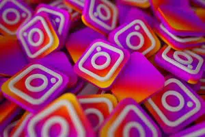 Qual a importância do "Link na Bio" no Instagram? O Link na Bio pode passar despercebido nas estratégias digitais, mas se for usada corretamente, ela pode ser um fator decisivo para envolvimento com as publicações Manter uma boa presença nas mídias sociais é uma parte crucial do marketing on-line. O Instagram tornou-se muito mais do que apenas um lugar aconchegante para visualizar imagens e enviar mensagens de texto aos seus amigos. Os proprietários de empresas se aproveitaram da oportunidade para transformar usuários casuais do Instagram em clientes. Empresas que usam o marketing digital ao seu favor, usam muitos métodos diferentes para promover sua marca e estabelecer um nome para si mesmos. No Instagram, a “Link na Bio” é algo importante para o aumento no envolvimento de suas publicações (ou taxa de engajamento), o que pode gerar mais possibilidades de novos negócios. Saiba mais neste pequeno resumo que nós da Estação Indoor preparou para você! Afinal de contas, o que significa o "Link na Bio" no Instagram? Você já passou por esta situação, com certeza! Algum perfil do Instagram que você segue, no final do post diz: "Link na Bio”, certo? Ele é uma chamada para que você faça algo… uma ação.... Ele te convida a visitar o seu perfil e conferir a sua biografia, que contém uma URL (um link) que o leva a um para algum site ou algum cartão de negócios virtual. O Instagram possui uma política de privacidade específica sobre a publicação de links que podem levar os usuários a se afastarem de seu website ou aplicativo, devido a questão do SPAM. Mesmo que você possa postar links em suas postagens regulares (Post de foto, Post com Vídeos ou até mesmo os Reels), os usuários não poderão clicar na URL. Em outras palavras, eles terão que copiar e colar o link ou abrir outra janela em seu navegador e digitar o link inteiro (Sim, ele terá todo esse trabalho). Como o espaço publicitário no Instagram é gratuito, faz sentido que eles tenham decidido limitá-lo. Por isso: O link na Bio é o único link que pode ser clicado pelo usuário. Todo Instagram tem apenas um Link na Bio no perfil Para perfis pessoais ou comerciais que possuem um certa influência no Instagram o Link na Bio é algo de extrema importância no seu dia a dia, pois a partir dali eles irão promover seu produto ou serviço mais recente. Mas você só pode usar um único link em sua página biográfica, então é melhor que você o faça valer a pena. Além disso, a sua biografia do Instagram permite apenas 150 caracteres, portanto use suas palavras sabiamente. Antigamente, você poderia colocar link nos stories apenas se você tivesse mais de 10.000 seguidores, mas essa regra acabou. (Eu ouvi um Amém?). Hoje os links estão liberados para divulgação no formato stories, o que facilita e muito a interação e promove bastante os negócios locais. Isso muito aconteceu devido a pandemia do Covid-19 e o Instagram resolveu optar em ajudar os usuários. E nós agradecemos, certo? rs Mas tome nota: Se você está apenas começando a construir a sua marca no Instagram, você deverá manter o seu foco na biografia por enquanto. Uma boa construção pode ampliar os seus resultados. Como usar o Link na Bio do Instagram Como só há espaço para uma URL clicável na biografia, você terá a tarefa de fazer o melhor para chamar a atenção do seu cliente. Uma vez que você já tenha conseguido isso, a sua missão será tentar construir a lealdade para que eles retornem. A partir deste raciocínio, nós da Estação Indoor separamos algumas sugestões para deixar a sua linkagem na bio muito mais poderosa: Disponha de um link para o seu melhor produto. Se ele já for popular, faz sentido colocar o seu site profissional na biografia. Escolha algo que possa captar leads futuros, e então os seus clientes serão inspirados a navegar por outros serviços oferecidos. Trabalhe na criação de website para sua empresa, de tal forma que os usuários gostem de explorar os seus outros produtos/serviços; Faça uma promoção para um novo produto ou uma grande venda. Use a propaganda da mídia social (Face Ads ou até o Google Ads) para geração de tráfego ou impulsionamento de vendas. Sempre é bom mencionar descontos ou talvez oferecer códigos promocionais (Quem não gosta, não é mesmo?); Dê às pessoas amostras grátis de seu produto, brindes personalizados criativos, visualizações em vídeo aula. O material gratuito sempre atrai mais clientes, especialmente se houver um limite de tempo envolvido; Deixe os seus seguidores saberem quem você é. Você pode definir o link para sua página de “sobre” e trazê-los mais perto de você. Identificação atrelada com taxa de engajamento com usuário é tudo!; Invista tempo convidando pessoas para assistir os seus vídeos, lerem o seu blog profissional, ou ouvir seu podcast. Você pode usar qualquer um destes formatos para se conectar genuinamente com seu público-alvo. ATENÇÃO: Lembre-se de que ninguém gosta de anúncios descarados e genéricos, mas as pessoas gostam de descobrir conteúdo de qualidade e, de preferência, personalizado. Como usar Hashtags em sua Bio Não faz muito tempo que o Instagram permitiu a opção da inclusão da hashtag (Exemplo: #estaçãoindoor) na sua biografia, o que ajuda bastante na divulgação do perfil e categorizá-lo no seu segmento para pessoas interessadas. Para fazer isso é fácil: 1 - Faça o login em seu perfil Instagram; 2 - Acesse a sua página de perfil; 3 - Encontre a opção “Editar Perfil”; 4 -Clique em Bio e depois simplesmente digite “@ nome do usuário” do perfil desejado ou adicione hashtags, começando com #; 5 - Basta apenas salvar as mudanças e pronto! Os seus seguidores poderão clicar nessas tags e logo serão redirecionadas. Outra dica a favor é fazer as suas próprias hashtags de marca, o que pode levar as pessoas ao seu site. Link na Bio impulsiona tráfego? Se estiver procurando por métricas do Instagram para saber como anda a visualização do seu perfil, você terá que mudar para uma conta comercial ou criador de conteúdo. A análise lhe mostrará quantas pessoas estão engajadas com seus posts, stories, reels e claro, o seu perfil. Embora ele não mostre quem está visitando, ele poderá lhe oferecer uma visão sobre suas estratégias de marketing e como estão funcionando. Vale a pena conferir o analytics de seu website (Exemplo: o Google Analytics). Ele te fornecerá informações sobre o tráfego da sua página e diversas outras. Você poderá trabalhar isso em conjunto com sua mídia social. Para mudar para uma conta comercial ou criador de conteúdo, basta: 1 - Toque no ícone de perfil no canto inferior esquerdo do aplicativo; 2 - Toque em 'Editar perfil'; 3 - Clique em 'Mudar para conta profissional' ou “Mudar para conta de Criador de Conteudo”. 4 -E aceite os termos de serviço. Lembre-se de seguir os métodos de verificação fornecidos pelo Instagram. Você receberá um e-mail confirmação uma vez que sua conta tenha sido atualizada. Restrições de linkagem no instagram O Instagram é um"Amigão" quando se trata de postar links. Como foi dito anteriormente, hoje nos stories você pode publicar links sem a necessidade de ter 10.000 seguidores. Se o seu link está sendo bloqueado e você se pergunta o porquê que isso está acontecendo, tenha isso em mente: Apenas uma palavra para uma explicação - Spammers. Graças às ações nefastas dos spammers, scammers e até mesmo trolls, os gigantes das mídias sociais têm reprimido o conteúdo que inunda as notícias e arruína a experiência do usuário. O que é muito bom para quem adora usar o instagram, quando ele oferece sugestões relacionadas aos assuntos pesquisados. Para outros, como aqueles que tentam se tornar um Influenciador ou usar a plataforma para promover seus artigos caseiros ou trabalho freelancer, é uma história completamente diferente. Postar um link em uma Bio é uma alternativa para cada usuário. Link para diferentes locais do seu site Agora você está pronto para dar “novos voos” no sua bio do Instagram. Tenha em mente que, embora a página inicial de seu site seja uma escolha lógica de link, você pode misturá-lo de vez em quando e colocar um link para outro lugar. Seus seguidores buscam variedade e inovação, portanto, tente ser imaginativo e satisfazer suas necessidades. Procurando ajuda para montar sua Bio no Instagram? Sabia que a Estação Indoor pode te ajudar? Marque sua consultoria gratuita e veja o que podemos fazer com uma melhor taxa de engajamento para o seu perfil. Queremos ajudar não apenas com Link na Bio, mas tornar o seu perfil poderoso diante da concorrência. Aqui não há segredos do Google e de nenhuma rede social. Somos uma agência de marketing digital que pensa em você! Mande sua mensagem.