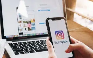 Qual a importância do "Link na Bio" no Instagram? O Link na Bio pode passar despercebido nas estratégias digitais, mas se for usada corretamente, ela pode ser um fator decisivo para envolvimento com as publicações Manter uma boa presença nas mídias sociais é uma parte crucial do marketing on-line. O Instagram tornou-se muito mais do que apenas um lugar aconchegante para visualizar imagens e enviar mensagens de texto aos seus amigos. Os proprietários de empresas se aproveitaram da oportunidade para transformar usuários casuais do Instagram em clientes. Empresas que usam o marketing digital ao seu favor, usam muitos métodos diferentes para promover sua marca e estabelecer um nome para si mesmos. No Instagram, a “Link na Bio” é algo importante para o aumento no envolvimento de suas publicações (ou taxa de engajamento), o que pode gerar mais possibilidades de novos negócios. Saiba mais neste pequeno resumo que nós da Estação Indoor preparou para você! Afinal de contas, o que significa o "Link na Bio" no Instagram? Você já passou por esta situação, com certeza! Algum perfil do Instagram que você segue, no final do post diz: "Link na Bio”, certo? Ele é uma chamada para que você faça algo… uma ação.... Ele te convida a visitar o seu perfil e conferir a sua biografia, que contém uma URL (um link) que o leva a um para algum site ou algum cartão de negócios virtual. O Instagram possui uma política de privacidade específica sobre a publicação de links que podem levar os usuários a se afastarem de seu website ou aplicativo, devido a questão do SPAM. Mesmo que você possa postar links em suas postagens regulares (Post de foto, Post com Vídeos ou até mesmo os Reels), os usuários não poderão clicar na URL. Em outras palavras, eles terão que copiar e colar o link ou abrir outra janela em seu navegador e digitar o link inteiro (Sim, ele terá todo esse trabalho). Como o espaço publicitário no Instagram é gratuito, faz sentido que eles tenham decidido limitá-lo. Por isso: O link na Bio é o único link que pode ser clicado pelo usuário. Todo Instagram tem apenas um Link na Bio no perfil Para perfis pessoais ou comerciais que possuem um certa influência no Instagram o Link na Bio é algo de extrema importância no seu dia a dia, pois a partir dali eles irão promover seu produto ou serviço mais recente. Mas você só pode usar um único link em sua página biográfica, então é melhor que você o faça valer a pena. Além disso, a sua biografia do Instagram permite apenas 150 caracteres, portanto use suas palavras sabiamente. Antigamente, você poderia colocar link nos stories apenas se você tivesse mais de 10.000 seguidores, mas essa regra acabou. (Eu ouvi um Amém?). Hoje os links estão liberados para divulgação no formato stories, o que facilita e muito a interação e promove bastante os negócios locais. Isso muito aconteceu devido a pandemia do Covid-19 e o Instagram resolveu optar em ajudar os usuários. E nós agradecemos, certo? rs Mas tome nota: Se você está apenas começando a construir a sua marca no Instagram, você deverá manter o seu foco na biografia por enquanto. Uma boa construção pode ampliar os seus resultados. Como usar o Link na Bio do Instagram Como só há espaço para uma URL clicável na biografia, você terá a tarefa de fazer o melhor para chamar a atenção do seu cliente. Uma vez que você já tenha conseguido isso, a sua missão será tentar construir a lealdade para que eles retornem. A partir deste raciocínio, nós da Estação Indoor separamos algumas sugestões para deixar a sua linkagem na bio muito mais poderosa: Disponha de um link para o seu melhor produto. Se ele já for popular, faz sentido colocar o seu site profissional na biografia. Escolha algo que possa captar leads futuros, e então os seus clientes serão inspirados a navegar por outros serviços oferecidos. Trabalhe na criação de website para sua empresa, de tal forma que os usuários gostem de explorar os seus outros produtos/serviços; Faça uma promoção para um novo produto ou uma grande venda. Use a propaganda da mídia social (Face Ads ou até o Google Ads) para geração de tráfego ou impulsionamento de vendas. Sempre é bom mencionar descontos ou talvez oferecer códigos promocionais (Quem não gosta, não é mesmo?); Dê às pessoas amostras grátis de seu produto, brindes personalizados criativos, visualizações em vídeo aula. O material gratuito sempre atrai mais clientes, especialmente se houver um limite de tempo envolvido; Deixe os seus seguidores saberem quem você é. Você pode definir o link para sua página de “sobre” e trazê-los mais perto de você. Identificação atrelada com taxa de engajamento com usuário é tudo!; Invista tempo convidando pessoas para assistir os seus vídeos, lerem o seu blog profissional, ou ouvir seu podcast. Você pode usar qualquer um destes formatos para se conectar genuinamente com seu público-alvo. ATENÇÃO: Lembre-se de que ninguém gosta de anúncios descarados e genéricos, mas as pessoas gostam de descobrir conteúdo de qualidade e, de preferência, personalizado. Como usar Hashtags em sua Bio Não faz muito tempo que o Instagram permitiu a opção da inclusão da hashtag (Exemplo: #estaçãoindoor) na sua biografia, o que ajuda bastante na divulgação do perfil e categorizá-lo no seu segmento para pessoas interessadas. Para fazer isso é fácil: 1 - Faça o login em seu perfil Instagram; 2 - Acesse a sua página de perfil; 3 - Encontre a opção “Editar Perfil”; 4 -Clique em Bio e depois simplesmente digite “@ nome do usuário” do perfil desejado ou adicione hashtags, começando com #; 5 - Basta apenas salvar as mudanças e pronto! Os seus seguidores poderão clicar nessas tags e logo serão redirecionadas. Outra dica a favor é fazer as suas próprias hashtags de marca, o que pode levar as pessoas ao seu site. Link na Bio impulsiona tráfego? Se estiver procurando por métricas do Instagram para saber como anda a visualização do seu perfil, você terá que mudar para uma conta comercial ou criador de conteúdo. A análise lhe mostrará quantas pessoas estão engajadas com seus posts, stories, reels e claro, o seu perfil. Embora ele não mostre quem está visitando, ele poderá lhe oferecer uma visão sobre suas estratégias de marketing e como estão funcionando. Vale a pena conferir o analytics de seu website (Exemplo: o Google Analytics). Ele te fornecerá informações sobre o tráfego da sua página e diversas outras. Você poderá trabalhar isso em conjunto com sua mídia social. Para mudar para uma conta comercial ou criador de conteúdo, basta: 1 - Toque no ícone de perfil no canto inferior esquerdo do aplicativo; 2 - Toque em 'Editar perfil'; 3 - Clique em 'Mudar para conta profissional' ou “Mudar para conta de Criador de Conteudo”. 4 -E aceite os termos de serviço. Lembre-se de seguir os métodos de verificação fornecidos pelo Instagram. Você receberá um e-mail confirmação uma vez que sua conta tenha sido atualizada. Restrições de linkagem no instagram O Instagram é um"Amigão" quando se trata de postar links. Como foi dito anteriormente, hoje nos stories você pode publicar links sem a necessidade de ter 10.000 seguidores. Se o seu link está sendo bloqueado e você se pergunta o porquê que isso está acontecendo, tenha isso em mente: Apenas uma palavra para uma explicação - Spammers. Graças às ações nefastas dos spammers, scammers e até mesmo trolls, os gigantes das mídias sociais têm reprimido o conteúdo que inunda as notícias e arruína a experiência do usuário. O que é muito bom para quem adora usar o instagram, quando ele oferece sugestões relacionadas aos assuntos pesquisados. Para outros, como aqueles que tentam se tornar um Influenciador ou usar a plataforma para promover seus artigos caseiros ou trabalho freelancer, é uma história completamente diferente. Postar um link em uma Bio é uma alternativa para cada usuário. Link para diferentes locais do seu site Agora você está pronto para dar “novos voos” no sua bio do Instagram. Tenha em mente que, embora a página inicial de seu site seja uma escolha lógica de link, você pode misturá-lo de vez em quando e colocar um link para outro lugar. Seus seguidores buscam variedade e inovação, portanto, tente ser imaginativo e satisfazer suas necessidades. Procurando ajuda para montar sua Bio no Instagram? Sabia que a Estação Indoor pode te ajudar? Marque sua consultoria gratuita e veja o que podemos fazer com uma melhor taxa de engajamento para o seu perfil. Queremos ajudar não apenas com Link na Bio, mas tornar o seu perfil poderoso diante da concorrência. Aqui não há segredos do Google e de nenhuma rede social. Somos uma agência de marketing digital que pensa em você! Mande sua mensagem.