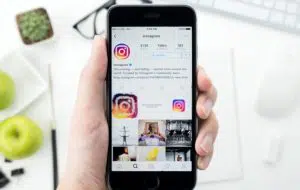 Qual a importância do "Link na Bio" no Instagram? O Link na Bio pode passar despercebido nas estratégias digitais, mas se for usada corretamente, ela pode ser um fator decisivo para envolvimento com as publicações Manter uma boa presença nas mídias sociais é uma parte crucial do marketing on-line. O Instagram tornou-se muito mais do que apenas um lugar aconchegante para visualizar imagens e enviar mensagens de texto aos seus amigos. Os proprietários de empresas se aproveitaram da oportunidade para transformar usuários casuais do Instagram em clientes. Empresas que usam o marketing digital ao seu favor, usam muitos métodos diferentes para promover sua marca e estabelecer um nome para si mesmos. No Instagram, a “Link na Bio” é algo importante para o aumento no envolvimento de suas publicações (ou taxa de engajamento), o que pode gerar mais possibilidades de novos negócios. Saiba mais neste pequeno resumo que nós da Estação Indoor preparou para você! Afinal de contas, o que significa o "Link na Bio" no Instagram? Você já passou por esta situação, com certeza! Algum perfil do Instagram que você segue, no final do post diz: "Link na Bio”, certo? Ele é uma chamada para que você faça algo… uma ação.... Ele te convida a visitar o seu perfil e conferir a sua biografia, que contém uma URL (um link) que o leva a um para algum site ou algum cartão de negócios virtual. O Instagram possui uma política de privacidade específica sobre a publicação de links que podem levar os usuários a se afastarem de seu website ou aplicativo, devido a questão do SPAM. Mesmo que você possa postar links em suas postagens regulares (Post de foto, Post com Vídeos ou até mesmo os Reels), os usuários não poderão clicar na URL. Em outras palavras, eles terão que copiar e colar o link ou abrir outra janela em seu navegador e digitar o link inteiro (Sim, ele terá todo esse trabalho). Como o espaço publicitário no Instagram é gratuito, faz sentido que eles tenham decidido limitá-lo. Por isso: O link na Bio é o único link que pode ser clicado pelo usuário. Todo Instagram tem apenas um Link na Bio no perfil Para perfis pessoais ou comerciais que possuem um certa influência no Instagram o Link na Bio é algo de extrema importância no seu dia a dia, pois a partir dali eles irão promover seu produto ou serviço mais recente. Mas você só pode usar um único link em sua página biográfica, então é melhor que você o faça valer a pena. Além disso, a sua biografia do Instagram permite apenas 150 caracteres, portanto use suas palavras sabiamente. Antigamente, você poderia colocar link nos stories apenas se você tivesse mais de 10.000 seguidores, mas essa regra acabou. (Eu ouvi um Amém?). Hoje os links estão liberados para divulgação no formato stories, o que facilita e muito a interação e promove bastante os negócios locais. Isso muito aconteceu devido a pandemia do Covid-19 e o Instagram resolveu optar em ajudar os usuários. E nós agradecemos, certo? rs Mas tome nota: Se você está apenas começando a construir a sua marca no Instagram, você deverá manter o seu foco na biografia por enquanto. Uma boa construção pode ampliar os seus resultados. Como usar o Link na Bio do Instagram Como só há espaço para uma URL clicável na biografia, você terá a tarefa de fazer o melhor para chamar a atenção do seu cliente. Uma vez que você já tenha conseguido isso, a sua missão será tentar construir a lealdade para que eles retornem. A partir deste raciocínio, nós da Estação Indoor separamos algumas sugestões para deixar a sua linkagem na bio muito mais poderosa: Disponha de um link para o seu melhor produto. Se ele já for popular, faz sentido colocar o seu site profissional na biografia. Escolha algo que possa captar leads futuros, e então os seus clientes serão inspirados a navegar por outros serviços oferecidos. Trabalhe na criação de website para sua empresa, de tal forma que os usuários gostem de explorar os seus outros produtos/serviços; Faça uma promoção para um novo produto ou uma grande venda. Use a propaganda da mídia social (Face Ads ou até o Google Ads) para geração de tráfego ou impulsionamento de vendas. Sempre é bom mencionar descontos ou talvez oferecer códigos promocionais (Quem não gosta, não é mesmo?); Dê às pessoas amostras grátis de seu produto, brindes personalizados criativos, visualizações em vídeo aula. O material gratuito sempre atrai mais clientes, especialmente se houver um limite de tempo envolvido; Deixe os seus seguidores saberem quem você é. Você pode definir o link para sua página de “sobre” e trazê-los mais perto de você. Identificação atrelada com taxa de engajamento com usuário é tudo!; Invista tempo convidando pessoas para assistir os seus vídeos, lerem o seu blog profissional, ou ouvir seu podcast. Você pode usar qualquer um destes formatos para se conectar genuinamente com seu público-alvo. ATENÇÃO: Lembre-se de que ninguém gosta de anúncios descarados e genéricos, mas as pessoas gostam de descobrir conteúdo de qualidade e, de preferência, personalizado. Como usar Hashtags em sua Bio Não faz muito tempo que o Instagram permitiu a opção da inclusão da hashtag (Exemplo: #estaçãoindoor) na sua biografia, o que ajuda bastante na divulgação do perfil e categorizá-lo no seu segmento para pessoas interessadas. Para fazer isso é fácil: 1 - Faça o login em seu perfil Instagram; 2 - Acesse a sua página de perfil; 3 - Encontre a opção “Editar Perfil”; 4 -Clique em Bio e depois simplesmente digite “@ nome do usuário” do perfil desejado ou adicione hashtags, começando com #; 5 - Basta apenas salvar as mudanças e pronto! Os seus seguidores poderão clicar nessas tags e logo serão redirecionadas. Outra dica a favor é fazer as suas próprias hashtags de marca, o que pode levar as pessoas ao seu site. Link na Bio impulsiona tráfego? Se estiver procurando por métricas do Instagram para saber como anda a visualização do seu perfil, você terá que mudar para uma conta comercial ou criador de conteúdo. A análise lhe mostrará quantas pessoas estão engajadas com seus posts, stories, reels e claro, o seu perfil. Embora ele não mostre quem está visitando, ele poderá lhe oferecer uma visão sobre suas estratégias de marketing e como estão funcionando. Vale a pena conferir o analytics de seu website (Exemplo: o Google Analytics). Ele te fornecerá informações sobre o tráfego da sua página e diversas outras. Você poderá trabalhar isso em conjunto com sua mídia social. Para mudar para uma conta comercial ou criador de conteúdo, basta: 1 - Toque no ícone de perfil no canto inferior esquerdo do aplicativo; 2 - Toque em 'Editar perfil'; 3 - Clique em 'Mudar para conta profissional' ou “Mudar para conta de Criador de Conteudo”. 4 -E aceite os termos de serviço. Lembre-se de seguir os métodos de verificação fornecidos pelo Instagram. Você receberá um e-mail confirmação uma vez que sua conta tenha sido atualizada. Restrições de linkagem no instagram O Instagram é um"Amigão" quando se trata de postar links. Como foi dito anteriormente, hoje nos stories você pode publicar links sem a necessidade de ter 10.000 seguidores. Se o seu link está sendo bloqueado e você se pergunta o porquê que isso está acontecendo, tenha isso em mente: Apenas uma palavra para uma explicação - Spammers. Graças às ações nefastas dos spammers, scammers e até mesmo trolls, os gigantes das mídias sociais têm reprimido o conteúdo que inunda as notícias e arruína a experiência do usuário. O que é muito bom para quem adora usar o instagram, quando ele oferece sugestões relacionadas aos assuntos pesquisados. Para outros, como aqueles que tentam se tornar um Influenciador ou usar a plataforma para promover seus artigos caseiros ou trabalho freelancer, é uma história completamente diferente. Postar um link em uma Bio é uma alternativa para cada usuário. Link para diferentes locais do seu site Agora você está pronto para dar “novos voos” no sua bio do Instagram. Tenha em mente que, embora a página inicial de seu site seja uma escolha lógica de link, você pode misturá-lo de vez em quando e colocar um link para outro lugar. Seus seguidores buscam variedade e inovação, portanto, tente ser imaginativo e satisfazer suas necessidades. Procurando ajuda para montar sua Bio no Instagram? Sabia que a Estação Indoor pode te ajudar? Marque sua consultoria gratuita e veja o que podemos fazer com uma melhor taxa de engajamento para o seu perfil. Queremos ajudar não apenas com Link na Bio, mas tornar o seu perfil poderoso diante da concorrência. Aqui não há segredos do Google e de nenhuma rede social. Somos uma agência de marketing digital que pensa em você! Mande sua mensagem.