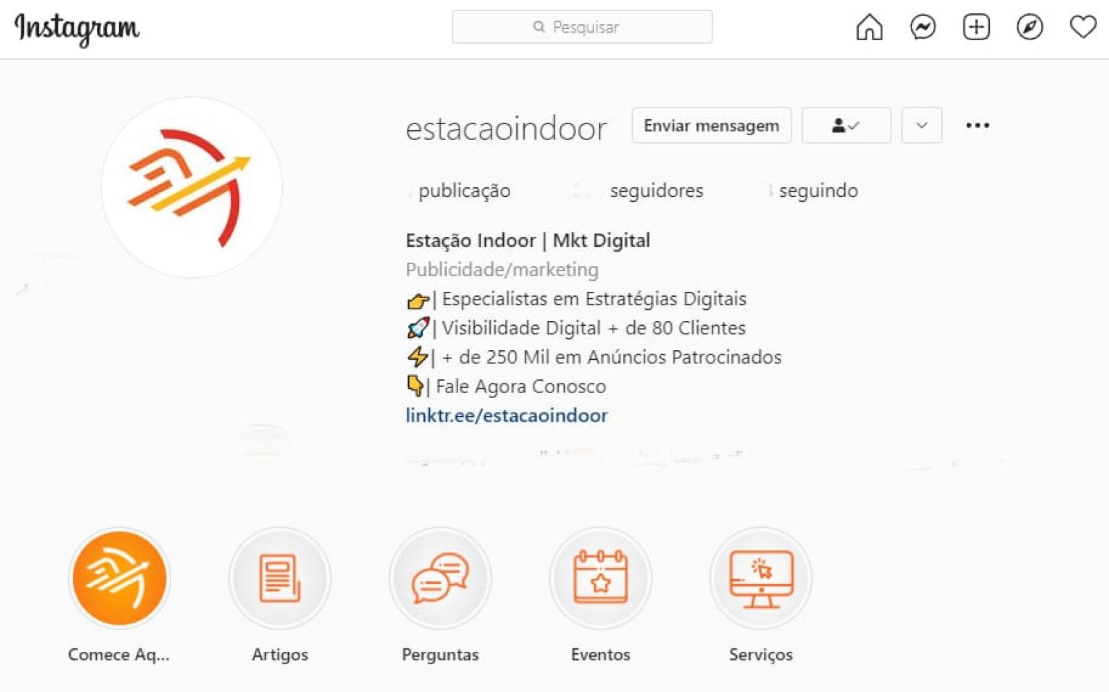 Qual a importância do "Link na Bio" no Instagram? O Link na Bio pode passar despercebido nas estratégias digitais, mas se for usada corretamente, ela pode ser um fator decisivo para envolvimento com as publicações Manter uma boa presença nas mídias sociais é uma parte crucial do marketing on-line. O Instagram tornou-se muito mais do que apenas um lugar aconchegante para visualizar imagens e enviar mensagens de texto aos seus amigos. Os proprietários de empresas se aproveitaram da oportunidade para transformar usuários casuais do Instagram em clientes. Empresas que usam o marketing digital ao seu favor, usam muitos métodos diferentes para promover sua marca e estabelecer um nome para si mesmos. No Instagram, a “Link na Bio” é algo importante para o aumento no envolvimento de suas publicações (ou taxa de engajamento), o que pode gerar mais possibilidades de novos negócios. Saiba mais neste pequeno resumo que nós da Estação Indoor preparou para você! Afinal de contas, o que significa o "Link na Bio" no Instagram? Você já passou por esta situação, com certeza! Algum perfil do Instagram que você segue, no final do post diz: "Link na Bio”, certo? Ele é uma chamada para que você faça algo… uma ação.... Ele te convida a visitar o seu perfil e conferir a sua biografia, que contém uma URL (um link) que o leva a um para algum site ou algum cartão de negócios virtual. O Instagram possui uma política de privacidade específica sobre a publicação de links que podem levar os usuários a se afastarem de seu website ou aplicativo, devido a questão do SPAM. Mesmo que você possa postar links em suas postagens regulares (Post de foto, Post com Vídeos ou até mesmo os Reels), os usuários não poderão clicar na URL. Em outras palavras, eles terão que copiar e colar o link ou abrir outra janela em seu navegador e digitar o link inteiro (Sim, ele terá todo esse trabalho). Como o espaço publicitário no Instagram é gratuito, faz sentido que eles tenham decidido limitá-lo. Por isso: O link na Bio é o único link que pode ser clicado pelo usuário. Todo Instagram tem apenas um Link na Bio no perfil Para perfis pessoais ou comerciais que possuem um certa influência no Instagram o Link na Bio é algo de extrema importância no seu dia a dia, pois a partir dali eles irão promover seu produto ou serviço mais recente. Mas você só pode usar um único link em sua página biográfica, então é melhor que você o faça valer a pena. Além disso, a sua biografia do Instagram permite apenas 150 caracteres, portanto use suas palavras sabiamente. Antigamente, você poderia colocar link nos stories apenas se você tivesse mais de 10.000 seguidores, mas essa regra acabou. (Eu ouvi um Amém?). Hoje os links estão liberados para divulgação no formato stories, o que facilita e muito a interação e promove bastante os negócios locais. Isso muito aconteceu devido a pandemia do Covid-19 e o Instagram resolveu optar em ajudar os usuários. E nós agradecemos, certo? rs Mas tome nota: Se você está apenas começando a construir a sua marca no Instagram, você deverá manter o seu foco na biografia por enquanto. Uma boa construção pode ampliar os seus resultados. Como usar o Link na Bio do Instagram Como só há espaço para uma URL clicável na biografia, você terá a tarefa de fazer o melhor para chamar a atenção do seu cliente. Uma vez que você já tenha conseguido isso, a sua missão será tentar construir a lealdade para que eles retornem. A partir deste raciocínio, nós da Estação Indoor separamos algumas sugestões para deixar a sua linkagem na bio muito mais poderosa: Disponha de um link para o seu melhor produto. Se ele já for popular, faz sentido colocar o seu site profissional na biografia. Escolha algo que possa captar leads futuros, e então os seus clientes serão inspirados a navegar por outros serviços oferecidos. Trabalhe na criação de website para sua empresa, de tal forma que os usuários gostem de explorar os seus outros produtos/serviços; Faça uma promoção para um novo produto ou uma grande venda. Use a propaganda da mídia social (Face Ads ou até o Google Ads) para geração de tráfego ou impulsionamento de vendas. Sempre é bom mencionar descontos ou talvez oferecer códigos promocionais (Quem não gosta, não é mesmo?); Dê às pessoas amostras grátis de seu produto, brindes personalizados criativos, visualizações em vídeo aula. O material gratuito sempre atrai mais clientes, especialmente se houver um limite de tempo envolvido; Deixe os seus seguidores saberem quem você é. Você pode definir o link para sua página de “sobre” e trazê-los mais perto de você. Identificação atrelada com taxa de engajamento com usuário é tudo!; Invista tempo convidando pessoas para assistir os seus vídeos, lerem o seu blog profissional, ou ouvir seu podcast. Você pode usar qualquer um destes formatos para se conectar genuinamente com seu público-alvo. ATENÇÃO: Lembre-se de que ninguém gosta de anúncios descarados e genéricos, mas as pessoas gostam de descobrir conteúdo de qualidade e, de preferência, personalizado. Como usar Hashtags em sua Bio Não faz muito tempo que o Instagram permitiu a opção da inclusão da hashtag (Exemplo: #estaçãoindoor) na sua biografia, o que ajuda bastante na divulgação do perfil e categorizá-lo no seu segmento para pessoas interessadas. Para fazer isso é fácil: 1 - Faça o login em seu perfil Instagram; 2 - Acesse a sua página de perfil; 3 - Encontre a opção “Editar Perfil”; 4 -Clique em Bio e depois simplesmente digite “@ nome do usuário” do perfil desejado ou adicione hashtags, começando com #; 5 - Basta apenas salvar as mudanças e pronto! Os seus seguidores poderão clicar nessas tags e logo serão redirecionadas. Outra dica a favor é fazer as suas próprias hashtags de marca, o que pode levar as pessoas ao seu site. Link na Bio impulsiona tráfego? Se estiver procurando por métricas do Instagram para saber como anda a visualização do seu perfil, você terá que mudar para uma conta comercial ou criador de conteúdo. A análise lhe mostrará quantas pessoas estão engajadas com seus posts, stories, reels e claro, o seu perfil. Embora ele não mostre quem está visitando, ele poderá lhe oferecer uma visão sobre suas estratégias de marketing e como estão funcionando. Vale a pena conferir o analytics de seu website (Exemplo: o Google Analytics). Ele te fornecerá informações sobre o tráfego da sua página e diversas outras. Você poderá trabalhar isso em conjunto com sua mídia social. Para mudar para uma conta comercial ou criador de conteúdo, basta: 1 - Toque no ícone de perfil no canto inferior esquerdo do aplicativo; 2 - Toque em 'Editar perfil'; 3 - Clique em 'Mudar para conta profissional' ou “Mudar para conta de Criador de Conteudo”. 4 -E aceite os termos de serviço. Lembre-se de seguir os métodos de verificação fornecidos pelo Instagram. Você receberá um e-mail confirmação uma vez que sua conta tenha sido atualizada. Restrições de linkagem no instagram O Instagram é um"Amigão" quando se trata de postar links. Como foi dito anteriormente, hoje nos stories você pode publicar links sem a necessidade de ter 10.000 seguidores. Se o seu link está sendo bloqueado e você se pergunta o porquê que isso está acontecendo, tenha isso em mente: Apenas uma palavra para uma explicação - Spammers. Graças às ações nefastas dos spammers, scammers e até mesmo trolls, os gigantes das mídias sociais têm reprimido o conteúdo que inunda as notícias e arruína a experiência do usuário. O que é muito bom para quem adora usar o instagram, quando ele oferece sugestões relacionadas aos assuntos pesquisados. Para outros, como aqueles que tentam se tornar um Influenciador ou usar a plataforma para promover seus artigos caseiros ou trabalho freelancer, é uma história completamente diferente. Postar um link em uma Bio é uma alternativa para cada usuário. Link para diferentes locais do seu site Agora você está pronto para dar “novos voos” no sua bio do Instagram. Tenha em mente que, embora a página inicial de seu site seja uma escolha lógica de link, você pode misturá-lo de vez em quando e colocar um link para outro lugar. Seus seguidores buscam variedade e inovação, portanto, tente ser imaginativo e satisfazer suas necessidades. Procurando ajuda para montar sua Bio no Instagram? Sabia que a Estação Indoor pode te ajudar? Marque sua consultoria gratuita e veja o que podemos fazer com uma melhor taxa de engajamento para o seu perfil. Queremos ajudar não apenas com Link na Bio, mas tornar o seu perfil poderoso diante da concorrência. Aqui não há segredos do Google e de nenhuma rede social. Somos uma agência de marketing digital que pensa em você! Mande sua mensagem.