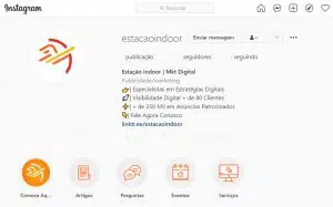 Qual a importância do "Link na Bio" no Instagram? O Link na Bio pode passar despercebido nas estratégias digitais, mas se for usada corretamente, ela pode ser um fator decisivo para envolvimento com as publicações Manter uma boa presença nas mídias sociais é uma parte crucial do marketing on-line. O Instagram tornou-se muito mais do que apenas um lugar aconchegante para visualizar imagens e enviar mensagens de texto aos seus amigos. Os proprietários de empresas se aproveitaram da oportunidade para transformar usuários casuais do Instagram em clientes. Empresas que usam o marketing digital ao seu favor, usam muitos métodos diferentes para promover sua marca e estabelecer um nome para si mesmos. No Instagram, a “Link na Bio” é algo importante para o aumento no envolvimento de suas publicações (ou taxa de engajamento), o que pode gerar mais possibilidades de novos negócios. Saiba mais neste pequeno resumo que nós da Estação Indoor preparou para você! Afinal de contas, o que significa o "Link na Bio" no Instagram? Você já passou por esta situação, com certeza! Algum perfil do Instagram que você segue, no final do post diz: "Link na Bio”, certo? Ele é uma chamada para que você faça algo… uma ação.... Ele te convida a visitar o seu perfil e conferir a sua biografia, que contém uma URL (um link) que o leva a um para algum site ou algum cartão de negócios virtual. O Instagram possui uma política de privacidade específica sobre a publicação de links que podem levar os usuários a se afastarem de seu website ou aplicativo, devido a questão do SPAM. Mesmo que você possa postar links em suas postagens regulares (Post de foto, Post com Vídeos ou até mesmo os Reels), os usuários não poderão clicar na URL. Em outras palavras, eles terão que copiar e colar o link ou abrir outra janela em seu navegador e digitar o link inteiro (Sim, ele terá todo esse trabalho). Como o espaço publicitário no Instagram é gratuito, faz sentido que eles tenham decidido limitá-lo. Por isso: O link na Bio é o único link que pode ser clicado pelo usuário. Todo Instagram tem apenas um Link na Bio no perfil Para perfis pessoais ou comerciais que possuem um certa influência no Instagram o Link na Bio é algo de extrema importância no seu dia a dia, pois a partir dali eles irão promover seu produto ou serviço mais recente. Mas você só pode usar um único link em sua página biográfica, então é melhor que você o faça valer a pena. Além disso, a sua biografia do Instagram permite apenas 150 caracteres, portanto use suas palavras sabiamente. Antigamente, você poderia colocar link nos stories apenas se você tivesse mais de 10.000 seguidores, mas essa regra acabou. (Eu ouvi um Amém?). Hoje os links estão liberados para divulgação no formato stories, o que facilita e muito a interação e promove bastante os negócios locais. Isso muito aconteceu devido a pandemia do Covid-19 e o Instagram resolveu optar em ajudar os usuários. E nós agradecemos, certo? rs Mas tome nota: Se você está apenas começando a construir a sua marca no Instagram, você deverá manter o seu foco na biografia por enquanto. Uma boa construção pode ampliar os seus resultados. Como usar o Link na Bio do Instagram Como só há espaço para uma URL clicável na biografia, você terá a tarefa de fazer o melhor para chamar a atenção do seu cliente. Uma vez que você já tenha conseguido isso, a sua missão será tentar construir a lealdade para que eles retornem. A partir deste raciocínio, nós da Estação Indoor separamos algumas sugestões para deixar a sua linkagem na bio muito mais poderosa: Disponha de um link para o seu melhor produto. Se ele já for popular, faz sentido colocar o seu site profissional na biografia. Escolha algo que possa captar leads futuros, e então os seus clientes serão inspirados a navegar por outros serviços oferecidos. Trabalhe na criação de website para sua empresa, de tal forma que os usuários gostem de explorar os seus outros produtos/serviços; Faça uma promoção para um novo produto ou uma grande venda. Use a propaganda da mídia social (Face Ads ou até o Google Ads) para geração de tráfego ou impulsionamento de vendas. Sempre é bom mencionar descontos ou talvez oferecer códigos promocionais (Quem não gosta, não é mesmo?); Dê às pessoas amostras grátis de seu produto, brindes personalizados criativos, visualizações em vídeo aula. O material gratuito sempre atrai mais clientes, especialmente se houver um limite de tempo envolvido; Deixe os seus seguidores saberem quem você é. Você pode definir o link para sua página de “sobre” e trazê-los mais perto de você. Identificação atrelada com taxa de engajamento com usuário é tudo!; Invista tempo convidando pessoas para assistir os seus vídeos, lerem o seu blog profissional, ou ouvir seu podcast. Você pode usar qualquer um destes formatos para se conectar genuinamente com seu público-alvo. ATENÇÃO: Lembre-se de que ninguém gosta de anúncios descarados e genéricos, mas as pessoas gostam de descobrir conteúdo de qualidade e, de preferência, personalizado. Como usar Hashtags em sua Bio Não faz muito tempo que o Instagram permitiu a opção da inclusão da hashtag (Exemplo: #estaçãoindoor) na sua biografia, o que ajuda bastante na divulgação do perfil e categorizá-lo no seu segmento para pessoas interessadas. Para fazer isso é fácil: 1 - Faça o login em seu perfil Instagram; 2 - Acesse a sua página de perfil; 3 - Encontre a opção “Editar Perfil”; 4 -Clique em Bio e depois simplesmente digite “@ nome do usuário” do perfil desejado ou adicione hashtags, começando com #; 5 - Basta apenas salvar as mudanças e pronto! Os seus seguidores poderão clicar nessas tags e logo serão redirecionadas. Outra dica a favor é fazer as suas próprias hashtags de marca, o que pode levar as pessoas ao seu site. Link na Bio impulsiona tráfego? Se estiver procurando por métricas do Instagram para saber como anda a visualização do seu perfil, você terá que mudar para uma conta comercial ou criador de conteúdo. A análise lhe mostrará quantas pessoas estão engajadas com seus posts, stories, reels e claro, o seu perfil. Embora ele não mostre quem está visitando, ele poderá lhe oferecer uma visão sobre suas estratégias de marketing e como estão funcionando. Vale a pena conferir o analytics de seu website (Exemplo: o Google Analytics). Ele te fornecerá informações sobre o tráfego da sua página e diversas outras. Você poderá trabalhar isso em conjunto com sua mídia social. Para mudar para uma conta comercial ou criador de conteúdo, basta: 1 - Toque no ícone de perfil no canto inferior esquerdo do aplicativo; 2 - Toque em 'Editar perfil'; 3 - Clique em 'Mudar para conta profissional' ou “Mudar para conta de Criador de Conteudo”. 4 -E aceite os termos de serviço. Lembre-se de seguir os métodos de verificação fornecidos pelo Instagram. Você receberá um e-mail confirmação uma vez que sua conta tenha sido atualizada. Restrições de linkagem no instagram O Instagram é um"Amigão" quando se trata de postar links. Como foi dito anteriormente, hoje nos stories você pode publicar links sem a necessidade de ter 10.000 seguidores. Se o seu link está sendo bloqueado e você se pergunta o porquê que isso está acontecendo, tenha isso em mente: Apenas uma palavra para uma explicação - Spammers. Graças às ações nefastas dos spammers, scammers e até mesmo trolls, os gigantes das mídias sociais têm reprimido o conteúdo que inunda as notícias e arruína a experiência do usuário. O que é muito bom para quem adora usar o instagram, quando ele oferece sugestões relacionadas aos assuntos pesquisados. Para outros, como aqueles que tentam se tornar um Influenciador ou usar a plataforma para promover seus artigos caseiros ou trabalho freelancer, é uma história completamente diferente. Postar um link em uma Bio é uma alternativa para cada usuário. Link para diferentes locais do seu site Agora você está pronto para dar “novos voos” no sua bio do Instagram. Tenha em mente que, embora a página inicial de seu site seja uma escolha lógica de link, você pode misturá-lo de vez em quando e colocar um link para outro lugar. Seus seguidores buscam variedade e inovação, portanto, tente ser imaginativo e satisfazer suas necessidades. Procurando ajuda para montar sua Bio no Instagram? Sabia que a Estação Indoor pode te ajudar? Marque sua consultoria gratuita e veja o que podemos fazer com uma melhor taxa de engajamento para o seu perfil. Queremos ajudar não apenas com Link na Bio, mas tornar o seu perfil poderoso diante da concorrência. Aqui não há segredos do Google e de nenhuma rede social. Somos uma agência de marketing digital que pensa em você! Mande sua mensagem.