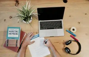 Como o marketing pode ajudar sua empresa a ganhar mais destaque no mercado de trabalho Os tempos mudaram e o marketing digital é a melhor forma de fazer propaganda barata e assertiva. Descubra agora como contratar uma boa agência de marketing digital para te auxiliar. Há poucos anos atrás, somente as empresas grandes tinham orçamento suficiente para fazer propaganda. Tudo era muito caro: propagandas em revistas, canais de televisão e até mesmo as rádios tinham valores altos. Devido a isso, grande parte dos empreendedores aprenderam a se virar sem orçamento para nenhum tipo de propaganda; e mesmo que as coisas tenham mudado, alguns empreendedores ainda têm muitas dúvidas quando o assunto é marketing digital e como ele pode ajudar a sua empresa. O que é marketing digital Marketing digital são as ações que são executadas na internet, de forma online, com o objetivo de captar mais leads, atrair mais clientes, reforçar sua marca ou converter em vendas. O marketing digital realmente deslanchou nos anos 2000. Foi a partir da virada do milênio que a internet realmente passou a fazer parte da vida de milhares de brasileiros e os empreendedores pararam de depender somente das grandes mídias para fazer propaganda. Vantagens do marketing digital A grande vantagem do marketing digital é que você pode fazer seus anúncios de forma extremamente segmentada. Nada de anunciar um produto que tem um público basicamente masculino para mulheres! Você pode selecionar a idade, sexo, gênero, localização, perfil de consumo e até mesmo os interesses da pessoa antes de fazer o seu anúncio. Isso faz com que esse tipo de anúncio não só se torne mais barato como também tenha muito mais conversões do que um produto anunciado nas famosas “mídias antigas”, como por exemplo a televisão ou revistas. O que torna o marketing digital tão atrativo para as empresas é a principal diferença dele para as mídias tradicionais: a segmentação das propagandas. Antes, você tinha que esperar o horário do futebol, para saber que teria nesse horário um aumento da população masculina em frente à televisão para então fazer o anúncio de um produto para o público masculino. Já com a vinda do marketing digital, basta você selecionar que quer que o anúncio apareça apenas para homens e pronto, você atingirá todos os homens que o seu orçamento permitir durante o tempo em que estiver rodando o anúncio. Como utilizar o marketing digital a meu favor? Se você não sabe muito bem o que está fazendo, a melhor solução é contratar uma agência de marketing digital para fazer o serviço para você. Uma boa agência de marketing digital vai analisar a sua situação e ver o que você precisa e te propor soluções adequadas, que vão te trazer os melhores resultados possíveis. Mas pode ficar tranquilo, o marketing digital é democrático e já existem até mesmo algumas agências especializadas em marketing para pequenas empresas, então mesmo que o seu orçamento seja reduzido, uma boa agência vai saber te orientar. É importante contratar uma agência especializada em performance pois eles terão knowhow para avaliar todas as vertentes do negócio, analisar qual o melhor público alvo, rodar campanhas de teste e saber analisar os dados e como utilizar esses dados para que seus anúncios fiquem cada vez melhor e convertam cada vez mais. No que mais uma agência de marketing digital pode me ajudar? Se você está querendo sair do tradicional e migrar para o digital, você precisa saber tudo o que uma boa agência de marketing digital pode fazer por você. Seguem alguns exemplos de serviços que nós da Estação Indoor, uma agência de marketing digital no Rio de Janeiro podemos fazer por você e quando você deve contratar cada um desses serviços Criação de sites Se você ainda não tem um site, com certeza está deixando dinheiro na mesa. Hoje em dia, praticamente 100% das pessoas procuram uma empresa na internet antes de contratar algum serviço ou comprar algum produto. Mesmo que você não venda online, é importante ter um site para esclarecer possíveis dúvidas que seus clientes possam vir a ter, deixar informações de contato e também mostrar um pouco do seu trabalho. Um site bem feito é um excelente cartão de visitas. SEO Marketing Não basta ter um site, os seus clientes precisam encontrar o seu site. E a melhor forma de fazer isso é através do SEO. Se você não sabe o que é SEO, fique tranquilo que vamos te explicar. SEO (Search Engine Optimization) são técnicas que utilizamos para que as pessoas encontrem seu site no Google. Vamos supor que você tenha uma empresa de cosméticos, e que você queira que seus clientes encontrem você quando procurarem no Google por “fornecedor de batom”, por exemplo. Para isso, você precisa deixar claro, no seu site, que você é um fornecedor de batom! Também é importante que seu site seja otimizado, ou seja, que ele seja rápido e que passe confiança! Claro que essa é uma forma bem geral de explicar o que é SEO, então se você quer seguir por esse caminho, o recomendado é que você encontre uma boa agência de SEO para te ajudar. Eles, com certeza, irão te ajudar a desvendar os segredos do Google. Gestão de Redes Sociais Hoje em dia é obrigatório que toda e qualquer marca esteja nas redes sociais. É necessário que você tenha uma boa presença, mostrando seus produtos, um pouco do dia a dia da empresa, alguns processos de produção, resultados, etc. Tudo isso precisa ser feito de forma profissional. Você precisa mostrar sua presença nas redes sociais com posts com um design bem feito, com legenda das fotos focadas em conversão e dependendo do seu nicho com algum post de humor, trazendo um pouco mais de engajamento e interação nas redes sociais da empresa. Links Patrocinados e Google Ads Uma ótima forma de fazer com que a sua empresa cresça e receba tráfego qualificado é através dos links patrocinados. Como o SEO Marketing é algo que colhemos os frutos num prazo médio a longo, é necessário fazer algo para que a sua empresa tenha visibilidade e receba tráfego hoje. Para isso, é necessário usar os Links Patrocinados, sendo que a modalidade mais comum é o Google Ads. O Google Ads consiste em pagar para que o Google mostre o seu site como resultado relevante dentro da busca do usuário ou em sites parceiros. Então vamos voltar ao nosso exemplo de uma empresa de cosméticos. Você está investindo no SEO, mas sabe que vai demorar algum tempo até conseguir colher os resultados. Então, a sua agência de marketing digital sugere que você faça um trabalho de Links Patrocinados no Google Ads. Isso significa que toda vez que alguém procurar no Google por “fornecedor de batom”, o seu site vai aparecer como um dos primeiros links, fazendo com que possíveis clientes te encontrem mais facilmente. A posição que você vai aparecer na pesquisa depende do valor e das configurações feitas durante o anúncio. Os anúncios do Google Ads são feitos no formato de leilão e levam em consideração também o orçamento a ser gasto no dia. Isso significa que aparece mais e melhor colocado quem investe mais. No que uma agência de marketing digital vai me ajudar Uma boa agência de marketing digital vai te ajudar principalmente a ter um site de qualidade, que quebre as objeções dos seus clientes, a gerar tráfego para esse site e a converter o tráfego em leads ou em vendas, dependendo da sua intenção. Vamos explicar detalhadamente cada um desses passos. Como ter um site de qualidade Você já reparou que praticamente todos os sites seguem mais ou menos o mesmo estilo? Por questões óbvias, você não encontra um site que tenha um menu de navegação na parte inferior. O Menu está sempre na parte superior do site, garantindo que você consiga navegar para a página que te interessa de forma simples e rápida. Apesar do exemplo do Menu parecer Banal, existe uma série de outras coisas que ficam nos mesmos lugares por questões de conversão. Tudo isso é definido por um bom profissional de UX Design. Além da questão da experiência do usuário, que envolve a questão de como o usuário consegue encontrar as informações necessárias no seu site, temos também a questão da copy, ou seja, se todas as informações necessárias estão ali. Não adianta você ter o site mais fácil de mexer do mundo se ele não tiver todas as informações que o usuário precisa. Todo esse trabalho de descobrir o que exatamente o usuário quer encontrar no seu site vai ser feito por uma agência de marketing digital de qualidade, que vai se preocupar tanto com a usabilidade quanto com as questões de informações do site. Geração tráfego Depois do site pronto, está na hora de começar a gerar tráfego para ele. Como já dissemos também, existem praticamente 3 formas de gerar tráfego qualificado para o seu site: Tráfego Orgânico O SEO Marketing é o responsável por gerar tráfego orgânico de qualidade para sua empresa. Mas ele é um trabalho de médio a longo prazo, sendo necessário alguns meses até que esse tráfego realmente comece a chegar. Normalmente as estratégias de SEO devem estar bem alinhadas com as estratégias de conteúdo, oferecendo um blog ou algum outro local onde a empresa possa passar informações valiosas para o cliente, trabalhando o Inbound Marketing. Redes Sociais As redes sociais são importantes porque elas também vão gerar tráfego para o seu site, além de fortalecer o seu branding. É importante fazer a gestão de redes sociais de forma mais dinâmica, com algumas postagens mais leves,usando a hashtag do momento, criando uma interação e conexão com o seu público alvo. Também é possível criar anúncios patrocinados para as suas redes sociais, sendo que eles podem ser voltados tanto para tráfego no site como para interação nos próprios posts. Qual deles você vai escolher depende muito da estratégia de marketing que está sendo executada naquele momento. Links Patrocinados e Ads Enquanto o SEO não traz resultados, uma boa forma de trazer tráfego qualificado para o site é através dos Links Patrocinados via Google Ads. Através desse tipo de estratégia você pode direcionar usuários que estejam procurando por um serviço ou produto que você oferece exatamente para a página que você quer que ele veja. Sempre recomendamos procurar por uma consultoria no Google Ads com uma agência digital, antes de começar o serviço. A chave para o sucesso nos links patrocinados é dada quando conhecemos o terreno, antes mesmo de começar. Conversão Depois de ter um site muito bem feito e de estar gerando tráfego para o site, chegou a parte mais importante: converter esses clientes. A conversão não ocorre somente em compras, pode ser que naquele momento a sua conversão seja que o cliente assine a newsletter, ou que ele veja um vídeo. O importante é que as estratégias estejam sempre bem alinhadas e pensando no objetivo final, que nem sempre é vender. Outra coisa importante é que as páginas que vão receber esses usuários estejam com uma boa copy, ou seja, com um texto voltado para conversão, explicando exatamente o que o usuário precisa saber para que ele queira conhecer um pouco mais da sua empresa ou realizar uma compra. Uma coisa muito importante é que todas as estratégias devem ser traças em conjunto, pois só assim você terá bons resultados. Quando uma empresa contrata diversos freelancers para realizar diversas tarefas e não há uma interação entre os freelancers, algumas estratégias acabam não surtindo o efeito que deveriam, simplesmente por falta de ligação entre os serviços prestados. Dica Hashtag Marketing digital: Uma copy bem feita que não tenha um bom público alvo definido em conjunto, não vai funcionar. Se a sua copy foi feita pensando num público feminino de 30 a 40 anos e os anúncios estão sendo feitos para mulheres de 20 a 30 anos, provavelmente você não vai converter tão bem quanto deveria. Ter estratégias alinhadas é importantíssimo, e com uma boa agência de marketing digital isso fica ainda mais fácil, já que a agência cuidará de tudo para você, garantindo que as estratégias estejam alinhadas e que convertam o máximo possível. Como melhorar o meu marketing digital? Agora que você já sabe tudo sobre como marketing, em conjunto com uma boa agência de marketing pode ajudar a sua empresa a ganhar mais destaque no mercado de trabalho, está na hora de contratar a Estação Indoor para colocar tudo isso em prática!