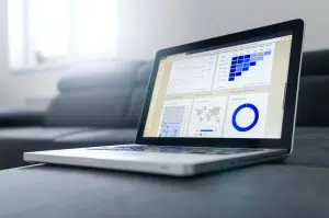 Como o marketing pode ajudar sua empresa a ganhar mais destaque no mercado de trabalho Os tempos mudaram e o marketing digital é a melhor forma de fazer propaganda barata e assertiva. Descubra agora como contratar uma boa agência de marketing digital para te auxiliar. Há poucos anos atrás, somente as empresas grandes tinham orçamento suficiente para fazer propaganda. Tudo era muito caro: propagandas em revistas, canais de televisão e até mesmo as rádios tinham valores altos. Devido a isso, grande parte dos empreendedores aprenderam a se virar sem orçamento para nenhum tipo de propaganda; e mesmo que as coisas tenham mudado, alguns empreendedores ainda têm muitas dúvidas quando o assunto é marketing digital e como ele pode ajudar a sua empresa. O que é marketing digital Marketing digital são as ações que são executadas na internet, de forma online, com o objetivo de captar mais leads, atrair mais clientes, reforçar sua marca ou converter em vendas. O marketing digital realmente deslanchou nos anos 2000. Foi a partir da virada do milênio que a internet realmente passou a fazer parte da vida de milhares de brasileiros e os empreendedores pararam de depender somente das grandes mídias para fazer propaganda. Vantagens do marketing digital A grande vantagem do marketing digital é que você pode fazer seus anúncios de forma extremamente segmentada. Nada de anunciar um produto que tem um público basicamente masculino para mulheres! Você pode selecionar a idade, sexo, gênero, localização, perfil de consumo e até mesmo os interesses da pessoa antes de fazer o seu anúncio. Isso faz com que esse tipo de anúncio não só se torne mais barato como também tenha muito mais conversões do que um produto anunciado nas famosas “mídias antigas”, como por exemplo a televisão ou revistas. O que torna o marketing digital tão atrativo para as empresas é a principal diferença dele para as mídias tradicionais: a segmentação das propagandas. Antes, você tinha que esperar o horário do futebol, para saber que teria nesse horário um aumento da população masculina em frente à televisão para então fazer o anúncio de um produto para o público masculino. Já com a vinda do marketing digital, basta você selecionar que quer que o anúncio apareça apenas para homens e pronto, você atingirá todos os homens que o seu orçamento permitir durante o tempo em que estiver rodando o anúncio. Como utilizar o marketing digital a meu favor? Se você não sabe muito bem o que está fazendo, a melhor solução é contratar uma agência de marketing digital para fazer o serviço para você. Uma boa agência de marketing digital vai analisar a sua situação e ver o que você precisa e te propor soluções adequadas, que vão te trazer os melhores resultados possíveis. Mas pode ficar tranquilo, o marketing digital é democrático e já existem até mesmo algumas agências especializadas em marketing para pequenas empresas, então mesmo que o seu orçamento seja reduzido, uma boa agência vai saber te orientar. É importante contratar uma agência especializada em performance pois eles terão knowhow para avaliar todas as vertentes do negócio, analisar qual o melhor público alvo, rodar campanhas de teste e saber analisar os dados e como utilizar esses dados para que seus anúncios fiquem cada vez melhor e convertam cada vez mais. No que mais uma agência de marketing digital pode me ajudar? Se você está querendo sair do tradicional e migrar para o digital, você precisa saber tudo o que uma boa agência de marketing digital pode fazer por você. Seguem alguns exemplos de serviços que nós da Estação Indoor, uma agência de marketing digital no Rio de Janeiro podemos fazer por você e quando você deve contratar cada um desses serviços Criação de sites Se você ainda não tem um site, com certeza está deixando dinheiro na mesa. Hoje em dia, praticamente 100% das pessoas procuram uma empresa na internet antes de contratar algum serviço ou comprar algum produto. Mesmo que você não venda online, é importante ter um site para esclarecer possíveis dúvidas que seus clientes possam vir a ter, deixar informações de contato e também mostrar um pouco do seu trabalho. Um site bem feito é um excelente cartão de visitas. SEO Marketing Não basta ter um site, os seus clientes precisam encontrar o seu site. E a melhor forma de fazer isso é através do SEO. Se você não sabe o que é SEO, fique tranquilo que vamos te explicar. SEO (Search Engine Optimization) são técnicas que utilizamos para que as pessoas encontrem seu site no Google. Vamos supor que você tenha uma empresa de cosméticos, e que você queira que seus clientes encontrem você quando procurarem no Google por “fornecedor de batom”, por exemplo. Para isso, você precisa deixar claro, no seu site, que você é um fornecedor de batom! Também é importante que seu site seja otimizado, ou seja, que ele seja rápido e que passe confiança! Claro que essa é uma forma bem geral de explicar o que é SEO, então se você quer seguir por esse caminho, o recomendado é que você encontre uma boa agência de SEO para te ajudar. Eles, com certeza, irão te ajudar a desvendar os segredos do Google. Gestão de Redes Sociais Hoje em dia é obrigatório que toda e qualquer marca esteja nas redes sociais. É necessário que você tenha uma boa presença, mostrando seus produtos, um pouco do dia a dia da empresa, alguns processos de produção, resultados, etc. Tudo isso precisa ser feito de forma profissional. Você precisa mostrar sua presença nas redes sociais com posts com um design bem feito, com legenda das fotos focadas em conversão e dependendo do seu nicho com algum post de humor, trazendo um pouco mais de engajamento e interação nas redes sociais da empresa. Links Patrocinados e Google Ads Uma ótima forma de fazer com que a sua empresa cresça e receba tráfego qualificado é através dos links patrocinados. Como o SEO Marketing é algo que colhemos os frutos num prazo médio a longo, é necessário fazer algo para que a sua empresa tenha visibilidade e receba tráfego hoje. Para isso, é necessário usar os Links Patrocinados, sendo que a modalidade mais comum é o Google Ads. O Google Ads consiste em pagar para que o Google mostre o seu site como resultado relevante dentro da busca do usuário ou em sites parceiros. Então vamos voltar ao nosso exemplo de uma empresa de cosméticos. Você está investindo no SEO, mas sabe que vai demorar algum tempo até conseguir colher os resultados. Então, a sua agência de marketing digital sugere que você faça um trabalho de Links Patrocinados no Google Ads. Isso significa que toda vez que alguém procurar no Google por “fornecedor de batom”, o seu site vai aparecer como um dos primeiros links, fazendo com que possíveis clientes te encontrem mais facilmente. A posição que você vai aparecer na pesquisa depende do valor e das configurações feitas durante o anúncio. Os anúncios do Google Ads são feitos no formato de leilão e levam em consideração também o orçamento a ser gasto no dia. Isso significa que aparece mais e melhor colocado quem investe mais. No que uma agência de marketing digital vai me ajudar Uma boa agência de marketing digital vai te ajudar principalmente a ter um site de qualidade, que quebre as objeções dos seus clientes, a gerar tráfego para esse site e a converter o tráfego em leads ou em vendas, dependendo da sua intenção. Vamos explicar detalhadamente cada um desses passos. Como ter um site de qualidade Você já reparou que praticamente todos os sites seguem mais ou menos o mesmo estilo? Por questões óbvias, você não encontra um site que tenha um menu de navegação na parte inferior. O Menu está sempre na parte superior do site, garantindo que você consiga navegar para a página que te interessa de forma simples e rápida. Apesar do exemplo do Menu parecer Banal, existe uma série de outras coisas que ficam nos mesmos lugares por questões de conversão. Tudo isso é definido por um bom profissional de UX Design. Além da questão da experiência do usuário, que envolve a questão de como o usuário consegue encontrar as informações necessárias no seu site, temos também a questão da copy, ou seja, se todas as informações necessárias estão ali. Não adianta você ter o site mais fácil de mexer do mundo se ele não tiver todas as informações que o usuário precisa. Todo esse trabalho de descobrir o que exatamente o usuário quer encontrar no seu site vai ser feito por uma agência de marketing digital de qualidade, que vai se preocupar tanto com a usabilidade quanto com as questões de informações do site. Geração tráfego Depois do site pronto, está na hora de começar a gerar tráfego para ele. Como já dissemos também, existem praticamente 3 formas de gerar tráfego qualificado para o seu site: Tráfego Orgânico O SEO Marketing é o responsável por gerar tráfego orgânico de qualidade para sua empresa. Mas ele é um trabalho de médio a longo prazo, sendo necessário alguns meses até que esse tráfego realmente comece a chegar. Normalmente as estratégias de SEO devem estar bem alinhadas com as estratégias de conteúdo, oferecendo um blog ou algum outro local onde a empresa possa passar informações valiosas para o cliente, trabalhando o Inbound Marketing. Redes Sociais As redes sociais são importantes porque elas também vão gerar tráfego para o seu site, além de fortalecer o seu branding. É importante fazer a gestão de redes sociais de forma mais dinâmica, com algumas postagens mais leves,usando a hashtag do momento, criando uma interação e conexão com o seu público alvo. Também é possível criar anúncios patrocinados para as suas redes sociais, sendo que eles podem ser voltados tanto para tráfego no site como para interação nos próprios posts. Qual deles você vai escolher depende muito da estratégia de marketing que está sendo executada naquele momento. Links Patrocinados e Ads Enquanto o SEO não traz resultados, uma boa forma de trazer tráfego qualificado para o site é através dos Links Patrocinados via Google Ads. Através desse tipo de estratégia você pode direcionar usuários que estejam procurando por um serviço ou produto que você oferece exatamente para a página que você quer que ele veja. Sempre recomendamos procurar por uma consultoria no Google Ads com uma agência digital, antes de começar o serviço. A chave para o sucesso nos links patrocinados é dada quando conhecemos o terreno, antes mesmo de começar. Conversão Depois de ter um site muito bem feito e de estar gerando tráfego para o site, chegou a parte mais importante: converter esses clientes. A conversão não ocorre somente em compras, pode ser que naquele momento a sua conversão seja que o cliente assine a newsletter, ou que ele veja um vídeo. O importante é que as estratégias estejam sempre bem alinhadas e pensando no objetivo final, que nem sempre é vender. Outra coisa importante é que as páginas que vão receber esses usuários estejam com uma boa copy, ou seja, com um texto voltado para conversão, explicando exatamente o que o usuário precisa saber para que ele queira conhecer um pouco mais da sua empresa ou realizar uma compra. Uma coisa muito importante é que todas as estratégias devem ser traças em conjunto, pois só assim você terá bons resultados. Quando uma empresa contrata diversos freelancers para realizar diversas tarefas e não há uma interação entre os freelancers, algumas estratégias acabam não surtindo o efeito que deveriam, simplesmente por falta de ligação entre os serviços prestados. Dica Hashtag Marketing digital: Uma copy bem feita que não tenha um bom público alvo definido em conjunto, não vai funcionar. Se a sua copy foi feita pensando num público feminino de 30 a 40 anos e os anúncios estão sendo feitos para mulheres de 20 a 30 anos, provavelmente você não vai converter tão bem quanto deveria. Ter estratégias alinhadas é importantíssimo, e com uma boa agência de marketing digital isso fica ainda mais fácil, já que a agência cuidará de tudo para você, garantindo que as estratégias estejam alinhadas e que convertam o máximo possível. Como melhorar o meu marketing digital? Agora que você já sabe tudo sobre como marketing, em conjunto com uma boa agência de marketing pode ajudar a sua empresa a ganhar mais destaque no mercado de trabalho, está na hora de contratar a Estação Indoor para colocar tudo isso em prática!
