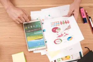 Como o marketing pode ajudar sua empresa a ganhar mais destaque no mercado de trabalho Os tempos mudaram e o marketing digital é a melhor forma de fazer propaganda barata e assertiva. Descubra agora como contratar uma boa agência de marketing digital para te auxiliar. Há poucos anos atrás, somente as empresas grandes tinham orçamento suficiente para fazer propaganda. Tudo era muito caro: propagandas em revistas, canais de televisão e até mesmo as rádios tinham valores altos. Devido a isso, grande parte dos empreendedores aprenderam a se virar sem orçamento para nenhum tipo de propaganda; e mesmo que as coisas tenham mudado, alguns empreendedores ainda têm muitas dúvidas quando o assunto é marketing digital e como ele pode ajudar a sua empresa. O que é marketing digital Marketing digital são as ações que são executadas na internet, de forma online, com o objetivo de captar mais leads, atrair mais clientes, reforçar sua marca ou converter em vendas. O marketing digital realmente deslanchou nos anos 2000. Foi a partir da virada do milênio que a internet realmente passou a fazer parte da vida de milhares de brasileiros e os empreendedores pararam de depender somente das grandes mídias para fazer propaganda. Vantagens do marketing digital A grande vantagem do marketing digital é que você pode fazer seus anúncios de forma extremamente segmentada. Nada de anunciar um produto que tem um público basicamente masculino para mulheres! Você pode selecionar a idade, sexo, gênero, localização, perfil de consumo e até mesmo os interesses da pessoa antes de fazer o seu anúncio. Isso faz com que esse tipo de anúncio não só se torne mais barato como também tenha muito mais conversões do que um produto anunciado nas famosas “mídias antigas”, como por exemplo a televisão ou revistas. O que torna o marketing digital tão atrativo para as empresas é a principal diferença dele para as mídias tradicionais: a segmentação das propagandas. Antes, você tinha que esperar o horário do futebol, para saber que teria nesse horário um aumento da população masculina em frente à televisão para então fazer o anúncio de um produto para o público masculino. Já com a vinda do marketing digital, basta você selecionar que quer que o anúncio apareça apenas para homens e pronto, você atingirá todos os homens que o seu orçamento permitir durante o tempo em que estiver rodando o anúncio. Como utilizar o marketing digital a meu favor? Se você não sabe muito bem o que está fazendo, a melhor solução é contratar uma agência de marketing digital para fazer o serviço para você. Uma boa agência de marketing digital vai analisar a sua situação e ver o que você precisa e te propor soluções adequadas, que vão te trazer os melhores resultados possíveis. Mas pode ficar tranquilo, o marketing digital é democrático e já existem até mesmo algumas agências especializadas em marketing para pequenas empresas, então mesmo que o seu orçamento seja reduzido, uma boa agência vai saber te orientar. É importante contratar uma agência especializada em performance pois eles terão knowhow para avaliar todas as vertentes do negócio, analisar qual o melhor público alvo, rodar campanhas de teste e saber analisar os dados e como utilizar esses dados para que seus anúncios fiquem cada vez melhor e convertam cada vez mais. No que mais uma agência de marketing digital pode me ajudar? Se você está querendo sair do tradicional e migrar para o digital, você precisa saber tudo o que uma boa agência de marketing digital pode fazer por você. Seguem alguns exemplos de serviços que nós da Estação Indoor, uma agência de marketing digital no Rio de Janeiro podemos fazer por você e quando você deve contratar cada um desses serviços Criação de sites Se você ainda não tem um site, com certeza está deixando dinheiro na mesa. Hoje em dia, praticamente 100% das pessoas procuram uma empresa na internet antes de contratar algum serviço ou comprar algum produto. Mesmo que você não venda online, é importante ter um site para esclarecer possíveis dúvidas que seus clientes possam vir a ter, deixar informações de contato e também mostrar um pouco do seu trabalho. Um site bem feito é um excelente cartão de visitas. SEO Marketing Não basta ter um site, os seus clientes precisam encontrar o seu site. E a melhor forma de fazer isso é através do SEO. Se você não sabe o que é SEO, fique tranquilo que vamos te explicar. SEO (Search Engine Optimization) são técnicas que utilizamos para que as pessoas encontrem seu site no Google. Vamos supor que você tenha uma empresa de cosméticos, e que você queira que seus clientes encontrem você quando procurarem no Google por “fornecedor de batom”, por exemplo. Para isso, você precisa deixar claro, no seu site, que você é um fornecedor de batom! Também é importante que seu site seja otimizado, ou seja, que ele seja rápido e que passe confiança! Claro que essa é uma forma bem geral de explicar o que é SEO, então se você quer seguir por esse caminho, o recomendado é que você encontre uma boa agência de SEO para te ajudar. Eles, com certeza, irão te ajudar a desvendar os segredos do Google. Gestão de Redes Sociais Hoje em dia é obrigatório que toda e qualquer marca esteja nas redes sociais. É necessário que você tenha uma boa presença, mostrando seus produtos, um pouco do dia a dia da empresa, alguns processos de produção, resultados, etc. Tudo isso precisa ser feito de forma profissional. Você precisa mostrar sua presença nas redes sociais com posts com um design bem feito, com legenda das fotos focadas em conversão e dependendo do seu nicho com algum post de humor, trazendo um pouco mais de engajamento e interação nas redes sociais da empresa. Links Patrocinados e Google Ads Uma ótima forma de fazer com que a sua empresa cresça e receba tráfego qualificado é através dos links patrocinados. Como o SEO Marketing é algo que colhemos os frutos num prazo médio a longo, é necessário fazer algo para que a sua empresa tenha visibilidade e receba tráfego hoje. Para isso, é necessário usar os Links Patrocinados, sendo que a modalidade mais comum é o Google Ads. O Google Ads consiste em pagar para que o Google mostre o seu site como resultado relevante dentro da busca do usuário ou em sites parceiros. Então vamos voltar ao nosso exemplo de uma empresa de cosméticos. Você está investindo no SEO, mas sabe que vai demorar algum tempo até conseguir colher os resultados. Então, a sua agência de marketing digital sugere que você faça um trabalho de Links Patrocinados no Google Ads. Isso significa que toda vez que alguém procurar no Google por “fornecedor de batom”, o seu site vai aparecer como um dos primeiros links, fazendo com que possíveis clientes te encontrem mais facilmente. A posição que você vai aparecer na pesquisa depende do valor e das configurações feitas durante o anúncio. Os anúncios do Google Ads são feitos no formato de leilão e levam em consideração também o orçamento a ser gasto no dia. Isso significa que aparece mais e melhor colocado quem investe mais. No que uma agência de marketing digital vai me ajudar Uma boa agência de marketing digital vai te ajudar principalmente a ter um site de qualidade, que quebre as objeções dos seus clientes, a gerar tráfego para esse site e a converter o tráfego em leads ou em vendas, dependendo da sua intenção. Vamos explicar detalhadamente cada um desses passos. Como ter um site de qualidade Você já reparou que praticamente todos os sites seguem mais ou menos o mesmo estilo? Por questões óbvias, você não encontra um site que tenha um menu de navegação na parte inferior. O Menu está sempre na parte superior do site, garantindo que você consiga navegar para a página que te interessa de forma simples e rápida. Apesar do exemplo do Menu parecer Banal, existe uma série de outras coisas que ficam nos mesmos lugares por questões de conversão. Tudo isso é definido por um bom profissional de UX Design. Além da questão da experiência do usuário, que envolve a questão de como o usuário consegue encontrar as informações necessárias no seu site, temos também a questão da copy, ou seja, se todas as informações necessárias estão ali. Não adianta você ter o site mais fácil de mexer do mundo se ele não tiver todas as informações que o usuário precisa. Todo esse trabalho de descobrir o que exatamente o usuário quer encontrar no seu site vai ser feito por uma agência de marketing digital de qualidade, que vai se preocupar tanto com a usabilidade quanto com as questões de informações do site. Geração tráfego Depois do site pronto, está na hora de começar a gerar tráfego para ele. Como já dissemos também, existem praticamente 3 formas de gerar tráfego qualificado para o seu site: Tráfego Orgânico O SEO Marketing é o responsável por gerar tráfego orgânico de qualidade para sua empresa. Mas ele é um trabalho de médio a longo prazo, sendo necessário alguns meses até que esse tráfego realmente comece a chegar. Normalmente as estratégias de SEO devem estar bem alinhadas com as estratégias de conteúdo, oferecendo um blog ou algum outro local onde a empresa possa passar informações valiosas para o cliente, trabalhando o Inbound Marketing. Redes Sociais As redes sociais são importantes porque elas também vão gerar tráfego para o seu site, além de fortalecer o seu branding. É importante fazer a gestão de redes sociais de forma mais dinâmica, com algumas postagens mais leves,usando a hashtag do momento, criando uma interação e conexão com o seu público alvo. Também é possível criar anúncios patrocinados para as suas redes sociais, sendo que eles podem ser voltados tanto para tráfego no site como para interação nos próprios posts. Qual deles você vai escolher depende muito da estratégia de marketing que está sendo executada naquele momento. Links Patrocinados e Ads Enquanto o SEO não traz resultados, uma boa forma de trazer tráfego qualificado para o site é através dos Links Patrocinados via Google Ads. Através desse tipo de estratégia você pode direcionar usuários que estejam procurando por um serviço ou produto que você oferece exatamente para a página que você quer que ele veja. Sempre recomendamos procurar por uma consultoria no Google Ads com uma agência digital, antes de começar o serviço. A chave para o sucesso nos links patrocinados é dada quando conhecemos o terreno, antes mesmo de começar. Conversão Depois de ter um site muito bem feito e de estar gerando tráfego para o site, chegou a parte mais importante: converter esses clientes. A conversão não ocorre somente em compras, pode ser que naquele momento a sua conversão seja que o cliente assine a newsletter, ou que ele veja um vídeo. O importante é que as estratégias estejam sempre bem alinhadas e pensando no objetivo final, que nem sempre é vender. Outra coisa importante é que as páginas que vão receber esses usuários estejam com uma boa copy, ou seja, com um texto voltado para conversão, explicando exatamente o que o usuário precisa saber para que ele queira conhecer um pouco mais da sua empresa ou realizar uma compra. Uma coisa muito importante é que todas as estratégias devem ser traças em conjunto, pois só assim você terá bons resultados. Quando uma empresa contrata diversos freelancers para realizar diversas tarefas e não há uma interação entre os freelancers, algumas estratégias acabam não surtindo o efeito que deveriam, simplesmente por falta de ligação entre os serviços prestados. Dica Hashtag Marketing digital: Uma copy bem feita que não tenha um bom público alvo definido em conjunto, não vai funcionar. Se a sua copy foi feita pensando num público feminino de 30 a 40 anos e os anúncios estão sendo feitos para mulheres de 20 a 30 anos, provavelmente você não vai converter tão bem quanto deveria. Ter estratégias alinhadas é importantíssimo, e com uma boa agência de marketing digital isso fica ainda mais fácil, já que a agência cuidará de tudo para você, garantindo que as estratégias estejam alinhadas e que convertam o máximo possível. Como melhorar o meu marketing digital? Agora que você já sabe tudo sobre como marketing, em conjunto com uma boa agência de marketing pode ajudar a sua empresa a ganhar mais destaque no mercado de trabalho, está na hora de contratar a Estação Indoor para colocar tudo isso em prática!
