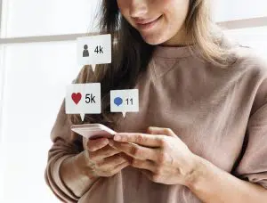 Porque usar as redes sociais para pequenas empresas? A pergunta correta é: por que não usá-las? A revolução digital já está aqui há algum tempo e, quer queiram ou não, as PMEs e todos tipos de empreendimento também devem ter uma forte presença digital se quiserem ganhar um posicionamento online de respeito em seu nicho de mercado. É por isso que nós da Estação Indoor, a melhor agência de marketing digital no Rio de Janeiro (Quiçá, do Brasil - Auto estima é tudo nessa vida), trouxe algumas análises da importância da gestão das mídias sociais para as pequenas empresas. Como os consumidores passam cada vez mais tempo em redes sociais como Facebook, Twitter, Instagram, Pinterest, TikTok, ou mesmo LinkedIn, tanto os freelancers quanto as microempresas têm que se adaptar para que o seu uso, da forma correta, possa atrair mais clientes. Está longe de ser uma desvantagem, mas ter um perfil de mídia social será essencial para construir uma presença digital que permita utilizar a tecnologia para atrair e reter clientes tanto a curto como a longo prazo. Trabalhar na gestão de redes sociais para pequenas empresas pode garantir um jogo mais justo com a concorrência, onde ganha quem tem uma melhor produção de conteúdo para os seus produtos ou serviços. Quais são as razões para ter uma presença nas mídias sociais para pequenas empresas Existe a possibilidade que o uso das mídias sociais não foi um dos seus primeiros objetivos, mas ela tem um efeito fantástico e traz inúmeras razões, através de suas métricas, para que você possa melhorar a taxa de engajamento. A mídia social para pequenos negócios é um processo que pode ser utilizado de diferentes maneiras. Desde o aumento do tráfego para um site, até a oferta de um serviço mais próximo - que ajudará a melhorar a satisfação do cliente - ou como uma ferramenta para lançar as bases de um departamento de comércio eletrônico que trabalha usando o Facebook ou o LinkedIn como canais de vendas. Na verdade, nós já podemos usar o Instagram diretamente para fazer vendas no site ou de um e-commerce. Quer você seja um dos muitos microempresários ou freelancers tentando sobreviver, ou se você possui um e-commerce ou uma empresa local estabelecida e está desejando entrar de vez na era digital, as redes sociais para o seu negócio oferecem múltiplos benefícios dos quais você pode tirar proveito. Criar uma melhor reputação on-line Tão importante quanto ter um site oficial com um bom ranking do Google para mostrar seus produtos ou serviços com seu próprio blog temático, é ter um extenso perfil de mídia social. Ou pelo menos, uma presença digital nas principais plataformas de mídia social: Twitter, Facebook, Instagram e LinkedIn. A presença nas redes sociais para pequenas empresas transmite a imagem de uma empresa comprometida com o profissionalismo, a proximidade e a satisfação do cliente. As microempresas ou freelancers locais podem usar a tecnologia à sua disposição como método de marketing para causar uma impressão positiva e, ao mesmo tempo, permitir-lhes reagir a problemas e críticas públicas para melhorar sua reputação e imagem on-line, oferecendo soluções interessantes para o consumidor final. Melhorando o atendimento ao cliente Uma das maiores vantagens das redes sociais para pequenas empresas é que elas facilitam a comunicação direta com os clientes para resolver suas dúvidas sobre produtos ou resolver incidentes. Desta forma, o atendimento ao cliente percebido é muito mais próximo do que o uso de outros meios de contato, como o e-mail ou a típica e invasiva chamada telefônica. Além disso, para melhorar ainda mais a satisfação do cliente, a geolocalização pode ser usada para concentrar recursos nos clientes que a empresa realmente será capaz de atender devido a questões logísticas. Outra opção para segmentar e personalizar ainda mais o atendimento ao cliente é usar a mídia social para envolver os clientes - ou responder suas perguntas - criando um perfil de mídia social específico da região, em vez de geolocalização. Desta forma, os usuários usariam apenas o perfil mais próximo a eles para se comunicar com você. Um novo meio de comunicação com os clientes Os clientes podem entrar em contato de muitas maneiras; telefone, e-mail, formulário de site, através de um comentário no blog da empresa, enfim… de muitas maneiras... As redes sociais para pequenas empresas são um reforço de extrema importância nos canais de comunicação que já existem. Incluir as redes sociais de sua empresa como outra forma que os clientes ou prospects resolverem tirar suas dúvidas ou reclamações é uma estratégia inteligente que irá melhorar a satisfação do cliente. Permita que seus clientes se comuniquem com você por qualquer canal de comunicação, tendo uma completa rastreabilidade do incidente, venda ou consulta; o que é conhecido como omnichannel. DICA HASHTAG MARKETING DIGITAL: Apenas para lembrar e reforçar, qualquer interação com o cliente precisa ser rastreada e metrificada para análise posterior. Lembre-se de colocar o Pixel ativo e o Google Analytics ou o Search Console configurado corretamente para poder ter uma melhor análise de conteúdo. Aumentar o número de vendas Pensando em como colocar os clientes em redes sociais, descobrimos que a comunicação direta via mensagens privadas ou bate-papo pessoal com prospects é uma ferramenta fantástica para reforçar o comércio eletrônico. O marketing com mídias sociais também possui um lugar nas ações de mídia social. O uso de redes sociais para atrair clientes, graças a uma comunicação próxima e direta, é uma das maiores vantagens do marketing on-line em qualquer uma das plataformas existentes. Econômico A presença das pequenas empresas nas redes sociais é completamente gratuita. Estas plataformas permitem aumentar a exposição a novos clientes sem a necessidade de investir ou pagar uma taxa de assinatura para estar presente ali. Sempre é bom lembrar que tudo que é gratuito tem limitação e com as redes sociais, não é diferente. Os logaritmos de divulgação das redes sociais, com o passar do tempo, estão sempre mudando. Não se surpreenda se os números baixarem de uma hora para outra, isto deve-se ao fato dele obrigar você a gastar um pouco mais no gerenciador de anúncios… mas isto é tema para um post futuro. Facilitando a aquisição e fidelização de clientes através de redes sociais para pequenas empresa Redes sociais para pequenas empresas são uma excelente maneira de fidelizar e prolongar o relacionamento comercial com os clientes existentes. Além de oferecer uma comunicação fluida através dos comentários que a tecnologia Facebook e outras plataformas oferecem, é possível compartilhar o conteúdo útil publicado no blog de negócios. Esta é uma boa estratégia de marketing para viralizar os artigos e aumentar a visibilidade da marca. Uma das maneiras de conseguir clientes nas redes sociais é precisamente através da viralização que ocorre quando um conteúdo é compartilhado por muitas pessoas, ou estar bem posicionada com a hashtag do momento. Esta exposição aumenta o tráfego na web e as vendas de um comércio eletrônico sem a necessidade de investir grandes quantias de dinheiro na captação de clientes. Melhora o posicionamento nos mecanismos de pesquisa e aumenta o tráfego na web Embora o Google não se baseie no uso das mídias sociais, ele melhora a forma como o Google vê seu negócio. Ações de mídia social para pequenas empresas, como a publicação de conteúdo no blog de uma empresa, direcionam o tráfego social para o site oficial da empresa. Ao aumentar o tráfego na web, o Google detecta este aumento de visitas e considera que, se este site está sendo visitado, é porque ele fornece conteúdo valioso. Com isso, o posicionamento da web é ligeiramente melhorado graças às ações em redes sociais, mesmo que não fosse o objetivo inicial de aumentar o tráfego na web. É recomendável procurar uma agência de SEO (Olha que coincidência, você está lendo o blog de uma...rs) sempre que você quiser posicionar o seu negócio organicamente nos mecanismos de pesquisa. Ela poderá te dar dicas para que você possa subir nas pesquisas, sempre lembrando que o tempo para que isso aconteça é mensurado pela competitividade da palavra-chave e outros fatores, mas já te digo que na maioria dos casos é demorado, pois a competição é sempre muito grande. As redes sociais para pequenas empresas são a solução? Como podemos ver, a tecnologia atual joga a favor dos freelancers e das microempresas para competir contra as grandes empresas. Não vamos afirmar que as redes sociais para pequenas empresas são a solução principal para divulgação, mas que facilita muito, disso não temos dúvidas. A sua empresa já está trabalhando com geração de tráfego para as redes sociais? Ainda não? Saiba que você está perdendo uma grande oportunidade de captar leads com constância. Mande sua mensagem e marque agora sua consultoria gratuita. Nós temos certeza que podemos te ajudar!