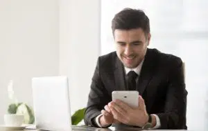 Porque usar as redes sociais para pequenas empresas? A pergunta correta é: por que não usá-las? A revolução digital já está aqui há algum tempo e, quer queiram ou não, as PMEs e todos tipos de empreendimento também devem ter uma forte presença digital se quiserem ganhar um posicionamento online de respeito em seu nicho de mercado. É por isso que nós da Estação Indoor, a melhor agência de marketing digital no Rio de Janeiro (Quiçá, do Brasil - Auto estima é tudo nessa vida), trouxe algumas análises da importância da gestão das mídias sociais para as pequenas empresas. Como os consumidores passam cada vez mais tempo em redes sociais como Facebook, Twitter, Instagram, Pinterest, TikTok, ou mesmo LinkedIn, tanto os freelancers quanto as microempresas têm que se adaptar para que o seu uso, da forma correta, possa atrair mais clientes. Está longe de ser uma desvantagem, mas ter um perfil de mídia social será essencial para construir uma presença digital que permita utilizar a tecnologia para atrair e reter clientes tanto a curto como a longo prazo. Trabalhar na gestão de redes sociais para pequenas empresas pode garantir um jogo mais justo com a concorrência, onde ganha quem tem uma melhor produção de conteúdo para os seus produtos ou serviços. Quais são as razões para ter uma presença nas mídias sociais para pequenas empresas Existe a possibilidade que o uso das mídias sociais não foi um dos seus primeiros objetivos, mas ela tem um efeito fantástico e traz inúmeras razões, através de suas métricas, para que você possa melhorar a taxa de engajamento. A mídia social para pequenos negócios é um processo que pode ser utilizado de diferentes maneiras. Desde o aumento do tráfego para um site, até a oferta de um serviço mais próximo - que ajudará a melhorar a satisfação do cliente - ou como uma ferramenta para lançar as bases de um departamento de comércio eletrônico que trabalha usando o Facebook ou o LinkedIn como canais de vendas. Na verdade, nós já podemos usar o Instagram diretamente para fazer vendas no site ou de um e-commerce. Quer você seja um dos muitos microempresários ou freelancers tentando sobreviver, ou se você possui um e-commerce ou uma empresa local estabelecida e está desejando entrar de vez na era digital, as redes sociais para o seu negócio oferecem múltiplos benefícios dos quais você pode tirar proveito. Criar uma melhor reputação on-line Tão importante quanto ter um site oficial com um bom ranking do Google para mostrar seus produtos ou serviços com seu próprio blog temático, é ter um extenso perfil de mídia social. Ou pelo menos, uma presença digital nas principais plataformas de mídia social: Twitter, Facebook, Instagram e LinkedIn. A presença nas redes sociais para pequenas empresas transmite a imagem de uma empresa comprometida com o profissionalismo, a proximidade e a satisfação do cliente. As microempresas ou freelancers locais podem usar a tecnologia à sua disposição como método de marketing para causar uma impressão positiva e, ao mesmo tempo, permitir-lhes reagir a problemas e críticas públicas para melhorar sua reputação e imagem on-line, oferecendo soluções interessantes para o consumidor final. Melhorando o atendimento ao cliente Uma das maiores vantagens das redes sociais para pequenas empresas é que elas facilitam a comunicação direta com os clientes para resolver suas dúvidas sobre produtos ou resolver incidentes. Desta forma, o atendimento ao cliente percebido é muito mais próximo do que o uso de outros meios de contato, como o e-mail ou a típica e invasiva chamada telefônica. Além disso, para melhorar ainda mais a satisfação do cliente, a geolocalização pode ser usada para concentrar recursos nos clientes que a empresa realmente será capaz de atender devido a questões logísticas. Outra opção para segmentar e personalizar ainda mais o atendimento ao cliente é usar a mídia social para envolver os clientes - ou responder suas perguntas - criando um perfil de mídia social específico da região, em vez de geolocalização. Desta forma, os usuários usariam apenas o perfil mais próximo a eles para se comunicar com você. Um novo meio de comunicação com os clientes Os clientes podem entrar em contato de muitas maneiras; telefone, e-mail, formulário de site, através de um comentário no blog da empresa, enfim… de muitas maneiras... As redes sociais para pequenas empresas são um reforço de extrema importância nos canais de comunicação que já existem. Incluir as redes sociais de sua empresa como outra forma que os clientes ou prospects resolverem tirar suas dúvidas ou reclamações é uma estratégia inteligente que irá melhorar a satisfação do cliente. Permita que seus clientes se comuniquem com você por qualquer canal de comunicação, tendo uma completa rastreabilidade do incidente, venda ou consulta; o que é conhecido como omnichannel. DICA HASHTAG MARKETING DIGITAL: Apenas para lembrar e reforçar, qualquer interação com o cliente precisa ser rastreada e metrificada para análise posterior. Lembre-se de colocar o Pixel ativo e o Google Analytics ou o Search Console configurado corretamente para poder ter uma melhor análise de conteúdo. Aumentar o número de vendas Pensando em como colocar os clientes em redes sociais, descobrimos que a comunicação direta via mensagens privadas ou bate-papo pessoal com prospects é uma ferramenta fantástica para reforçar o comércio eletrônico. O marketing com mídias sociais também possui um lugar nas ações de mídia social. O uso de redes sociais para atrair clientes, graças a uma comunicação próxima e direta, é uma das maiores vantagens do marketing on-line em qualquer uma das plataformas existentes. Econômico A presença das pequenas empresas nas redes sociais é completamente gratuita. Estas plataformas permitem aumentar a exposição a novos clientes sem a necessidade de investir ou pagar uma taxa de assinatura para estar presente ali. Sempre é bom lembrar que tudo que é gratuito tem limitação e com as redes sociais, não é diferente. Os logaritmos de divulgação das redes sociais, com o passar do tempo, estão sempre mudando. Não se surpreenda se os números baixarem de uma hora para outra, isto deve-se ao fato dele obrigar você a gastar um pouco mais no gerenciador de anúncios… mas isto é tema para um post futuro. Facilitando a aquisição e fidelização de clientes através de redes sociais para pequenas empresa Redes sociais para pequenas empresas são uma excelente maneira de fidelizar e prolongar o relacionamento comercial com os clientes existentes. Além de oferecer uma comunicação fluida através dos comentários que a tecnologia Facebook e outras plataformas oferecem, é possível compartilhar o conteúdo útil publicado no blog de negócios. Esta é uma boa estratégia de marketing para viralizar os artigos e aumentar a visibilidade da marca. Uma das maneiras de conseguir clientes nas redes sociais é precisamente através da viralização que ocorre quando um conteúdo é compartilhado por muitas pessoas, ou estar bem posicionada com a hashtag do momento. Esta exposição aumenta o tráfego na web e as vendas de um comércio eletrônico sem a necessidade de investir grandes quantias de dinheiro na captação de clientes. Melhora o posicionamento nos mecanismos de pesquisa e aumenta o tráfego na web Embora o Google não se baseie no uso das mídias sociais, ele melhora a forma como o Google vê seu negócio. Ações de mídia social para pequenas empresas, como a publicação de conteúdo no blog de uma empresa, direcionam o tráfego social para o site oficial da empresa. Ao aumentar o tráfego na web, o Google detecta este aumento de visitas e considera que, se este site está sendo visitado, é porque ele fornece conteúdo valioso. Com isso, o posicionamento da web é ligeiramente melhorado graças às ações em redes sociais, mesmo que não fosse o objetivo inicial de aumentar o tráfego na web. É recomendável procurar uma agência de SEO (Olha que coincidência, você está lendo o blog de uma...rs) sempre que você quiser posicionar o seu negócio organicamente nos mecanismos de pesquisa. Ela poderá te dar dicas para que você possa subir nas pesquisas, sempre lembrando que o tempo para que isso aconteça é mensurado pela competitividade da palavra-chave e outros fatores, mas já te digo que na maioria dos casos é demorado, pois a competição é sempre muito grande. As redes sociais para pequenas empresas são a solução? Como podemos ver, a tecnologia atual joga a favor dos freelancers e das microempresas para competir contra as grandes empresas. Não vamos afirmar que as redes sociais para pequenas empresas são a solução principal para divulgação, mas que facilita muito, disso não temos dúvidas. A sua empresa já está trabalhando com geração de tráfego para as redes sociais? Ainda não? Saiba que você está perdendo uma grande oportunidade de captar leads com constância. Mande sua mensagem e marque agora sua consultoria gratuita. Nós temos certeza que podemos te ajudar!