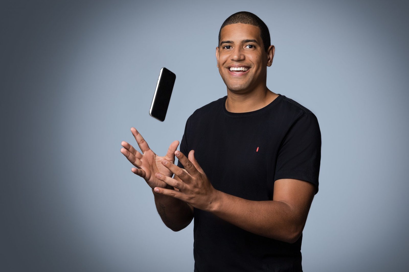 Você gostaria de saber como ganhar mais visibilidade online para seu trabalho como músico? O YouTube tem mais de 2 bilhões de usuários no mundo todo, e é o site de compartilhamento de vídeos mais popular da Internet. E com toda certeza, também o melhor lugar para promover e compartilhar sua música. Neste artigo, vou compartilhar com você alguns segredos que irão melhorar o seu marketing no YouTube e assim impulsionar sua carreira musical. Antes de iniciar o artigo, precisamos dizer que construir uma base de fãs é um processo que não acontecerá da noite para o dia, nem em sete dias ou mesmo em trinta dias. No entanto, é preciso se manter firme nos seus objetivos. Mas não se preocupe: neste artigo, vamos te ajudar a promover sua música no YouTube. Faça o seu marketing corretamente Certifique-se de que todos os seus perfis online estejam vinculados. É especialmente importante vincular seu site às suas redes sociais e também suas contas de streaming. O objetivo principal é ter o máximo de retorno de investimento com seu trabalho. Isso significa que você deve vendê-la ou oferecê-la de graça em troca de um endereço de e-mail, onde será capaz de se comunicar e fazer ofertas de lançamento. Uma boa rede online encurta o caminho que seus clientes devem seguir para realizar uma ação (seja ir a shows ou comprar suas músicas) e os mantém voltando para consumir mais. E no final, você terá um fã fiel de seu trabalho. Se você ainda não tem um website, você pode direcionar seu público para sua página do Facebook ou Instagram ou seu perfil em plataformas de streaming. Veja também nosso serviço de desenvolvimento e criação de sites. Veja as estatísticas do seus vídeos O YouTube oferece a todos os usuários ferramentas poderosas para analisar o desempenho e a evolução de cada vídeo em seu canal. É um grande desperdício não aproveitar essas ferramentas para descobrir o que está funcionando e o que está funcionando para você. Assim que você entender mais quais são os assuntos e temas musicais que mais funcionam para você, e muito em breve, você obterá melhores resultados. Adicione título, descrição e tags que tenham relevância Seu título deve ser a primeira coisa que seu potencial fã vê e é a melhor maneira de melhorar sua posição nos resultados da busca do YouTube. Você também pode adicionar mais informações sobre o que se trata sua canção. Também forneça links relevantes para seus produtos, descrições, vídeos relevantes, citações e qualquer outra coisa que faça sentido para sua música. Adicione anotações, botões e playlists Como proprietário do canal, você pode decidir o que será incluído nos vídeos de suas músicas. O YouTube criou um recurso que permite criar uma "chamada para ação" fácil para seus espectadores. Esta ferramenta aumenta (e muito!) o tráfego para seu site e, por consequência, impulsiona também suas vendas. Você pode adicionar uma "chamada para ação" em seu vídeo como convidar pessoas para assinar seu boletim informativo, conhecer as suas outras músicas,criar ofertas de lançamento, assinar sua newsletter, compartilhar seu vídeo, contar a seus amigos sobre você, entre diversas outras oportunidades. Faça covers Um erro que muitos artistas têm é limitarem-se a usar apenas suas próprias músicas no YouTube. Obviamente, há prós e contras nessa abordagem. Na prática, não fazer covers limita sua exposição, já que a maioria das pessoas que buscam pelo nome de uma determinada música, que conhecem previamente. Por isso, uma excelente maneira de aumentar o tamanho de sua base de fãs é fazer versões cover de músicas que sejam compatíveis com seu estilo musical. Elas aparecerão nos resultados da busca associada ao artista que as interpreta. Seja criativo; não copie exatamente; modifique as capas de modo que elas ainda sejam reconhecidamente suas. Crie variação de seu conteúdo De vez em quando, você também deve variar o tipo de conteúdo que você cria. Por exemplo, você poderia adicionar vídeos que estão direta ou indiretamente relacionados à sua música, como vídeos que dão insights sobre sua vida, como mostrar os bastidores de cada show. Os fãs realmente ficarão interessados em consumir este tipo de conteúdo. Faça anúncios na plataforma Uma excelente maneira de aumentar também sua visibilidade é criar anúncios no Youtube. Os anúncios permitem adicioná-los em lugares diferentes. Por exemplo: Exibir anúncios na página principal da plataforma Anúncios associados a palavras-chave, de acordo com a busca dos usuários do YouTube Anúncios que são exibidos antes, durante e após os vídeos Anúncios apenas em celulares Sem dúvidas, trabalhar com anúncios na plataforma pode aumentar sua base de fãs.