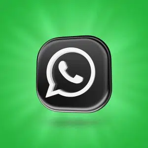 4 maneiras de otimizar suas conversas de Marketing Digital com o WhatsApp Business 80% das pessoas consideram o WhatsApp como seu melhor canal para conversas. Eles o utilizam para entrar em contato com famílias e amigos. Mas, eles também o utilizam para alcançar novos negócios. Além disso, muitas empresas utilizam o WhatsApp como um canal de marketing. De acordo com as estatísticas do próprio WhatsApp, mais de 5 bilhões de empresas utilizam o aplicativo para se conectar com seus clientes. Como resultado, essas empresas aumentaram suas taxas de conversão em um curto período. 80% dos entrevistados afirmaram que o WhatsApp ajuda nas relações de negócios e nas vendas em geral. O que queremos dizer neste contexto não é sobre o aplicativo do WhatsApp. Também não estamos nos referindo ao WhatsApp para Negócios. O que estamos falando é sobre uma solução inclusiva que é o WhatsApp Business API. Esta solução combina a automação de chatbot com as habilidades do usuário. Este artigo revela os 4 principais passos que você pode seguir. Estes passos o ajudarão a otimizar as suas conversas usando o WhatsApp. Defina o WhatsApp como seu canal de atendimento Em vez de pedir a seus clientes que: Envie um e-mail para você, Preencha um formulário na sua landing page, Entre em contato durante o horário de trabalho, Faça o download de seu aplicativo móvel. Peça-lhes que entrem em contato com você através de seu canal oficial do WhatsApp. Todos estes "Call To Action” (ou Chamadas para Ação) podem funcionar. Mas, a experiência de seus clientes será impessoal. Logo, você precisará de um canal que encaminhe seus clientes para uma conversa personalizada e é por este motivo que é preciso definir o WhatsApp como seu canal de atendimento. Esta etapa permite que seus clientes entrem em contato com você através do aplicativo.. Transformar a conversa em WhatsApp é bastante lucrativo. Primeiro, ela permite uma excelente experiência para o cliente. Em segundo lugar, ela oferece múltiplos recursos. Um exemplo destas características é a automação do chatbot. Este recurso também melhora a experiência do cliente. Um chatbot está disponível para se comunicar com seus clientes 24 horas por dia, 7 dias por semana. Além disso, ele pode lidar com muitos clientes ao mesmo tempo. O chatbot pode apresentar o catálogo e receber pedidos. Além disso, ele responde a consultas gerais de clientes. Os exemplos incluem informações sobre a localização da loja e o horário de funcionamento. Além disso, podemos treinar o chatbot extensivamente para fazer muito mais. Um chatbot irá até mesmo qualificar o cliente e suas necessidades. Ele também pode identificar o momento certo para entregar a conversa a um agente de vendas. Então, um agente de vendas pode ter uma conversa personalizada com o cliente. Além disso, a conversa pode ir para o canal de conversação preferido do cliente. Mova a conversa para WhatsApp usando os links "Click to Chat". Mudar sua chamada "Fale conosco" para o canal de ação para o WhatsApp é simples. Seria melhor se você criasse um link "Clique para conversar". Use o link em qualquer plataforma que você use para se comunicar facilmente com seus clientes. Os links "Click to chat" representam uma maneira rápida de iniciar uma conversa com os clientes. Ele permite que você leve uma conversa de qualquer canal para seu WhatsApp. Ele funciona mesmo que seu número WhatsApp não exista no endereço do livro deles. O link ainda permite que seus clientes atuais e potenciais encontrem seu negócio de qualquer lugar. A lista inclui mídias sociais, websites, SMS, etc. O que é notável nos links "Clique para conversar" é que você pode criá-los rapidamente. Você também pode adicionar texto ao link. O texto aparecerá para seus clientes e quando eles clicarem no botão "Fale conosco", o texto aparecerá diretamente. Mude a sua landing page de seus Anúncios em Mídias Sociais Muitas empresas sofrem com uma baixa taxa de conversão em suas páginas na internet. A solução é mudar para uma landing page (que é uma página estratégica com foco em conversão) para que se resolva esta situação. Com isso, é importante que essa página tenha o plugin do WhatsApp Business em seu código, pois facilitará a interação com o cliente final. Então fica a dica: Use uma nova landing page para seu próximo anúncio através do Facebook Ads ou no Instagram Ads. Portanto, substitua seu plugin de chat pelo WhatsApp Business como sua página de destino através do botão "Send a Message" (Enviar mensagem). Este recurso levará instantaneamente seus clientes a um tópico de conversa. Desta forma, você evitará a criação de site com páginas web impessoais e incômodas. Se você está familiarizado com os fundamentos dos Anúncios do Facebook, então você tem tudo para começar. Tudo o que você precisa agora é usar seu Call to Action de uma maneira diferente. O primeiro passo é vincular seu WhatsApp Business à sua conta do Facebook. Agora, selecione um objetivo para sua campanha. O objetivo que você escolher deverá permitir que você adicione sua WhatsApp Business como sua Chamada para ação. DICA HASHTAG MARKETING DIGITAL: Dê uma olhada no guia completo de criação de Anúncios que clique no Ads Manager. Muitos dos objetivos disponíveis no Ads Manager estão de acordo com suas necessidades. Portanto, escolha um propósito prático para a campanha. O objetivo de sua campanha deve permitir que você defina o Whatsapp como o destino de seu CTA. Aqui estão alguns exemplos que você achará úteis: Tráfego Você está conduzindo o tráfego para seu WhatsApp através de cliques. Isso significa ter o maior número possível de pessoas clicando na sua conta WhatsApp. Conversões As conversões são para que as pessoas entrem em contato com você. Elas poderão enviar mensagens ao seu canal WhatsApp Business. Então, você poderá acompanhar as conversões de sites e aplicativos relacionados. Mensagens As mensagens significam receber o maior número possível de mensagens. O canal, neste caso, é o WhatsApp. Você também pode optar por receber mensagens no Facebook Messenger ou nas mensagens diretas do Instagram. Personalize as conversas com os visitantes de seu site usando o WhatsApp Se você utiliza o Whatsapp como uma ferramenta de marketing, você pode atingir cerca de 1,5 bilhões de pessoas. Isso é verdade! Mas isto significa que você precisa usar qualquer canal de comunicação que tenha em mãos. Portanto, seus clientes precisam usar o WhatsApp para se comunicar com sua empresa. Use o Live Chat se você tiver uma alta taxa de retorno ou baixas conversões dos visitantes de seu website. Isso o ajudará a melhorar suas métricas. Portanto, seria melhor incorporar um Widget do WhatsApp em seu website. O widget leva os visitantes do seu site a uma conversa instantânea. Você pode instalar um bate-papo com widgets na web para seu WhatsApp. Você pode até mesmo incorporá-lo para outros canais. Basta usar um widget multicanal para fazer isso. Um widget de website multicanal pode incluir diferentes canais de comunicação. Eles podem selecionar o canal que considerarem conveniente para eles. Por exemplo, eles podem contatá-lo através de suas plataformas de mídia social ou número de telefone. Além disso, os widgets permitem que você adicione seu link WhatsApp "Click to chat" ao seu website gratuitamente. Depois, os visitantes de seu website podem conversar com seus negócios no Whatsapp. Eles só precisam clicar no widget. Desta forma, você direciona seus clientes para seu canal Whatsapp. Em seguida, eles enviarão uma mensagem à sua empresa através do número Whatsapp que você definir. Um widget do WhatsApp aumenta o envolvimento dos clientes com seu negócio. Ele permite que seus clientes entrem em contato com sua empresa com menos esforços. Assim, você irá melhorar a experiência de seus clientes. Use o WhatsApp Business API O WhatsApp Business API é uma solução para todos os tamanhos empresas, não importa se ela é iniciante ou já experiente de mercado. Ela permite que eles cheguem a seus clientes rapidamente através do aplicativo de mensagens. Ela também melhora a comunicação um-a-um entre as empresas e seus clientes. É um fato que muitos clientes usam o WhatsApp para entrar em contato com suas marcas favoritas. Eles o usam para buscar uma resposta para suas perguntas. Eles também buscam o suporte ao cliente usando o WhatsApp. Eles também podem usá-lo para receber informações cruciais e atualizações. Por exemplo, os clientes entram em contato com empresas para perguntar sobre reabastecimento, ofertas, e muito mais. O WhatsApp Business API agora expandiu ainda mais o poder de alcance do WhatsApp. A solução permitiu que as empresas iniciaram uma discussão com seus clientes. Mas, as empresas podem iniciar uma conversa apenas com seus clientes opt-in. O WhatsApp Business API criou uma solução de marketing de conversação. Mensagens pró-ativas concederam esta solução. Portanto, as empresas não devem perder esta solução de marketing altamente convincente. Há infinitas maneiras pelas quais as empresas podem usar o WhatsApp para alcançar seus clientes. Por exemplo, as marcas podem usar o WhatsApp Business para aumentar o reconhecimento da marca. Elas também podem usá-lo para aumentar as vendas ou melhorar o envolvimento do cliente. Aqui estão alguns casos sugeridos de uso do Whatsapp: Varejo e Comércio As empresas podem compartilhar lembretes de ações de reserva. Também podem compartilhar sugestões de produtos com base em compras recentes. Móveis domésticos As empresas podem enviar rastreamento de entrega para os clientes. Além disso, podem compartilhar lembretes de abandono do carrinho para produtos ainda não comprados. Viagens Um cliente pode receber alertas de preços para os voos que ele rastreia. Eles também podem receber lembretes de voos e ofertas de up-sell de produtos. Concluindo… Estes são os 4 primeiros passos que você precisa aplicar. Estes passos o ajudarão a otimizar seus gastos digitais através do WhatsApp. Muitas vezes, é apenas uma simples pergunta que impede que as pessoas se convertam. Elas não enviaram o formulário de retorno de chamada nem entraram na linha direta para obter uma resposta. Mas, o WhatsApp Business resolverá isso para você. Ele o ajudará a gerar leads diretamente de suas conversas digitais. A Whatsapp API acrescenta as forças de uma solução chatbot às habilidades da equipe de vendas. Ela também proporciona a seus clientes uma conversa personalizada instantaneamente. Curtiu a dica da sua melhor agência de marketing digital? Caso queira saber mais, deixe seu recado aqui que em breve iremos responder.