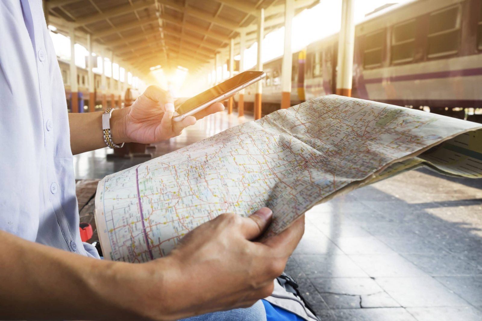 5 dicas para escrever anúncios no Google Ads Nos dias de hoje, onde o digital está se tornando cada vez mais importante, é essencial que nossa empresa se desenvolva neste meio para que os seus produtos ou serviços tenham sucesso. O objetivo não é apenas alcançar o número máximo de pessoas, mas também alcançar o destinatário ideal para garantir uma máxima conversão de vendas. É preciso garantir que a publicidade e os anúncios tenham um rendimento máximo. O Google é um motor de busca por excelência que é usado em massa para quase tudo. Uma boa maneira de se promover é fazer propaganda de seu produto quando uma pesquisa relacionada é feita. O Google Ads foi criado para este objetivo. A ideia de utilizar os anúncios do Google como parte de uma campanha de marketing que precisa de uma série de boas práticas para obter o melhor desempenho. Aqui estão as 5 principais dicas para escrever anúncios no Google Ads: Pesquise com cuidado e escolha suas palavras-chave. Como quase tudo que funciona no marketing digital, você precisa encontrar as palavras-chave que o ajudarão a aparecer na busca de seu consumidor ideal. Embora possa parecer fácil, requer algum conhecimento especializado. Existem ferramentas que podem ajudá-lo nesta tarefa, como o Planejador de Palavras-Chave do Google, Google Trend ou Keywordtool. Eles devem aparecer no anúncio do Google Ads para encontrar o alvo e alcançar a relevância desejada. Criar títulos impactantes. Com a grande quantidade de informações que cada pessoa recebe todos os dias, pode ser muito desafiador chamar a atenção e se destacar do resto do anúncio. Um título chamativo para seu anúncio é a chave para o sucesso que funciona como isca real para clientes potenciais que queiram entrar no link para o anúncio. Com poucas palavras, você deve falar sobre o seu produto e gerar impacto. Pense sempre em usar as Palavras-Chaves para escrever anúncios no Google Ads Buscar a ação do cliente. Você deve usar linguagem direta em seu anúncio que promova algum tipo de reação no cliente. A chamada à ação (CTA) é um recurso no qual o leitor é chamado para realizar uma determinada atividade. Eles já receberam as informações que estavam procurando e é preciso deixar claro qual é o próximo passo a ser dado por meio de uma voz imperativa: "compre agora" ou "ligue para nós". De acordo com Pedro Amorim, diretor da Estação Indoor Agência de Google Ads, hoje é quase impossível trabalhar um anúncio sem a presença de uma CTA. E ainda completa: “São elas que dão o passo inicial para uma venda” Estabelecer clara e efetivamente a forma de contato. Estabelecer a forma pela qual o cliente potencial pode contatar o negócio efetivamente é muito importante (especialmente se não for comércio eletrônico) em seu anúncio do Google Ads. Um número de telefone, e-mail ou endereço deve aparecer definitivamente a fim de levar o cliente ao serviço que ele está solicitando. Evite a expressão linear em seu anúncio. Use perguntas e exclamações em seus Anúncios do Google. É uma boa maneira de atrair a atenção e aparecer nas buscas. É também uma forma de atender às necessidades que o cliente pretende satisfazer. Ela torna a leitura mais leve e incentiva a identificação com o leitor. A redação dos Anúncios do Google deve ser clara e concisa. A palavra-chave deve ser repetida tanto no título quanto no URL. A chave para atrair a atenção é identificar-se com o potencial cliente e, para isso, é melhor evitar mensagens enganosas. Atribuir diretamente a solução para as necessidades do cliente a nossos produtos é a melhor maneira de criar propagandas eficazes. Na Estação Indoor, somos especialistas no desenvolvimento e execução de estratégias de marketing digital, além de desenvolver ações em nossa Agência de Google Ads. Entre em contato conosco e nós lhe daremos a melhor opção para alcançar os melhores resultados.