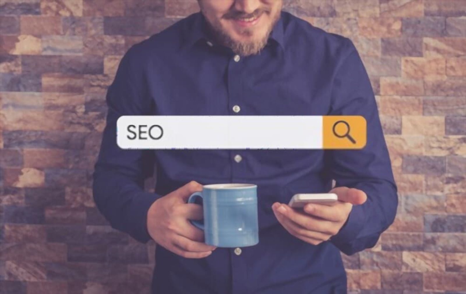 Como escolher uma agência de SEO? Você já sabe que a SEO é crucial para qualquer segmento de negócio. Ele não só oferece tráfego e receita consistentes e de longo prazo, como também ajuda a proteger você contra mudanças nos cookies que o Google e o Facebook usam para publicidade paga na mídia. Mas saber os benefícios de colocar o site nas primeiras posições do Google é algo incrível, mas não é simples. Recomendamos que uma agência de SEO possa te ajudar a desenvolver esse trabalho com excelência, mas atenção: Não escolha qualquer uma! SEO é um canal de marketing complexo que é assimétrico e difícil de entender para alguém que não está no "jogo de SEO" há vários anos. Existem muitas empresas que se classificam como agência de SEO, mas não tem a menor ideia do trabalho que terá para fazer isso. Para você entender o dia a dia de profissional de SEO, vamos aquela alusão: Imagine que você pode entender como funcionam as peças individuais de um motor de carro e como cada componente impacta a máquina por inteiro, mas o mesmo não pode ser dito para o marketing SEO. Sabe o porquê? O Google mantém sigilo sobre os fatores de classificação SEO, então a maioria dos testes de SEO tem que ser feita em um ambiente controlado para garantir que os resultados sejam precisos e relevantes. Existem muitas partes brilhantes e divertidas para SEO, mas se você quiser obter resultados reais, então você precisa trabalhar com uma agência de SEO (Tipo a Estação Indoor…) que tenha experiência com uma ampla gama de estratégias de marketing, como por exemplo: SEO Técnico: O SEO técnico é o processo de usar os modernos requisitos dos mecanismos de busca para melhorar a classificação do seu site nas pesquisas orgânicas. Essas técnicas incluem rastreamento, indexação, renderização e arquitetura de página. SEO On Page: A prática de otimizar sites para que possam ser classificados em posições elevadas e ganhar mais tráfego relevante nos mecanismos de busca é frequentemente chamada de SEO On Page. Ele se refere não apenas ao conteúdo, mas também ao código fonte HTML, que pode ser otimizado, enquanto o Off Page refere-se principalmente a links que são sinais externos. SEO Off Page: SEO Off Page refere-se a todas as atividades que você pode fazer fora de seu site que elevarão o ranking da sua página com os mecanismos de busca. Muitas pessoas associam SEO Off Page com a criação de links, mas isso vai além disso e inclui também o envolvimento com a gestão de redes sociais. Com mais de 2.000 fatores de ranking incluídos no algoritmo do Google, você pode ver como os três principais métricas de SEO trabalham juntos. Mas não nos percamos nos detalhes - o fato é que se você escolher uma Agência de SEO que corta os gastos ou não sabe como obter resultados, então seu negócio poderia estar em um ponto pior do que se você simplesmente não implementasse uma estratégia de SEO. Como qualquer outra mercadoria vendida no mercado, é importante lembrar que existem serviços de SEO honestos e serviços de SEO ruins por aí. Muitas pequenas empresas não podem se dar ao luxo de escolher mal quando se trata de otimização de mecanismos de busca. Empregar uma equipe de SEO que usa truques baratos para dar resultados de curta duração pode levar a danos a longo prazo para seu negócio. Vamos dar uma olhada no propósito de uma Agência de SEO, quais são os seus benefícios, o que eles oferecem e o que esperar dos serviços profissionais de SEO. Qual é o objetivo de uma empresa de SEO? Hoje, os empreendedores não estão seguros sobre o que exatamente acontece nos bastidores de uma Agência de SEO. O motivo se deve a vários fatores como não conhecer bem o que uma empresa desse segmento faz, como geram lucros e como ou quanto se gasta para colocar em prática as atividades da profissão. Acho que isto é semelhante a um mágico que não conta os seus segredos ou chefe de cozinha que não deixa você saber os ingredientes do bolo. Embora isso possa não ser um grande problema na maioria dos casos, você pode morrer se tiver alergias a um ingrediente que não é revelado antes de fazer o pedido ou ficar chateado pois escolheu o show errado e, de quebra, foi assistir as mágicas que você já conhece desde o tempo do abracadabra O SEO inclui muitas partes individuais, mas em seu núcleo está a soma de diversas estratégias para melhorar o ranking dos mecanismos de busca para aumentar a visibilidade online. Quando você contrata uma agência de SEO especializada, eles irão realizar uma auditoria para analisar o seu site. Aqui estão alguns aspectos que eles irão considerar: Se o seu site for móvel e amigável. Se o seu site é seguro. A velocidade de carregamento do site pois será considerado na experiência do usuário. A extensão e a qualidade de seu conteúdo. A presença de backlinks de alta qualidade. Se você tem imagens otimizadas. Se o seu site tem a marcação correta para palavras-chave. DICA HASHTAG MARKETING DIGITAL: Quer saber se os profissionais que você está lidando são de uma empresa de SEO profissional? Verifique se ela lhe oferece uma auditoria antes do início dos trabalhos. Você deve realizar uma auditoria de SEO pelo menos uma vez a cada cinco anos para garantir que seu site esteja bem organizado. Uma boa agência de SEO lhe oferecerá uma auditoria de SEO e você precisa fazer questão de saber sobre como está o seu posicionamento online no Google. Uma auditoria de SEO revisará todos os componentes que afetam o ranking de busca do seu site e irá destacar exatamente o que uma campanha de SEO deve fazer para dar resultados. Se uma auditoria de site não for parte da estratégia de SEO, então você precisará encontrar uma agência de marketing digital que o faça. Vamos analisar como a parceria com uma agência profissional de SEO pode beneficiar seu negócio, ajudar seu público-alvo e oferecer um retorno sobre o investimento. Benefícios de uma agência profissional de SEO Você como um empreendedor informado, com certeza já ouviu que o SEO irá melhorar a classificação geral e a visibilidade do site, não é mesmo? Mas não é aí que termina o verdadeiro valor. Um SEO profissional para empresas é essencial para a longevidade e o sucesso de seu website e no planejamento de um negócio como um todo. Aqui estão alguns benefícios que você pode esperar de um serviço de SEO de qualidade. Como os serviços de SEO beneficiam um site Qualidade e Tráfego orgânico. Resultados superiores nos motores de busca. Melhor alcance e experiência do usuário. Mais cliques que PPC Superam o desempenho dos sites concorrentes Como os serviços de SEO beneficiam o seu negócio Constrói Credibilidade e Confiança com o Público-Alvo Aumento de vendas. Visibilidade aprimorada Ciclo de Compra de Impactos Positivos Alto ROI em serviços de SEO Impactos a longo prazo A beleza da parceria com uma boa Agência de SEO é que os benefícios são quantificáveis. Como você pode medir quase tudo com rastreamento e análise, você pode entender como ações específicas impactam o desempenho e o crescimento. Um profissional de SEO visa aproximar a sua empresa do alcance de seus objetivos comerciais. Uma empresa utilizará dados sólidos para apoiar os impactos positivos de suas ações em seu site. E você sabe que os dados nunca mentem. O que esperar dos serviços de SEO? Agora que você sabe a importância de escolher serviços de uma agência de SEO de qualidade, você pode estar se perguntando o que esperar desses profissionais. Separamos algumas sugestões que podem ser a chave do sucesso para seu site. Vamos a elas: Análise de conteúdo É realmente difícil manter um site limpo. Se ocorrer geração de conteúdo consistentemente para seu blog, provavelmente terá muito conteúdo desconectado que não está otimizado para o seu potencial máximo. Uma análise de conteúdo é importante em uma auditoria de SEO, mas uma análise contínua de conteúdo é um componente crítico para qualquer serviço online mensal em andamento por agência de SEO. Esta pesquisa organizacional é uma parte essencial em uma estratégia de SEO. Ela permite aos pesquisadores examinarem nuances de comportamentos, aperfeiçoamentos e tendências. Os profissionais de SEO verificarão o seu conteúdo existente para diagnosticar vários problemas potenciais, como por exemplo: Palavras-chave mal direcionadas; Conteúdo de má qualidade; Conteúdo duplicado; Funcionalidade de busca por voz; Inconsistências com nomes, números de telefone e endereços relacionados ao SEO local. Páginas em falta ou links internos quebrados O processo de análise de conteúdo descobrirá as falhas, identificará o conteúdo que precisará de uma otimização e até mesmo irá visualizar as questões técnicas com conexões em todo o seu site. O marketing de conteúdo não pode parar com a pesquisa de palavras-chave, você deve ter uma estratégia SEO eficiente para garantir que os mecanismos de pesquisa classifiquem o seu conteúdo acima de seus concorrentes e falem com público para conduzir mais conversões. Análise da estrutura do site Beleza…. este ponto é um pouco mais abstrato do que escrever conteúdo e ter certeza de que seus links estão funcionando. Para uma Agência de SEO, a análise da estrutura do site é semelhante a algo chamado "arquitetura do site" que é praticamente como a informação em que seu site está alinhado com as palavras-chave e outros fatores de bastidores que o Google considera ao classificar um site. Uma agência de SEO profissional terá experiência na criação de sites para empresa e no alinhamento de palavras-chave e conteúdo com a intenção específica do usuário. É aqui que entra em jogo a análise da estrutura de um site, pois seu site inteiro precisa ter seções específicas para diferentes conteúdos com base em segmentos de clientes. O Google e o Bing enfatizam a importância de projetar websites para os usuários, em vez de direcioná-los para os mecanismos de busca. Isto significa que uma agência de SEO precisa construir campanhas em torno do objetivo do seu negócio, das preferências dos mecanismos de busca e das necessidades de seus clientes. Uma boa equipe de uma Agência de SEO procura as principais características em seu site, tais como: Configuração analítica: Analisa como o seu site é rastreado e coloca em prática técnicas personalizadas para os resultados mais significativos. Erros no site: Estes erros mandam sinais para os mecanismos de busca para indicar que seu website pode não ser confiável. Erros como 404, conteúdo duplicado da página, questões de mapa do site e tags de título duplicadas são bastante comuns. Taxas de conversão: Especialistas ficam atentos a gargalos no conteúdo e na experiência geral do usuário que pode impactar negativamente os leads. Meta Elementos: Meta descrições, conteúdo do site e tags de títulos duplicados terão um impacto negativo na classificação de seu mecanismo de busca e CTR. A otimização destes elementos aumentará suas chances de ser descoberto nos SERPs. Embora esta parte de estratégia de SEO possa parecer um pouco abstrata, uma agência de SEO deve ser capaz de entregar uma planilha que esboça cada palavra-chave, intenção, CTA e outras informações para cada página do seu site. Esta é uma entrega básica para qualquer empresa de SEO, e você saberá se está lidando com uma empresa de SEO de qualidade, se eles prestarem este tipo serviço. Otimização de conteúdo na página Para você que tem uma Agência de SEO, é comum saber que os seus clientes têm perguntas e problemas e estão procurando soluções on-line. Se você quer que sua empresa seja encontrada, então você precisa ter os tipos certos de conteúdo que são otimizados para a intenção do seu público-alvo. Há diferentes tipos de conteúdo que precisará ser implementado na sua estratégia de marketing digital, como posts em blogs, depoimento de clientes e estudos de caso. Cada tipo de conteúdo é destinado a ajudar os potenciais clientes on-line através da Jornada do Cliente e exigirá um bom mapeamento de conteúdo para garantir que ele atinja as necessidades do seu público. Uma Agência de SEO de alta qualidade tomará estas medidas para otimizar seu conteúdo On Page. Editar ou remover conteúdo duplicado Adicionar palavras-chave e copywriting bem escritos em suas páginas do site que não estejam funcionando bem. Colocar palavras-chave nos títulos das páginas para ajudar na classificação do Google Adicionar texto no formato, imagens e novas cores para atrair mais conversões Definir o UX design do seu site para obter um SEO de página estratégica para atrair novos visitantes A otimização na página é essencial para um bom marketing de conteúdo. É um processo fluido que leva tempo, dedicação e um olho para os detalhes! Uma ótima maneira de começar a otimizar o SEO On Page de seu site é certificando-se de que tanto a estrutura da URL quanto os títulos das páginas sejam otimizados. Otimização Off Page Ao começar uma pesquisa para escolher de uma agência de SEO procure saber sobre o tipo de trabalho de SEO Off Page que estará incluído nos serviços de comunicação. O SEO Off Page é difícil, requer muito trabalho manual, investimento e ferramentas técnicas para fazer corretamente. Sua presença no local pode ser essencial, mas também são fatores fora do local. Uma agência de SEO também fará mudanças para melhorar sua presença fora da página. Para melhorar a sua posição nos resultados dos mecanismos de busca usando SEO local, você deve: Encontrar diretórios valiosos para adicionar no seu site. Enviar e publicar comunicados de imprensa sobre os novos produtos ou serviços de sua empresa, assim como outros itens interessantes. Identificar páginas da mídia social não competitivas e blogs em indústrias similares para comissionar posts de convidados em troca de backlinks. Mesmo que estas otimizações não afetem diretamente a aparência de seu site, elas geram um tráfego orgânico crítico que você pode ter perdido. A Internet é uma festa gigantesca, e SEO Off Page é como você pode fazer o Google falar sobre você. A Estação Indoor é uma empresa de marketing digital rj, que possui uma especialização em Agência de SEO. Mande já a sua mensagem e garanta já a sua consultoria gratuita com nosso consultor de marketing digital. Consultoria e revisões nas campanhas de SEO O SEO é um canal que está em constante mudança. Não apenas para Google que está sempre atualizando os seus algoritmos, mas também para sua concorrência que também está tentando superar o seu site nas SERPs. Isto significa que você precisará de uma agência de SEO que forneça orientação e supervisão contínua para garantir seu sucesso on-line. O trabalho prático de uma agência de SEO vai além de fazer mudanças em seu site. A análise sistemática dos KPIs deve ser usada para monitorar rankings, conversão e tráfego. Uma agência de SEO utiliza esses dados para determinar o que oferecerá mais benefícios na sua criação de sites. Você pode então usar essas informações para apoiar decisões comerciais e estratégias de conteúdo à medida que avança com seu negócio. Como dizer qual é a Agência de SEO é a certa para seu negócio? Uma vez que você tenha percebido o quanto sua empresa se beneficiará dos serviços de SEO, é hora de começar a encontrar a melhor agência de SEO para as suas necessidades. Considere o processo de contratação de uma agência de SEO muito parecido com a contratação de um funcionário ou a compra de um carro. Você precisará tirar a emoção da sua decisão e concentrar-se nas necessidades de seu negócio. O SEO Marketing é uma forma comprovada de fornecer resultados consistentes sem a necessidade de cookies ou anúncios pagos. Aqui estão algumas dicas e perguntas a serem feitas quando você estiver no mercado a procura de uma empresa de SEO: O que procurar no contrato de serviços SEO Perguntas a serem feitas antes de assinar um contrato de prestação de serviços: Análise Online Off-Page - Você pode oferecer estudos de caso ou exemplos do sucesso de seu cliente anterior? Otimização do conteúdo no local - Como melhorar nossa classificação nos mecanismos de pesquisa? Análise da estrutura do site - Vocês seguem o guia de melhores práticas do Google? Análise de Conteúdo do Website - Quais ferramentas de SEO você usa para coletar dados e como você irá melhorar a SEO? Análise da taxa de conversão - Com que frequência vocês relataram o seu trabalho, e como posso esperar que os dados apareçam? Certifique-se sempre de que a agência de SEO que você escolher, desenvolve estratégias através do SEO White Hat, ou seja, se eles ganham nos rankings de busca usando decisões baseadas em dados e trabalho árduo. Por outro lado, SEO Black Hat vem barato inicialmente, mas usa métodos sombrios que o levarão à primeira página, mas futuramente poderá trazer problemas de classificação devido a usar "jeitinhos" não permitidos. Como ter agência profissional de SEO para expandir seus negócios? Ao escolher os melhores serviços de SEO disponíveis, você precisa considerar como deseja aparecer na Internet. Um SEO feito de maneira inapropriada pode fazer com que seu público-alvo pense que seu negócio é uma fraude. Seu site é um reflexo do seu negócio. Contratar uma empresa SEO o ajudará a melhorar a sua classificação nos mecanismos de pesquisa, atrairá mais usuários e, por fim, levará conversões que irão melhorar os seus resultados. Quer uma consultoria grátis do seu site? A Estação Indoor é uma empresa de marketing digital no rio de janeiro com especialidades em Agência de SEO. Mande já a sua mensagem e decole para as primeiras posições do Google.