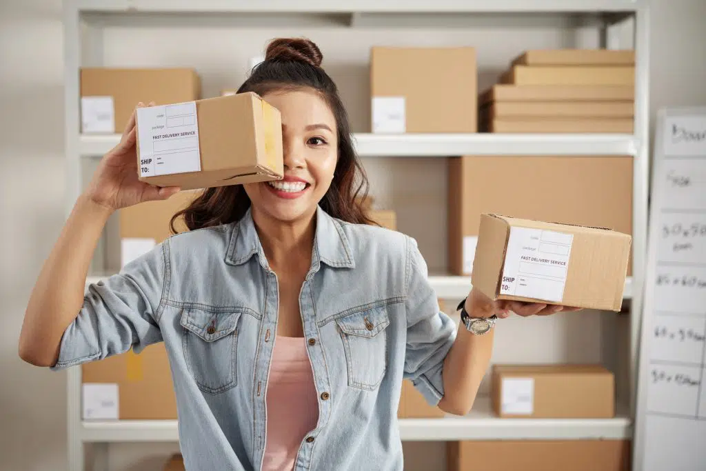 O e-commerce explodiu durante a última década e a pandemia o impulsionou ainda mais para a frente a um ritmo recorde. No ano de 2020, mais de US $861 bilhões foram gastos on-line com os varejistas, um aumento de 44% a partir de 2019. Globalmente, a indústria do comércio eletrônico atingirá US $4,9 trilhões ainda este ano. O comércio eletrônico gera 10% de todas as vendas no varejo, com uma taxa de crescimento anual prevista de 15%. As estimativas mostram que existem mais de 24 milhões de sites de e-commerce é há concorrência alta, mas com as táticas corretas e uma forte estratégia de marketing de crescimento exponencial, o que te levará a formas diversas de geração de tráfego de alta qualidade para sua loja on-line, convertendo novos visitantes em clientes e alcançando um sólido posicionamento online da sua marca. Desenvolvemos este guia para mostrar maneiras fáceis de divulgar seu negócio online, independentemente dos tipos de produtos ou serviços que você vende.  Melhores táticas para aumentar as vendas de e-commerce Para aumentar suas vendas neste ano, você precisará desenvolver algumas ações de marketing que estejam seguindo o seu plano de negócios . Aqui estão algumas abordagens que irão te ajudar no seu dia a dia. Realize campanhas usando Taboola Qual pessoa não gosta de descobrir novas marcas de uma maneira confiável? Isso é possível!  Ao realizar campanhas publicitárias através de uma plataforma publicitária nativa, como a Taboola, você obtém a credibilidade das publicações populares e coloca sua marca na frente de novos públicos.  Através deste sistema você poderá encaminhar o seu potencial cliente e mostrar a eles um conteúdo ineditismo sem perturbá-lo. Tudo será feito de uma maneira não invasiva para que eles possam se envolver com a sua publicação. Com o Taboola e suas campanhas publicitárias, você será muito mais bem sucedido, pois ele já tem em seu DNA, uma maneira para aumentar as vendas de e-commerce sempre usando conteúdos diversos  Construa a conscientização de sua Marca Desenvolver uma construção de consciência da marca é fazer com que as pessoas descubram o seu negócio e a reconheçam novamente no futuro. Para fazer isso com eficácia, poste regularmente através da gestão de mídia social, acoplando conteúdo orgânico com promoções pagas.  Todo bom site de e-commerce deve vir acompanhado de uma forte estratégia de SEO, portanto, quando os consumidores procuram produtos ou serviços, seu conteúdo irá aparecer na primeira página nos mecanismos de pesquisa.  Já que falamos do Taboola no Parágrafo anterior, lançar uma campanha de display através dele é uma ótima maneira de conscientização de marca e com todas essas estratégias unidas, você estará preparado para aumentar as vendas. Construa sua lista de e-mails Pode acreditar: O e-mail ainda é um canal de alto desempenho. De acordo com pesquisas realizadas em 2020, há um percentual de 59% consumidores que ainda tomam decisões de compra através do e-mail marketing. Um conselho que passamos é criar uma estratégia de marketing para a captação desses novos leads, pois é ali que você terá as informações dos seus clientes. Dica Hashtag Marketing Digital: Não deixe de incluir no seu site, um formulário de captura de e-mails e adicione um durante o processo de checkout. Aumente as inscrições dando algo em troca, como um código de desconto, um e-book, o envio gratuito ou outras ofertas valiosas. Comece com algumas campanhas de e-mail por semana, mas experimente uma frequência para encontrar o equilíbrio certo entre altas taxas abertas e baixas taxas de cancelamento de assinatura.  Crie um identidade visual agradável com conteúdo relevante, pois assim eles ficarão mais suscetíveis a visitar o seu e-commerce e saber o que sua marca tem para oferecer. Otimize o seu site para o celular Isso já não é novidade, mas tem muitas marcas que deixam esse detalhe passar. No Brasil, mais de 59% das vendas de e-commerce são feitas através dos dispositivos móveis. Ela é uma ferramenta tão inclusiva que os varejistas menores alcançam uma taxa de conversão móvel 30% maior do que as grandes marcas, por isso que uma experiência móvel otimizada é essencial. Você precisa ter um site responsivo, para que ele se adapte automaticamente a diferentes tamanhos de dispositivos. Execute testes de garantia de qualidade para certificar que os botões sejam facilmente clicáveis, que o conteúdo seja exibido corretamente e que a rolagem seja uma brisa. Tente simplificar os processos de navegação, pesquisa e checkout com sugestões de preenchimento automático para melhorar a experiência do cliente. Colete depoimentos e feedback Os depoimentos positivos sobre sua marca tem um grande valor para o internauta que acessa o seu e-commerce. Existem pesquisas que afirmam que os depoimentos e os feedbacks podem aumentar as conversões em 270%, e em sua maioria, os consumidores dizem que as revisões influenciam suas decisões.  Quando terminar a criação do site, solicite uma revisão comercial logo após o processo de checkout e inclua um pop-up com uma opção de classificação por estrelas clicável para tornar a experiência do depoimento muito mais agradável, sem parecer que está sendo forçado. Para revisões de produtos no e-commerce, envie um e-mail aos clientes depois que eles tiverem tempo suficiente para experimentar suas compras. Incentive a participação com uma oferta de desconto, mas certifique-se de que o cliente compreenda que você está pedindo uma depoimento autêntico, não tentando comprar um. Verifique também se os usuários deixam comentários em sites de terceiros, como o Trustpilot ou até o Reclame Aqui, e destaque aqueles (Positivos) em seu site. Criar Campanhas de Mídia Social Você não vai ficar esperando que os clientes te achem sempre pelos motores de busca, certo? Por isso, é necessário o uso profissional de gestão de mídias sociais que permitam uma abordagem proativa ao seu cliente final.  Mostre o seu conteúdo nos feeds para os seus potenciais clientes através de campanhas de Facebook Ads. Os anúncios em vídeo possuem uma alta taxa de conversão - eles superam em 10-30% os anúncios de fotos no Facebook e ganham três vezes mais engajamento no Instagram. O Instagram, em particular, investiu muito em seus recursos de e-commerce. As postagens de compras geram 130 milhões de curtidas a cada mês. Experimente o uso de todos os recursos disponíveis da rede social: Seu feed,  Stories do Instagram, o Instagram Live, o IGTV, e o Reels. Produtos mais populares no mercado Não é à toa que os produtos mais bem avaliados do seu e-commerce sejam os populares na hora da venda. Por isso, os destaque nas páginas de desembarque, nas seções de recomendação e através de outras comunicações. Você venderá mais deles, especialmente quando você mostrar todos os depoimentos positivos que outros clientes relataram. Continue a incentivar as compras e crie uma sensação de urgência e escassez usando um sistema de notificação pop-up de comércio eletrônico que alerta os visitantes sobre o que outros clientes estão comprando na sua loja. Remarketing de vendas não concluídas Em sua maioria, os usuários abandonam 70% dos carrinhos de compra do e-commerce, levando as empresas a não lucrarem 18 bilhões de dólares a cada ano. Os emails para carrinhos abandonados pode ser uma ideia para recuperar algumas vendas de usuários que não fizeram nenhuma conversão.. Faça das campanhas de redirecionamento ou de remarketing parte de sua estratégia de geração de leads. Use essas campanhas na gestão de mídias sociais para mostrar anúncios para os visitantes que viram os produtos, mas não compraram. Mesmo que isto não leve a uma compra direta, você aumentará, no mínimo, o reconhecimento da marca. Execute Promoções Quem não gosta de promoções, não é verdade? Uma promoção ou um bônus gratuito em um e-commerce pode ser o  grande responsável por abrir uma compra por impulso. Uma vez que você tenha um visitante em seu site, a melhor maneira de ajudá-los a empurrá-los em direção a uma venda é oferecer um preço que chame a atenção. E, a melhor maneira de instigá-los a comprar naquele momento é disponibilizar esse valor apenas por um tempo limitado. Agora me diga: Qual o tipo de promoção complementaria melhor os produtos que você gostaria de vender pelo seu e-commerce?  Compre um, ganhe outro - Para itens de alto volume que as pessoas frequentemente compram um após o outro. Esta promoção também é ótima para excesso de estoque ou para limpar os modelos ou estilos do ano passado que precisam dar espaço a novas peças. Frete grátis - Se os custos de frete nem sempre são gratuitos em seu site, fornecer frete grátis pode ser uma excelente opção de promoção. Da mesma forma, você pode configurar o envio gratuito para entrar em vigor se o cliente comprar mais do que uma certa quantidade ou valor.  Presente gratuito - Incluir um presente gratuito em cada compra pode ser uma forma divertida de adicionar um pouco mais de conexão entre sua marca e seus clientes. Pode ser uma simples bugiganga com seu logotipo ou uma pequena surpresa do catálogo que complementa o item que eles estão comprando. Preço de venda - Você não pode bater o antigo standby. Apenas colocar "20% de desconto" ao lado do preço reduzido de um item pode muitas vezes ser tudo o que é preciso para fazer a venda.  A chave para uma boa promoção de um e-commerce é olhar através dos olhos de seu visitante: o que alguém considerando comprar este item veria como valioso? Essa é a pergunta que você precisa se fazer sempre. Ela é a chave do sucesso! Melhore a taxa de conversão através de testes A/B Os testes A/B lhe dão uma forma de melhorar seu site incrementalmente e criar uma melhor experiência de compra em geral, resultando em um aumento das vendas. Você pode testar fotos de produtos A/B, manchetes, cópia CTA e design de botões, cópia de produtos, layout de páginas, promoções, e muito mais. Teste apenas um item de cada vez, criando duas variações e enviando tráfego para ambos. Através do Google Analytics ou uma ferramenta similar é possível determinar qual variação levou as melhores métricas de conversão, tais como CTRs, opt-ins de e-mail ou vendas. Oferecer um excelente atendimento ao cliente Em um e-commerce como em qualquer outro lugar, oferecer um bom atendimento ao cliente é o aspecto comercial número um que impacta os níveis de confiança dos consumidores. 89% dos consumidores mudam para um concorrente após uma má experiência. É relativamente fácil fornecer um serviço excelente e, se o fizer, você colhe as recompensas financeiras. A chance de um consumidor fazer uma conversão novamente é muito maior quando ele tem uma experiência positiva. Ofereça serviço em vários canais, inclusive por telefone, chat ao vivo em seu website, SMS e e-mail. Os representantes de suporte do e-commerce devem também trabalhar com o gerenciamento de redes sociais, já que 65% dos jovens entre 18 e 34 anos acreditam que é um canal eficaz. Quer saber mais dicas sobre e-commerce? A Estação Indoor é uma empresa de marketing digital especialista em e-commerce, pois estamos sempre preparando novidades para atingir todos os tipos e tamanhos de negócios. Mande sua mensagem e marque já a sua consultoria gratuita com um dos nossos consultores que poderá te guiar em uma criação de site e-commerce. 