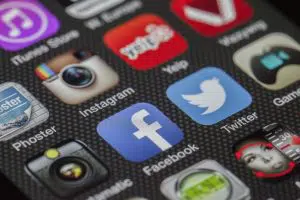 Dicas para gestão de redes sociais Você já sabe que estar presente nas redes sociais é fundamental para o crescimento da sua empresa, não é mesmo? Mas será que você sabe fazer o gerenciamento delas de forma correta? Será que não está precisando de uma mãozinha neste assunto? Se a resposta for sim, confira essas dicas práticas de gestão de redes sociais que separamos para você. Boa leitura! Saiba em quais redes sociais seu público está presente Em geral, não existe uma regra sobre quais redes sociais devem ser usadas, mas é importante estar presente em ao menos duas dessas:    ●     Facebook; ●     Instagram; ●     Linkedin; ●     Twitter; ●     Youtube; ●     Pinterest.   Mas para se ter uma ideia mais precisa sobre em qual rede social você deve marcar presença, é preciso que você saiba em qual delas o seu público está mais ativo. Quando se coloca em prática a gestão de redes sociais, devemos pensar que cada uma tem sua característica, por exemplo, o LinkedIn é mais usado para o contato com profissional e pode ser uma ótima oportunidade para negócios se sua empresa vende produtos ou serviços para outras empresas (B2B). Já o Pinterest e o Instagram são redes sociais mais visuais e por isso são excelentes para quem trabalha com design, arquitetura, moda, decoração ou qualquer outro ramo que tenha um forte componente estético. O Youtube é uma plataforma importante se você pretende fazer vídeos com tutoriais sobre o seu produto, por exemplo. Por fim, Facebook e Twitter podem servir como estratégia a partir de alguma notícia relevante. Tenha objetivos claros ao fazer a gestão das redes sociais Não adianta estar presente em todas as redes sociais se você não tiver definido claramente o que deseja de cada uma delas. Assim, você precisa ter objetivos claro ao fazer a gestão de redes sociais, como por exemplo: ● 	Divulgar sua marca/produto/serviço; ● 	Aumentar suas vendas; ● 	Interagir e se comunicar melhor com seus clientes em potencial; ●     Educar seu público com conteúdo de qualidade; ●     Criar uma comunidade de fãs que irá contribuir para a divulgação do seu negócio. Ter esses objetivos facilita na hora de pensar no planejamento das redes sociais, fazendo com que elas não aconteçam em vão e de desconectada umas das outras. Produza conteúdo relevante Há muito conteúdo na internet, de boa e má qualidade. E, com tanta informação assim, você precisa encontrar formas de se destacar nas redes sociais. E para que isso aconteça, é fundamental que você divulgue conteúdo de qualidade e principalmente relevante para o seu público. Pesquise assuntos pelos quais eles se interessam e foque neles. Com isso é grande a chance de que seus posts sejam compartilhados pelos seus seguidores e alcancem ainda mais pessoas. E nada de imagens com qualidade ruim ou textos com erros de ortografia. Seu público merece sempre o melhor. Interaja com seu público Não deixe as pessoas falando sozinhas nas suas redes sociais. Este é o momento ideal para interagir com seus futuros clientes. Dito isso, não esqueça de  Responder os comentários, curtir as publicações, conversar inbox, entre outras opções desde que você interaja com seu seguidor. Assim, você irá criar um vínculo com essas pessoas, fortalecendo sua marca e conquistando novos clientes e fãs. Precisando de ajuda na Gestão das Redes Sociais? Se você achou tudo isso muito complicado e precisa dos serviços de agência de marketing digital e gestão de redes sociais no Rio de Janeiro, conte com a Estação Indoor.   Com anos de experiência e clientes por todos os lugares desse Brasil, a Estação Indoor é  uma agência de marketing digital que preza pela diferenciação. Quer entender mais sobre nossa empresa de publicidade de experiências?  Vamos te fazer um convite: Clicando nesse link, você irá marcar uma consultoria gratuita com um consultor de rede social. Descubra o nosso diferencial, mande já a sua mensagem!  