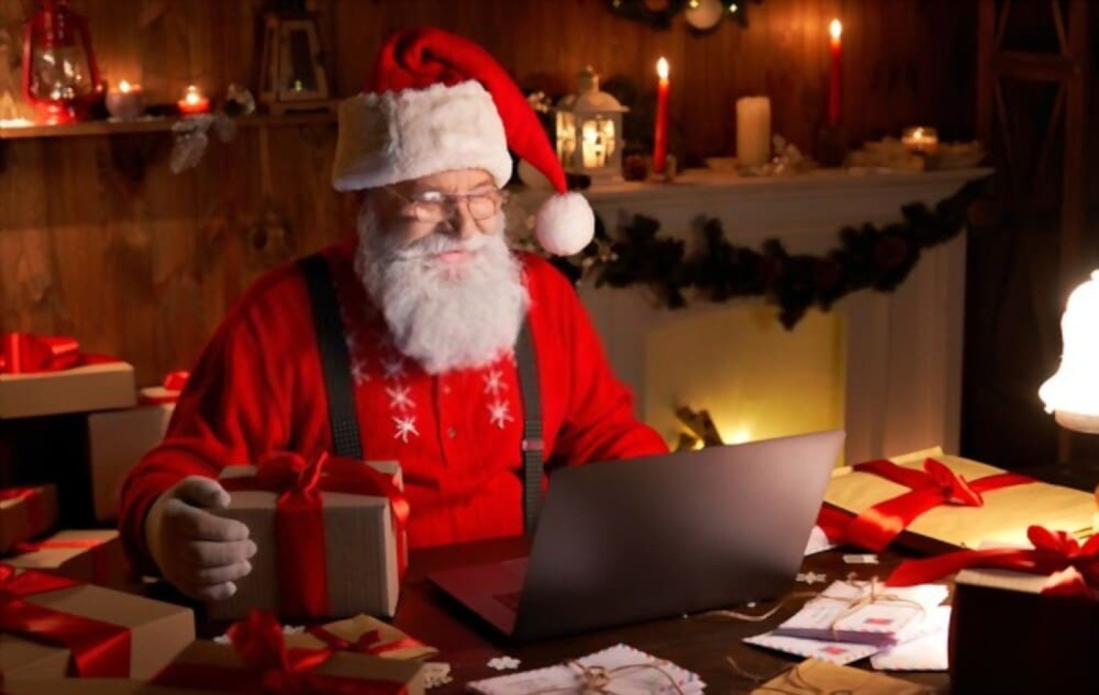 10 estratégias de Marketing digital para o Natal Parece que ainda está longe, mas quando se tem um negócio online é necessário começar a planejar as estratégias de marketing digital para o Natal com bastante antecedência para obter os melhores resultados. Tenha em mente que a Black Friday e a campanha de Natal são as épocas do ano que geram mais vendas para um comércio online.. Por esta razão, é de grande importância conhecer as estratégias de marketing online que vamos levar a cabo para aproveitar o espírito natalino que nos inunda neste mês do ano. Além disso, a campanha de Natal deste ano é ainda mais significativa do que outras devido à situação que vivemos, porque quer queiramos ou quer não, vamos ter de cortar nos caprichos. Mesmo assim, sempre sobra algum orçamento para os presentes de Natal ou até para o Dia de Reis do próximo ano (6 de Janeiro). Há anos, poucas empresas fazem uso do marketing digital para promover os seus produtos. Atualmente, o comércio não pode ser compreendido sem comércio eletrônico ou lojas online. Se você é proprietário de uma loja online e deseja vender mais na época das compras de Natal, este artigo é perfeito para o seu momento. Aqui exemplificamos algumas dicas para a sua campanha de marketing digital para o Natal deste ano. Ações de marketing digital para o natal Agora chegou o momento para manter o posicionamento online da sua empresa em perfeito estado. A sua melhor agência de marketing digital no Rio de Janeiro, separou as 10 melhores dicas para que você possa vender mais no natal. Vamos a elas? Coloque o seu site no espírito natalino Parece brincadeira, mas é sério. A criação de sites para este período precisa de indicar que já é Natal. É essencial que ele transmita o espírito natalino aos seus usuários; esta é a melhor maneira de criar uma boa experiência de utilizador para que consumam ou regressem ao seu site. Sempre é bom adicionar banners de natal, produtos exclusivos e criar ações promocionais com as cores típicas do momento (nunca fugindo do conceito da sua marca). Este é um momento onde as pessoas estão sensibilizadas, por isso qualquer ação que chame a atenção para seu o site, cria-se uma identificação instantânea com seu produto ou serviço. Crie uma campanha de e-mail marketing no Natal O e-mail marketing permite-lhe gerar leads e vendas, e é por isso que o devemos incluir na sua estratégia de marketing digital para o Natal. Antes da implementação desta campanha, deve-se levar em conta o tipo de público-alvo que irá ser alcançado e o momento em que iremos efetuar um disparo desta campanha. Deve também estabelecer uma diferença entre clientes atuais e potenciais ou se o envio será feito no início do mês ou logo no Natal e assim por diante. Não exagere nesta estratégia! Coloque no seu plano de marketing todos os momentos para que a ação seja executada e que haja um exagero, pois se isso acontecer, você será mais uma a ser julgado e condenado como empresa que apenas envia SPAM. Promova e segmente a sua campanha de marketing de natal Nesta altura do ano, a psicologia dos seus clientes desempenha um papel muito importante nas ações de venda. Esta é uma razão pela qual temos que sempre levar em conta. Tenha em mente todos os segmentos de clientes a fim de lhes oferecer os seus anúncios e boletins informativos personalizados de maneira relevante, ou seja, dar um tratamento único a cada um deles. Estude o que realmente precisa ser feito e apresentem-lhe descontos em produtos exclusivos para captar a sua atenção. Pode também criar cartões de fidelidade e oferecer-lhes determinados serviços e preços personalizados. Defina o funil ideal para aumentar as vendas através das campanhas de marketing digital para o natal.. É através dele que a chave do sucesso começa a se desenhar, pois lá vai estar um guia para acompanhamento para sua estratégia de marketing. Sempre pare e veja como ela está performando. Não tenha medo de mudar, caso ache que sua campanha de natal não está dando resultado como você imaginou. Trabalhe o SEO no marketing digital para o Natal De acordo com dados do Google, os utilizadores começam a procurar ideias de presentes de Natal em Agosto. Portanto, é preciso muito tempo para poder classificar organicamente o seu site nos mecanismos de pesquisa e é preciso começar com bastante antecedência. Lembre-se que mesmo que você não atinja o sucesso neste ano, prepare-se para o próximo. Atualize seus textos e traga novidades, pois o próprio Google dá preferência a sites que trazem conteúdos atuais e relevantes para os seus usuários. Crie uma comunidade em torno de sua marca durante todo o ano. Ter uma base atualizada de usuários com interesse em sua marca (por exemplo, através de grupos de facebook), lhe dará uma plataforma muito útil para divulgar suas campanhas de marketing digital para o Natal. Vale lembrar que essa base pode ser usada durante o próximo ano, mas use com sabedoria, pois são dados coletados com permissão do usuário. Da mesma maneira que ele permite o seu uso, ele pode tirar essa permissão. Por isso, não exagere! Criar cupons de desconto ou promoções especiais para o Natal. Estabelecer cupons de desconto principalmente focados na campanha de marketing digital para o Natal pode ser uma ótima opção para atrair clientes potenciais a realizar suas compras e presentes no seu estabelecimento. Esta estratégia de marketing digital pode ser realizada tanto em lojas on-line quanto em lojas físicas. Estes cupons podem ser usados através de diferentes técnicas de marketing on-line. É essencial que o projeto desses cupons transmita o espírito natalino para que atinjam o consumidor final com mais eficácia. Promoções de última chance Ações de marketing digital de "última hora" ou "última chamada" podem levar a que as vendas sejam feitas em um período de tempo muito curto e muito eficaz quando a selecionamos para o seu uso no marketing digital para o natal. O Chamado de Urgência para uma compra produz um senso de urgência nos consumidores que pode ser resumido como gerando um grande número de compras em um período de tempo muito curto. Definir uma estratégia concreta de links patrocinados, através do Google Ads, para a campanha de Natal. Antes de tudo, você deve evitar gastar muito de sua verba pelas suas campanhas de Google Ads. Para isso mesmo, é de grande importância a execução de uma série de estratégias para o marketing digital para o natal. Você deve realizar uma análise completa das palavras-chave. As tendências atuais de busca devem ser levadas em conta. Estude quais dias da semana e quais faixas horárias geram o maior interesse em seus produtos ou serviços. Desta forma, você poderá colocar seus anúncios nestes dias e eles serão mais eficazes. Alvo corretamente. Não faz sentido criar uma campanha para um público excessivo, pois nem todos estarão interessados em seu produto ou serviço. Defina claramente o perfil do usuário que você desejar visitar. Faça campanhas que sejam cheias de criatividade e atratividade para se diferenciar da concorrência. Campanhas nas mídias sociais De alguns anos atrás até agora, um dos canais de marketing digital que não podemos esquecer é a mídia social. Uma campanha com um gerenciamento de redes sociais eficaz, lhe dará uma melhor chance de fazer vendas no Natal. Por este motivo, há várias maneiras de realizá-lo: Campanhas de mídia social pagas (Anúncios no Facebook, Anúncios Instagram, Anúncios no Twitter ou Anúncios no LinkedIn). Realizar ações em canais orgânicos: Para isso você pode realizar promoções especiais, concursos ou incentivar a participação com hashtags específicas. Caso você tenha alguma dúvida ou dificuldades de como usar as mídias sociais para vendas, na sua estratégia de marketing digital para o natal, sempre recomendamos a procura de uma agência de facebook ads (Tipo a Estação Indoor… sabe… rs). Geralmente eles possuem um consultor que pode te ajudar! Esperamos que este artigo tenha lhe dado idéias para suas campanhas de marketing digital para o natal. Se você tiver vontade de entrar em contato com um especialista em marketing digital, web design ou desenvolvimento web, sinta-se à vontade para nos escrever ou entrar em contato conosco Não perca tempo e marque sua consultoria gratuita conosco!