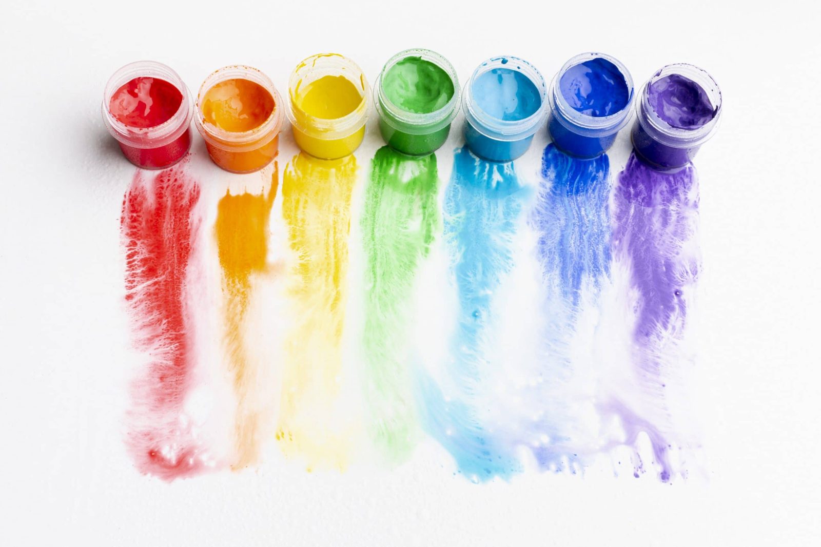 Se você já entrou em uma sala pintada de amarelo e se sentiu ansioso, ou olhou para uma pintura azul e se sentiu calmo, você não está imaginando isso por acaso. Os estudos em psicologia das cores nos dizem que cada tonalidade individual tem o poder de evocar emoções. O poder da cor não se limita à pintura; tons diferentes e também podem ser usados para preparar o palco para o estilo de uma marca, e até mesmo para construir uma identidade visual. Se você é um dono de negócio iniciante e está procurando construir uma marca forte ou um comerciante experiente que quer aprender como aumentar as vendas com esta ferramenta, o marketing através da psicologia das cores pode ser um recurso muito bem vindo no seu dia a dia. Nesta publicação, veremos o que é psicologia das cores e como ela se encaixa em uma estratégia de marketing. Você será guiado a usar a psicologia das cores para construir a consciência da marca e identidade visual. Apenas nós da Estação Indoor, sua empresa de marketing digital no rio de Janeiro (e humilde também.. rs) fez um resumo completo para que você possa entender de uma vez por todas. Confira: O que é Psicologia das Cores? Psicologia das cores é o estudo de como as cores afetam o comportamento e a emoção humana. Para quem procura conhecimento nas áreas de Branding, ela é fundamental para criar um DNA da marca de uma emrpesa. Acredita-se amplamente que a capacidade das cores de evocar certas emoções está ligada às lembranças que temos desses tons específicos ao longo de nossas vidas. Por exemplo, como a maioria das pessoas encontra o oceano e outras tonalidades de água calmantes, a cor azul está frequentemente associada a sentimentos de tranquilidade e estabilidade. Onde a Psicologia das Cores se encaixam no Marketing? O objetivo das estratégias de marketing é criar uma conexão instantânea com um público e começar a construir a consciência e a lealdade da marca desde o início. A psicologia das cores tem um grande papel na realização deste feito. Trabalhar na criação de logotipo forte e um nome de empresa cuidadosamente escolhido, podem ajudar a conectar com os clientes, as cores usadas para trazer o logotipo e anúncios, websites e outras ferramentas de marketing à vida enviam uma mensagem sutil, porém poderosa. Sem reconhecê-la conscientemente, os clientes já estão fazendo suposições sobre o estilo e o tom de uma marca simplesmente a partir das cores presentes. Para as marcas, esta é uma oportunidade de utilizar a colocação estratégica e agrupamentos de cores para se conectar com o público e inspirá-los a agir. Uma ou mais cores primárias podem ser usadas para transmitir os traços gerais da marca. Além disso, cores secundárias podem ser usadas para evocar ainda mais emoção ou estimular uma ação, tal como destacar um botão em uma página da web exortando novos clientes a se juntarem a uma lista de discussão! A compreensão da psicologia, por trás de certas cores, permitirá construir audiências e até mesmo impulsionar as vendas. Emoções e efeitos da psicologia das cores Para ajudá-lo a começar a colocar em prática o poder da psicologia das cores, compilamos uma lista de algumas das cores mais comuns e as emoções que elas podem produzir . Psicologia da Cor Vermelha O vermelho é uma das cores mais populares usadas em marcas de marketing, e por uma boa razão. Este tom poderoso evoca uma série de emoções fortes e é usado pelas marcas para representar características como: Coragem Ousadia Ação Paixão A cor vermelha traz à mente a paixão do Dia dos Namorados, a alegria do Natal, e até mesmo significa sorte na cultura chinesa. As marcas que procuram mostrar estas características usando o vermelho em seus logotipos incluem Netflix, YouTube e a revista Time. Estudos também mostraram que ver o vermelho acelera nosso fluxo sanguíneo, o que por sua vez acelera nosso metabolismo e nos deixa com fome. Portanto, não deve ser surpresa que marcas como McDonald 's, KFC e Coca-Cola utilizem este tom. Psicologia da cor rosa Embora nem sempre tenha sido o caso, a cor rosa tem sido associada à feminilidade há mais de cem anos. Hoje, as marcas utilizam o tom quando querem expressar características como: Gentileza Amor Imaturidade Afeto As marcas que procuram se conectar com o público feminino e invocam a ludicidade dos jovens podem usar o rosa em seu marketing. A Victoria 's Secret, e especialmente sua sub-marca Pink, assim como Barbie, ambas utilizam o rosa. À medida que a mudança dos papéis de gênero continua, outras marcas, como Lyft, Dunkin Donuts e Instagram também começaram a utilizar diferentes tons de rosa em um esforço para se conectar com características além da feminilidade. Psicologia da cor laranja Na Psicologia das cores, o laranja é uma cor popularmente utilizada para representar características como: Criatividade Aventura Entusiasmo Simpatia A laranja é conhecida por captar nossa atenção, razão pela qual é frequentemente usada para sinalização rodoviária, especialmente em zonas de construção ou para avisos de perigo. As marcas que usam a laranja para atrair a atenção dos clientes e inspirar criatividade ou aventura incluem Harley Davidson, Estação Indoor (a melhor empresa de marketing digital no Rio de Janeiro… rs) e a JBL. Psicologia da Cor Amarela Embora estudos tenham mostrado que o matiz pode evocar sentimentos de frustração ou mesmo raiva, quando se trata de marca, o amarelo é mais frequentemente visto como uma cor alegre. As empresas podem usar o amarelo quando querem expressar sentimentos de: Felicidade Positividade Otimismo Verão As marcas que usam amarelo como cor primária na sua produção de identidade virtual incluem McDonald 's, Ikea, e Snapchat. Psicologia da cor verde As muitas emoções evocadas pela cor verde são geralmente atribuídas à nossa relação com o mundo natural. Assim como uma caminhada ao ar livre pode nos fazer sentir calmos, a cor verde no marketing pode evocar uma sensação de calma: Crescimento Generosidade Saúde Fertilidade A Hortelã Sucos e Animal Planet usam ambos o verde em sua identidade visual para significar sua conexão com a natureza. Marcas como Starbucks, Spotify, e Whole Foods usam-no para evocar outras emoções. Psicologia da Cor Azul Se você quiser inspirar lealdade e trazer os clientes de volta para sua vitrine, é melhor pintar a vitrine de azul ao invés de laranja. Pesquisas sobre psicologia das cores mostram que os clientes têm 15% mais chances de voltar a uma loja quando ela é pintada na cor fria do que na cor quente mais dura. Além da fidelidade, outras características que as marcas podem expressar incluem com a cor azul: Estabilidade Paz Calma Confiança Algumas marcas que usam o azul para expressar essas emoções incluem Ford, Facebook e American Express. E, é claro, a sua, verdadeiramente! Psicologia da cor roxa Há muito considerada a cor da realeza, o roxo continua a evocar vibrações reais no marketing moderno. A cor roxa pode ser usada para mostrar as características da marca como: Luxo Sabedoria Energia Espiritualidade As marcas que colocam essa cor poderosa para funcionar para evocar sentimentos de poder e luxo incluem Yahoo, FedEx,a Hospeda Ai! e a Roku. Psicologia das cores marrons Muito semelhante ao verde, o marrom é um tom natural que evoca estabilidade. Outras características que o marrom pode ser usado para expressar incluem: Confiabilidade Força Certeza Marca Terrestre A UPS é talvez a marca mais conhecida que utiliza os sentimentos de resiliência e confiabilidade que a cor marrom evoca. Psicologia da cor branca Embora muitas vezes não incluído na roda colorida, o branco, na psicologia das cores, ainda pode evocar muita emoção. Muitas vezes usado para acrescentar drama às cores escuras contrastantes como o preto ou o azul, a ausência de cor pode, de fato, fazer do branco um dos tons mais poderosos no marketing. O branco pode ser usado para evocar sentimentos de: Pureza Inocência Limpeza Humildade Algumas marcas que usam branco para adicionar drama a seus logotipos e marcas incluem Apple, Chanel, e Adidas. Psicologia da Cor Cinza Uma cor que tem aumentado em popularidade nos últimos anos, em marketing, decoração de casas e muito mais, é o cinza. De fato, Pantone nomeou Ultimate Gray como uma de suas Cores do Ano de 2021. Com muitas tonalidades que podem assumir muitos significados diferentes, algumas características comuns que as marcas usam o cinza para expressar incluem: Neutralidade Solidariedade Luxo Balanço O uso do cinza pelas grandes marcas ainda é pouco e de longe, embora várias grandes empresas utilizem o tom para outras versões de seu logotipo ou em uma capacidade secundária incluem a Toyota, Apple e WordPress. Psicologia da cor preta Ao contrário do cinza, o preto é uma escolha popular entre as marcas em uma variedade de indústrias. A psicologia das cores mostram que as emoções que o preto evoca dependem em grande parte das preferências pessoais de um indivíduo. As marcas se inclinam em algumas das características mais comuns pelas quais o preto é conhecido, inclusive: Poder Elegância Sofisticação Autoridade Confiança O famoso Nike swoosh é retratado em preto. Outras marcas que utilizam o tom em seus logotipos incluem Coach, BMW, Prada, e muitas outras. Onde e como colocar as cores no marketing? Usar a psicologia das cores no marketing pode ajudar sua marca a enviar uma mensagem ou evocar uma emoção. Mas onde estas cores serão colocadas é igualmente importante. A utilização de certas cores em certos locais em seu website, postagens de mídia social e outros materiais de marketing podem inspirar seus clientes a agir ou incentivar a interação. Por exemplo, escolher cores brilhantes e ousadas como amarelo ou vermelho para botões de ação pode ajudar a aumentar os cliques. Fundos brancos com tons escuros contrastantes como o preto podem chamar a atenção para certas características, tais como seu logotipo. O impacto das cores nas estratégias de marketing consiste em combinar a colocação com sua escolha de tonalidades para obter o máximo impacto. A Psicologia das Cores no dia a dia A cor está no centro do marketing. Desde a escolha de um tom para fazer seu logotipo estourar até a utilização da tonalidade certa para inspirar a consciência e lealdade da marca e inspirar ação, a psicologia das cores pode ajudá-lo a maximizar os efeitos subconscientes de seus esforços de marketing. Curtiu o artigo? Quer saber como podemos ajudar a sua empresa na produção correta de uma identidade visual? Para que isso aconteça basta mandar sua mensagem e garanta já a sua consultoria gratuita. Somos uma empresa de marketing digital no Rio de Janeiro com especialista nas áreas de branding. Mande já a sua mensagem, você irá se surpreender com nossos profissionais.