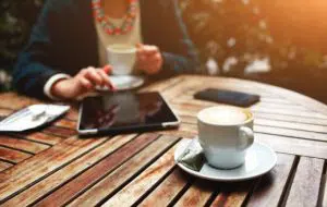 Dicas de Marketing Digital para Restaurantes Com a chegada de um novo ano, tudo ao nosso redor muda a cada dia quando se trata de acompanhar as tendências de marketing digital para restaurantes. Esta forma de comunicação está sempre mudando e evoluindo e por isso, é importante considerar outras opções de tecnologias e sempre ficar antenado com as novidades que estão bombando no mercado.  A sua melhor agência de marketing digital no Rio de Janeiro resolveu fazer esta publicação para mostrar quais itens são necessários para aumentar as suas vendas já no próximo ano.   É como diz o ditado: "Ninguém planeja falhar, eles só falham em planejar". Por isso, comece este ano com um sólido plano de negócios com estratégias matadoras de marketing digital para restaurantes.    Está na hora de criar um roteiro de onde você está atualmente e para onde você quer estar. Tome nota: Essa dica é importantíssima para o sucesso a longo prazo. Vamos a elas? Direcione o sus objetivos - Tenha um propósito  Podemos dizer, com absoluta certeza, que esse é o momento crucial em que a maioria das empresas falham em seus esforços direcionados para a área do marketing. Fazendo uma alusão, seguir com esse propósito é como dirigir um carro sem ter um destino em mente.  Parece bobagem, mas a maioria das empresas fazem exatamente dessa maneira, o que dificulta qualquer tipo de plano de negócios. Não planejar o que pretende fazer e não estabelecer metas, apenas embola o processo de crescimento de um negócio, pois não há como fazer uma mensuração de resultados, muito menos partir para qualquer estratégia de marketing digital para restaurantes.  Não estamos nos referindo apenas a metas de receita bruta como as de primeira linha tipo, "Precisamos desembolsar 4 milhões de dólares este ano". Sim, é uma maravilhosa meta e é um ótimo começo, mas como você pretende chegar lá? Especialmente se sua empresa fez 2 milhões de dólares em 2019?  Então, onde pode melhorar?  Podemos exemplificar algumas metas específicas para o crescimento do negócio através do marketing digital para restaurantes.  Exemplos disso são:  Aumentar em 20% a geração de leads de nossos eventos privados; Aumentar nossa lista de assinantes por e-mail em 500 por mês; Aumentar o número de seguidores no Facebook para 10.000; Aumentar o número de seguidores no Instagram em 1.000 por mês; Aumentar as reservas online em 20%.  Rastreamento e retorno sobre o investimento (ROI)  Já que você aprendeu a estabelecer os seus objetivos e metas, vamos nos dedicar a colocar em prática através dos programas que o marketing digital para restaurantes usam com frequência. Para atingir esses resultados, precisamos rastrear quais momentos em que essas estratégias de posicionamento online estão obtendo os melhores resultados, com o objetivo de atingir algum lucro.  Se o seu consultor de marketing digital lhe disser que gastou R $30,00 em um anúncio pago por clique com o Google Adwords e gerou um retorno de R$2.000 para o seu restaurante, quanto você continuaria a gastar com esse anúncio?  A resposta é simples: "Tudo até alcançar a lotação máxima"!  Como a campanha já está em funcionamento, você poderá acompanhar o seu rastreamento através da plataforma, então se ela sua campanha de marketing estiver dando frutos, aumente o seu investimento diário.  Todo o marketing digital para restaurantes ou para qualquer outra área, tem a capacidade de ser rastreada até o objetivo que você deseja atingir.  Todos nós temos aqueles momentos em que nos apaixonamos por um vendedor e compramos o produto ou serviço que talvez não precisaríamos ter. Talvez fossem R$500,00, ou R$1000,00 ou R $5000,00 gastos, só para pensar mais tarde: "Será que conseguirei em algum um aumento nos negócios com esse anúncio?".  É bem possível que você não vá. Então vamos parar de desperdiçar dinheiro em coisas que não podemos rastrear para o ROI (Retorno sobre Investimento).  Os formatos de anúncios da velha escola perdendo força por uma única razão. Eles não podem ser rastreados ou vinculados aos seus objetivos. Por exemplo?  Jornais - Muitos fecharam pois não se adaptaram às mudanças; Rádio - Ficou muito tempo tentando descobrir como poderia conseguir novos lucros; Outdoor - Ótima mídia para Branding de marca, mas não tem uma possibilidade efetiva de saber se ele deu resultado, devido a falta de rastreamento.  No marketing digital para restaurantes, você sabe quais são as redes que você mais lidera ou vende? Busca paga / Palavras-chave? Publicações no Facebook? Um anúncio no Facebook Ads ou no Instagram ads? Aparecer nas primeiras posições no Google (SEO)? Postagens no Instagram?  Você inclui sequer um link rastreável em suas postagens ou anúncios na mídia social? Você sabia que pode?  Configurar um rastreamento em qualquer uma dessas áreas parece complicado, mas é mais fácil do que você imagina.  Então é tudo uma questão de permanecer disciplinado para garantir que sua equipe esteja sempre acompanhando.  Você pode ver exatamente quais plataformas, anúncios ou sites estão direcionando o tráfego (orgânico ou pago) para seu negócio.  Faça você mesmo com o Google Analytics e esta ferramenta de construção de URLs da campanha de marketing digital para restaurantes.  Dê preferência as plataforma mobile!  Acredite: O Google e todos os seus clientes pensam e agem no celular, em um primeiro momento. Afinal eles têm mais chance de possuir um dispositivo móvel em seu bolso do que estar sentado em uma mesa com um computador.  O Google sabe disso e divide seu índice em resultados de pesquisa em dispositivos móveis e desktops. Eles sempre darão prioridade ao móvel em primeiro lugar. Se seu site não for amigável ao celular, você irá despencar nos resultados de busca em telefones celulares este ano. Procure uma empresa de criação de sites mobile para entender sua necessidade e mostra a importância do seu uso no marketing digital para restaurantes.   Contrate um Fotógrafo  Para contribuir ainda mais com o marketing digital para restaurantes, você precisa de fotos de qualidade dos seus alimentos e bebidas do seu cardápio.  Se você quer fazer a diferença nas mídias sociais e no marketing digital, você irá precisar de fotos de qualidade!  Gaste alguns dólares e contrate um fotógrafo profissional. Estas fotos serão a representação da sua marca, portanto, faça com que ela conte a sua história.  Dica Hashtag Marketing Digital: Na nossa agência de marketing digital, sempre partimos da premissa que fotos de alimentos precisam ser pecaminosas, ou seja, que a pessoa olhe para a imagem e tenha vontade de comer naquele momento. Quando procurar por um fotógrafo profissional, peça o seu portfólio e veja se ele apresenta esse tipo de foto.  O Instagram é uma ótima ferramenta para venda  Você precisa ser mais agressivo com as suas publicações para o Instagram. Ela é a plataforma que mais cresce no mercado e está sempre lançando novas funcionalidades.  Tire as incríveis fotos que você ganhou ao contratar o fotógrafo e poste 1-2 vezes por dia no Instagram, com certeza elas ajudaram muito no seu marketing digital para restaurantes.  Os posts do Instagram, por si só, não irão melhorar sua receita.  Você precisará investir em anúncios através de publicações pagas e redirecionamento através de outros perfis, como por exemplo os Influencers.  Sem sombra de dúvida, esta é uma das melhores plataformas de anúncios disponíveis.  Caso tenha dificuldades na criação de conteúdo para redes sociais ou em qualquer momento no marketing digital para restaurantes, a Estação Indoor  é uma agência que disponibiliza uma consultoria gratuita para poder te ajudar a entender um pouco mais sobre gestão das redes sociais ou na geração de tráfego através da gestão de Facebook Ads. Terceirize alguns dos trabalhos  Estas são dicas que parecem ser simples, mas trazem um grande problema:. O seu tempo!  Seria uma loucura tentar assumir todo o trabalho pesado.  Você não pode ser um especialista em tudo, então seja um especialista em administrar seus negócios. Terceirize o resto.  A maioria dos restaurantes terceiriza a roupa de cama, entrega de alimentos, gerenciamento de estoque de bebidas, serviços de limpeza comercial noturna, e assim por diante.  Então, por que não terceirizar parte ou todo o seu marketing digital para restaurantes com especialistas?  Existem novos métodos de marketing, plataformas e truques que saem todos os dias.  Você está em dia com as últimas novidades?  Você tem tempo?  Talvez seja melhor fazer anúncios com em alguma agência especialista em gestão de Facebook Ads que sabe o que estão fazendo. A maioria pode fazer isso por um preço bem menor do que contratar um funcionário para isso. Com certeza, seu posicionamento online para o seu mercado será outro.  Apenas certifique-se de que eles estejam focados em resultados para seus objetivos específicos. Você quer responsabilizar a todos para cumprir seu plano de marketing. Lembre-se de que a agência de marketing digital também precisa mostrar o ROI!  Leva algum tempo para começar a funcionar, por isso tenha paciência. Há muito trabalho inicial para colocar os sistemas em funcionamento antes que eles comecem a gerar vendas. Saiba que o investimento vale a pena e dê a ele tempo para trabalhar. Sabe qual será o seu próximo passo?  Agora é a hora de tomar as medidas corretas e montar o seu plano de negócio. Lembre-se de considerar o marketing digital para restaurantes com uma das premissas do seu funcionamento. Com certeza, será a chave do sucesso!  E se precisar? Conte sempre conosco. Bons negócios!