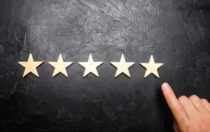 Dicas de Marketing Digital para Restaurantes Com a chegada de um novo ano, tudo ao nosso redor muda a cada dia quando se trata de acompanhar as tendências de marketing digital para restaurantes. Esta forma de comunicação está sempre mudando e evoluindo e por isso, é importante considerar outras opções de tecnologias e sempre ficar antenado com as novidades que estão bombando no mercado.  A sua melhor agência de marketing digital no Rio de Janeiro resolveu fazer esta publicação para mostrar quais itens são necessários para aumentar as suas vendas já no próximo ano.   É como diz o ditado: "Ninguém planeja falhar, eles só falham em planejar". Por isso, comece este ano com um sólido plano de negócios com estratégias matadoras de marketing digital para restaurantes.    Está na hora de criar um roteiro de onde você está atualmente e para onde você quer estar. Tome nota: Essa dica é importantíssima para o sucesso a longo prazo. Vamos a elas? Direcione o sus objetivos - Tenha um propósito  Podemos dizer, com absoluta certeza, que esse é o momento crucial em que a maioria das empresas falham em seus esforços direcionados para a área do marketing. Fazendo uma alusão, seguir com esse propósito é como dirigir um carro sem ter um destino em mente.  Parece bobagem, mas a maioria das empresas fazem exatamente dessa maneira, o que dificulta qualquer tipo de plano de negócios. Não planejar o que pretende fazer e não estabelecer metas, apenas embola o processo de crescimento de um negócio, pois não há como fazer uma mensuração de resultados, muito menos partir para qualquer estratégia de marketing digital para restaurantes.  Não estamos nos referindo apenas a metas de receita bruta como as de primeira linha tipo, "Precisamos desembolsar 4 milhões de dólares este ano". Sim, é uma maravilhosa meta e é um ótimo começo, mas como você pretende chegar lá? Especialmente se sua empresa fez 2 milhões de dólares em 2019?  Então, onde pode melhorar?  Podemos exemplificar algumas metas específicas para o crescimento do negócio através do marketing digital para restaurantes.  Exemplos disso são:  Aumentar em 20% a geração de leads de nossos eventos privados; Aumentar nossa lista de assinantes por e-mail em 500 por mês; Aumentar o número de seguidores no Facebook para 10.000; Aumentar o número de seguidores no Instagram em 1.000 por mês; Aumentar as reservas online em 20%.  Rastreamento e retorno sobre o investimento (ROI)  Já que você aprendeu a estabelecer os seus objetivos e metas, vamos nos dedicar a colocar em prática através dos programas que o marketing digital para restaurantes usam com frequência. Para atingir esses resultados, precisamos rastrear quais momentos em que essas estratégias de posicionamento online estão obtendo os melhores resultados, com o objetivo de atingir algum lucro.  Se o seu consultor de marketing digital lhe disser que gastou R $30,00 em um anúncio pago por clique com o Google Adwords e gerou um retorno de R$2.000 para o seu restaurante, quanto você continuaria a gastar com esse anúncio?  A resposta é simples: "Tudo até alcançar a lotação máxima"!  Como a campanha já está em funcionamento, você poderá acompanhar o seu rastreamento através da plataforma, então se ela sua campanha de marketing estiver dando frutos, aumente o seu investimento diário.  Todo o marketing digital para restaurantes ou para qualquer outra área, tem a capacidade de ser rastreada até o objetivo que você deseja atingir.  Todos nós temos aqueles momentos em que nos apaixonamos por um vendedor e compramos o produto ou serviço que talvez não precisaríamos ter. Talvez fossem R$500,00, ou R$1000,00 ou R $5000,00 gastos, só para pensar mais tarde: "Será que conseguirei em algum um aumento nos negócios com esse anúncio?".  É bem possível que você não vá. Então vamos parar de desperdiçar dinheiro em coisas que não podemos rastrear para o ROI (Retorno sobre Investimento).  Os formatos de anúncios da velha escola perdendo força por uma única razão. Eles não podem ser rastreados ou vinculados aos seus objetivos. Por exemplo?  Jornais - Muitos fecharam pois não se adaptaram às mudanças; Rádio - Ficou muito tempo tentando descobrir como poderia conseguir novos lucros; Outdoor - Ótima mídia para Branding de marca, mas não tem uma possibilidade efetiva de saber se ele deu resultado, devido a falta de rastreamento.  No marketing digital para restaurantes, você sabe quais são as redes que você mais lidera ou vende? Busca paga / Palavras-chave? Publicações no Facebook? Um anúncio no Facebook Ads ou no Instagram ads? Aparecer nas primeiras posições no Google (SEO)? Postagens no Instagram?  Você inclui sequer um link rastreável em suas postagens ou anúncios na mídia social? Você sabia que pode?  Configurar um rastreamento em qualquer uma dessas áreas parece complicado, mas é mais fácil do que você imagina.  Então é tudo uma questão de permanecer disciplinado para garantir que sua equipe esteja sempre acompanhando.  Você pode ver exatamente quais plataformas, anúncios ou sites estão direcionando o tráfego (orgânico ou pago) para seu negócio.  Faça você mesmo com o Google Analytics e esta ferramenta de construção de URLs da campanha de marketing digital para restaurantes.  Dê preferência as plataforma mobile!  Acredite: O Google e todos os seus clientes pensam e agem no celular, em um primeiro momento. Afinal eles têm mais chance de possuir um dispositivo móvel em seu bolso do que estar sentado em uma mesa com um computador.  O Google sabe disso e divide seu índice em resultados de pesquisa em dispositivos móveis e desktops. Eles sempre darão prioridade ao móvel em primeiro lugar. Se seu site não for amigável ao celular, você irá despencar nos resultados de busca em telefones celulares este ano. Procure uma empresa de criação de sites mobile para entender sua necessidade e mostra a importância do seu uso no marketing digital para restaurantes.   Contrate um Fotógrafo  Para contribuir ainda mais com o marketing digital para restaurantes, você precisa de fotos de qualidade dos seus alimentos e bebidas do seu cardápio.  Se você quer fazer a diferença nas mídias sociais e no marketing digital, você irá precisar de fotos de qualidade!  Gaste alguns dólares e contrate um fotógrafo profissional. Estas fotos serão a representação da sua marca, portanto, faça com que ela conte a sua história.  Dica Hashtag Marketing Digital: Na nossa agência de marketing digital, sempre partimos da premissa que fotos de alimentos precisam ser pecaminosas, ou seja, que a pessoa olhe para a imagem e tenha vontade de comer naquele momento. Quando procurar por um fotógrafo profissional, peça o seu portfólio e veja se ele apresenta esse tipo de foto.  O Instagram é uma ótima ferramenta para venda  Você precisa ser mais agressivo com as suas publicações para o Instagram. Ela é a plataforma que mais cresce no mercado e está sempre lançando novas funcionalidades.  Tire as incríveis fotos que você ganhou ao contratar o fotógrafo e poste 1-2 vezes por dia no Instagram, com certeza elas ajudaram muito no seu marketing digital para restaurantes.  Os posts do Instagram, por si só, não irão melhorar sua receita.  Você precisará investir em anúncios através de publicações pagas e redirecionamento através de outros perfis, como por exemplo os Influencers.  Sem sombra de dúvida, esta é uma das melhores plataformas de anúncios disponíveis.  Caso tenha dificuldades na criação de conteúdo para redes sociais ou em qualquer momento no marketing digital para restaurantes, a Estação Indoor  é uma agência que disponibiliza uma consultoria gratuita para poder te ajudar a entender um pouco mais sobre gestão das redes sociais ou na geração de tráfego através da gestão de Facebook Ads. Terceirize alguns dos trabalhos  Estas são dicas que parecem ser simples, mas trazem um grande problema:. O seu tempo!  Seria uma loucura tentar assumir todo o trabalho pesado.  Você não pode ser um especialista em tudo, então seja um especialista em administrar seus negócios. Terceirize o resto.  A maioria dos restaurantes terceiriza a roupa de cama, entrega de alimentos, gerenciamento de estoque de bebidas, serviços de limpeza comercial noturna, e assim por diante.  Então, por que não terceirizar parte ou todo o seu marketing digital para restaurantes com especialistas?  Existem novos métodos de marketing, plataformas e truques que saem todos os dias.  Você está em dia com as últimas novidades?  Você tem tempo?  Talvez seja melhor fazer anúncios com em alguma agência especialista em gestão de Facebook Ads que sabe o que estão fazendo. A maioria pode fazer isso por um preço bem menor do que contratar um funcionário para isso. Com certeza, seu posicionamento online para o seu mercado será outro.  Apenas certifique-se de que eles estejam focados em resultados para seus objetivos específicos. Você quer responsabilizar a todos para cumprir seu plano de marketing. Lembre-se de que a agência de marketing digital também precisa mostrar o ROI!  Leva algum tempo para começar a funcionar, por isso tenha paciência. Há muito trabalho inicial para colocar os sistemas em funcionamento antes que eles comecem a gerar vendas. Saiba que o investimento vale a pena e dê a ele tempo para trabalhar. Sabe qual será o seu próximo passo?  Agora é a hora de tomar as medidas corretas e montar o seu plano de negócio. Lembre-se de considerar o marketing digital para restaurantes com uma das premissas do seu funcionamento. Com certeza, será a chave do sucesso!  E se precisar? Conte sempre conosco. Bons negócios!