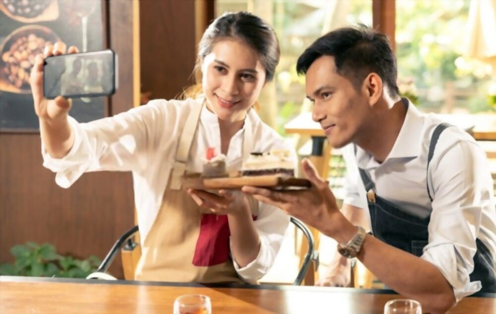 Dicas de Marketing Digital para Restaurantes Com a chegada de um novo ano, tudo ao nosso redor muda a cada dia quando se trata de acompanhar as tendências de marketing digital para restaurantes. Esta forma de comunicação está sempre mudando e evoluindo e por isso, é importante considerar outras opções de tecnologias e sempre ficar antenado com as novidades que estão bombando no mercado. A sua melhor agência de marketing digital no Rio de Janeiro resolveu fazer esta publicação para mostrar quais itens são necessários para aumentar as suas vendas já no próximo ano. É como diz o ditado: "Ninguém planeja falhar, eles só falham em planejar". Por isso, comece este ano com um sólido plano de negócios com estratégias matadoras de marketing digital para restaurantes. Está na hora de criar um roteiro de onde você está atualmente e para onde você quer estar. Tome nota: Essa dica é importantíssima para o sucesso a longo prazo. Vamos a elas? Direcione o sus objetivos - Tenha um propósito Podemos dizer, com absoluta certeza, que esse é o momento crucial em que a maioria das empresas falham em seus esforços direcionados para a área do marketing. Fazendo uma alusão, seguir com esse propósito é como dirigir um carro sem ter um destino em mente. Parece bobagem, mas a maioria das empresas fazem exatamente dessa maneira, o que dificulta qualquer tipo de plano de negócios. Não planejar o que pretende fazer e não estabelecer metas, apenas embola o processo de crescimento de um negócio, pois não há como fazer uma mensuração de resultados, muito menos partir para qualquer estratégia de marketing digital para restaurantes. Não estamos nos referindo apenas a metas de receita bruta como as de primeira linha tipo, "Precisamos desembolsar 4 milhões de dólares este ano". Sim, é uma maravilhosa meta e é um ótimo começo, mas como você pretende chegar lá? Especialmente se sua empresa fez 2 milhões de dólares em 2019? Então, onde pode melhorar? Podemos exemplificar algumas metas específicas para o crescimento do negócio através do marketing digital para restaurantes. Exemplos disso são: Aumentar em 20% a geração de leads de nossos eventos privados; Aumentar nossa lista de assinantes por e-mail em 500 por mês; Aumentar o número de seguidores no Facebook para 10.000; Aumentar o número de seguidores no Instagram em 1.000 por mês; Aumentar as reservas online em 20%. Rastreamento e retorno sobre o investimento (ROI) Já que você aprendeu a estabelecer os seus objetivos e metas, vamos nos dedicar a colocar em prática através dos programas que o marketing digital para restaurantes usam com frequência. Para atingir esses resultados, precisamos rastrear quais momentos em que essas estratégias de posicionamento online estão obtendo os melhores resultados, com o objetivo de atingir algum lucro. Se o seu consultor de marketing digital lhe disser que gastou R $30,00 em um anúncio pago por clique com o Google Adwords e gerou um retorno de R$2.000 para o seu restaurante, quanto você continuaria a gastar com esse anúncio? A resposta é simples: "Tudo até alcançar a lotação máxima"! Como a campanha já está em funcionamento, você poderá acompanhar o seu rastreamento através da plataforma, então se ela sua campanha de marketing estiver dando frutos, aumente o seu investimento diário. Todo o marketing digital para restaurantes ou para qualquer outra área, tem a capacidade de ser rastreada até o objetivo que você deseja atingir. Todos nós temos aqueles momentos em que nos apaixonamos por um vendedor e compramos o produto ou serviço que talvez não precisaríamos ter. Talvez fossem R$500,00, ou R$1000,00 ou R $5000,00 gastos, só para pensar mais tarde: "Será que conseguirei em algum um aumento nos negócios com esse anúncio?". É bem possível que você não vá. Então vamos parar de desperdiçar dinheiro em coisas que não podemos rastrear para o ROI (Retorno sobre Investimento). Os formatos de anúncios da velha escola perdendo força por uma única razão. Eles não podem ser rastreados ou vinculados aos seus objetivos. Por exemplo? Jornais - Muitos fecharam pois não se adaptaram às mudanças; Rádio - Ficou muito tempo tentando descobrir como poderia conseguir novos lucros; Outdoor - Ótima mídia para Branding de marca, mas não tem uma possibilidade efetiva de saber se ele deu resultado, devido a falta de rastreamento. No marketing digital para restaurantes, você sabe quais são as redes que você mais lidera ou vende? Busca paga / Palavras-chave? Publicações no Facebook? Um anúncio no Facebook Ads ou no Instagram ads? Aparecer nas primeiras posições no Google (SEO)? Postagens no Instagram? Você inclui sequer um link rastreável em suas postagens ou anúncios na mídia social? Você sabia que pode? Configurar um rastreamento em qualquer uma dessas áreas parece complicado, mas é mais fácil do que você imagina. Então é tudo uma questão de permanecer disciplinado para garantir que sua equipe esteja sempre acompanhando. Você pode ver exatamente quais plataformas, anúncios ou sites estão direcionando o tráfego (orgânico ou pago) para seu negócio. Faça você mesmo com o Google Analytics e esta ferramenta de construção de URLs da campanha de marketing digital para restaurantes. Dê preferência as plataforma mobile! Acredite: O Google e todos os seus clientes pensam e agem no celular, em um primeiro momento. Afinal eles têm mais chance de possuir um dispositivo móvel em seu bolso do que estar sentado em uma mesa com um computador. O Google sabe disso e divide seu índice em resultados de pesquisa em dispositivos móveis e desktops. Eles sempre darão prioridade ao móvel em primeiro lugar. Se seu site não for amigável ao celular, você irá despencar nos resultados de busca em telefones celulares este ano. Procure uma empresa de criação de sites mobile para entender sua necessidade e mostra a importância do seu uso no marketing digital para restaurantes. Contrate um Fotógrafo Para contribuir ainda mais com o marketing digital para restaurantes, você precisa de fotos de qualidade dos seus alimentos e bebidas do seu cardápio. Se você quer fazer a diferença nas mídias sociais e no marketing digital, você irá precisar de fotos de qualidade! Gaste alguns dólares e contrate um fotógrafo profissional. Estas fotos serão a representação da sua marca, portanto, faça com que ela conte a sua história. Dica Hashtag Marketing Digital: Na nossa agência de marketing digital, sempre partimos da premissa que fotos de alimentos precisam ser pecaminosas, ou seja, que a pessoa olhe para a imagem e tenha vontade de comer naquele momento. Quando procurar por um fotógrafo profissional, peça o seu portfólio e veja se ele apresenta esse tipo de foto. O Instagram é uma ótima ferramenta para venda Você precisa ser mais agressivo com as suas publicações para o Instagram. Ela é a plataforma que mais cresce no mercado e está sempre lançando novas funcionalidades. Tire as incríveis fotos que você ganhou ao contratar o fotógrafo e poste 1-2 vezes por dia no Instagram, com certeza elas ajudaram muito no seu marketing digital para restaurantes. Os posts do Instagram, por si só, não irão melhorar sua receita. Você precisará investir em anúncios através de publicações pagas e redirecionamento através de outros perfis, como por exemplo os Influencers. Sem sombra de dúvida, esta é uma das melhores plataformas de anúncios disponíveis. Caso tenha dificuldades na criação de conteúdo para redes sociais ou em qualquer momento no marketing digital para restaurantes, a Estação Indoor é uma agência que disponibiliza uma consultoria gratuita para poder te ajudar a entender um pouco mais sobre gestão das redes sociais ou na geração de tráfego através da gestão de Facebook Ads. Terceirize alguns dos trabalhos Estas são dicas que parecem ser simples, mas trazem um grande problema:. O seu tempo! Seria uma loucura tentar assumir todo o trabalho pesado. Você não pode ser um especialista em tudo, então seja um especialista em administrar seus negócios. Terceirize o resto. A maioria dos restaurantes terceiriza a roupa de cama, entrega de alimentos, gerenciamento de estoque de bebidas, serviços de limpeza comercial noturna, e assim por diante. Então, por que não terceirizar parte ou todo o seu marketing digital para restaurantes com especialistas? Existem novos métodos de marketing, plataformas e truques que saem todos os dias. Você está em dia com as últimas novidades? Você tem tempo? Talvez seja melhor fazer anúncios com em alguma agência especialista em gestão de Facebook Ads que sabe o que estão fazendo. A maioria pode fazer isso por um preço bem menor do que contratar um funcionário para isso. Com certeza, seu posicionamento online para o seu mercado será outro. Apenas certifique-se de que eles estejam focados em resultados para seus objetivos específicos. Você quer responsabilizar a todos para cumprir seu plano de marketing. Lembre-se de que a agência de marketing digital também precisa mostrar o ROI! Leva algum tempo para começar a funcionar, por isso tenha paciência. Há muito trabalho inicial para colocar os sistemas em funcionamento antes que eles comecem a gerar vendas. Saiba que o investimento vale a pena e dê a ele tempo para trabalhar. Sabe qual será o seu próximo passo? Agora é a hora de tomar as medidas corretas e montar o seu plano de negócio. Lembre-se de considerar o marketing digital para restaurantes com uma das premissas do seu funcionamento. Com certeza, será a chave do sucesso! E se precisar? Conte sempre conosco. Bons negócios!