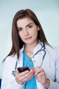 Marketing Digital para Médicos: O que você precisa saber? A era digital tem algo para todos. Mas se você nos perguntar, nós lhe diremos que a maior vantagem deste momento em que passamos é a facilidade com que as empresas modernas podem comercializar on-line. Para médicos e profissionais de saúde que lêem o correio, nunca foi tão fácil encontrar pacientes e aumentar seus serviços de saúde em questão de poucas semanas. Embora o marketing digital para médicos possa parecer intimidante para você, mostraremos por que você deve superar o medo do desconhecido e começar a fazer o seu posicionamento online. O marketing digital para médicos pode ajudar os profissionais a competir no mercado sem gastar uma fortuna. Os médicos podem aumentar sua autoridade on-line, melhorar a experiência do cliente, focar nos clientes certos, criar uma sólida presença on-line e muito mais - tudo isso com a ajuda de estratégias de marketing digital. Curtiu a ideia? Então para saber mais sobre o marketing digital para médicos, basta apenas continuar neste artigo! 10 razões pelas quais médicos e profissionais de saúde precisam de marketing digital Cria uma sólida presença on-line Se você está disposto a expandir sua prática, torná-la mais acessível e, ao mesmo tempo, aumentar sua receita, então você tem que investir em marketing digital. A criação de uma sólida estratégia de marketing online permitirá que você estabeleça sua presença de uma forma que seus pacientes possam esperar. Mas, não é tão simples assim. Quando se trata do marketing digital para médicos, você tem uma dúzia de canais online para trabalhar. Do website à mídia social até a listagem de empresas - você será obrigado a estabelecer pontos de acesso onde seus clientes em potencial possam se aproximar de você sem problemas. Além disso, estes canais on-line terão que ser otimizados para garantir que forneçam informações consistentes em toda a Internet. Junto com o nome, número de telefone e endereço de sua clínica, você terá até mesmo a oportunidade de estabelecer expectativas para os pacientes potenciais. Os pacientes em potencial estão online Você sabia que existem 4,66 bilhões de usuários de internet no mundo? Bem, a estatística fala por si. Há uma grande chance de seus clientes potenciais também usarem a Internet, especialmente para encontrar soluções para seus problemas. A construção de uma sólida presença online o preparará para interações bem sucedidas com clientes potenciais que estão procurando seus serviços de saúde. Além disso, isso lhe dará uma excelente oportunidade de fazer com que as interações sejam significativas. De modo geral, a realização de campanhas de marketing digital para médicos bem projetadas aumenta a probabilidade de que sua prática de saúde seja notada. Ao mesmo tempo, você aprenderá que nem todo usuário da Internet é seu cliente em potencial. Há pessoas na Internet que podem não precisar de seus serviços de saúde. E você não quer desperdiçar seu orçamento de marketing tentando trazê-los para dentro. Então, como você pode comercializar para os pacientes certos? Continue lendo que já daremos a resposta… (Momento que a Estação Indoor segura a audiência kkkk) Os clientes online são mais fáceis de direcionar Temos orgulho do marketing digital porque ele tem uma tremenda vantagem sobre o marketing tradicional como os produtos de impressão ou a televisão. A vantagem mais lucrativa é que você pode especificar a quem suas campanhas de marketing se destinam. Nossas campanhas de marketing digital são altamente direcionadas, uma vez que usamos certas características como idade, sexo, demografia, interesses, comportamento e muito mais enquanto definimos o público-alvo. Além disso, as campanhas de marketing online para médicos também podem ser otimizadas para certas palavras-chave, fazendo com que sua prática apareça para consultas com as quais você possa se relacionar. Assim, você não tem que se preocupar em lidar com consultas irrelevantes para uma consulta. Melhora a experiência do cliente O que os pacientes que procuram soluções na Internet querem? É bastante simples - eles querem uma resposta rápida e eficaz, sem que tenham que perder tempo. Quanto mais fácil você facilitar o acesso dos pacientes à sua clínica, melhor será a experiência deles. Você simplesmente não pode ignorar as ferramentas de marketing digital que podem estabelecer rapidamente um sistema on-line sem interrupção que permite aos pacientes descobrir seu serviço de saúde e, além disso, tornar mais fácil para você interagir com eles. Entretanto, criar um sistema eficiente para rastrear seus pacientes, enviar lembretes de check-up, compartilhar boletins informativos e remover os obstáculos à comunicação ininterrupta pode exigir testes frequentes. Como médicos e profissionais de saúde não têm tempo para isso, sugerimos a contratação de uma agência de marketing digital para realizar o trabalho, afinal eles podem dar sequência com suas campanhas de divulgação. (Olha que coincidência: Você, neste momento, lendo um artigo de marketing digital para médicos em um site de uma agência online. Vale a pena o contato, não acha? - Clique aqui) Diminui o custo por aquisição de pacientes Hoje, você não tem motivo para quebrar o banco para trazer mais clientes para o seu consultório. Com o marketing digital, você pode criar funis de vendas altamente eficazes e orientadas a resultados que reduzirão significativamente seus gastos com marketing e aquisição de clientes. O custo por aquisição de pacientes com campanhas de marketing digital para médicos é muito menor do que o da publicidade tradicional. O primeiro reduzirá seus custos pela metade e também aumentará seu ROI. Mas, como isso é possível? Bem, uma coisa pela qual todos os profissionais de saúde estão gratos é a facilidade com que o marketing digital levou sua prática para o mundo. Ele nivelou o campo de atuação para todos os médicos e proporcionou igualdade de oportunidades para promover sua prática. Embora o marketing tradicional possa lhe custar uma fortuna, você pode fazer com que suas campanhas de marketing digital para médicos se tornem realidade com a ajuda de ferramentas e serviços prontamente disponíveis na Internet. Lembre-se: Se você mesmo não pode executar as campanhas de marketing online, basta contratar empresas de marketing digital para fazer isso por você! Ajuda a aumentar a reputação online Para garantir o crescimento e o sucesso a longo prazo de sua prática de saúde, você precisa trabalhar diligentemente em sua marca. A forma como seu público-alvo o percebe online faz uma enorme diferença. Eis o porquê. Os clientes, neste caso, pacientes, sempre se lembram da experiência que tiveram quando o abordaram para consulta. E acredite em nós, não importa o quanto você tente dar a eles o maior cuidado e compaixão, haverá momentos em que você acabará ofendendo um cliente. O cliente deixará então um feedback negativo em suas listas online. Você não quer que isso aconteça. Com o marketing digital para médicosl, você pode criar estratégias para lidar efetivamente com questões relacionadas ao envolvimento do paciente e aos cuidados pré e pós-tratamento. Isto o ajudará a construir uma imagem de marca positiva para sua prática e administrar o feedback negativo deixado pelos pacientes insatisfeitos. Seus concorrentes estão fazendo marketing digital Acredite ou não, temos clientes da indústria da saúde que estão obtendo resultados excepcionais com o marketing digital para médicos. E se você não tem investido muito em publicidade online, tome esta criação de conteúdo como um sinal para começar. Os médicos que usam o marketing digital são capazes de atingir uma grande fatia do mercado, tornando muito difícil para você conquistar novos clientes. No entanto, ainda não há muitos médicos que tenham saltado para a onda para criação de um posicionamento online. Em entrevista em 2020 com Pedro Amorim, sócio-diretor da Estação Indoor Agência de Marketing Digital, ele relatou que em dados recentes, foram mostrados que os profissionais da saúde preferem a divulgação convencional e muitos ficam presos aos atendimentos aos planos de saúde Mesmo com menos profissionais aderindo aos planos de saúde, devido a uma maior dificuldade das empresas, hoje os usuários já começam a converter em simples anúncios de Google Ads gerados através do marketing digital para médicos. Quer um exemplo? Entre no Google e veja quantos tem para especialidade que você digitou! Você terá a chance de ser tornar uma autoridade no assunto Você não gostaria de consultar um médico que compartilha gratuitamente informações altamente úteis relacionadas à sua doença? Nós sabemos que sim. E a razão é bastante simples de entender. Os clientes estão sempre procurando se aproximar das empresas que fornecem o maior valor. E o marketing digital para médicos dá aos profissionais a oportunidade de impulsionar um conteúdo altamente informativo para seu público-alvo. A publicação consistente de conteúdo útil e envolvente em seu site e plataformas de mídia social por um longo tempo fará de você uma autoridade líder indiscutível de pensamento no seu setor. Não apenas isso, responder a perguntas no Quora, Twitter e LinkedIn e sugerir soluções para problemas de saúde online o ajudará a atingir uma conversa com seu público-alvo. Os pacientes confiarão em sua clínica e se sentirão livres para consultá-la caso estejam em apuros. Uma vez alcançada a liderança do pensamento, a aquisição e retenção de clientes se tornará uma caminhada no parque para você. Ajuda seu consultório a aparecer localmente Se você é médico, você gostaria de ter cada vez mais pacientes dentro e fora do local onde você estabeleceu sua clínica. Em outras palavras, você gostaria de dominar primeiro os mercados locais. Investir em marketing digital para médicos lhe dá a oportunidade de realizar campanhas locais de SEO, dentro das quais você estará otimizando suas listas online para os mercados locais, bem como empurrar o conteúdo para fora, visando os clientes locais. Nisto, você estará otimizando seu conteúdo e listagem para palavras-chave como 'médico perto de mim' 'especialista em saúde perto de mim' 'Nutricionista perto de mim' “dentista 24 horas” ou qualquer palavra-chave específica da cidade. Isto aumentará seu domínio nos mercados locais e garantirá que sua prática de marketing digital para médicos seja a primeira a aparecer em buscas locais relevantes. Tomar decisões comerciais orientadas por dados Finalmente, você alcançará a liberdade de adivinhação. O marketing digital para médicos é completamente dependente de dados e análises. Nós não tomamos medidas em uma campanha só porque nos apetece. Realizamos testes e análises extensivas para cada campanha de marketing, geramos resultados, fazemos nossas conclusões e otimizamos a campanha de acordo. Em outras palavras, cada centavo que você investir em uma campanha de marketing digital para médicos mostrará algum resultado. Quando acoplamos as campanhas com o Google Analytics, você obterá dados de desempenho em tempo real - o que lhe permitirá tomar melhores decisões e, eventualmente, uma presença online mais forte. Como os médicos podem começar a fazer marketing on-line? O marketing digital para médicos é uma enorme oportunidade de marketing que esses profissionais não devem ignorar neste e nos anos seguintes. Embora você mesmo possa começar a realizar campanhas de marketing on-line, sugerimos que você contrate uma agência de marketing digital para o trabalho. Isto é principalmente porque você não tem uma experiência suficiente em marketing, bem como falta a quantidade de tempo necessária para construir uma campanha de marketing bem sucedida. Mande sua mensagem para Estação Indoor, somos uma empresa de marketing digital no Rio de Janeiro com especialização para a área da saúde. Garanta já a sua consultoria gratuita!