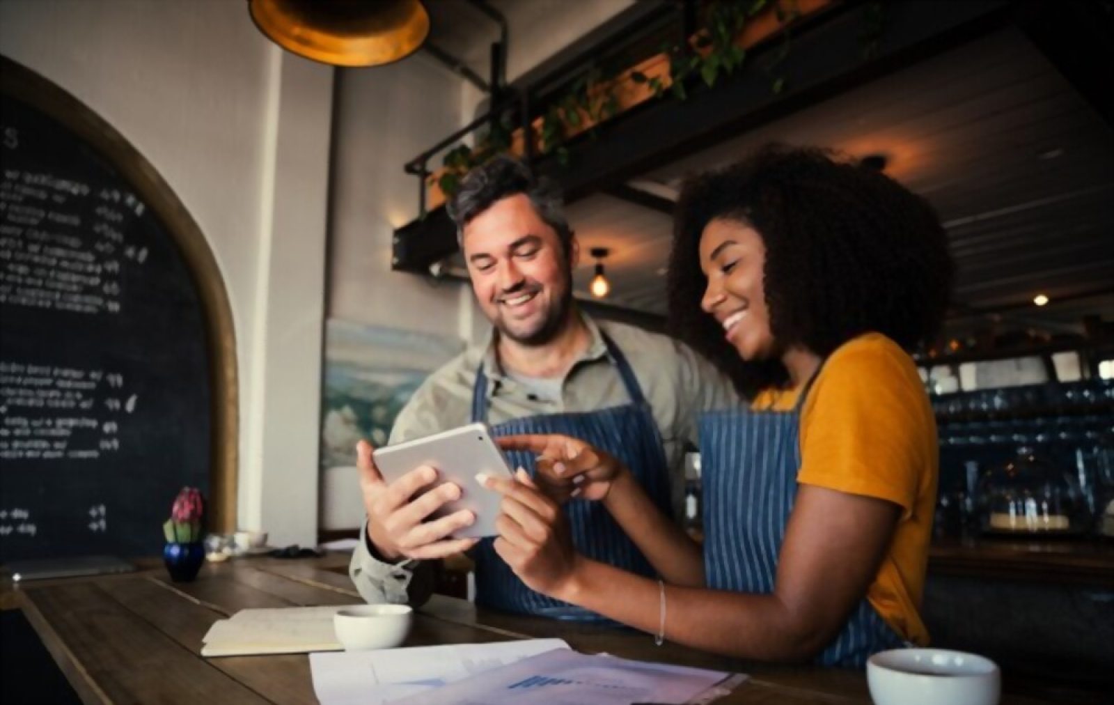 Como ter um aumento nas vendas em 2022? Já que usamos a internet para quase tudo na nossa vida, o aumento nas vendas no comércio eletrônico, através dos seus diferentes dispositivos, triplicaram durante a pandemia da COVID-19 na América Latina. Assim, durante o confinamento, 37% dos consumidores online em 2021, se consideram um comprador digital nato durante a pandemia. Além disso, 17% dizem encontrar produtos mais rapidamente e mais rapidamente online do que em uma loja física. Este é o momento em que os varejistas precisam estar a par de estratégias para atender às necessidades de seus clientes rapidamente se quiserem agregar valor em suas compras e fazer crescer os seus negócios. Então para provocar um aumento nas vendas, a pergunta a se fazer é: como estou alavancando as diferentes mídias sociais e ferramentas online para oferecer aos meus clientes a melhor experiência de usuário? Identificar os pontos fracos de sua empresa e examinar como você pode fortalecê-los é uma das principais tarefas de aumento nas vendas que você deve colocar em sua lista para maximizar o potencial de sua vitrine digital. Uma visita aos artigos do blog da Estação Indoor, em nosso website, pode ajudá-lo a conhecer nossos serviços e identificar as diferentes estratégias de marketing digital que temos para sua empresa e começar a projetar e melhorar as visitas do seus clientes ao seu site. Ser encontrado online é muito importante Se você é um varejista, é essencial que as pessoas possam encontrá-lo online, levando em conta que 44% das pessoas que compram online não sabiam o que queriam comprar e decidiram comprá-lo navegando na Internet. Um exemplo disso é mostrar cada um de seus produtos de forma clara e amigável no seu site, adicionar comentários de clientes satisfeitos ou até mesmo mostrar preços são algumas das características que permitem que você tenha uma boa experiência com o cliente. E vamos confessar: Não precisa de um grande orçamento para que isso aconteça. Hoje em dia é possível exibir produtos com a ajuda do Google Shopping, e você não precisa necessariamente estar fazendo propaganda através do Google Ads. Se você precisar de assistência na montagem de suas campanhas com base na demanda para um aumento nas vendas, há propostas automatizadas ou Campanhas de Compras Inteligentes que podem fazer mudanças em tempo real para corresponder ao comportamento de seus clientes. Embora seja verdade que muitas pessoas ainda fazem compras em lojas físicas, elas precisam pensar com antecedência no que vão comprar pesquisando pesquisas online. Durante a pandemia, o principal meio de fazer isso foi através de websites ou aplicativos de comércio eletrônico e mídias sociais. Em termos de conteúdo, 70% dos consumidores buscaram o preço dos produtos e 66% se concentraram na descrição do item. Para melhorar esta experiência, você deve fornecer os dados corretos sobre seus produtos e anunciar em uma série de locais onde você presta seus serviços para chegar às pessoas que estão perto de suas instalações. Assim fica muito mais fácil de seis usuários fazerem alguma conversão e você progredir no mercado através do aumento nas vendas. Atenção redobrada no atendimento ao cliente Por outro lado, é preciso ter em mente que durante a pandemia, de acordo com a pesquisa realizada em 2021, 62% dos consumidores online se aventuraram a comprar novas marcas e 82% acreditam que continuarão a comprar de novas lojas. Portanto, você deve tentar ser flexível e compreensivo com reembolsos e até mesmo cancelamentos de produtos porque o atendimento ao cliente é definitivamente um grande contribuinte para a confiança das pessoas que querem comprar o que você oferece. Agora você pode ativar o recurso de mensagens no Google Meu Negócio para estender seu horário telefônico para estar presente quando seus clientes precisarem de você. De acordo com Pedro Amorim, diretor da Estação Indoor e Consultor de Marketing Digital, o Google Meu Negócio é uma grande oportunidade para aumento nas vendas devido a importância que o maior mecanismo de busca dá a ele. E completa dizendo que uma pequena empresa pode competir de igual para igual com uma grande seguindo as normas de boas práticas do Google. Diferencie-se e ofereça a melhor experiência de compra Você sabia que os principais meios de publicidade eram as mídias sociais, a televisão e os sites de notícias? Estes foram os canais através dos quais os consumidores aprenderam sobre novas marcas. Diante disso, 63% planejaram sua compra com várias semanas de antecedência e 81% levam em conta os descontos. Portanto, você precisa se certificar de que eles não tenham problemas para rever os produtos em relação às promoções que você fornece. Alguns dos principais obstáculos a esta experiência são descontos desinteressantes, custos de envio ou o uso de cartões de crédito apenas. Por isso revise seu site, antes de colocar as suas promoções no ar para ter um aumento nas vendas e evitar futuros problemas Agora, se você possui um site responsivo com uma resposta rápida, então está no caminho certo. Entretanto, isto não garante as taxas de conversão. Você também deve oferecer uma boa experiência de usuário durante e após a compra. 69% dos consumidores online destacaram a simplicidade ao entrar em um site ou ao usar um aplicativo. Todas essas coisas podem parecer óbvias, mas é algo que as empresas negligenciam constantemente ao vender online. Assim que você melhorar o que discutimos neste artigo, você notará a diferença em seu volume de visita e no aumento nas vendas. Está com dúvida por onde começar? Isso não é problema! Você pode entrar em contato com a Estação Indoor, que nós iremos disponibilizar uma Consultoria de Marketing Digital para uma conversarmos sobre o seu plano de negócios. Ela é GRATUITA e pode te ajudar a ter um aumento nas vendas. Mande sua mensagem e garanta já a sua consultoria gratuita para negócios da nossa agência de marketing digital.