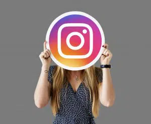 8 Dicas de como aumentar o engajamento no Instagram Querendo saber como conseguir aumentar o engajamento no Instagram em 2022? O Instagram é um dos melhores lugares para comercializar sua marca on-line de forma visível e agradável, ganhar um seguidor fiel e construir uma comunidade que apóie o seu negócio. É por isso que hoje, vou compartilhar com você 8 passos estratégicos que o ajudarão a aumentar o engajamento no Instagram em 2022 e mais além. Postar consistentemente Você pode ter ouvido isso um milhão de vezes antes, mas se todos estão dizendo isso, deve haver alguma verdade nisso: se você realmente quer alcançar algo, a chave é a consistência. E você pode ter certeza de que no marketing digital isto se aplica assim como em outras situações da vida. Ter uma presença consistente nas mídias sociais é uma forma segura de garantir resultados de um aumentar o engajamento no Instagram. Mesmo que seja uma estratégia de longo prazo, você pode descobrir que ela pode ser um dos pilares mais importantes para aumentar sua autoridade. Entretanto, isto não significa entrar na plataforma e começar a agendar um número infinito de posts no Instagram, dia após dia. Quando o assunte é o número ideal de postagens por dia ou a melhor hora para postar no Instagram, você verá todos os lados: marcas, agências de marketing digital e especialistas em mídia social que recomendam postar com mais frequência e aqueles que recomendam o contrário. E isto acontece porque na realidade ,não há um recibo pré-definido para postar conteúdo. Depende muito do tipo de negócio, de seu público, do tipo de conteúdo entregue, e assim por diante para que possa ser atingido o objetivo de aumentar o engajamento no Instagram. Por exemplo, se observarmos a estratégia de mídia social do Clube Brincante, veremos que a marca tem um número médio de cinco postagens por dia. E é uma das marcas de maior sucesso nas mídias sociais para brinquedos educativos e recursos terapêuticos.No entanto, algumas marcas podem não ter o mesmo sucesso no Instagram se adotarem a mesma estratégia de postagem. É por isso que os testes e a adaptação são tão importantes. Porque isso o levará eventualmente a esse ponto de conversão, que é essencial encontrar o meio para aumentar o engajamento no Instagram. Dica Hashtag Marketing Digital: A fim de garantir que seus posts do Instagram sejam consistentes e publicados quando seu público estiver online, você deve planejar seu calendário de conteúdo dentro de um prazo de pelo menos duas a quatro semanas de antecedência. Para perder as preocupações e o estresse de olhar para seu relógio a cada hora para não perder o tempo que você deseja que seus posts do Instagram entrem no ar, você pode facilmente usar uma ferramenta de agendamento de mídia social (Exemplo: Facebook Creator, Etus, MLabs entre outros) Os Carrosséis do Instagram são uma ótima maneira de falar sobre a sua marca De acordo com nossa pesquisa de como aumentar o engajamento no Instagram, os carrosséis estão no cerne da questão, sendo em geral o tipo de conteúdo com melhor desempenho. Portanto, se você, há muito tempo, se pergunta como aumentar o engajamento no Instagram e não fez tantos malabarismos com os carrosséis do Instagram, aqui pode ser sua solução mágica. É claro, há uma boa razão por trás desta tendência.Isto está acontecendo porque os carrosséis do Instagram são os tipo de post que melhor transmite uma narrativa, o que se tornou essencial para os esforços de marketing nos dias de hoje. As pessoas são mais seletivas com as marcas com as quais interagem hoje em dia. Elas não são mais consumidoras passivas de publicidade. O público online desafia as marcas a criar relações emocionais com seus clientes e mudar sua estratégia orientada ao produto para uma abordagem mais centrada no leque dos seus usuários. E se você ainda não está convencido de como os carrosséis o ajudarão a aumentar o engajamento no Instagram, aqui está um segredo que Pedro Amorim, sócio-diretor da Estação Indoor Agência de Marketing Digital que nos revelou, como o algoritmo Instagram funcionará a seu favor ao usar os carrosséis do Instagram. De acordo com o especialista, quando utiliza-se um carrossel no Instagram e o usuário passar pelo seu post com a primeira imagem, a ferramenta mostrará o mesmo post uma segunda vez com a foto ou vídeo seguinte do carrossel. E completa dizendo que esta é a chance que o logaritmo do Instagram poderá te oferecer o dobro de exposição. Use-o com sabedoria! Use hashtags relevantes As hashtags do Instagram ainda são de grande interesse para uma agência de marketing digital, um artigo apropriado sobre como aumentar o engajamento no Instagram não seria completo sem uma menção a eles. A razão pela qual as pessoas usam hashtags em seus posts no Instagram é que elas querem aumentar seu alcance. Mais alcance se traduz em maior engajamento, que é o objetivo final, geralmente tanto para as contas pessoais quanto para as comerciais. Quanto à melhor estratégia para usar as hashtags do Instagram - você provavelmente já deve ter adivinhado - não há nenhuma. Entretanto, se você quiser atingir um público mais direcionado, é mais provável que demonstre interesse em sua marca e se relacione com suas mensagens, você deve testar as hashtags específicas do mercado que funcionam para você. Além disso, a fim de garantir que você use as hashtags certas em sua tentativa de aumentar o engajamento no Instagram, você deve dar uma olhada em seus concorrentes de vez em quando. Faça uma análise competitiva no Instagram para ver quantos hashtags seus concorrentes estão usando. Quais são esses hashtags, e onde as outras marcas os estão colocando - nas legendas ou nos comentários? Aí você me pergunta: Qual estratégia de marketing para redes sociais pode ser a melhor? Ao fazer sua pesquisa, você terá a melhor estratégia aplicada até o momento do seu ponto de partida. Depois disso, você só tem que testar e ver o que pode ser melhorado. Criar uma hashtag de marca também é uma boa ideia, e é uma prática comum que as marcas mundialmente conhecidas normalmente usam para diferentes campanhas.A Estação Indoor, por exemplo, criou sua hashtag #NatalnaEstação para sua campanha de final de ano. O que se deve ter em mente ao criar uma hashtag de marca para o Instagram é que ela deve ser curta, cativante e fácil de lembrar. Aliadas a um bom conceito, essas táticas podem criar e quantificar a popularidade da sua marca e ajudando a aumentar o engajamento no Instagram. Coloque um link no Stories do Instagram A inserção de um link nas Stories do Instagram estava - até recentemente - disponível apenas para contas com uma base de fãs maior que dez mil seguidores. Agora, uma das últimas atualizações do Instagram veio com uma novidade para as marcas com números menores de seguidores, que sonhavam em fazer uso desta funcionalidade. Com essa alteração recente na plataforma, torna possível a todos os usuários adicionar um link no Stories do Instagram, que pode ser usado para aumentar o tráfego para o seu site ou para onde você deseja direcionar. E, é óbvio, que também serve para aumentar o engajamento no Instagram. Outra grande notícia a respeito do tema é que o Instagram permite até mesmo personalizar seu link com um texto personalizado, o que vale a pena para saber como isso afetará a capacidade da marca de obter mais tráfego do Instagram. Além dos links, Instagram permite que você faça uso de muitos recursos interativos em seus Stories do Instagram, como perguntas ou enquetes, que são uma ótima maneira de provocar o engajamento do Instagram. Já que falamos muito sobre quantas coisas você pode fazer em um Stories do Instagram, devemos também cobrir a importância de ter uma estratégia para ele também. De acordo com nosso estudo, marcas com uma base de fãs maior que 100 mil seguidores duplicaram o uso deste recurso em 2021, lançando até 50 Stories por mês, em média. Isto significa que a consistência em criação de conteúdo é necessária não apenas para posts, mas também para os Stories do Instagram. Faça Lives no Instagram Hoje em dia, o conteúdo de vídeo ganhou uma popularidade maciça em todas as redes sociais importantes. E o Instagram não faz exceção. Dessa forma, se você está procurando maneiras de aumentar o engajamento no Instagram, você não deve supervisionar a importância de introduzir vídeos em seu mix de conteúdo para a plataforma. Lembre-se que agora, mais do que nunca, as pessoas estão orientadas para a eficiência do tempo, e os vídeos são uma ótima maneira de entregar as mensagens de sua marca em um prazo mais condensado. O conteúdo de vídeo oferece uma experiência mais imersiva e é mais fácil de ser consumido do que de ser lido. E muito mais rápido. Uma tática que é cada vez mais utilizada pelas marcas são as Lives do Instagram e tem sessões regulares de transmissão ao vivo. Esta estratégia começou a se espalhar por conta dos bloqueios mundiais causados pela pandemia da COVID-19. No Facebook, por exemplo, as sessões ao vivo recebem o dobro do que os vídeos pré-gravados de engajamento recebem. Uma vez que as pessoas parecem estar tão interessadas em assistir vídeos ao vivo, não seria uma boa iniciativa para tentar aumentar o engajamento no Instagram também? DICA HASHTAG MARKETING DIGITAL: A atenção do usuário está diminuindo ligeiramente, então ou você quer integrar mais carrosséis ou mais vídeos em sua estratégia de marketing no Instagram, tente escrever legendas curtas para seus posts. É comprovado que legendas de até dez palavras pode aumentar o engajamento no Instagram Experimente os Reels do Instagram Continuando nossa conversa sobre os benefícios do uso do conteúdo de vídeo nas mídias sociais, e como este tipo de post pode ajudá-lo a aumentar o engajamento no Instagram, também é importante mencionar que a diversidade também é muito importante se você quiser atingir este objetivo. Portanto, coloque-se no radar do seu público com conceitos criativos para seus posts, e explorando todos os diferentes formatos de vídeo que o Instagram tem a oferecer. E falando dos muitos formatos de vídeo, você conhece algum que seja mais popular do que o Reels do Instagram atualmente? Para aqueles nativos digitais que simplesmente não conseguem se enjoar do Instagram, mas também adorariam ter um gostinho do tipo de conteúdo do TikTok, o Instagram introduziu o Reels, um recurso que foi recebido de braços abertos pelos seus usuários, aumentando rapidamente a sua popularidade. O que é ótimo no Reels do Instagram é que ela permite que as marcas joguem de muitas maneiras criativas. É uma característica que é ótima para os lançamentos de produto. Através do Reels do instagram você também pode ser co-autor do conteúdo, facilitando as colaborações. Que são conhecidos por serem uma das táticas mais essenciais no marketing. E, felizmente, os ganhos não param por aqui. O Reels do Instagram tem a vantagem de ser apresentado com mais frequência na página de exploração, o que pode oferecer exposição maior para sua marca. E com ele, você terá mais chances de se tornar viral através de uma boa criação de conteúdo. É por isso que, se você está procurando maneiras de aumentar o engajamento no Instagram, você precisa experimentar o Reels. Ao fazer isso, você pode impulsionar o algoritmo a seu favor - recompensando seus Reels do Instagram com um envolvimento maior do que seus vídeos regulares. Criar imagens para serem salvas Em 2021 todos diziam que o botão "Salvar" é o novo botão "Like" no Instagram, tornando-se uma chamada bastante comum para a ação hoje em dia. Citações e visuais cativantes que frequentemente exibem várias dicas e truques são o tipo de conteúdo que é mais provável que seja salvo pelos usuários do Instagram. Através deste tipo de conteúdo, você pode dar à sua comunidade algo mais. É esse valor agregado que os clientes online buscam hoje em dia. Procure maneiras de ajudá-los na utilização de seus produtos ou serviços, para oferecer-lhes experiências satisfatórias e os resultados não irão demorar muito. Esta é provavelmente a lição mais importante que as marcas precisam aprender se quiserem aumentar o engajamento no Instagram e os resultados gerais nas mídias sociais. Brincar com os filtros AR do Instagram Com a tecnologia evoluindo de tantas maneiras criativas, os usuários das mídias sociais buscam experiências mais imersivas. Os filtros AR do Instagram são muito úteis para criar consciência da marca, ao mesmo tempo em que oferecem uma experiência divertida aos usuários do Instagram. Especialmente bem sucedidos são aqueles filtros AR de marca que permitem aos usuários experimentar virtualmente o produto ou, o que é aplicável especialmente para marcas que pertencem à indústria da beleza. Qual a maneira mais eficaz de aumentar o engajamento no Instagram? Se você deseja aumentar o engajamento no Instagram, você tem que levar sua conta Instagram para o próximo nível, para gastar o que for preciso para criar seu calendário de conteúdo e colocar toda sua criatividade lá dentro. Estas dicas para um aumentar o engajamento no Instagram são apenas algumas áreas nas quais você pode melhorar seu desempenho, mas há muitas outras coisas que você tem que ter em mente. Postar em horários de pico, usar conteúdo gerado pelo usuário, postar concursos, escrever legendas fortes, link na Bio, e muitas outras são outras grandes técnicas que você pode usar para aumentar o engajamento no Instagram Agora que você tem todas essas idéias, é hora de colocar sua criatividade para trabalhar!
