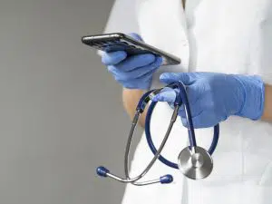 Marketing Digital para Médicos: O que você precisa saber? A era digital tem algo para todos. Mas se você nos perguntar, nós lhe diremos que a maior vantagem deste momento em que passamos é a facilidade com que as empresas modernas podem comercializar on-line. Para médicos e profissionais de saúde que lêem o correio, nunca foi tão fácil encontrar pacientes e aumentar seus serviços de saúde em questão de poucas semanas. Embora o marketing digital para médicos possa parecer intimidante para você, mostraremos por que você deve superar o medo do desconhecido e começar a fazer o seu posicionamento online. O marketing digital para médicos pode ajudar os profissionais a competir no mercado sem gastar uma fortuna. Os médicos podem aumentar sua autoridade on-line, melhorar a experiência do cliente, focar nos clientes certos, criar uma sólida presença on-line e muito mais - tudo isso com a ajuda de estratégias de marketing digital. Curtiu a ideia? Então para saber mais sobre o marketing digital para médicos, basta apenas continuar neste artigo! 10 razões pelas quais médicos e profissionais de saúde precisam de marketing digital Cria uma sólida presença on-line Se você está disposto a expandir sua prática, torná-la mais acessível e, ao mesmo tempo, aumentar sua receita, então você tem que investir em marketing digital. A criação de uma sólida estratégia de marketing online permitirá que você estabeleça sua presença de uma forma que seus pacientes possam esperar. Mas, não é tão simples assim. Quando se trata do marketing digital para médicos, você tem uma dúzia de canais online para trabalhar. Do website à mídia social até a listagem de empresas - você será obrigado a estabelecer pontos de acesso onde seus clientes em potencial possam se aproximar de você sem problemas. Além disso, estes canais on-line terão que ser otimizados para garantir que forneçam informações consistentes em toda a Internet. Junto com o nome, número de telefone e endereço de sua clínica, você terá até mesmo a oportunidade de estabelecer expectativas para os pacientes potenciais. Os pacientes em potencial estão online Você sabia que existem 4,66 bilhões de usuários de internet no mundo? Bem, a estatística fala por si. Há uma grande chance de seus clientes potenciais também usarem a Internet, especialmente para encontrar soluções para seus problemas. A construção de uma sólida presença online o preparará para interações bem sucedidas com clientes potenciais que estão procurando seus serviços de saúde. Além disso, isso lhe dará uma excelente oportunidade de fazer com que as interações sejam significativas. De modo geral, a realização de campanhas de marketing digital para médicos bem projetadas aumenta a probabilidade de que sua prática de saúde seja notada. Ao mesmo tempo, você aprenderá que nem todo usuário da Internet é seu cliente em potencial. Há pessoas na Internet que podem não precisar de seus serviços de saúde. E você não quer desperdiçar seu orçamento de marketing tentando trazê-los para dentro. Então, como você pode comercializar para os pacientes certos? Continue lendo que já daremos a resposta… (Momento que a Estação Indoor segura a audiência kkkk) Os clientes online são mais fáceis de direcionar Temos orgulho do marketing digital porque ele tem uma tremenda vantagem sobre o marketing tradicional como os produtos de impressão ou a televisão. A vantagem mais lucrativa é que você pode especificar a quem suas campanhas de marketing se destinam. Nossas campanhas de marketing digital são altamente direcionadas, uma vez que usamos certas características como idade, sexo, demografia, interesses, comportamento e muito mais enquanto definimos o público-alvo. Além disso, as campanhas de marketing online para médicos também podem ser otimizadas para certas palavras-chave, fazendo com que sua prática apareça para consultas com as quais você possa se relacionar. Assim, você não tem que se preocupar em lidar com consultas irrelevantes para uma consulta. Melhora a experiência do cliente O que os pacientes que procuram soluções na Internet querem? É bastante simples - eles querem uma resposta rápida e eficaz, sem que tenham que perder tempo. Quanto mais fácil você facilitar o acesso dos pacientes à sua clínica, melhor será a experiência deles. Você simplesmente não pode ignorar as ferramentas de marketing digital que podem estabelecer rapidamente um sistema on-line sem interrupção que permite aos pacientes descobrir seu serviço de saúde e, além disso, tornar mais fácil para você interagir com eles. Entretanto, criar um sistema eficiente para rastrear seus pacientes, enviar lembretes de check-up, compartilhar boletins informativos e remover os obstáculos à comunicação ininterrupta pode exigir testes frequentes. Como médicos e profissionais de saúde não têm tempo para isso, sugerimos a contratação de uma agência de marketing digital para realizar o trabalho, afinal eles podem dar sequência com suas campanhas de divulgação. (Olha que coincidência: Você, neste momento, lendo um artigo de marketing digital para médicos em um site de uma agência online. Vale a pena o contato, não acha? - Clique aqui) Diminui o custo por aquisição de pacientes Hoje, você não tem motivo para quebrar o banco para trazer mais clientes para o seu consultório. Com o marketing digital, você pode criar funis de vendas altamente eficazes e orientadas a resultados que reduzirão significativamente seus gastos com marketing e aquisição de clientes. O custo por aquisição de pacientes com campanhas de marketing digital para médicos é muito menor do que o da publicidade tradicional. O primeiro reduzirá seus custos pela metade e também aumentará seu ROI. Mas, como isso é possível? Bem, uma coisa pela qual todos os profissionais de saúde estão gratos é a facilidade com que o marketing digital levou sua prática para o mundo. Ele nivelou o campo de atuação para todos os médicos e proporcionou igualdade de oportunidades para promover sua prática. Embora o marketing tradicional possa lhe custar uma fortuna, você pode fazer com que suas campanhas de marketing digital para médicos se tornem realidade com a ajuda de ferramentas e serviços prontamente disponíveis na Internet. Lembre-se: Se você mesmo não pode executar as campanhas de marketing online, basta contratar empresas de marketing digital para fazer isso por você! Ajuda a aumentar a reputação online Para garantir o crescimento e o sucesso a longo prazo de sua prática de saúde, você precisa trabalhar diligentemente em sua marca. A forma como seu público-alvo o percebe online faz uma enorme diferença. Eis o porquê. Os clientes, neste caso, pacientes, sempre se lembram da experiência que tiveram quando o abordaram para consulta. E acredite em nós, não importa o quanto você tente dar a eles o maior cuidado e compaixão, haverá momentos em que você acabará ofendendo um cliente. O cliente deixará então um feedback negativo em suas listas online. Você não quer que isso aconteça. Com o marketing digital para médicosl, você pode criar estratégias para lidar efetivamente com questões relacionadas ao envolvimento do paciente e aos cuidados pré e pós-tratamento. Isto o ajudará a construir uma imagem de marca positiva para sua prática e administrar o feedback negativo deixado pelos pacientes insatisfeitos. Seus concorrentes estão fazendo marketing digital Acredite ou não, temos clientes da indústria da saúde que estão obtendo resultados excepcionais com o marketing digital para médicos. E se você não tem investido muito em publicidade online, tome esta criação de conteúdo como um sinal para começar. Os médicos que usam o marketing digital são capazes de atingir uma grande fatia do mercado, tornando muito difícil para você conquistar novos clientes. No entanto, ainda não há muitos médicos que tenham saltado para a onda para criação de um posicionamento online. Em entrevista em 2020 com Pedro Amorim, sócio-diretor da Estação Indoor Agência de Marketing Digital, ele relatou que em dados recentes, foram mostrados que os profissionais da saúde preferem a divulgação convencional e muitos ficam presos aos atendimentos aos planos de saúde Mesmo com menos profissionais aderindo aos planos de saúde, devido a uma maior dificuldade das empresas, hoje os usuários já começam a converter em simples anúncios de Google Ads gerados através do marketing digital para médicos. Quer um exemplo? Entre no Google e veja quantos tem para especialidade que você digitou! Você terá a chance de ser tornar uma autoridade no assunto Você não gostaria de consultar um médico que compartilha gratuitamente informações altamente úteis relacionadas à sua doença? Nós sabemos que sim. E a razão é bastante simples de entender. Os clientes estão sempre procurando se aproximar das empresas que fornecem o maior valor. E o marketing digital para médicos dá aos profissionais a oportunidade de impulsionar um conteúdo altamente informativo para seu público-alvo. A publicação consistente de conteúdo útil e envolvente em seu site e plataformas de mídia social por um longo tempo fará de você uma autoridade líder indiscutível de pensamento no seu setor. Não apenas isso, responder a perguntas no Quora, Twitter e LinkedIn e sugerir soluções para problemas de saúde online o ajudará a atingir uma conversa com seu público-alvo. Os pacientes confiarão em sua clínica e se sentirão livres para consultá-la caso estejam em apuros. Uma vez alcançada a liderança do pensamento, a aquisição e retenção de clientes se tornará uma caminhada no parque para você. Ajuda seu consultório a aparecer localmente Se você é médico, você gostaria de ter cada vez mais pacientes dentro e fora do local onde você estabeleceu sua clínica. Em outras palavras, você gostaria de dominar primeiro os mercados locais. Investir em marketing digital para médicos lhe dá a oportunidade de realizar campanhas locais de SEO, dentro das quais você estará otimizando suas listas online para os mercados locais, bem como empurrar o conteúdo para fora, visando os clientes locais. Nisto, você estará otimizando seu conteúdo e listagem para palavras-chave como 'médico perto de mim' 'especialista em saúde perto de mim' 'Nutricionista perto de mim' “dentista 24 horas” ou qualquer palavra-chave específica da cidade. Isto aumentará seu domínio nos mercados locais e garantirá que sua prática de marketing digital para médicos seja a primeira a aparecer em buscas locais relevantes. Tomar decisões comerciais orientadas por dados Finalmente, você alcançará a liberdade de adivinhação. O marketing digital para médicos é completamente dependente de dados e análises. Nós não tomamos medidas em uma campanha só porque nos apetece. Realizamos testes e análises extensivas para cada campanha de marketing, geramos resultados, fazemos nossas conclusões e otimizamos a campanha de acordo. Em outras palavras, cada centavo que você investir em uma campanha de marketing digital para médicos mostrará algum resultado. Quando acoplamos as campanhas com o Google Analytics, você obterá dados de desempenho em tempo real - o que lhe permitirá tomar melhores decisões e, eventualmente, uma presença online mais forte. Como os médicos podem começar a fazer marketing on-line? O marketing digital para médicos é uma enorme oportunidade de marketing que esses profissionais não devem ignorar neste e nos anos seguintes. Embora você mesmo possa começar a realizar campanhas de marketing on-line, sugerimos que você contrate uma agência de marketing digital para o trabalho. Isto é principalmente porque você não tem uma experiência suficiente em marketing, bem como falta a quantidade de tempo necessária para construir uma campanha de marketing bem sucedida. Mande sua mensagem para Estação Indoor, somos uma empresa de marketing digital no Rio de Janeiro com especialização para a área da saúde. Garanta já a sua consultoria gratuita!