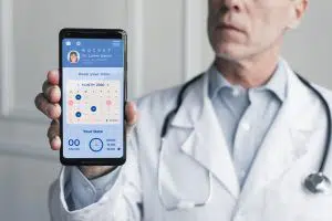 Marketing Digital para Médicos: O que você precisa saber? A era digital tem algo para todos. Mas se você nos perguntar, nós lhe diremos que a maior vantagem deste momento em que passamos é a facilidade com que as empresas modernas podem comercializar on-line. Para médicos e profissionais de saúde que lêem o correio, nunca foi tão fácil encontrar pacientes e aumentar seus serviços de saúde em questão de poucas semanas. Embora o marketing digital para médicos possa parecer intimidante para você, mostraremos por que você deve superar o medo do desconhecido e começar a fazer o seu posicionamento online. O marketing digital para médicos pode ajudar os profissionais a competir no mercado sem gastar uma fortuna. Os médicos podem aumentar sua autoridade on-line, melhorar a experiência do cliente, focar nos clientes certos, criar uma sólida presença on-line e muito mais - tudo isso com a ajuda de estratégias de marketing digital. Curtiu a ideia? Então para saber mais sobre o marketing digital para médicos, basta apenas continuar neste artigo! 10 razões pelas quais médicos e profissionais de saúde precisam de marketing digital Cria uma sólida presença on-line Se você está disposto a expandir sua prática, torná-la mais acessível e, ao mesmo tempo, aumentar sua receita, então você tem que investir em marketing digital. A criação de uma sólida estratégia de marketing online permitirá que você estabeleça sua presença de uma forma que seus pacientes possam esperar. Mas, não é tão simples assim. Quando se trata do marketing digital para médicos, você tem uma dúzia de canais online para trabalhar. Do website à mídia social até a listagem de empresas - você será obrigado a estabelecer pontos de acesso onde seus clientes em potencial possam se aproximar de você sem problemas. Além disso, estes canais on-line terão que ser otimizados para garantir que forneçam informações consistentes em toda a Internet. Junto com o nome, número de telefone e endereço de sua clínica, você terá até mesmo a oportunidade de estabelecer expectativas para os pacientes potenciais. Os pacientes em potencial estão online Você sabia que existem 4,66 bilhões de usuários de internet no mundo? Bem, a estatística fala por si. Há uma grande chance de seus clientes potenciais também usarem a Internet, especialmente para encontrar soluções para seus problemas. A construção de uma sólida presença online o preparará para interações bem sucedidas com clientes potenciais que estão procurando seus serviços de saúde. Além disso, isso lhe dará uma excelente oportunidade de fazer com que as interações sejam significativas. De modo geral, a realização de campanhas de marketing digital para médicos bem projetadas aumenta a probabilidade de que sua prática de saúde seja notada. Ao mesmo tempo, você aprenderá que nem todo usuário da Internet é seu cliente em potencial. Há pessoas na Internet que podem não precisar de seus serviços de saúde. E você não quer desperdiçar seu orçamento de marketing tentando trazê-los para dentro. Então, como você pode comercializar para os pacientes certos? Continue lendo que já daremos a resposta… (Momento que a Estação Indoor segura a audiência kkkk) Os clientes online são mais fáceis de direcionar Temos orgulho do marketing digital porque ele tem uma tremenda vantagem sobre o marketing tradicional como os produtos de impressão ou a televisão. A vantagem mais lucrativa é que você pode especificar a quem suas campanhas de marketing se destinam. Nossas campanhas de marketing digital são altamente direcionadas, uma vez que usamos certas características como idade, sexo, demografia, interesses, comportamento e muito mais enquanto definimos o público-alvo. Além disso, as campanhas de marketing online para médicos também podem ser otimizadas para certas palavras-chave, fazendo com que sua prática apareça para consultas com as quais você possa se relacionar. Assim, você não tem que se preocupar em lidar com consultas irrelevantes para uma consulta. Melhora a experiência do cliente O que os pacientes que procuram soluções na Internet querem? É bastante simples - eles querem uma resposta rápida e eficaz, sem que tenham que perder tempo. Quanto mais fácil você facilitar o acesso dos pacientes à sua clínica, melhor será a experiência deles. Você simplesmente não pode ignorar as ferramentas de marketing digital que podem estabelecer rapidamente um sistema on-line sem interrupção que permite aos pacientes descobrir seu serviço de saúde e, além disso, tornar mais fácil para você interagir com eles. Entretanto, criar um sistema eficiente para rastrear seus pacientes, enviar lembretes de check-up, compartilhar boletins informativos e remover os obstáculos à comunicação ininterrupta pode exigir testes frequentes. Como médicos e profissionais de saúde não têm tempo para isso, sugerimos a contratação de uma agência de marketing digital para realizar o trabalho, afinal eles podem dar sequência com suas campanhas de divulgação. (Olha que coincidência: Você, neste momento, lendo um artigo de marketing digital para médicos em um site de uma agência online. Vale a pena o contato, não acha? - Clique aqui) Diminui o custo por aquisição de pacientes Hoje, você não tem motivo para quebrar o banco para trazer mais clientes para o seu consultório. Com o marketing digital, você pode criar funis de vendas altamente eficazes e orientadas a resultados que reduzirão significativamente seus gastos com marketing e aquisição de clientes. O custo por aquisição de pacientes com campanhas de marketing digital para médicos é muito menor do que o da publicidade tradicional. O primeiro reduzirá seus custos pela metade e também aumentará seu ROI. Mas, como isso é possível? Bem, uma coisa pela qual todos os profissionais de saúde estão gratos é a facilidade com que o marketing digital levou sua prática para o mundo. Ele nivelou o campo de atuação para todos os médicos e proporcionou igualdade de oportunidades para promover sua prática. Embora o marketing tradicional possa lhe custar uma fortuna, você pode fazer com que suas campanhas de marketing digital para médicos se tornem realidade com a ajuda de ferramentas e serviços prontamente disponíveis na Internet. Lembre-se: Se você mesmo não pode executar as campanhas de marketing online, basta contratar empresas de marketing digital para fazer isso por você! Ajuda a aumentar a reputação online Para garantir o crescimento e o sucesso a longo prazo de sua prática de saúde, você precisa trabalhar diligentemente em sua marca. A forma como seu público-alvo o percebe online faz uma enorme diferença. Eis o porquê. Os clientes, neste caso, pacientes, sempre se lembram da experiência que tiveram quando o abordaram para consulta. E acredite em nós, não importa o quanto você tente dar a eles o maior cuidado e compaixão, haverá momentos em que você acabará ofendendo um cliente. O cliente deixará então um feedback negativo em suas listas online. Você não quer que isso aconteça. Com o marketing digital para médicosl, você pode criar estratégias para lidar efetivamente com questões relacionadas ao envolvimento do paciente e aos cuidados pré e pós-tratamento. Isto o ajudará a construir uma imagem de marca positiva para sua prática e administrar o feedback negativo deixado pelos pacientes insatisfeitos. Seus concorrentes estão fazendo marketing digital Acredite ou não, temos clientes da indústria da saúde que estão obtendo resultados excepcionais com o marketing digital para médicos. E se você não tem investido muito em publicidade online, tome esta criação de conteúdo como um sinal para começar. Os médicos que usam o marketing digital são capazes de atingir uma grande fatia do mercado, tornando muito difícil para você conquistar novos clientes. No entanto, ainda não há muitos médicos que tenham saltado para a onda para criação de um posicionamento online. Em entrevista em 2020 com Pedro Amorim, sócio-diretor da Estação Indoor Agência de Marketing Digital, ele relatou que em dados recentes, foram mostrados que os profissionais da saúde preferem a divulgação convencional e muitos ficam presos aos atendimentos aos planos de saúde Mesmo com menos profissionais aderindo aos planos de saúde, devido a uma maior dificuldade das empresas, hoje os usuários já começam a converter em simples anúncios de Google Ads gerados através do marketing digital para médicos. Quer um exemplo? Entre no Google e veja quantos tem para especialidade que você digitou! Você terá a chance de ser tornar uma autoridade no assunto Você não gostaria de consultar um médico que compartilha gratuitamente informações altamente úteis relacionadas à sua doença? Nós sabemos que sim. E a razão é bastante simples de entender. Os clientes estão sempre procurando se aproximar das empresas que fornecem o maior valor. E o marketing digital para médicos dá aos profissionais a oportunidade de impulsionar um conteúdo altamente informativo para seu público-alvo. A publicação consistente de conteúdo útil e envolvente em seu site e plataformas de mídia social por um longo tempo fará de você uma autoridade líder indiscutível de pensamento no seu setor. Não apenas isso, responder a perguntas no Quora, Twitter e LinkedIn e sugerir soluções para problemas de saúde online o ajudará a atingir uma conversa com seu público-alvo. Os pacientes confiarão em sua clínica e se sentirão livres para consultá-la caso estejam em apuros. Uma vez alcançada a liderança do pensamento, a aquisição e retenção de clientes se tornará uma caminhada no parque para você. Ajuda seu consultório a aparecer localmente Se você é médico, você gostaria de ter cada vez mais pacientes dentro e fora do local onde você estabeleceu sua clínica. Em outras palavras, você gostaria de dominar primeiro os mercados locais. Investir em marketing digital para médicos lhe dá a oportunidade de realizar campanhas locais de SEO, dentro das quais você estará otimizando suas listas online para os mercados locais, bem como empurrar o conteúdo para fora, visando os clientes locais. Nisto, você estará otimizando seu conteúdo e listagem para palavras-chave como 'médico perto de mim' 'especialista em saúde perto de mim' 'Nutricionista perto de mim' “dentista 24 horas” ou qualquer palavra-chave específica da cidade. Isto aumentará seu domínio nos mercados locais e garantirá que sua prática de marketing digital para médicos seja a primeira a aparecer em buscas locais relevantes. Tomar decisões comerciais orientadas por dados Finalmente, você alcançará a liberdade de adivinhação. O marketing digital para médicos é completamente dependente de dados e análises. Nós não tomamos medidas em uma campanha só porque nos apetece. Realizamos testes e análises extensivas para cada campanha de marketing, geramos resultados, fazemos nossas conclusões e otimizamos a campanha de acordo. Em outras palavras, cada centavo que você investir em uma campanha de marketing digital para médicos mostrará algum resultado. Quando acoplamos as campanhas com o Google Analytics, você obterá dados de desempenho em tempo real - o que lhe permitirá tomar melhores decisões e, eventualmente, uma presença online mais forte. Como os médicos podem começar a fazer marketing on-line? O marketing digital para médicos é uma enorme oportunidade de marketing que esses profissionais não devem ignorar neste e nos anos seguintes. Embora você mesmo possa começar a realizar campanhas de marketing on-line, sugerimos que você contrate uma agência de marketing digital para o trabalho. Isto é principalmente porque você não tem uma experiência suficiente em marketing, bem como falta a quantidade de tempo necessária para construir uma campanha de marketing bem sucedida. Mande sua mensagem para Estação Indoor, somos uma empresa de marketing digital no Rio de Janeiro com especialização para a área da saúde. Garanta já a sua consultoria gratuita!