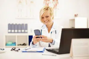Marketing Digital para Médicos: O que você precisa saber? A era digital tem algo para todos. Mas se você nos perguntar, nós lhe diremos que a maior vantagem deste momento em que passamos é a facilidade com que as empresas modernas podem comercializar on-line. Para médicos e profissionais de saúde que lêem o correio, nunca foi tão fácil encontrar pacientes e aumentar seus serviços de saúde em questão de poucas semanas. Embora o marketing digital para médicos possa parecer intimidante para você, mostraremos por que você deve superar o medo do desconhecido e começar a fazer o seu posicionamento online. O marketing digital para médicos pode ajudar os profissionais a competir no mercado sem gastar uma fortuna. Os médicos podem aumentar sua autoridade on-line, melhorar a experiência do cliente, focar nos clientes certos, criar uma sólida presença on-line e muito mais - tudo isso com a ajuda de estratégias de marketing digital. Curtiu a ideia? Então para saber mais sobre o marketing digital para médicos, basta apenas continuar neste artigo! 10 razões pelas quais médicos e profissionais de saúde precisam de marketing digital Cria uma sólida presença on-line Se você está disposto a expandir sua prática, torná-la mais acessível e, ao mesmo tempo, aumentar sua receita, então você tem que investir em marketing digital. A criação de uma sólida estratégia de marketing online permitirá que você estabeleça sua presença de uma forma que seus pacientes possam esperar. Mas, não é tão simples assim. Quando se trata do marketing digital para médicos, você tem uma dúzia de canais online para trabalhar. Do website à mídia social até a listagem de empresas - você será obrigado a estabelecer pontos de acesso onde seus clientes em potencial possam se aproximar de você sem problemas. Além disso, estes canais on-line terão que ser otimizados para garantir que forneçam informações consistentes em toda a Internet. Junto com o nome, número de telefone e endereço de sua clínica, você terá até mesmo a oportunidade de estabelecer expectativas para os pacientes potenciais. Os pacientes em potencial estão online Você sabia que existem 4,66 bilhões de usuários de internet no mundo? Bem, a estatística fala por si. Há uma grande chance de seus clientes potenciais também usarem a Internet, especialmente para encontrar soluções para seus problemas. A construção de uma sólida presença online o preparará para interações bem sucedidas com clientes potenciais que estão procurando seus serviços de saúde. Além disso, isso lhe dará uma excelente oportunidade de fazer com que as interações sejam significativas. De modo geral, a realização de campanhas de marketing digital para médicos bem projetadas aumenta a probabilidade de que sua prática de saúde seja notada. Ao mesmo tempo, você aprenderá que nem todo usuário da Internet é seu cliente em potencial. Há pessoas na Internet que podem não precisar de seus serviços de saúde. E você não quer desperdiçar seu orçamento de marketing tentando trazê-los para dentro. Então, como você pode comercializar para os pacientes certos? Continue lendo que já daremos a resposta… (Momento que a Estação Indoor segura a audiência kkkk) Os clientes online são mais fáceis de direcionar Temos orgulho do marketing digital porque ele tem uma tremenda vantagem sobre o marketing tradicional como os produtos de impressão ou a televisão. A vantagem mais lucrativa é que você pode especificar a quem suas campanhas de marketing se destinam. Nossas campanhas de marketing digital são altamente direcionadas, uma vez que usamos certas características como idade, sexo, demografia, interesses, comportamento e muito mais enquanto definimos o público-alvo. Além disso, as campanhas de marketing online para médicos também podem ser otimizadas para certas palavras-chave, fazendo com que sua prática apareça para consultas com as quais você possa se relacionar. Assim, você não tem que se preocupar em lidar com consultas irrelevantes para uma consulta. Melhora a experiência do cliente O que os pacientes que procuram soluções na Internet querem? É bastante simples - eles querem uma resposta rápida e eficaz, sem que tenham que perder tempo. Quanto mais fácil você facilitar o acesso dos pacientes à sua clínica, melhor será a experiência deles. Você simplesmente não pode ignorar as ferramentas de marketing digital que podem estabelecer rapidamente um sistema on-line sem interrupção que permite aos pacientes descobrir seu serviço de saúde e, além disso, tornar mais fácil para você interagir com eles. Entretanto, criar um sistema eficiente para rastrear seus pacientes, enviar lembretes de check-up, compartilhar boletins informativos e remover os obstáculos à comunicação ininterrupta pode exigir testes frequentes. Como médicos e profissionais de saúde não têm tempo para isso, sugerimos a contratação de uma agência de marketing digital para realizar o trabalho, afinal eles podem dar sequência com suas campanhas de divulgação. (Olha que coincidência: Você, neste momento, lendo um artigo de marketing digital para médicos em um site de uma agência online. Vale a pena o contato, não acha? - Clique aqui) Diminui o custo por aquisição de pacientes Hoje, você não tem motivo para quebrar o banco para trazer mais clientes para o seu consultório. Com o marketing digital, você pode criar funis de vendas altamente eficazes e orientadas a resultados que reduzirão significativamente seus gastos com marketing e aquisição de clientes. O custo por aquisição de pacientes com campanhas de marketing digital para médicos é muito menor do que o da publicidade tradicional. O primeiro reduzirá seus custos pela metade e também aumentará seu ROI. Mas, como isso é possível? Bem, uma coisa pela qual todos os profissionais de saúde estão gratos é a facilidade com que o marketing digital levou sua prática para o mundo. Ele nivelou o campo de atuação para todos os médicos e proporcionou igualdade de oportunidades para promover sua prática. Embora o marketing tradicional possa lhe custar uma fortuna, você pode fazer com que suas campanhas de marketing digital para médicos se tornem realidade com a ajuda de ferramentas e serviços prontamente disponíveis na Internet. Lembre-se: Se você mesmo não pode executar as campanhas de marketing online, basta contratar empresas de marketing digital para fazer isso por você! Ajuda a aumentar a reputação online Para garantir o crescimento e o sucesso a longo prazo de sua prática de saúde, você precisa trabalhar diligentemente em sua marca. A forma como seu público-alvo o percebe online faz uma enorme diferença. Eis o porquê. Os clientes, neste caso, pacientes, sempre se lembram da experiência que tiveram quando o abordaram para consulta. E acredite em nós, não importa o quanto você tente dar a eles o maior cuidado e compaixão, haverá momentos em que você acabará ofendendo um cliente. O cliente deixará então um feedback negativo em suas listas online. Você não quer que isso aconteça. Com o marketing digital para médicosl, você pode criar estratégias para lidar efetivamente com questões relacionadas ao envolvimento do paciente e aos cuidados pré e pós-tratamento. Isto o ajudará a construir uma imagem de marca positiva para sua prática e administrar o feedback negativo deixado pelos pacientes insatisfeitos. Seus concorrentes estão fazendo marketing digital Acredite ou não, temos clientes da indústria da saúde que estão obtendo resultados excepcionais com o marketing digital para médicos. E se você não tem investido muito em publicidade online, tome esta criação de conteúdo como um sinal para começar. Os médicos que usam o marketing digital são capazes de atingir uma grande fatia do mercado, tornando muito difícil para você conquistar novos clientes. No entanto, ainda não há muitos médicos que tenham saltado para a onda para criação de um posicionamento online. Em entrevista em 2020 com Pedro Amorim, sócio-diretor da Estação Indoor Agência de Marketing Digital, ele relatou que em dados recentes, foram mostrados que os profissionais da saúde preferem a divulgação convencional e muitos ficam presos aos atendimentos aos planos de saúde Mesmo com menos profissionais aderindo aos planos de saúde, devido a uma maior dificuldade das empresas, hoje os usuários já começam a converter em simples anúncios de Google Ads gerados através do marketing digital para médicos. Quer um exemplo? Entre no Google e veja quantos tem para especialidade que você digitou! Você terá a chance de ser tornar uma autoridade no assunto Você não gostaria de consultar um médico que compartilha gratuitamente informações altamente úteis relacionadas à sua doença? Nós sabemos que sim. E a razão é bastante simples de entender. Os clientes estão sempre procurando se aproximar das empresas que fornecem o maior valor. E o marketing digital para médicos dá aos profissionais a oportunidade de impulsionar um conteúdo altamente informativo para seu público-alvo. A publicação consistente de conteúdo útil e envolvente em seu site e plataformas de mídia social por um longo tempo fará de você uma autoridade líder indiscutível de pensamento no seu setor. Não apenas isso, responder a perguntas no Quora, Twitter e LinkedIn e sugerir soluções para problemas de saúde online o ajudará a atingir uma conversa com seu público-alvo. Os pacientes confiarão em sua clínica e se sentirão livres para consultá-la caso estejam em apuros. Uma vez alcançada a liderança do pensamento, a aquisição e retenção de clientes se tornará uma caminhada no parque para você. Ajuda seu consultório a aparecer localmente Se você é médico, você gostaria de ter cada vez mais pacientes dentro e fora do local onde você estabeleceu sua clínica. Em outras palavras, você gostaria de dominar primeiro os mercados locais. Investir em marketing digital para médicos lhe dá a oportunidade de realizar campanhas locais de SEO, dentro das quais você estará otimizando suas listas online para os mercados locais, bem como empurrar o conteúdo para fora, visando os clientes locais. Nisto, você estará otimizando seu conteúdo e listagem para palavras-chave como 'médico perto de mim' 'especialista em saúde perto de mim' 'Nutricionista perto de mim' “dentista 24 horas” ou qualquer palavra-chave específica da cidade. Isto aumentará seu domínio nos mercados locais e garantirá que sua prática de marketing digital para médicos seja a primeira a aparecer em buscas locais relevantes. Tomar decisões comerciais orientadas por dados Finalmente, você alcançará a liberdade de adivinhação. O marketing digital para médicos é completamente dependente de dados e análises. Nós não tomamos medidas em uma campanha só porque nos apetece. Realizamos testes e análises extensivas para cada campanha de marketing, geramos resultados, fazemos nossas conclusões e otimizamos a campanha de acordo. Em outras palavras, cada centavo que você investir em uma campanha de marketing digital para médicos mostrará algum resultado. Quando acoplamos as campanhas com o Google Analytics, você obterá dados de desempenho em tempo real - o que lhe permitirá tomar melhores decisões e, eventualmente, uma presença online mais forte. Como os médicos podem começar a fazer marketing on-line? O marketing digital para médicos é uma enorme oportunidade de marketing que esses profissionais não devem ignorar neste e nos anos seguintes. Embora você mesmo possa começar a realizar campanhas de marketing on-line, sugerimos que você contrate uma agência de marketing digital para o trabalho. Isto é principalmente porque você não tem uma experiência suficiente em marketing, bem como falta a quantidade de tempo necessária para construir uma campanha de marketing bem sucedida. Mande sua mensagem para Estação Indoor, somos uma empresa de marketing digital no Rio de Janeiro com especialização para a área da saúde. Garanta já a sua consultoria gratuita!