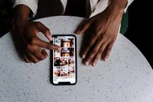 Monetização do Instagram - Tudo o que você precisa saber  A monetização do Instagram é a técnica através da qual você pode gerar dinheiro através da sua conta Instagram. Por exemplo, se você tem um grande número de fãs engajados, você pode usá-los para promover produtos em troca de dinheiro. Além de aumentar seus bens e serviços, você também pode usá-los para gerar receita. Como fazer a monetização do Instagram?  O Instagram é uma enorme rede de mídia social que está em constante crescimento. Um simples site de compartilhamento de fotos que começou como um lugar para as pessoas expressarem seus pensamentos e idéias se tornou uma das plataformas de mídia social mais populares no mercado atualmente. Como resultado, você não precisa se esforçar tanto quanto outros sites de mídia social para criar conteúdo e se conectar com seu público.  Quanto mais frequentemente você usar o Instagram, maior será a probabilidade de ganhar dinheiro com ele. Você não precisa ter um grande número de seguidores ou uma consciência de marca para ser um micro ou um nano influenciador. Você tem que admirar o que está fazendo, postar sobre isso em sua página do Instagram e ser verificado (Famoso selo azul).  Você precisa verificar as contas e ter seguidores genuínos e isto faz com que sua conta prepare o caminho para a monetização do Instagram. Isso requer pouco esforço para ganhar dinheiro com a plataforma.   No entanto, precisará mais do que simplesmente uma conta no Instagram memorável com uma legenda divertida para poder começar a ter rendimentos. É uma ótima maneira de impressionar seus seguidores, mas a monetização do Instagram requer muito trabalho duro e perseverança.   Aqui estão algumas características para os criadores de conteúdo e influenciadores rentabilizar a partir de suas páginas Instagram:   Lojas de Criadores Comércio afiliado Mercado de conteúdo de marca  Como produzir o melhor conteúdo para o Instagram?  Um produtor de conteúdo talentoso tem a oportunidade de desenvolver e distribuir conteúdo patrocinado para inúmeras empresas. Sejam anúncios em vídeo ou links de afiliados, as empresas têm várias opções para promover suas marcas, produtos digitais ou produtos de suas empresas parceiras.   Você pode produzir o melhor conteúdo para o Instagram com:  As Lives do Instagram. Fazer ao vivo aumenta a sua credibilidade.  A Produção de um tutorial em vídeo para demonstrar como utilizar os serviços que as empresas estão usando.. Uma imagem inspiradora sobre a influência positiva que uma empresa tem tido sobre você. Produção de carrosséis com dicas ou truques para o dia a dia que gerem relevância para o usuário.  Na grande maioria dos casos, este são alguns exemplos para produzir o melhor conteúdo para o Instagram. Muitos influencers começam a rentabilizar o seu trabalho através destas publicações.  Já que o assunto é sobre monetização do Instagram e comentamos sobre os influenciadores digitais, vamos falar um pouco sobre eles…  Influenciadores digitais   Os influenciadores têm um grande número de usuários ativos que o seguem por um motivo - pode ser uma solução de problemas usuais, conhecimento técnico ou até mesmo entretenimento. Resumindo: O certo é que os influenciadores digitais são criadores de conteúdo para um certo tipo de público-alvo.  Se sua carreira será a de Influenciador digital, aproveite o momento e rentabilize com a sua conta, afinal o mais difícil você já terá: A sua base de fãs.   Comece seu negócio como um micro-influenciador para um pequeno público e explore a construção de negócios compartilhando o conteúdo de outras pessoas e exibindo suas experiências pessoais. Esta é a maneira ideal para começar a monetização do Instagram, pois haverá um entendimento gradual de como é o comportamento do seu público. Como escolher as Hashtags corretas?  As Hashtags são uma excelente abordagem para aumentar a capacidade de descoberta e alcance de seu conteúdo, além de ajudar muito na monetização do Instagram. O número máximo de hashtags que você pode usar no Instagram é 30, mas eu gosto de usar não mais do que 15 para obter os melhores resultados.  Entretanto, é crucial usar os hashtags do momento, apropriadas para postagens patrocinadas para ter o máximo de resultado.  Existem vários programas geradores de hashtags que podem fazer o trabalho das pernas para você, como o Hashtag Generator. Eles podem fornecer a você uma lista dos hashtags do momento, que são mais populares, com base em seu tópico.   Como há tantos geradores de hashtag por aí, isto pode ser um problema. Também é possível que alguns deles sejam falsos.  Separamos aqui alguns dos geradores de hashtag para facilitar o seu posicionamento online: Flick  Obtenha uma lista de hashtags que estão relacionados ao seu tópico. Fique de olho no impacto dos hashtags. Os hashtags que não estão associados a você serão automaticamente filtrados. Incorpora um Hashtag Checker banido para identificar e remover qualquer um dos hashtags banidos de seus postos. SISTRIX  A cada post de mídia social é atribuído um conjunto único de sugestões. As idéias da Hashtag são classificadas em categorias como melhores, competitivas, especiais e assim por diante. Permite que os usuários carreguem artigos automaticamente e incluam a hashtag do momento no comentário inicial. As análises são incorporadas. Hashtag For Likes  Propostas de Hashtag que são pontuais e concisas. Além dos termos, você pode pesquisar por imagens e endereços web. Invenções baseadas em IA (Inteligência Artificial). A capacidade de inserir cinco palavras-chave de cada vez.   Dica HashTag Marketing Digital: Quando falamos em monetização do Instagram, precisamos ter um cuidado no momento da criação de conteúdo das postagens. O uso de geradores de Hashtag é bom, mas sempre é bom conferir, pois há sempre opções que fogem do seu nicho de mercado. Dicas vitais para monetização do Instagram Bio do Instagram  Uma empresa ou uma pessoa que deseja lucrar com a monetização do Instagram deve publicar de forma inteligente. Os primeiros visitantes de sua página Instagram podem usar sua biografia de perfil para fazer um lançamento.   Em outras palavras, ter uma bio do Instagram breve e excitante permite que outros saibam como você pode oferecer valor às suas vidas, mostrando seus talentos únicos.   Torne sua biografia atraente.  Faça o upload de uma linda foto que se pareça com o seu verdadeiro "eu". um nome Instagram significativo e envolvente que torne os outros mais fáceis de identificar e lembrar. Se você possui uma empresa ou qualquer outro tipo de negócio, inclua seu link na bio do Instagram.  Interação com os seguidores   Você não pode esperar que tudo “caia do céu” para que sua monetização do Instagram seja perfeita, a menos que você poste frequência e interaja com seus seguidores. Portanto, ter um cronograma de publicação regular pode ser benéfico, um que coincida com os períodos em que seu público-alvo está presente usando a plataforma.  Postar frequentemente está ligado a um aumento no número de interações.  Interagir regularmente com os fãs na área de comentários dos posts pode te levar para um próximo nível. Um pequeno gesto como este pode contribuir muito para demonstrar aos seguidores potenciais.  Conte histórias e não palestras. Certifique-se de que sua produção de conteúdo seja constante. Os Carrosséis do Instagram podem ser ativados ao fazer isso. Vale a pena tentar os Gifs. Crie uma sensação de confiança em sua marca através da parceria com micro-influenciadores. Peça aos seguidores do Instagram que se inscrevam em sua lista de e-mails. Stories do Instagram que são envolventes.  Adicione um link nos seus Stories do Instagram. O Emojis pode ser uma ótima maneira de se comunicar. Use outras mídias sociais para divulgar a sua conta Instagram.  Colaboração  Envolver-se com a comunidade de criadores de conteúdo. Nos estágios iniciais de monetização do Instagram, conteúdo de alta qualidade e legendas intrigantes só irão levá-lo ao próximo nível.   Desenvolver conexões com outros provedores de conteúdo em sua área é uma parte fundamental para expandir seu alcance e impacto. Você também pode interagir com eles e seus fãs diretamente em suas contas de mídia social. Além disso, você pode cooperar com a criação de conteúdo em conjunto.     Fazer um objetivo inteligente. Usar personas é a abordagem mais excelente para conhecer seu público. Entender os seus protótipos de trabalho seguindo os bons criativos. Fornecer uma explicação geral do papel e responsabilidades para influenciar os candidatos. Um cronograma para geração de conteúdo e publicação deve ser incluído no plano preliminar. Influenciadores digitais também devem ter acesso à análise do Instagram por terceiros. Marketing de Afiliados  O marketing afiliado é um dos métodos mais simples de monetização do instagram. Os embaixadores da marca defendem os itens que utilizam e nos quais acreditam. Eles estão comercializando um produto em uma página, compartilhando um link ou código de desconto com seus seguidores.   Como um comerciante afiliado, pode-se ganhar uma parte do dinheiro produzido sempre que se compra um produto através de um link.  Desenvolva parcerias de longo prazo com os influenciadores e marcas Instagram. Use hashtags e tags que sejam relevantes para seu nicho. Crie uma página em seu site onde as pessoas possam fazer compras no seu Instagram e crie um link na bio da plataforma, juntamente com cupons promocionais. Trabalhe em uma especialização e utilize o Instagram para reforçar sua comunidade, usando os Storeis do Instagram para promover o negócio com o qual você está trabalhando. Faça um artigo no blog para acompanhar a sua foto no Instagram. Promoção  Promover usando o perfil (profissional ou de criador de conteúdo) com uma marca forte e também promover outras empresas. Como resultado, você obterá fortes leads da mídia social e lucrará com sua monetização do instagram  O novo recurso de zoom do Instagram permite aos usuários ampliar fotografias e vídeos beliscando a tela. Para gerar conteúdo de monetização do instagram, as organizações tendem a adotar uma abordagem mais deliberada para escrever textos publicitários e fazer chamadas para ações. Faça anúncios mais inventivos para aumentar seu público. Um botão de chamada para ação deve ser colocado perto da legenda de um anúncio no Instagram. Os anúncios do Facebook usam a mesma localização do botão CTA. Ele lhe dá uma ampla gama de opções para sua mensagem de chamada para ação. Faça Stories incríveis ao lado de suas fotos.  Faça lançamento de vídeos  As tendências mais recentes para os vídeos são os relacionados a fitness, maquiagem, bricolagem e culinária. Postar um deles constantemente e administrar aulas faz com que você tenha mais seguidores, o que ajuda você com a monetização do Instagram  e a ganhar seguidores.   Se você não está em nenhuma das tendências acima, você pode fazer vídeos promovendo outros assuntos.  Escolha uma foto de capa atraente é fundamental, pois será a primeira coisa que um espectador verá enquanto assiste ao seu filme. É de fato um conceito fantástico para empresas que querem mostrar sua individualidade compartilhando vídeos divertidos. Use o time lapse para apresentar uma narrativa em um curto espaço de tempo. Personalize seus vídeos usando software de edição e temas pré-fabricados para obter mais assinantes. Os lançamentos de produtos podem se beneficiar do uso de trailers de teaser. Você pode adicionar música ou aplicar filtros para definir o clima em seus vídeos.  Sites de membros  Aulas e tutoriais online podem ser complementados por sites de associados onde os clientes podem pagar taxas extras para continuar acessando seu tempo e experiência.   Além disso, você pode usar os sites de associação para oferecer conteúdo mensal, como entrevistas ou aulas. Os pagamentos são frequentemente feitos mensalmente ou anualmente, tornando os sites de associação uma excelente fonte de receita recorrente.  É fundamental ter certos objetivos em mente antes de se envolver em qualquer comercialização relacionada a monetização do Instagram. Se você estiver usando o Instagram como uma ferramenta de negócios, pense em seu perfil como seu site. A seção biográfica do Instagram é onde você pode postar um link que pode ser clicado. Portanto, o recurso Link a Bio é valioso. Criação de Logomarca ou de Mascote são exemplos de imagens de perfil identificáveis. Crie padrões para a marca de sua empresa de modo que você possa manter uma aparência consistente durante toda a presença on-line de sua empresa. Use o Instagram para negócios sem transformar seu perfil em um argumento de vendas sem fim.  Se você quiser usar o Instagram como uma plataforma de rede social, você precisará se acostumar a interagir com seu público.       Razões a serem consideradas para uma Monetização do Instagram  Os Termos e Diretrizes Comunitárias do Instagram exigem que todo o material da plataforma siga essas regras. Estas são as diretrizes mais rigorosas que proíbem que material sexual, violento, vulgar ou odioso seja publicado em nossas contas de mídia social. Entretanto, só porque um conteúdo é adequado, isso não significa que seja ideal para monetização do instagram.  Políticas de monetização do instagram de parceiros e conteúdo se aplicam aos produtores e editores de conteúdo. Portanto, você tem que aderir estritamente a estas normas específicas. Quais são os Prós e Contras da Monetização do Instagram?   Seu conteúdo deve ser original e não-controverso. Evitar tópicos políticos que possam desencadear respostas negativas. Não carregue nenhuma informação imprecisa. Quais são os Formatos que não são permitidos para Monetização no Instagram?  A monetização do instagram de conteúdo não é possível para os seguintes formatos:  Videoclipes que não se movem. Nenhuma animação e apenas uma única imagem estática no conteúdo. Sondagens de imagem que não mudam. O principal objetivo do material é obter uma resposta dos espectadores, colocando uma série de perguntas provocativas. Slideshows de imagens. Fotos estáticas jogadas uma após a outra em um loop. Reprodução repetida de vídeos. Exibição repetida da mesma peça de conteúdo. GIFs e material com durações diferentes são exemplos de conteúdo em loop. Compilações de texto. Um formato baseado em imagem no qual o texto é sobreposto à imagem. Anúncios que são incorporados em outras páginas ou documentos. O Instagram fornece anúncios de conteúdo que já tem anúncios integrados. Comportamentos que não são permitidos. Tipos de conteúdo não podem ser monetizados pelo instagram?  O aliciamento para participar - Este tipo de conteúdo é projetado para seduzir os leitores a agir, como clicar em um link ou deixar um comentário. Conseguir que outros façam algo. Consumir substâncias não comestíveis Apresentação de material gráfico Uso de drogas, cigarros ou álcool Envolver-se em outros comportamentos sexualmente explícitos é um exemplo de conteúdo que pede uma compensação. Categorias que são proibidas Tipos de material que você não pode vender para Monetização do Instagram  Informações errôneas Informações falsas, conforme determinado por um verificador de fatos independente. Informações médicas que não são verdadeiras.   Ainda Está com Dúvidas para Monetização no Instagram?  Com certeza, você já sabe da importância das mídias sociais no nosso dia a dia, certo? Se a sua empresa ainda tem dificuldades de manter um posicionamento online consistente neste mercado tão competitivo, não acha que esta é a hora certa para pedir ajuda?  A Estação Indoor é uma agência de Face Ads que ajuda o seu negócio decolar no uso das mídias sociais. Quer saber mais sobre Monetização do Instagram? Marque sua consultoria gratuita conosco! Teremos prazer em te ajudar.