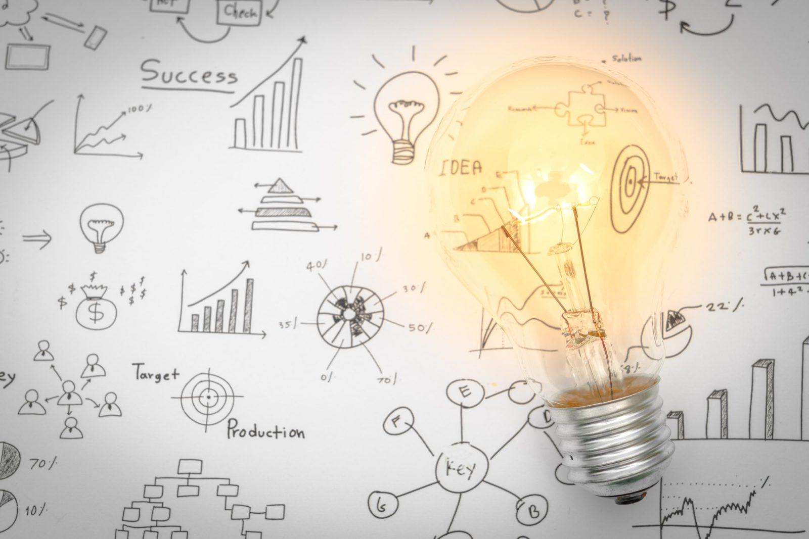 Os 4 Ps do marketing. O que eles são e para que servem Um dos principais objetivos do marketing, tanto online quanto offline, é descobrir que produto ou serviço o público deseja e quando dar a eles. É por isso que nasceu o conceito dos 4 Ps do marketing, um conceito que, apesar de ser muito antigo, ainda é utilizado para se referir ao conjunto de componentes que ajudam as empresas a atingir seus objetivos. Definição dos 4ps do marketing Os 4 Ps em marketing são: produto, preço, ponto de venda e promoção. Este conjunto de elementos foi definido pelo professor americano E. Jerome McCarthy, que afirmou que o conceito era capaz de explicar o funcionamento do marketing de uma forma integral. Os 4 Ps do marketing são conhecidos como o marketing mix, outro conceito amplamente utilizado para se referir a este conjunto de variáveis. A seguir, apresentamos uma visão geral de cada um dos elementos dos 4 Ps do marketing: Produto O produto é o primeiro dos 4 Ps do marketing. Qualquer produto deve ser o principal elemento de uma campanha de marketing, ele deve ser o foco de todas as nossas ações. Quando falamos de produtos, não estamos nos referindo apenas a produtos tangíveis, eles podem ser serviços, idéias, valores... qualquer coisa que seja colocada no mercado para satisfazer ou cobrir as necessidades de nosso público-alvo. Antes de iniciar qualquer campanha de marketing é muito importante se fazer várias perguntas relacionadas ao produto, perguntas que o ajudarão a se concentrar e direcionar suas ações corretamente. Estas perguntas são: O que vou vender, quais necessidades meu produto cobre ou satisfaz, quais são as características de meu produto, qual é seu valor agregado, etc.? Preço Todos sabemos qual é o preço (aquela quantidade de dinheiro que o público alvo pagará para adquirir o produto ou usufruir do serviço), mas... como estabelecer o preço correto? Esta questão é muito importante para os 4 Ps do marketing uma vez que vários estudos corroboram que o preço é a primeira coisa a ser analisada, muito antes das características, etc. Para estabelecer o preço, é muito importante que você realize um estudo, que você estude a concorrência, que você calcule seus lucros e, sobretudo, que você saiba o valor que seu produto ou serviço tem para os consumidores. Ponto de venda O ponto de venda é o local onde seu cliente compra o produto ou serviço. É uma das questões mais relevantes, pois tanto a forma como o produto é comercializado quanto o canal de vendas têm uma influência considerável na satisfação do comprador potencial. O ponto de venda também é capaz de marcar o caráter do produto, por exemplo: se você vender um produto exclusivo, os pontos de venda onde os clientes podem comprar o produto serão poucos. Um exemplo disso é Prada ou outras marcas de luxo, marcas que querem que seus clientes se sintam únicos e, portanto, a comercialização dos produtos é bastante restrita. Promoção A promoção é o último P de que falamos, mas não o menos importante. Para realizar uma boa estratégia de marketing, é necessário saber através de que mídia ou plataformas o produto será promovido e onde as ações serão realizadas. O mais importante é definir seu público-alvo! Ao definir seu cliente ideal, você poderá selecionar as melhores plataformas para promover seu produto ou serviço, por exemplo: se seu público é jovem entre 18 e 22 anos... as redes sociais como a Instagram podem ser uma boa opção, entretanto, se seu público tem entre 50 e 60 anos, o canal ou plataforma para promoção terá que ser diferente. Como aplicar os 4 Ps do marketing ao seu produto ou serviço? Siga estes passos para aplicar corretamente os 4 Ps do marketing: Defina o produto ou serviço que você está vendendo de forma clara e detalhada, com ênfase especial no valor agregado que ele traz para o mercado e para o público. Defina o preço levando em conta seus lucros e seu público-alvo. Selecione a logística para seu produto. Se você estiver vendendo um serviço, você terá que selecionar a melhor maneira para que o cliente desfrute do serviço. Escolha os melhores canais para promover o produto ou serviço. A evolução em direção aos 7 Ps do Marketing Nos anos 70, o famoso modelo de marketing dos 4 Ps do marketing de E. Jerome McCarthy foi atualizado e expandido para os 7 Ps do marketing, graças ao Booms e Bitner. Aqui estão os novos P's: Pessoas: as pessoas, ou seja, a equipe, são uma parte muito importante do processo de venda de um produto, especialmente se estiverem em contato com potenciais compradores. Processos: Este "P" é sobre o desenvolvimento de processos de venda claros e eficientes ligados à entrega de produtos. O conceito de processo refere-se aos mecanismos de prestação de serviços que têm um impacto sobre a qualidade percebida do serviço ou produto. Evidência física: Evidência física é um conceito que se refere à presença de algo tangível em qualquer estratégia ou ação de marketing, independentemente de você estar vendendo um produto ou um serviço. Estes 3 Ps são importantes na adição dos 4 Ps do marketing? Sim, embora ganhem mais ou menos importância dependendo do tipo de mercado. Como utilizar os 4 Ps do marketing na minha empresa? Se você está tendo dificuldades para utilizar os 4 Ps do marketing ou 7 Ps do marketing na sua empresa, acredito que está na hora de buscar ajuda, não acha? Se você quer aumentar seu posicionamento online e colocar a sua marca no topo das pesquisas nos mecanismos de busca, procure por um consultoria em marketing e comunicação que possa identificar os pontos chaves e o que a sua empresa pode estar fazendo errado nessa sua escalada no mercado. Nós queremos te ajudar! A Estação Indoor é uma agência de marketing digital no Rio de Janeiro com atendimento em todo o Brasil. Marque sua consultoria gratuita e descubra o que podemos fazer pela sua empresa. Não perca esta oportunidade. Estamos prontos para te ajudar!