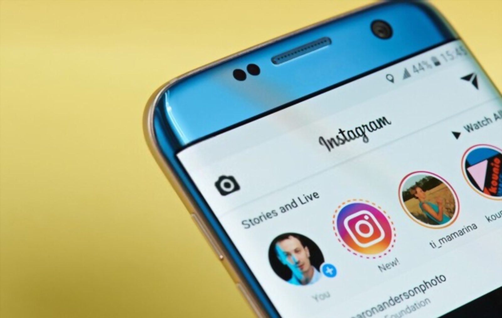 Como realizar um sorteio no Instagram? Conheça todos os truques! Se você estava se perguntando como fazer um sorteio no Instagram, você veio ao lugar correto! Preparamos este guia para te ajudar com a ação de marketing digital do momento: Conquiste novos seguidores em suas redes sociais e construa a fidelidade do cliente. A melhor parte? Esta estratégia lhe dará bons resultados sem investir dinheiro em publicidade. De acordo com um estudo realizado em julho de 2020 pela Tailwind, uma empresa americana que fornece soluções de gerenciamento de conteúdo para redes sociais, os sorteios no Instagram geram 3,5 vezes mais "curtidas" e 64 vezes mais comentários em média do que outros tipos de posts. Fazer sorteios, então, é uma forma de incentivar os usuários a interagir com seu post, algo que pode ser difícil de fazer mesmo que você esteja trabalhando continuamente para melhorar sua estratégia de conteúdo para estas características do instagram. Desta forma, os sorteios ajudam a aumentar o engajamento (interação) em seu perfil: de acordo com este mesmo estudo, 91% dos postos com mais de 1.000 comentários vêm de sorteios (de uma amostra de 60.000 publicações).Um nível elevado para realizar um marketing de experiência eficaz! Um sorteio no Instagram é uma simples ação de marketing digital: você pode implementá-la facilmente e com ferramentas gratuitas. Trata-se de oferecer um prêmio (pode ser um produto ou um serviço que você vende) ao vencedor. Difere-se de um concurso porque envolveria uma competição, acumulação de pontos e a decisão de um júri de selecionar um vencedor. Um sorteio no Instagram, por outro lado, depende única e exclusivamente do fator aleatório. Portanto, por falar em sorte, se você está se perguntando como fazer um sorteio no Instagram, é muito fácil! A seguir, trazemos um tutorial completo e detalhado para que você possa fazer isso e ter resultados eficazes. Como realizar um sorteio no Instagram? Siga estes estes simples passos Neste momento, vamos lhe dizer os passos fundamentais para criar um sorteio no Instagram: Planeje o tempo e o tipo de sorteio. Defina as condições de participação. Publique os sorteios em seu perfil. Realização dos sorteios. Vamos analisar cada ponto em detalhe para que esta doação seja um sucesso para sua conta. Planejar o tempo e o tipo de sorteios Como dissemos, o objetivo de qualquer sorteio no Instagram é aumentar os seguidores e recompensar aqueles que já o seguem. Esta é uma ação altamente eficaz se você a fizer estrategicamente. O que isso significa? Que além de alcançar uma alta participação durante os sorteios (o que gerará mais visibilidade orgânica para sua marca nas redes sociais), o objetivo final é que esses novos seguidores continuarão a ser seguidores uma vez terminado o sorteio. E, é claro, no futuro eles se tornarão clientes. Para conseguir isso, seu perfil precisa ser otimizado e muito atraente para os visitantes de primeira viagem. Então, é essencial que você escolha o momento em que vai realizar os sorteios. Se você começou seu perfil no Instagram recentemente, ou seja, ainda tem poucos posts publicados ou não tem nenhuma história em destaque criada, sem link na bio, com as informações básicas sobre seu negócio, é melhor esperar até que seu perfil esteja mais completo para atrair novos seguidores. Por outro lado, é essencial que você tenha uma ideia clara de quem é seu cliente ideal. Com isso em mente, você poderá escolher o que poderia ser o melhor para entregar como prêmio pela sua participação. Ter algo valioso (não necessariamente caro), mas que o atraia e que tenha algum valor especial. Sabendo quem é seu público-alvo, você também poderá realizar sorteios colaborativos, seja com outra marca ou com influenciadores, desde que visem públicos similares. Você pode criar sorteios em qualquer época do ano, mas é aconselhável associá-los a uma data especial que justifique "recompensar" seus seguidores. Em geral, eles estão relacionados a eventos como o Dia das Mães, Dia dos Namorados ou Dia da Amizade. Você também pode planejar a doação para um momento chave para sua marca. Por exemplo, para o aniversário (ou "mês do aniversário"), o lançamento de uma nova estação ou de um novo produto que você queira promover. Dica Hashtag Marketing Digital: Se você achar mais conveniente fazer este planejamento a partir de seu computador, você pode estar se perguntando como postar no Instagram a partir de seu PC. É muito simples e você não precisa baixar nenhuma ferramenta para carregar fotos desta maneira. Defina as condições de participação Após especificar a data e o tipo de sorteio no Instagram, é muito importante que você defina as condições de participação. Isto o ajudará a evitar suspeitas de fraude ao escolher o vencedor e conceder o prêmio. Portanto, determine de antemão: O que será o prêmio: O que vai ser sorteado. Como dissemos acima, tem que ser algo que seus seguidores valorizam e acham atraente. Alguns exemplos são: um pedido de compra (por uma quantia considerável), um kit de produto, uma caixa de presente personalizada, um item de colecionador único ou um novo produto que você vai lançar no mercado. Quem poderá participar: Avaliar se é conveniente estender os sorteios a todo o país ou somente em uma província ou área específica. Isto depende do que você vai sortear e de como será a dinâmica de entrega. Por exemplo, se o vencedor tiver que pegar o prêmio na loja, se ele será pago pelo vencedor, ou se você será o responsável pela entrega. Que condições os participantes têm que preencher para serem escolhidos: Algumas das mais comuns são, Siga a sua marca no Instagram. Esta condição é obrigatória porque é o objetivo mais importante de um sorteio, para atrair novos seguidores. Curtir o post. É opcional, mas na maioria dos sorteios é solicitado. Mas é bom para engajamento no Instagram Marcar amigos nos comentários. É também uma condição obrigatória, já que a maioria das ferramentas para escolher o vencedor, como vamos dizer a seguir, se baseia nos comentários. Você pode definir quantos amigos eles têm que marcar e quantas vezes eles podem fazer isso. Normalmente uma pessoa pode etiquetar quantas vezes quiser marcar amigos diferentes, dessa forma você garante mais participação no sorteio no Instagram. É importante que, de antemão, você saiba qual ferramenta vai utilizar para os sorteios, pois alguns deles têm limitações de acordo com o número de comentários. Procure um que siga as normas e características do instagram para você não ser bloqueado pela ferramenta. Tenha também em mente que muitos deles permitem filtrar os usuários de acordo com os termos de participação (usuários duplicados, palavras-chave ou número de menções). Dica Hashtag Marketing Digital: Respondendo a um slogan no comentário. É uma boa ideia incluir uma pergunta como "Por que você gostaria de ganhar este sorteio?" ou "Com quem você dividiria o prêmio? Isto lhe dará informações sobre seus seguidores e permitirá que você os conheça melhor. Por outro lado, você os envolverá muito mais do que apenas marcar os amigos, gerando mais interação com eles. Tempo do sorteio: Especificar a data do sorteio é fundamental e dará aos seus seguidores uma ideia de quanto tempo eles terão que participar. Em geral, os sorteios são anunciados com uma semana antes da data escolhida porque, se você fizer isso antes, é provável que seu público perca o interesse e que o impulso dos sorteios seja diluído com o tempo. Outra opção é realizar "sorteios expressos" para captar a atenção do momento. Nesses casos, a duração será de 1 ou 2 dias, no máximo. Dica Hashtag Marketing Digital: Todas as condições mencionadas acima devem ser esclarecidas na publicação dos sorteios. Se possível, tenha sempre uma página auxiliar que possa colocar as regras para conferência dos participantes. Publique os sorteios no seu perfil Uma vez definidas todas as condições de participação, publique os sorteios em seu perfil e o comunique em seus Stories do Instagram. Recomendamos que, durante o período de participação, você lembre aos seus seguidores que o sorteio do instagram ainda está em andamento, para que eles não percam a oportunidade de participar! Caso você faça um sorteio colaborativo com outra marca ou influenciador e ele não seja publicado em seu perfil, também o comunique nos seus stories para que seus seguidores possam participar a partir desses perfis. Caso queira dar mais destaque para aumentar o engajamento do seu perfil, destaque o sorteio no Instagram através de um link na bio. Você pode usar programas terceiros (como por exemplo o link tree) para colocar uma página personalizada com links para o evento, regras e etc) Realizar os sorteios Agora que você sabe como montar um sorteio no Instagram, é hora de coloca-lo em prática No dia marcado, anuncie-o em seus Stories e, se possível, faça-o na hora do dia em que seus seguidores estiverem mais ativos (você pode verificar estes horários nas estatísticas do Instagram). Há muitas ferramentas gratuitas para realizar o seu sorteio no Instagram e escolher o vencedor ao acaso. Na continuação deste artigo, nós da Estação Indoor, a sua empresa de marketing digital, separamos algumas opções. 6 ferramentas gratuitas para realizar um sorteio na Instagram Provavelmente você já pesquisou no Google frases como "sweepstakes app" ou "instagram sweepstakes" para encontrar uma ferramenta que permita que você execute o seu sorteio no Instagram automaticamente. Aqui separamos algumas boas opções. Aqui estão 6 ferramentas gratuitas, com suas vantagens e desvantagens, para que você possa escolher a que melhor se adapta ao seu negócio. Comment Picker Esta é uma das ferramentas mais utilizadas para fazer sorteios no Instagram, pois é gratuita, fácil de usar e não tem limitações quanto ao número de comentários sobre o correio. Não é uma aplicação móvel, mas uma página de sorteio, o que significa que você pode entrar a partir de qualquer navegador da web. A principal desvantagem: está em inglês. No entanto, é bastante intuitivo. Para realizar os sorteios, você tem que escolher a opção 'Free Instagram Comment Picker'. Em seguida, clique em 'Login com Facebook' e uma caixa de diálogo se abrirá para que você insira seus dados de login. Uma vez feito isso, você tem que selecionar a página do Facebook que está vinculada ao seu perfil comercial Instagram. Finalmente, selecione o posto dos sorteios em questão e escolha as condições. Estas condições podem ser: número mínimo de pessoas marcadas em cada comentário, usuários duplicados (geralmente permitidos, porque uma pessoa pode participar mais de uma vez marcando pessoas diferentes) e você também pode filtrar por uma palavra-chave, se isso fizesse parte das condições de sorteio. Uma vez definidas todas as condições, clique em 'Obter comentários', depois em 'Iniciar' e os sorteios começam! Após alguns segundos, a ferramenta lhe mostrará o nome do vencedor do sorteio no Instagram e, antes de publicá-la, você terá que verificar se ele realmente cumpriu as condições de participação (se ele o acompanha na sua página, por exemplo). Dica Hashtag Marketing Digital: Esta ferramenta permite realizar um sorteio em uma publicação do Instagram e do Facebook ao mesmo tempo, caso você queira realizá-lo nas duas redes sociais. Para isso, é necessário escolher a opção 'Pick a winner Facebook & Instagram'. Por outro lado, você pode escolher um vencedor mais de uma vez na mesma publicação. Isto é muito útil nos casos em que uma pessoa que não cumpriu todas as condições ganhou e, portanto, você é forçado a sacar novamente. Simpliers O Simpliers é uma ferramenta que realiza sorteio no Instagram e sorteio no Youtube, você terá que escolher a primeira opção. Ele permite que você tenha o vencedor, inserindo o link da publicação dos sorteios no Instagram, sem a necessidade de se registrar ou fazer o login. Você pode encontrar esse link clicando na foto do post (de um computador) ou, se você entrar de um telefone celular, você tem que clicar nos 3 pontos que aparecem no canto superior direito da foto e depois escolher 'Copy link'. Com o Simpliers você pode fazer sorteio no instagram sem custo em postagens com até 300 comentários. Para os casos em que este valor é excedido, a ferramenta oferece vários planos pagos. A vantagem do Comment Picker é que ele está em espanhol. Entretanto, a principal desvantagem é que ela não permite filtrar por várias condições de participação: ou você pode filtrar pelo número de menções no comentário ou por uma palavra, mas não é possível filtrar por ambas as condições. Você pode filtrar por usuários duplicados e escolher o número de vencedores para o sorteio no Instagram (caso você tenha, por exemplo, o 1º e 2º prêmios). Você também pode escolher suplentes (se você quiser tê-los como backup caso o vencedor não satisfaça nenhuma condição e assim não tenha que sortear novamente). Vale lembrar que nos planos pagos, a ferramenta realiza uma verificação automática dos seguidores, ou seja, verifica se o vencedor segue sua conta no Instagram. App Sweepstakes Esta é outra das ferramentas mais utilizadas por aqueles que fazem sorteios no Instagram e também sua versão em português. Com ele você pode escolher os vencedores fazendo login na rede social ou simplesmente copiando o link do post que contém os sorteios. Não é obrigatório criar uma conta para realizar os sorteios, mas se seu navegador for o Chrome, você precisa primeiro adicionar a extensão do App Sweepstakes para poder fazer isso. Esta ferramenta é gratuita para até 500 comentários, mas se você precisar de mais flexibilidade, você pode se inscrever para um de seus planos. Também oferece a possibilidade de realizar sorteio no instagram com várias contas, uma característica ideal para quando você realiza sorteios colaborativos, embora esta opção não seja gratuita. Finalmente, App Sweepstakes permite adicionar alguns filtros ao escolher o vencedor: você pode selecionar quantos vencedores serão sorteados, escolher suplentes, usuários duplicados, número mínimo de menções no comentário e até mesmo hashtags, se o slogan incluir o uso de um comentário. SorteioGram Esta é uma ferramenta para fazer sorteio no Instagram que é muito simples e intuitiva de usar. E é grátis! Para realizar um sorteio no instagram nesta página, você tem que digitar seu usuário, seu e-mail e depois colar o link para o post que contém os sorteios ou escolher o post entre aqueles que aparecem como uma prévia. Com o SorteioGram também é possível escolher mais de um vencedor e você pode aplicar alguns filtros, como comentários duplicados ou adicionar uma palavra-chave que faça parte das condições. Sortea2 Esta opção de sorteio no Instagram que, além de ser gratuita, é a mais simples e menos automática das 5 ferramentas que compartilhamos com você neste artigo. Sua principal desvantagem é que ela não escolhe o vencedor entre os participantes que deixaram comentários em um post, mas é necessário carregar uma lista desses participantes e, dessa forma, a ferramenta escolherá aleatoriamente um vencedor. Entretanto, é uma excelente opção para sorteio no Instagram onde os seguidores deixam seus detalhes em um formulário ou são clientes de sua loja online. Por exemplo, se você quiser fazer um sorteio entre aqueles que fizeram uma compra em seu comércio eletrônico ou subscreveram o seu boletim informativo. Easypromos Easypromos é uma das ferramentas mais completas para a realização de sorteios no Instagram e em outras redes sociais. Os primeiros sorteios em cada rede são gratuitos, e depois você tem planos adaptados ao tipo de sorteio. Ao contrário de outras ferramentas, ela oferece mais recursos para ajudar as marcas que organizam sorteios regularmente, como um bate-papo ao vivo aberto a todos os clientes. Também apóia sorteios organizados com postos Instagram patrocinados e em colaboração com influenciadores, o que permite uma gestão mais fácil e transparente deste tipo de promoção. A Easypromos é definida como a aplicação mais confiável para a execução de sorteios no Instagram porque o faz através do API que a rede social fornece para este fim, e sempre em conformidade com os regulamentos. Ela importa todos os comentários e seleciona até 1.000 vencedores, assim como seus suplentes. Se você administrar sorteio no instagram com vários vencedores, a ferramenta tem uma opção para que os ganhadores confirmem sua identidade, peçam o prêmio e enviem à marca os detalhes de contato para recebê-lo. Sorteio no Instagram através do Easypromos, você também pode filtrar os participantes pelo número de menções feitas e se eles incluíram uma hashtag. Além disso, há opções para desqualificar os participantes que fazem barulho, ou para excluir os ex-vencedores do sorteio, se você quiser. Quais são as vantagens de realizar um sorteio no Instagram? Iniciamos este guia dizendo a você como realizar um sorteio no Instagram para que você possa ver que é uma ação simples e eficaz. Agora queremos nos aprofundar nos benefícios desta estratégia de marketing digital para sua marca e suas redes sociais. As doações são uma ação que muitas empresas estão implementando porque permite que você consiga novos seguidores, aumente o alcance de suas publicações, transmita um melhor marketing de experiência e, como se isso não fosse suficiente, construa lealdade entre aqueles que já o conhecem. Tudo isso é possível através da implementação de uma ação de mídia social orgânica, ou seja, sem investimento publicitário. Atingir novas pessoas O aumento de sua base de seguidores é uma das maiores vantagens desta ação de marketing. Precisamente, fazendo um sorteio no Instagram, onde a comunidade deve marcar outras contas, muitas pessoas novas chegam ao seu perfil. De agora em diante, recomendamos que você tenha sua conta bem preparada para estes novos visitantes que vão entrar através do sorteio no Instagram e ver se estão interessados no que você tem a oferecer. Aumentar o número de seguidores Chegar a novas pessoas através do sorteio no Instagram, aumenta muito as suas chances de conseguir novos seguidores. Se as pessoas mencionarem contas que não seguem você nos comentários, você terá um tráfego de qualidade: cada um deles que se interessa pelo seu perfil é um cliente potencial! Aumentar o envolvimento De mãos dadas com o que foi proposto acima, cada doação no Instagram envolve a promoção da interação do usuário. De curtidas, comentários, menções, compartilhamento de histórias, respostas a perguntas, etc. Isto aumenta sua taxa de engajamento, ou seja, o nível de engajamento que sua comunidade tem com sua marca. Este é um parâmetro crucial para o desempenho das redes sociais e para a análise de todas as suas estatísticas. Por isso, promova sorteio no Instagram para quem você precisa que esteja na sua página. Promova seus produtos ou serviços Esta é uma excelente oportunidade para promover novos produtos, continuar a promover seus produtos estrela ou promover aqueles que não são tão bem sucedidos. Se você já pensou em como realizar um sorteio no Instagram, você já pode ver que ele representa um conteúdo muito atraente. Em outras palavras, quando virem seus posts, é muito provável que as pessoas que participaram desta ação de marketing sejam tentadas a visitar sua loja on-line e, possivelmente, fazer uma compra. Fortaleça sua imagem de marca A construção de uma imagem de marca forte é uma consequência das vantagens que já mencionamos. De alcançar um maior alcance, mais interação com suas publicações, maior visibilidade, interação e engajamento, o resto vem quase por si só! Em qualquer caso, aproveitamos esta oportunidade para reiterar a importância de preparar seu perfil para a visita de novos clientes potenciais. Pense que muitas pessoas não conhecerão seu negócio e, se entrarem em seu perfil, terão que encontrar um conteúdo fascinante para decidir segui-lo. Ganhe tráfego para sua loja online Finalmente, economizamos o maior benefício de realizar um sorteio no Instagram: redirecionar o tráfego para o seu comércio eletrônico! Promover seu produto e fortalecer sua imagem de marca o ajudará a aumentar o número de visitas ao seu website. Lembre-se de aproveitar o link na Bio que o Instagram permite que você coloque em seu perfil para incluir o site da sua loja online. Sorteio no Instagram: Onde ter mais informações? Se você quer saber mais sobre sorteio no Instagram, recomendamos mandar uma mensagem para a Estação Indoor. Somos uma empresa de marketing digital especialista em gestão de redes sociais. Marque sua Consultoria Gratuita com um dos nossos especialistas em marketing digital e garanta o resultados imediatos para sua marca.