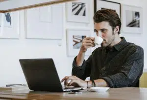 Como uma empresa de gestão de tráfego pode ajudar você a vender mais? As empresas estão cada vez mais competitivas nos dias de hoje, elas ouvindo os seus clientes para entender qual a melhor forma de promover os produtos ou serviços oferecidos. É necessário conhecer as ferramentas do mercado para saber que opções existem e como as utilizar, por isso é necessário pensar na ajuda de uma empresa de gestão de tráfego. Hoje, a gestão de tráfego pago é algo imprescindível para uma empresa que quer se destacar e entender como sua marca está sendo vista nos meios digitais. Mas, como diz o poeta, 'vamos começar pelo começo' explicar todos os detalhes para que você possa entender mais destas ferramentas. O que é a Gestão de tráfego pago? A gestão de tráfego pago é uma estratégia de marketing digital que visa aumentar o número de visitantes em um site. A ideia é simples: você investe em anúncios para direcionar tráfego para o seu site. Quanto mais pessoas visitarem a sua página, maiores serão as chances de realizarem uma compra. Uma empresa de gestão de tráfego oferece diversas ferramentas para te ajudar a direcionar possíveis clientes para o seu site. Elas podem, por exemplo, criar campanhas publicitárias e monitorar o desempenho dos seus anúncios. Além disso, essas empresas também podem ajudar a identificar e analisar os principais fatores que estão impedindo o seu site de converter visitantes em clientes. Para muitas empresas, a gestão do tráfego pago é uma parte indispensável da estratégia de marketing digital. Afinal, você precisa ter certeza de que as pessoas relevantes estão chegando ao seu site e, mais importante, que elas estão se tornando clientes. A boa notícia é que existem empresas especializadas em gerenciar o tráfego pago para sites. Esses parceiros podem te ajudar a planejar e executar campanhas bem-sucedidas que atrairão os visitantes certos para o seu site. Vamos falar sobre elas agora? O que faz uma empresa de gestão de tráfego pago? Uma empresa de gestão de tráfego pago, como a Estação Indoor, oferece um serviço valioso para quem quer aumentar as vendas on-line. Isso porque elas entendem como o tráfego da Web funciona e podem ajudar seus clientes a usar esses conhecimentos para direcionar mais visitantes qualificados para seus sites. Uma empresa de gestão de tráfego pode fazer isso de várias maneiras, incluindo o gerenciamento de campanhas de publicidade on-line, otimização de sites para mecanismos de busca (SEO) e análise de dados do site para identificar oportunidades para melhorar o desempenho. Além disso, elas também podem fornecer orientação sobre as estratégias mais eficazes para converter os visitantes O foco de uma empresa de gestão de tráfego pago é ajudar a sua empresa a vender mais porque ela se concentra em gerar tráfego qualificado para o seu site. Isso significa que as pessoas que estão sendo enviadas para o seu site, através de campanhas online direcionadas, ou seja, para aquelas que estão realmente interessadas no seu produto ou serviço. Dessa forma, você tem mais chances de converter esses visitantes em clientes. Além disso, uma boa campanha de gestão de tráfego também irá segmentar o tráfego por localização, o que significa que você estará enviando as pessoas em locais específicos para o seu site. Gestão de Tráfego Pago é caro? Não necessariamente. Gestão de tráfego pago pode ser muito eficaz, especialmente se você estiver disposto a investir tempo e esforço para configurar e monitorar sua campanha. Muitas empresas de gestão de tráfego oferecem pacotes de preços diferentes, de modo que você pode escolher um que seja acessível para o seu negócio. Outro ponto que precisa ser levado em consideração é que uma empresa de gestão de tráfego pode ajudar você a diminuir seus custos com anúncios e outras formas de marketing, além de aumentar suas vendas. Como escolher uma boa empresa de gestão de tráfego pago? Quando você está escolhendo uma boa empresa de gestão de tráfego pago, há algumas coisas que você precisa levar em consideração. Aqui estão algumas dicas para ajudá-lo a fazer a melhor escolha: 1. Certifique-se de que a empresa oferece um bom suporte ao cliente. Você quer ter certeza de que eles vão responder às suas perguntas e resolver quaisquer problemas que você possa ter. 2. Veja se eles têm um bom histórico. Certifique-se de que eles possuam um histórico de entregar o tráfego que promete e que as pessoas estão satisfeitas com os resultados. 3. Compare os preços. É importante encontrar uma empresa que ofereça um bom valor pelo serviço. Você não quer pagar mais por um serviço que você não precisa. 4. Verifique se eles oferecem qualquer garantia de resultados. 5. Compare as taxas e os custos. Alguns sites usados nas estratégias oferecidas, cobram por isso. Pergunte a sua empresa de gestão de tráfego pago, quais são e como será direcionado esse pagamento. 6. Verifique as avaliações da empresa de gestão de tráfego pago. Alguns sites têm recomendações de clientes que já utilizam este serviço. É uma maneira rápida para saber qual a razão pela qual esta empresa foi escolhida. 7. Busque pelos comentários de outros sites sobre a empresa que você está considerando. A maioria das empresas apresenta todos os comentários dos clientes. Estudar esses comentários irá ajudá-lo a determinar se os usuários satisfeitos e não satisfeitos existem. 8. Marque uma reunião com a empresa de gestão de tráfego pago. Confira a seriedade de quem irá te atender, afinal eles irão mexer com seus recursos e sua imagem. Temos um convite para sua empresa... Sabemos que você deve estar em dúvida se este tipo de serviço é necessário para sua empresa, certo? Não tiramos sua razão, afinal uma empresa de gestão de tráfego pago é algo novo e promete trazer resultados em um tempo considerável. Para te provar que é algo que você necessita, nos da Estação Indoor, que somos uma empresa de gestão de tráfego pago reconhecida pelo mercado, te oferecemos uma consultoria gratuita para que seu conhecimento sobre o assunto se amplie e veja como nosso trabalho pode trazer resultados para sua sua marca. Vamos conversar? Esperamos pela sua mensagem. Acredite: A sua marca irá crescer!
