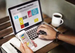 Como uma empresa de gestão de tráfego pode ajudar você a vender mais? As empresas estão cada vez mais competitivas nos dias de hoje, elas ouvindo os seus clientes para entender qual a melhor forma de promover os produtos ou serviços oferecidos. É necessário conhecer as ferramentas do mercado para saber que opções existem e como as utilizar, por isso é necessário pensar na ajuda de uma empresa de gestão de tráfego. Hoje, a gestão de tráfego pago é algo imprescindível para uma empresa que quer se destacar e entender como sua marca está sendo vista nos meios digitais. Mas, como diz o poeta, 'vamos começar pelo começo' explicar todos os detalhes para que você possa entender mais destas ferramentas. O que é a Gestão de tráfego pago? A gestão de tráfego pago é uma estratégia de marketing digital que visa aumentar o número de visitantes em um site. A ideia é simples: você investe em anúncios para direcionar tráfego para o seu site. Quanto mais pessoas visitarem a sua página, maiores serão as chances de realizarem uma compra. Uma empresa de gestão de tráfego oferece diversas ferramentas para te ajudar a direcionar possíveis clientes para o seu site. Elas podem, por exemplo, criar campanhas publicitárias e monitorar o desempenho dos seus anúncios. Além disso, essas empresas também podem ajudar a identificar e analisar os principais fatores que estão impedindo o seu site de converter visitantes em clientes. Para muitas empresas, a gestão do tráfego pago é uma parte indispensável da estratégia de marketing digital. Afinal, você precisa ter certeza de que as pessoas relevantes estão chegando ao seu site e, mais importante, que elas estão se tornando clientes. A boa notícia é que existem empresas especializadas em gerenciar o tráfego pago para sites. Esses parceiros podem te ajudar a planejar e executar campanhas bem-sucedidas que atrairão os visitantes certos para o seu site. Vamos falar sobre elas agora? O que faz uma empresa de gestão de tráfego pago? Uma empresa de gestão de tráfego pago, como a Estação Indoor, oferece um serviço valioso para quem quer aumentar as vendas on-line. Isso porque elas entendem como o tráfego da Web funciona e podem ajudar seus clientes a usar esses conhecimentos para direcionar mais visitantes qualificados para seus sites. Uma empresa de gestão de tráfego pode fazer isso de várias maneiras, incluindo o gerenciamento de campanhas de publicidade on-line, otimização de sites para mecanismos de busca (SEO) e análise de dados do site para identificar oportunidades para melhorar o desempenho. Além disso, elas também podem fornecer orientação sobre as estratégias mais eficazes para converter os visitantes O foco de uma empresa de gestão de tráfego pago é ajudar a sua empresa a vender mais porque ela se concentra em gerar tráfego qualificado para o seu site. Isso significa que as pessoas que estão sendo enviadas para o seu site, através de campanhas online direcionadas, ou seja, para aquelas que estão realmente interessadas no seu produto ou serviço. Dessa forma, você tem mais chances de converter esses visitantes em clientes. Além disso, uma boa campanha de gestão de tráfego também irá segmentar o tráfego por localização, o que significa que você estará enviando as pessoas em locais específicos para o seu site. Gestão de Tráfego Pago é caro? Não necessariamente. Gestão de tráfego pago pode ser muito eficaz, especialmente se você estiver disposto a investir tempo e esforço para configurar e monitorar sua campanha. Muitas empresas de gestão de tráfego oferecem pacotes de preços diferentes, de modo que você pode escolher um que seja acessível para o seu negócio. Outro ponto que precisa ser levado em consideração é que uma empresa de gestão de tráfego pode ajudar você a diminuir seus custos com anúncios e outras formas de marketing, além de aumentar suas vendas. Como escolher uma boa empresa de gestão de tráfego pago? Quando você está escolhendo uma boa empresa de gestão de tráfego pago, há algumas coisas que você precisa levar em consideração. Aqui estão algumas dicas para ajudá-lo a fazer a melhor escolha: 1. Certifique-se de que a empresa oferece um bom suporte ao cliente. Você quer ter certeza de que eles vão responder às suas perguntas e resolver quaisquer problemas que você possa ter. 2. Veja se eles têm um bom histórico. Certifique-se de que eles possuam um histórico de entregar o tráfego que promete e que as pessoas estão satisfeitas com os resultados. 3. Compare os preços. É importante encontrar uma empresa que ofereça um bom valor pelo serviço. Você não quer pagar mais por um serviço que você não precisa. 4. Verifique se eles oferecem qualquer garantia de resultados. 5. Compare as taxas e os custos. Alguns sites usados nas estratégias oferecidas, cobram por isso. Pergunte a sua empresa de gestão de tráfego pago, quais são e como será direcionado esse pagamento. 6. Verifique as avaliações da empresa de gestão de tráfego pago. Alguns sites têm recomendações de clientes que já utilizam este serviço. É uma maneira rápida para saber qual a razão pela qual esta empresa foi escolhida. 7. Busque pelos comentários de outros sites sobre a empresa que você está considerando. A maioria das empresas apresenta todos os comentários dos clientes. Estudar esses comentários irá ajudá-lo a determinar se os usuários satisfeitos e não satisfeitos existem. 8. Marque uma reunião com a empresa de gestão de tráfego pago. Confira a seriedade de quem irá te atender, afinal eles irão mexer com seus recursos e sua imagem. Temos um convite para sua empresa... Sabemos que você deve estar em dúvida se este tipo de serviço é necessário para sua empresa, certo? Não tiramos sua razão, afinal uma empresa de gestão de tráfego pago é algo novo e promete trazer resultados em um tempo considerável. Para te provar que é algo que você necessita, nos da Estação Indoor, que somos uma empresa de gestão de tráfego pago reconhecida pelo mercado, te oferecemos uma consultoria gratuita para que seu conhecimento sobre o assunto se amplie e veja como nosso trabalho pode trazer resultados para sua sua marca. Vamos conversar? Esperamos pela sua mensagem. Acredite: A sua marca irá crescer!