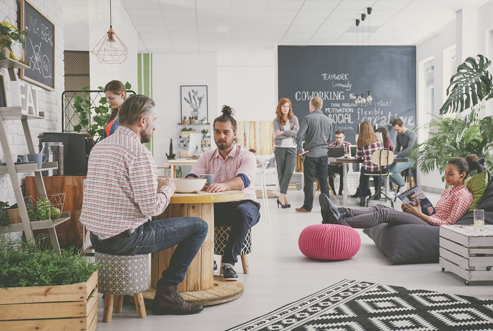 Agência de SEO: Porque negócios de nicho de mercado podem ser os mais beneficiados? Você já se perguntou por que os negócios de nicho podem ser os mais beneficiados com a utilização de uma agência de SEO? Essa dúvida fica resolvida na leitura desta publicação, que explica o porquê certos negócios, que têm um público em específico, precisam da agência para ter sucesso. Que tipo de negócio é um nicho de mercado? Negócios de nicho de mercado são aqueles que se especializam em um determinado setor ou produto. Eles podem ser os mais beneficiados com uma agência de SEO, pois podem obter um melhor posicionamento nos resultados de busca para as palavras-chave relacionadas ao seu negócio. Além disso, uma agência de SEO pode ajudar a atrair tráfego qualificado para o site de um negócio de nicho de mercado, o que pode resultar em mais vendas. Para quem ainda não sabe, o nicho de mercado é um termo usado para descrever um pequeno segmento do mercado que pode ser facilmente identificado. Negócios de nicho são geralmente mais bem sucedidos quando se concentram em atender às necessidades específicas de seu público-alvo, em vez de tentar agradar a todos. Uma das principais razões pelas quais os negócios de nicho são tão bem sucedidos é que eles podem se beneficiar da SEO (Search Engine Optimization) de maneira mais efetiva do que os grandes players do mercado. Isso ocorre porque as palavras-chave relevantes para um nicho tendem a ser mais fáceis de classificar do que as palavras-chave genéricas, portanto, os negócios de nicho de mercado podem alavancar seu posicionamento nos resultados de busca do Google. Além disso, os resultados de busca do Google são mais fluidos e flexíveis para se adaptar 'ao comportamento na web', com base em pesquisas recentes. Porque negócios de nicho podem ser os mais beneficiados? Os negócios de nicho de mercado podem ser os mais beneficiados com a contratação de uma agência de SEO. Isso ocorre porque os principais algoritmos de mecanismos de busca, como o Google, estão sempre buscando novos sites para classificar e listar os seus resultados. Quanto mais específico for o seu nicho, maiores são as chances dele aparecer nos resultados da pesquisa. Além disso, os clientes que pesquisam por palavras-chave de nicho de mercado tendem a estar mais interessados ​​nos produtos e serviços oferecidos pelo seu negócio. Dessa forma, ao investir em SEO com um site voltado para um público específico, você poderá ter certeza de que estará atingindo um público altamente qualificado e interessado nos seus produtos ou serviços. Mas no que uma Agência de SEO pode ajudar minha empresa? Vamos conversar sobre isso, a partir de agora... Aumente as chances de conversão de leads com serviços de uma Agência de SEO para nicho Você pode atrair mais leads no Google usando um site que seja específico e relevante ao seu negócio, mas também é necessário criar uma estratégia para convertê-los em clientes reais. Talvez seu site tenha recebido um grande número de visitas, mas qual é o resultado final? Você precisa aumentar as taxas de conversão dos leads caso queira que as taxas de conversão das visitas aumentem. E é aí onde começa a aparecer os "dedos mágicos" de uma agência de SEO. Eles irão mudar e acompanhar a estratégias de SEO para nicho, até encontrar aquela que funciona melhor em seu caso, conforme o número de visitantes no site, o tempo gasto na página e o volume de conversões. Uma página com um índice alto de conversão serve como referência para outras páginas do website. Portanto, através de uma agência de SEO, você receberá dados quantitativos para ver onde surgem as falhas e, a partir daí, eles podem ajustar as formas de melhorar esses resultados. Por último, não esqueça de complementar os dados analisados com visitas que geram leads qualificados. Quando o SEO é necessário para crescer um negócio? Muitos empreendedores acreditam que somente os grandes negócios podem se beneficiar com o uso de uma agência de SEO, mas isso não é verdade. Devido à estrutura única de um mercado de nicho, esses tipos de negócios podem ser os mais beneficiados com os serviços de uma agência digital especializada. Aqui estão algumas razões pelas quais você deve considerar o uso de uma agência de SEO para o seu negócio de nicho: Mercados de nicho são altamente competitivos Como um mercado é menor, há menos espaço para que as empresas cresçam. Isso significa que a concorrência é mais intensa e cada venda é vital para o sucesso do negócio. Uma agência de SEO pode ajudar a colocar você na frente do mercado, aumentando suas chances de venda. Mercados de nicho são mais especializados Os mercados de nicho acabam sendo mais especializados e são compostos por pessoas específicas que querem produtos ou serviços que sejam exclusivamente para eles. É aqui onde uma agência de SEO tem o potencial para brilhar. Eles podem ajudá-lo a criar campanhas específicas para gatilhos que incitam uma compra pelo usuário. Mais tráfego é você conseguir vender mais Otimizando seu site para os mecanismos de pesquisa não só coloca sua marca na frente dos clientes como também aumenta suas chances de ganhar vendas porque os clientes passam mais tempo no site, indo para outras páginas e potencialmente fechando uma venda. SEO tem um custo baixo SEO é barato, sem dúvida! Quando comparado com o investimento em uma campanha de publicidade por anúncio, SEO é uma forma barata e confiável de alcançar a sua audiência desejada. SEO exige esforço SEO não é a solução mágica para o seu site em apenas um dia - você vai precisar investir tempo e esforço no longo prazo para levar seu site aos primeiros resultados do Google. SEO trabalha melhor para as empresas que tenham um bom produto/serviço Sem uma boa contribuição para o mercado, SEO não irá ajudar você muito. Se você não tiver um produto e serviços que sejam únicos e de qualidade, SEO não vai melhorar sua posição entre os resultados do Google. SEO é planejamento SEO é apenas parte do planejamento empresarial e marketing da sua empresa. Para o seu site obter os primeiros resultados no Google, você precisará de uma estratégia de marketing completa para aumentar as vendas e fidelizar os clientes. SEO é um investimento SEO não pode ser feito de qualquer forma. Apenas investir em uma consultoria que utiliza a técnica certa não vai lhe trazer bons resultados no Google. Você também precisará ter um bom planejamento e alguns bons recursos para implantar o SEO em seu site com qualidade, mensurando o sucesso das metas e tomando ações corretivas sempre que necessário. Você quer saber mais como uma Agência de SEO pode beneficiar a sua empresa? Mande aqui sua mensagem e garanta já a sua consultoria gratuita sobre o seu negócio. O consultor de marketing digital da Estação Indoor poderá te guiar nesse novo caminho.