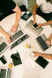 5 Melhores ferramentas para trabalhar o marketing digital  O marketing digital está cada vez mais presente nas empresas e, consequentemente, o número de profissionais especializados nesta área também aumentou. No entanto, para que o seu negócio realmente decole na internet, é preciso saber escolher as melhores ferramentas para o seu trabalho. Neste artigo, apresentamos 5 das melhores ferramentas para quem trabalha com marketing digital. O que é o marketing digital? O marketing digital é o processo de utilização de canais digitais para promover ou vender produtos ou serviços. É uma área do marketing que se concentra nas estratégias online para aumentar as vendas e a marca da empresa.  Existem várias técnicas de marketing digital, como SEO (otimização de mecanismo de busca), marketing de conteúdo, marketing em redes sociais, e-mail marketing e marketing de afiliados. As empresas podem escolher um ou mais canais para se concentrar, dependendo do seu público-alvo e objetivos comerciais.  O marketing digital é uma ferramenta poderosa para as empresas, pois permite-lhes chegar a um público global de potenciais clientes. Além disso, as estratégias de marketing digital são geralmente mais baratas do que as estratégias tradicionais de marketing, como anúncios em jornais ou na televisão.  As empresas que desejam ter sucesso devem investir tempo e energia em criar um bom site e blog, bem como nas redes sociais. Também é importante produzir conteúdo relevante e interessante que atraia os leitores para o site da empresa. Como funciona o marketing digital?  O marketing digital é uma ferramenta que tem como objetivo aumentar as vendas de um produto ou serviço através da internet. Para isso, ele utiliza diversas técnicas, como SEO (Search Engine Optimization), Inbound Marketing, Google Ads, Gerenciamento de Tráfego Pago e outras.  Mas como funciona o marketing digital? Ele atua de diversas formas, desde a criação de um site atrativo e bem ranqueado nas buscas do Google, até a divulgação de anúncios para um público-alvo específico. Além disso, o marketing digital também trabalha com a produção de conteúdo relevante para o seu público, que pode ser disponibilizado em blogs, redes sociais e outros canais online.  Para ter sucesso com o marketing digital, é importante investir em uma estratégia bem planejada e monitorar constantemente os resultados. Assim, é possível ajustar as ações de acordo com o que está dando certo e alcançar os objetivos traçados. Quais as vantagens do Marketing digital?   As vantagens do marketing digital são muitas, e podem ser divididas em três grandes grupos: para o consumidor, para a empresa e para o mercado. Confira abaixo algumas delas: Para o consumidor  – Ele terá mais informações sobre produtos e serviços;  – Haverá mais comparação dos preços para a escolha final;  – Maior facilidade de contato com a empresa (através de chatbots, por exemplo);  – Recebimento de conteúdos relevantes sobre os produtos ou serviços que lhe interessam;  – Maior facilidade de realizar compras online. Para a empresa  – Menor custo para se chegar ao público-alvo;  – Maior alcance de público;  – Melhor conversão de leads em clientes;  – Menor custo para manter um cliente;  – Possibilidade de monitorar o comportamento do consumidor e a evolução das campanhas. Para o mercado  – Consolidação da tendência de consumo online;  – Aumento da concorrência (e, consequentemente, da qualidade dos produtos/serviços);  – Melhoria na relação entre empresas e consumidores.  Como podemos perceber, as vantagens do marketing digital são muitas e atendem a diversos públicos. Por isso, cada vez mais empresas estão investindo em estratégias de marketing digital para conquistar novos clientes e fidelizar os que já possuem. As melhores ferramentas para trabalhar o marketing digital  Nos dias de hoje, o marketing digital é essencial para qualquer empresa que deseja ter sucesso. No entanto, para trabalhar o marketing digital de forma eficiente, é preciso escolher as ferramentas certas.  Uma das principais ferramentas para trabalhar o marketing digital é o Google Analytics. Com ele, é possível acompanhar o tráfego do site, monitorar as conversões e analisar o comportamento dos usuários. Além disso, o Google Analytics também oferece diversos outros recursos úteis, como a criação de relatórios personalizados e a segmentação de dados.  Outra ferramenta indispensável para quem trabalha com marketing digital é o Google AdWords. Com ela, é possível criar campanhas de links patrocinados e garantir que o site apareça nas primeiras posições do Google Como escolher a melhor ferramenta de marketing digital para o seu negócio  Não importa qual seja o seu negócio, você precisará de uma boa ferramenta para gerenciá-lo. Mas, com tantas opções no mercado, como escolher a melhor para o seu caso? Neste post, vamos dar algumas dicas para te ajudar nessa tarefa.  Primeiro, é importante definir qual é o seu objetivo com a ferramenta. Você quer um software que faça o gerenciamento do seu estoque? Ou precisa de um sistema para fazer o controle financeiro? Defina bem o que você precisa antes de começar a pesquisa, assim fica mais fácil encontrar a ferramenta ideal.  Depois, é hora de comparar as opções disponíveis no mercado. Faça uma lista com os critérios que são importantes para você e compare as ferramentas que mais se encaixam nessa lista. Nesse momento, também é importante verificar se a ferramenta tem boa reputação e se os usuários estão satisfeitos com o produto.  Por fim, analise o custo-benefício da ferramenta. É importante que você escolha uma que seja acessível para o seu negócio, mas que também ofereça todas as funcionalidades que você precisa.  Com essas dicas, fica mais fácil escolher a melhor ferramenta para o seu negócio. Pesquise bem e escolha aquela que melhor atende às suas necessidades. Dicas para usar as ferramentas de marketing digital  As ferramentas de marketing digital estão cada vez mais populares, e é fácil entender o porquê. Elas permitem que você alcance um público maior, seja para fins de marketing ou para vender produtos e serviços. No entanto, nem todo mundo sabe como usar essas ferramentas para obter os melhores resultados.  Por isso, preparamos algumas dicas para te ajudar a usar as ferramentas de marketing digital da melhor forma possível. Com elas, você poderá alcançar mais pessoas e ter mais sucesso em suas campanhas. Escolha as ferramentas certas  O primeiro passo para usar as ferramentas de marketing digital da melhor forma possível é escolher as ferramentas certas. Isso significa que você deve escolher aquelas que se adequam às suas necessidades. Para isso, você pode pesquisar sobre cada uma delas e ver qual se adapta melhor ao seu negócio. Crie um plano de marketing  Outra dica importante é ter um plano de marketing. Com ele, você saberá exatamente o que fazer e quando fazer. Isso irá te ajudar a alcançar os resultados desejados com mais facilidade. Portanto, dedique um tempo para planejar sua campanha e determinar quais serão as melhores ferramentas para ela. Analise os resultados  Uma vez que sua campanha esteja em andamento, é importante analisar os resultados para saber o que está dando certo e o que precisa ser ajustado. De acordo com Pedro Amorim, sócio diretor da Estação Indoor Agência de Marketing Digital, a análise deve ser feita de forma regular para que você possa fazer os ajustes necessários e melhorar seus resultados. Seja criativo  Uma campanha bem-sucedida exige criatividade. Portanto, não tenha medo de inovar e experimentar novas ideias. Apenas certifique-se de que sua campanha esteja alinhada com sua marca e com seus objetivos gerais.  Tenha paciência Por último, mas não menos importante, é importante ter paciência. Lembre-se de que uma campanha bem-sucedida leva tempo para se desenvolver e atingir seu público-alvo. Portanto, não espere resultados rápidos.  Por que procurar uma Agência de Marketing Digital para sua empresa?  As empresas estão cada vez mais buscando por uma agência de marketing digital para desenvolver suas campanhas e aumentar suas vendas. Isso se deve ao fato de que essas empresas de marketing digital têm um grande conhecimento sobre o mercado e sabem como fazer uma campanha bem-sucedida.  Além disso, as agências de marketing digital também oferecem um serviço personalizado, o que torna mais fácil para as empresas atingirem seus objetivos.  Por fim, uma agência de marketing digital também pode ajudar sua empresa a economizar tempo e dinheiro, pois elas podem fornecer todos os serviços necessários para que sua campanha seja bem-sucedida.  A Estação Indoor é uma Agência Digital que faz um trabalho personalizado sempre estando do lado do cliente. Se este artigo o animou a praticar essas estratégias como prática do seu negócio, procure a Estação Indoor!   Oferecemos uma Consultoria de Marketing Digital Gratuita para sua empresa. O que precisa? Mande sua mensagem em algum dos nossos canais e descubra o nosso diferencial. Nos vemos em breve!