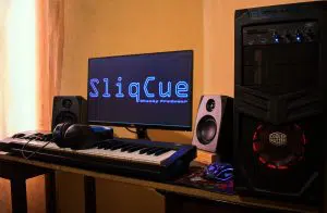 Identidade Musical: O que é e para que serve?  Identidade musical é a percepção que um indivíduo tem de si mesmo em relação à música. Pode ser influenciada por diversos fatores, como a cultura, a família, os amigos e as experiências musicais. Esta produção sonora pode ser uma fonte de orgulho e um meio de expressão individual.  Mas qual é a sua importância no cenário do marketing digital nos dias de hoje? A Estação Indoor separou algumas explicações para que você entenda um pouco mais sobre este tipo de serviço de comunicação muito usado por empresas que querem ter chances de fazerem maiores conversões.  O que é Identidade Musical?  A identidade musical é um termo usado para descrever a sensação de "pertencer" a uma determinada música ou gênero musical. É uma sensação subjetiva que faz com que as pessoas se sintam conectadas à música de uma maneira emocional e psicológica. Ela pode ser influenciada por vários fatores, incluindo a cultura, a história e a personalidade individual.  No mercado de trabalho, este serviço também é conhecido como Music Branding, a famosa sonorização de ambientes que se encontra dentro de espaços comerciais ou comunitários. Aqui a conexão é com a marca e seus valores.   Você entra em um espaço e logo poderá se identificar com o DNA Musical daquele empreendimento, fazendo com que você queira saber mais e, claro, consumir mais.  Acredite, esse é um tipo de branding pouco divulgado no Brasil, porém existem empresas especializadas em produção sonora que fazem muito bem esse tipo de serviço. Como funciona a identidade musical para empresas?  A identidade musical para empresas é uma forma de fortalecer a marca da sua empresa através da música. É um processo criativo que envolve a definição da personalidade musical da sua marca, bem como a produção de uma trilha sonora exclusiva que reflita essa personalidade. O objetivo é criar uma experiência musical coerente e consistente que ajudará os clientes a se identificarem com a sua marca.  O processo de Music Branding começa com uma análise da sua marca, do seu público-alvo e dos seus objetivos. Em seguida, se desenvolve um conceito musical que representará a sua marca de forma criativa e coerente. Por fim, haverá a produção de uma trilha sonora completa e exclusiva que será usada em todas as suas peças de marketing e comunicação.  A identidade musical para empresas é uma forma eficaz de criar uma experiência musical coerente e consistente que ajudará os clientes a se identificarem com a sua marca.  Quais são os benefícios de ter uma identidade musical para a minha empresa?  Ao desenvolver uma identidade musical para a sua empresa, você estará criando uma experiência musical coerente e consistente que ajudará os clientes a se identificarem com a sua marca. Isso pode resultar em um aumento do engajamento dos clientes, bem como da lealdade à marca. Além disso, a música é uma forma poderosa de comunicação e pode ser usada para reforçar o posicionamento da sua marca, bem como os seus valores e missão.  De acordo com Pedro Amorim, sócio diretor da Estação Indoor, a procura pelo DNA Musical é processo de médio a longo prazo, porém que traz resultados muito efetivos quando se encontra o ponto certo entre a marca e o consumidor final.  Ele ainda exemplifica um caso que ele chama de "O Canto da Sereia", que seria de um loja qualquer, como as de roupa ou calçados, que tem o auxílio desta produção sonora no seu dia a dia.   Pedro Amorim ainda completa dizendo que a  programação musical, usada da maneira correta, consegue "amolecer" o cliente e o vendedor tem mais chance de converter em vendas, e ele ainda completa dizendo: "Alguma vez você já reparou nas lojas de marcas conhecidas ou lojas de departamentos? Qual delas não possui esse tipo de programação? Com certeza, você já foi atingido pela Music Branding em algum momento".  Qual é a diferença entre uma identidade musical e uma trilha sonora?  As pessoas geralmente usam os termos “identidade musical” e “trilha sonora” de maneira intercambiável, mas há uma diferença significativa entre os dois.   A identidade musical de um filme, por exemplo, é composta por todas as músicas que são essenciais para a história e a atmosfera do filme. Já a trilha sonora é apenas uma seleção das melhores músicas do filme, geralmente escolhidas para serem vendidas como um álbum.  Uma identidade musical bem-sucedida pode ajudar a criar um senso de coesão e unidade para uma marca, enquanto uma trilha sonora bem-sucedida pode oferecer ao ouvinte uma experiência enriquecedora e inesquecível. Como fazer a identidade musical de uma marca?  O primeiro passo para criar a identidade musical de uma marca é compreender o que a marca representa e quais são os seus valores. A partir daí, é possível começar a explorar qual tipo de música pode transmitir esses valores de forma eficaz. Por exemplo, uma marca que seja inovadora e moderna pode usar músicas com elementos eletrônicos e samples, enquanto uma marca mais tradicional pode optar por músicas orquestradas ou acústicas.  Além disso, é importante escolher uma música que seja duradoura e que possa ser facilmente associada à marca. Uma boa maneira de fazer isso é escolher um tema ou uma canção que seja icônico e que já seja bastante conhecido pelo público através de uma versão inovadora. Dessa forma, ao ouvir a música, as pessoas automaticamente irão associá-la à marca.  Por fim, é importante considerar o impacto que a música pode ter na percepção das pessoas sobre a marca. Nesta produção sonora, é preciso escolher uma música que seja positiva e que incentive as pessoas a terem uma boa opinião sobre a marca.  Procurando mais informações sobre identidade musical?  A identidade musical é uma forma de expressão pessoal que é influenciada pelas experiências, cultura e personalidade de cada pessoa. A música é uma das formas mais populares de expressão cultural e pode ser usada para refletir ou definir a identidade de um grupo ou indivíduo. Ela pode se manifestar através da escolha de determinadas músicas para tocar, ouvir ou compor, assim como na forma como a música é executada.  Caso você queira saber mais sobre o assunto, em como a identidade musical pode ajudar a sua empresa a fazer mais vendas, marque sua consultoria gratuita com a Estação Indoor. Somos uma agência de marketing digital com ideias inovadoras que podem ser agregadas a diferentes tipos de negócios.  Clique aqui e saiba mais!