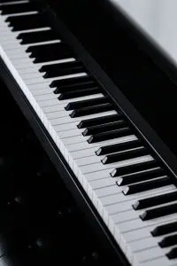 Identidade Musical: O que é e para que serve?  Identidade musical é a percepção que um indivíduo tem de si mesmo em relação à música. Pode ser influenciada por diversos fatores, como a cultura, a família, os amigos e as experiências musicais. Esta produção sonora pode ser uma fonte de orgulho e um meio de expressão individual.  Mas qual é a sua importância no cenário do marketing digital nos dias de hoje? A Estação Indoor separou algumas explicações para que você entenda um pouco mais sobre este tipo de serviço de comunicação muito usado por empresas que querem ter chances de fazerem maiores conversões.  O que é Identidade Musical?  A identidade musical é um termo usado para descrever a sensação de "pertencer" a uma determinada música ou gênero musical. É uma sensação subjetiva que faz com que as pessoas se sintam conectadas à música de uma maneira emocional e psicológica. Ela pode ser influenciada por vários fatores, incluindo a cultura, a história e a personalidade individual.  No mercado de trabalho, este serviço também é conhecido como Music Branding, a famosa sonorização de ambientes que se encontra dentro de espaços comerciais ou comunitários. Aqui a conexão é com a marca e seus valores.   Você entra em um espaço e logo poderá se identificar com o DNA Musical daquele empreendimento, fazendo com que você queira saber mais e, claro, consumir mais.  Acredite, esse é um tipo de branding pouco divulgado no Brasil, porém existem empresas especializadas em produção sonora que fazem muito bem esse tipo de serviço. Como funciona a identidade musical para empresas?  A identidade musical para empresas é uma forma de fortalecer a marca da sua empresa através da música. É um processo criativo que envolve a definição da personalidade musical da sua marca, bem como a produção de uma trilha sonora exclusiva que reflita essa personalidade. O objetivo é criar uma experiência musical coerente e consistente que ajudará os clientes a se identificarem com a sua marca.  O processo de Music Branding começa com uma análise da sua marca, do seu público-alvo e dos seus objetivos. Em seguida, se desenvolve um conceito musical que representará a sua marca de forma criativa e coerente. Por fim, haverá a produção de uma trilha sonora completa e exclusiva que será usada em todas as suas peças de marketing e comunicação.  A identidade musical para empresas é uma forma eficaz de criar uma experiência musical coerente e consistente que ajudará os clientes a se identificarem com a sua marca.  Quais são os benefícios de ter uma identidade musical para a minha empresa?  Ao desenvolver uma identidade musical para a sua empresa, você estará criando uma experiência musical coerente e consistente que ajudará os clientes a se identificarem com a sua marca. Isso pode resultar em um aumento do engajamento dos clientes, bem como da lealdade à marca. Além disso, a música é uma forma poderosa de comunicação e pode ser usada para reforçar o posicionamento da sua marca, bem como os seus valores e missão.  De acordo com Pedro Amorim, sócio diretor da Estação Indoor, a procura pelo DNA Musical é processo de médio a longo prazo, porém que traz resultados muito efetivos quando se encontra o ponto certo entre a marca e o consumidor final.  Ele ainda exemplifica um caso que ele chama de "O Canto da Sereia", que seria de um loja qualquer, como as de roupa ou calçados, que tem o auxílio desta produção sonora no seu dia a dia.   Pedro Amorim ainda completa dizendo que a  programação musical, usada da maneira correta, consegue "amolecer" o cliente e o vendedor tem mais chance de converter em vendas, e ele ainda completa dizendo: "Alguma vez você já reparou nas lojas de marcas conhecidas ou lojas de departamentos? Qual delas não possui esse tipo de programação? Com certeza, você já foi atingido pela Music Branding em algum momento".  Qual é a diferença entre uma identidade musical e uma trilha sonora?  As pessoas geralmente usam os termos “identidade musical” e “trilha sonora” de maneira intercambiável, mas há uma diferença significativa entre os dois.   A identidade musical de um filme, por exemplo, é composta por todas as músicas que são essenciais para a história e a atmosfera do filme. Já a trilha sonora é apenas uma seleção das melhores músicas do filme, geralmente escolhidas para serem vendidas como um álbum.  Uma identidade musical bem-sucedida pode ajudar a criar um senso de coesão e unidade para uma marca, enquanto uma trilha sonora bem-sucedida pode oferecer ao ouvinte uma experiência enriquecedora e inesquecível. Como fazer a identidade musical de uma marca?  O primeiro passo para criar a identidade musical de uma marca é compreender o que a marca representa e quais são os seus valores. A partir daí, é possível começar a explorar qual tipo de música pode transmitir esses valores de forma eficaz. Por exemplo, uma marca que seja inovadora e moderna pode usar músicas com elementos eletrônicos e samples, enquanto uma marca mais tradicional pode optar por músicas orquestradas ou acústicas.  Além disso, é importante escolher uma música que seja duradoura e que possa ser facilmente associada à marca. Uma boa maneira de fazer isso é escolher um tema ou uma canção que seja icônico e que já seja bastante conhecido pelo público através de uma versão inovadora. Dessa forma, ao ouvir a música, as pessoas automaticamente irão associá-la à marca.  Por fim, é importante considerar o impacto que a música pode ter na percepção das pessoas sobre a marca. Nesta produção sonora, é preciso escolher uma música que seja positiva e que incentive as pessoas a terem uma boa opinião sobre a marca.  Procurando mais informações sobre identidade musical?  A identidade musical é uma forma de expressão pessoal que é influenciada pelas experiências, cultura e personalidade de cada pessoa. A música é uma das formas mais populares de expressão cultural e pode ser usada para refletir ou definir a identidade de um grupo ou indivíduo. Ela pode se manifestar através da escolha de determinadas músicas para tocar, ouvir ou compor, assim como na forma como a música é executada.  Caso você queira saber mais sobre o assunto, em como a identidade musical pode ajudar a sua empresa a fazer mais vendas, marque sua consultoria gratuita com a Estação Indoor. Somos uma agência de marketing digital com ideias inovadoras que podem ser agregadas a diferentes tipos de negócios.  Clique aqui e saiba mais!