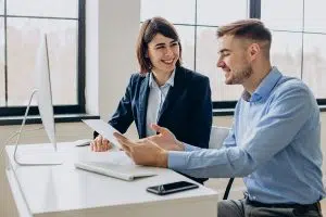 Como escolher uma empresa de marketing digital?  Marketing digital é uma área em constante evolução. Isso significa que as empresas de marketing digital precisam estar sempre se atualizando para oferecer a melhor experiência possível para seus clientes. Então, como você pode escolher a melhor empresa de marketing digital para trabalhar? Aqui estão algumas dicas! Por que contratar uma empresa de marketing digital?  Não é segredo que o marketing digital está crescendo a cada dia. E com esse crescimento, surgem novas empresas oferecendo serviços de marketing digital.  Com tantas opções, fica cada vez mais difícil escolher a melhor empresa para contratar.  Mas por que contratar uma empresa de marketing digital?  Existem várias razões pelas quais você deve investir em uma empresa de marketing digital, mas listamos as 3 principais: Conhecimento e Experiência Uma boa empresa de marketing digital tem conhecimento e experiência suficientes para ajudar o seu negócio a crescer. Elas saberão qual estratégia usar para alcançar os seus objetivos e irão implementá-la da melhor maneira possível. Poupa tempo Contratar uma empresa de marketing digital irá poupar muito do seu tempo. Você não precisará se preocupar com as estratégias de marketing ou com a execução das campanhas, pois isso será feito pelos profissionais da empresa. Custo-benefício Investir em uma empresa de marketing digital costuma ser mais barato do que contratar um profissional freelancer ou fazer tudo sozinho. Além disso, você terá acesso às melhores ferramentas e plataformas de marketing digital sem precisar investir um alto valor nelas.  Portanto, contratar uma empresa de marketing digital é uma ótima opção para quem quer ter sucesso na internet. Ainda não te convencemos sobre a importância de uma agência de marketing digital para seu negócio? Então, vamos de mais benefícios... Quais são os benefícios de uma empresa marketing digital?  O marketing digital é uma das ferramentas mais poderosas que uma empresa pode ter para alavancar seus negócios. Com o marketing digital, é possível direcionar um grande número de clientes potenciais para o seu site e aumentar significativamente as vendas.  Além disso, o marketing digital também oferece a vantagem de ser extremamente mais barato do que as formas tradicionais de marketing, como anúncios em jornais e revistas. Com o marketing digital, você pode criar uma campanha de marketing altamente eficaz gastando apenas uma fração do que seria necessário utilizando outras formas de marketing.  Outra vantagem do marketing digital é que ele permite que você faça a medição de resultados facilmente da sua campanha. Com as ferramentas de análise disponíveis, você pode acompanhar o número de visitantes do seu site, o tempo que eles ficam nele e quais páginas eles visitam.  Isso permite que você faça ajustes em sua campanha para maximizar seus resultados. Você também pode usar as ferramentas de análise para monitorar o sucesso das campanhas de marketing dos seus concorrentes e adaptar a sua estratégia para superá-los.  Por fim, o marketing digital oferece a vantagem de ser extremamente flexível. Com as ferramentas certas, você pode criar campanhas de marketing que são altamente personalizadas para atender às necessidades específicas do seu negócio.  Isso permite que você alcance seus clientes potenciais de uma maneira muito mais eficiente do que as formas tradicionais de marketing. As diferentes formas de marketing digital  No mundo atual, fazer marketing digital é indispensável para qualquer empresa que deseja ter sucesso. Mas, com tantas opções de empresas de marketing digital, como escolher a melhor para o seu negócio?  DICA HASHTAG MARKETING DIGITAL: Uma boa forma de começar é analisando as diferentes formas de marketing digital e vendas que cada empresa oferece. Algumas dessas formas são:  1. Inbound Marketing: Esse tipo de marketing tem como foco atrair o público-alvo para o seu site ou blog, por meio de conteúdos interessantes e relevantes. Ou seja, ao invés de procurar os clientes, você os faz vir até você.  2. SEO: O SEO (Search Engine Optimization) é uma técnica que visa melhorar a posição do seu site nos resultados dos buscadores (como o Google), aumentando assim o tráfego orgânico. Contar com uma Agência de Seo para seu site, cada vez mais é fundamental para seu negócio destacar no mercado.  3. Google AdWords: O Google AdWords é um sistema de links patrocinados do Google, onde você paga para aparecer nos resultados de busca quando as pessoas pesquisam por determinadas palavras-chave.  4. Marketing de Conteúdo: O marketing de conteúdo tem como foco a criação e divulgação de conteúdos relevantes e interessantes para o seu público-alvo, a fim de gerar interesse e engajamento.  5. Redes Sociais: As redes sociais são uma ótima forma de se conectar com o seu público-alvo, fazer branding e gerar leads qualificados. Contra com uma empresa de redes sociais experiente, pode fazer sua marca ter alto engajamento com seu público.  6. E-mail Marketing: O e-mail marketing é uma ótima forma de manter o seu público-alvo engajado com o seu negócio, além de gerar leads qualificados.  7. Inbound Sales: O inbound sales é uma técnica que visa a venda de produtos ou serviços para os clientes que estão interessados no seu negócio, ao invés de procurá-los ativamente.  8. Marketing Automation: O marketing automation é uma técnica que visa automatizar tarefas de marketing, como o envio de e-mails, a criação de landing pages, entre outras.  9. Webinars: Os webinars são uma ótima forma de se conectar com o seu público-alvo, além de gerar leads qualificados.  10. Marketing de Afiliados: O Marketing de Afiliados é uma técnica que visa a divulgação de produtos ou serviços de terceiros em troca de uma comissão sobre as vendas geradas.  Quais formas de marketing digital você usa no seu negócio? Conta aqui nos comentários desta publicação. Como escolher a melhor empresa de marketing digital para o seu negócio?  Não é fácil escolher a melhor empresa de marketing digital para o seu negócio. Mas, com algumas dicas e perguntas certas, você pode encontrar a parceira ideal para ajudar o seu negócio a crescer.  Quando estiver procurando por uma agência de marketing digital, é importante considerar o tamanho da empresa e o tipo de serviços que ela oferece. Algumas empresas são especializadas em um determinado tipo de marketing, enquanto outras oferecem um leque mais amplo de serviços.  Outro fator a considerar é o orçamento. É importante ter em mente o quanto você está disposto a investir em marketing digital antes de entrar em contato com uma empresa. Isso irá ajudar a restringir as suas opções e garantir que você esteja trabalhando com uma empresa que esteja dentro do seu orçamento.  Depois de considerar o tamanho da empresa, os serviços que ela oferece e o seu orçamento, você deve fazer algumas perguntas para garantir que está escolhendo a parceira certa para o seu negócio. Algumas das perguntas que você deve fazer são:  Qual é a sua experiência em marketing digital?  Qual é a sua abordagem para o marketing digital?  Como a sua empresa pode me ajudar a atingir os meus objetivos de marketing?  Quantos profissionais de marketing digital você tem na sua equipe? Eles têm experiência no meu nicho?  Vocês têm um portfólio que eu possa ver?  Qual é o seu processo de criação de campanhas? Posso ter um exemplo de uma campanha que vocês criaram?  Qual é a sua taxa de sucesso em campanhas anteriores?  Como vocês medem o sucesso de uma campanha?  Vocês têm um blog? Posso assinar o seu RSS feed?  Qual é o seu plano de mídia social? Você pode me mostrar um exemplo de uma campanha bem-sucedida de mídia social?  Qual é o seu plano com agência de SEO? Você pode me mostrar um exemplo de uma campanha bem-sucedida de SEO?  Vocês oferecem suporte ao cliente? Como funciona o seu processo de suporte ao cliente?  Vocês tem experiência com empresa de branding? Possui um manual de marca que eu possa ver? Posso ter um exemplo de um manual de marca que vocês usaram com outro cliente?  Após fazer todas essas perguntas, você deve ter uma boa ideia da empresa de marketing digital que melhor se adequa às suas necessidades. Quais são os custos com marketing digital?  As empresas de marketing digital variam muito em relação aos seus custos. Algumas podem ser bastante acessíveis, enquanto outras podem ser bem caras. É importante considerar o seu orçamento antes de escolher uma empresa de marketing digital.  Uma das principais diferenças entre as empresas de marketing digital é o tipo de serviços que oferecem. Algumas oferecem pacotes completos que incluem vários serviços, enquanto outras se especializam em apenas um ou dois serviços.  O tipo de serviço que você precisa irá influenciar o preço que você irá pagar. Se você precisar de muitos serviços, pode esperar pagar mais pelo pacote completo. Se você só precisar de um ou dois serviços,pode ser capaz de obter um desconto se você apenas contratar esses serviços.  Além do tipo de serviço, o tamanho da sua empresa também pode afetar o preço. Uma grande empresa precisará de mais serviços do que uma pequena empresa.  Quando você estiver procurando uma empresa de marketing digital, certifique-se de perguntar sobre os custos. Você também deve perguntar como a empresa planeja cobrar pelos seus serviços. Algumas empresas cobram por hora, enquanto outras oferecem preços fixos para pacotes completos. Se você não sabe qual tipo de pagamento é melhor para a sua situação, pergunte à sua empresa de marketing digital.  Uma boa empresa de marketing digital será capaz de fornecer-lhe orçamentos detalhados dos seus serviços. Isto irá ajudá-lo a decidir quanto dinheiro você está disposto a investir na campanha e permitir que você saiba exatamente o que está incluído no preço. Uma vez que você souber o custo total da campanha, você será capaz de fazer uma melhor decisão sobre qual empresa de marketing digital escolher.  Depois de saber o custo total da campanha, você pode começar a pesquisar as empresas de marketing digital e encontrar a que melhor se adapte às suas necessidades. Certifique-se de perguntar a outras pessoas que já usaram os serviços dessa empresa antes de fazer sua escolha final.  Esteja ciente dos custos envolvidos no marketing digital antes de contratar uma agência para sua campanha publicitária. Quanto mais informado você estiver sobre esses custos, mais fácil será tomar uma decisão informada quando chegar a hora de decidir se vale ou não a pena para sua campanha. Já está convencido em ter uma empresa de Marketing digital, cuidando do seu negócio?  Neste artigo, vimos alguns dos principais fatores a serem considerados ao escolher uma empresa de marketing digital. Lembre-se de que, ao contratar uma agência, você estará criando uma parceria de longo prazo. Portanto, é importante que você se sinta confortável com a equipe e esteja confiante de que eles entenderam sua marca e seus objetivos.  Uma boa agência de marketing digital fará com que o processo seja mais fácil para você, dando-lhe tempo para se concentrar em outras áreas da sua empresa. Ao pesquisar e comparar as diferentes opções, você poderá encontrar a agência certa para atender às suas necessidades específicas.  E lembre-se: Se ficar na dúvida ou que mais informações sobre o assunto, mande sua mensagem para estação Indoor, somos uma Empresa de Marketing Digital RJ com foco total em poder te ajudar desde o processo inicial. Sabe como? Que tal marcar uma consultoria digital gratuita do seu negócio? Mande sua mensagem clicando aqui!