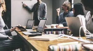 Como escolher uma empresa de marketing digital?  Marketing digital é uma área em constante evolução. Isso significa que as empresas de marketing digital precisam estar sempre se atualizando para oferecer a melhor experiência possível para seus clientes. Então, como você pode escolher a melhor empresa de marketing digital para trabalhar? Aqui estão algumas dicas! Por que contratar uma empresa de marketing digital?  Não é segredo que o marketing digital está crescendo a cada dia. E com esse crescimento, surgem novas empresas oferecendo serviços de marketing digital.  Com tantas opções, fica cada vez mais difícil escolher a melhor empresa para contratar.  Mas por que contratar uma empresa de marketing digital?  Existem várias razões pelas quais você deve investir em uma empresa de marketing digital, mas listamos as 3 principais: Conhecimento e Experiência Uma boa empresa de marketing digital tem conhecimento e experiência suficientes para ajudar o seu negócio a crescer. Elas saberão qual estratégia usar para alcançar os seus objetivos e irão implementá-la da melhor maneira possível. Poupa tempo Contratar uma empresa de marketing digital irá poupar muito do seu tempo. Você não precisará se preocupar com as estratégias de marketing ou com a execução das campanhas, pois isso será feito pelos profissionais da empresa. Custo-benefício Investir em uma empresa de marketing digital costuma ser mais barato do que contratar um profissional freelancer ou fazer tudo sozinho. Além disso, você terá acesso às melhores ferramentas e plataformas de marketing digital sem precisar investir um alto valor nelas.  Portanto, contratar uma empresa de marketing digital é uma ótima opção para quem quer ter sucesso na internet. Ainda não te convencemos sobre a importância de uma agência de marketing digital para seu negócio? Então, vamos de mais benefícios... Quais são os benefícios de uma empresa marketing digital?  O marketing digital é uma das ferramentas mais poderosas que uma empresa pode ter para alavancar seus negócios. Com o marketing digital, é possível direcionar um grande número de clientes potenciais para o seu site e aumentar significativamente as vendas.  Além disso, o marketing digital também oferece a vantagem de ser extremamente mais barato do que as formas tradicionais de marketing, como anúncios em jornais e revistas. Com o marketing digital, você pode criar uma campanha de marketing altamente eficaz gastando apenas uma fração do que seria necessário utilizando outras formas de marketing.  Outra vantagem do marketing digital é que ele permite que você faça a medição de resultados facilmente da sua campanha. Com as ferramentas de análise disponíveis, você pode acompanhar o número de visitantes do seu site, o tempo que eles ficam nele e quais páginas eles visitam.  Isso permite que você faça ajustes em sua campanha para maximizar seus resultados. Você também pode usar as ferramentas de análise para monitorar o sucesso das campanhas de marketing dos seus concorrentes e adaptar a sua estratégia para superá-los.  Por fim, o marketing digital oferece a vantagem de ser extremamente flexível. Com as ferramentas certas, você pode criar campanhas de marketing que são altamente personalizadas para atender às necessidades específicas do seu negócio.  Isso permite que você alcance seus clientes potenciais de uma maneira muito mais eficiente do que as formas tradicionais de marketing. As diferentes formas de marketing digital  No mundo atual, fazer marketing digital é indispensável para qualquer empresa que deseja ter sucesso. Mas, com tantas opções de empresas de marketing digital, como escolher a melhor para o seu negócio?  DICA HASHTAG MARKETING DIGITAL: Uma boa forma de começar é analisando as diferentes formas de marketing digital e vendas que cada empresa oferece. Algumas dessas formas são:  1. Inbound Marketing: Esse tipo de marketing tem como foco atrair o público-alvo para o seu site ou blog, por meio de conteúdos interessantes e relevantes. Ou seja, ao invés de procurar os clientes, você os faz vir até você.  2. SEO: O SEO (Search Engine Optimization) é uma técnica que visa melhorar a posição do seu site nos resultados dos buscadores (como o Google), aumentando assim o tráfego orgânico. Contar com uma Agência de Seo para seu site, cada vez mais é fundamental para seu negócio destacar no mercado.  3. Google AdWords: O Google AdWords é um sistema de links patrocinados do Google, onde você paga para aparecer nos resultados de busca quando as pessoas pesquisam por determinadas palavras-chave.  4. Marketing de Conteúdo: O marketing de conteúdo tem como foco a criação e divulgação de conteúdos relevantes e interessantes para o seu público-alvo, a fim de gerar interesse e engajamento.  5. Redes Sociais: As redes sociais são uma ótima forma de se conectar com o seu público-alvo, fazer branding e gerar leads qualificados. Contra com uma empresa de redes sociais experiente, pode fazer sua marca ter alto engajamento com seu público.  6. E-mail Marketing: O e-mail marketing é uma ótima forma de manter o seu público-alvo engajado com o seu negócio, além de gerar leads qualificados.  7. Inbound Sales: O inbound sales é uma técnica que visa a venda de produtos ou serviços para os clientes que estão interessados no seu negócio, ao invés de procurá-los ativamente.  8. Marketing Automation: O marketing automation é uma técnica que visa automatizar tarefas de marketing, como o envio de e-mails, a criação de landing pages, entre outras.  9. Webinars: Os webinars são uma ótima forma de se conectar com o seu público-alvo, além de gerar leads qualificados.  10. Marketing de Afiliados: O Marketing de Afiliados é uma técnica que visa a divulgação de produtos ou serviços de terceiros em troca de uma comissão sobre as vendas geradas.  Quais formas de marketing digital você usa no seu negócio? Conta aqui nos comentários desta publicação. Como escolher a melhor empresa de marketing digital para o seu negócio?  Não é fácil escolher a melhor empresa de marketing digital para o seu negócio. Mas, com algumas dicas e perguntas certas, você pode encontrar a parceira ideal para ajudar o seu negócio a crescer.  Quando estiver procurando por uma agência de marketing digital, é importante considerar o tamanho da empresa e o tipo de serviços que ela oferece. Algumas empresas são especializadas em um determinado tipo de marketing, enquanto outras oferecem um leque mais amplo de serviços.  Outro fator a considerar é o orçamento. É importante ter em mente o quanto você está disposto a investir em marketing digital antes de entrar em contato com uma empresa. Isso irá ajudar a restringir as suas opções e garantir que você esteja trabalhando com uma empresa que esteja dentro do seu orçamento.  Depois de considerar o tamanho da empresa, os serviços que ela oferece e o seu orçamento, você deve fazer algumas perguntas para garantir que está escolhendo a parceira certa para o seu negócio. Algumas das perguntas que você deve fazer são:  Qual é a sua experiência em marketing digital?  Qual é a sua abordagem para o marketing digital?  Como a sua empresa pode me ajudar a atingir os meus objetivos de marketing?  Quantos profissionais de marketing digital você tem na sua equipe? Eles têm experiência no meu nicho?  Vocês têm um portfólio que eu possa ver?  Qual é o seu processo de criação de campanhas? Posso ter um exemplo de uma campanha que vocês criaram?  Qual é a sua taxa de sucesso em campanhas anteriores?  Como vocês medem o sucesso de uma campanha?  Vocês têm um blog? Posso assinar o seu RSS feed?  Qual é o seu plano de mídia social? Você pode me mostrar um exemplo de uma campanha bem-sucedida de mídia social?  Qual é o seu plano com agência de SEO? Você pode me mostrar um exemplo de uma campanha bem-sucedida de SEO?  Vocês oferecem suporte ao cliente? Como funciona o seu processo de suporte ao cliente?  Vocês tem experiência com empresa de branding? Possui um manual de marca que eu possa ver? Posso ter um exemplo de um manual de marca que vocês usaram com outro cliente?  Após fazer todas essas perguntas, você deve ter uma boa ideia da empresa de marketing digital que melhor se adequa às suas necessidades. Quais são os custos com marketing digital?  As empresas de marketing digital variam muito em relação aos seus custos. Algumas podem ser bastante acessíveis, enquanto outras podem ser bem caras. É importante considerar o seu orçamento antes de escolher uma empresa de marketing digital.  Uma das principais diferenças entre as empresas de marketing digital é o tipo de serviços que oferecem. Algumas oferecem pacotes completos que incluem vários serviços, enquanto outras se especializam em apenas um ou dois serviços.  O tipo de serviço que você precisa irá influenciar o preço que você irá pagar. Se você precisar de muitos serviços, pode esperar pagar mais pelo pacote completo. Se você só precisar de um ou dois serviços,pode ser capaz de obter um desconto se você apenas contratar esses serviços.  Além do tipo de serviço, o tamanho da sua empresa também pode afetar o preço. Uma grande empresa precisará de mais serviços do que uma pequena empresa.  Quando você estiver procurando uma empresa de marketing digital, certifique-se de perguntar sobre os custos. Você também deve perguntar como a empresa planeja cobrar pelos seus serviços. Algumas empresas cobram por hora, enquanto outras oferecem preços fixos para pacotes completos. Se você não sabe qual tipo de pagamento é melhor para a sua situação, pergunte à sua empresa de marketing digital.  Uma boa empresa de marketing digital será capaz de fornecer-lhe orçamentos detalhados dos seus serviços. Isto irá ajudá-lo a decidir quanto dinheiro você está disposto a investir na campanha e permitir que você saiba exatamente o que está incluído no preço. Uma vez que você souber o custo total da campanha, você será capaz de fazer uma melhor decisão sobre qual empresa de marketing digital escolher.  Depois de saber o custo total da campanha, você pode começar a pesquisar as empresas de marketing digital e encontrar a que melhor se adapte às suas necessidades. Certifique-se de perguntar a outras pessoas que já usaram os serviços dessa empresa antes de fazer sua escolha final.  Esteja ciente dos custos envolvidos no marketing digital antes de contratar uma agência para sua campanha publicitária. Quanto mais informado você estiver sobre esses custos, mais fácil será tomar uma decisão informada quando chegar a hora de decidir se vale ou não a pena para sua campanha. Já está convencido em ter uma empresa de Marketing digital, cuidando do seu negócio?  Neste artigo, vimos alguns dos principais fatores a serem considerados ao escolher uma empresa de marketing digital. Lembre-se de que, ao contratar uma agência, você estará criando uma parceria de longo prazo. Portanto, é importante que você se sinta confortável com a equipe e esteja confiante de que eles entenderam sua marca e seus objetivos.  Uma boa agência de marketing digital fará com que o processo seja mais fácil para você, dando-lhe tempo para se concentrar em outras áreas da sua empresa. Ao pesquisar e comparar as diferentes opções, você poderá encontrar a agência certa para atender às suas necessidades específicas.  E lembre-se: Se ficar na dúvida ou que mais informações sobre o assunto, mande sua mensagem para estação Indoor, somos uma Empresa de Marketing Digital RJ com foco total em poder te ajudar desde o processo inicial. Sabe como? Que tal marcar uma consultoria digital gratuita do seu negócio? Mande sua mensagem clicando aqui!