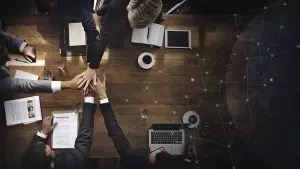 Como escolher uma empresa de marketing digital? Marketing digital é uma área em constante evolução. Isso significa que as empresas de marketing digital precisam estar sempre se atualizando para oferecer a melhor experiência possível para seus clientes. Então, como você pode escolher a melhor empresa de marketing digital para trabalhar? Aqui estão algumas dicas! Por que contratar uma empresa de marketing digital? Não é segredo que o marketing digital está crescendo a cada dia. E com esse crescimento, surgem novas empresas oferecendo serviços de marketing digital. Com tantas opções, fica cada vez mais difícil escolher a melhor empresa para contratar. Mas por que contratar uma empresa de marketing digital? Existem várias razões pelas quais você deve investir em uma empresa de marketing digital, mas listamos as 3 principais: Conhecimento e Experiência Uma boa empresa de marketing digital tem conhecimento e experiência suficientes para ajudar o seu negócio a crescer. Elas saberão qual estratégia usar para alcançar os seus objetivos e irão implementá-la da melhor maneira possível. Poupa tempo Contratar uma empresa de marketing digital irá poupar muito do seu tempo. Você não precisará se preocupar com as estratégias de marketing ou com a execução das campanhas, pois isso será feito pelos profissionais da empresa. Custo-benefício Investir em uma empresa de marketing digital costuma ser mais barato do que contratar um profissional freelancer ou fazer tudo sozinho. Além disso, você terá acesso às melhores ferramentas e plataformas de marketing digital sem precisar investir um alto valor nelas. Portanto, contratar uma empresa de marketing digital é uma ótima opção para quem quer ter sucesso na internet. Ainda não te convencemos sobre a importância de uma agência de marketing digital para seu negócio? Então, vamos de mais benefícios... Quais são os benefícios de uma empresa marketing digital? O marketing digital é uma das ferramentas mais poderosas que uma empresa pode ter para alavancar seus negócios. Com o marketing digital, é possível direcionar um grande número de clientes potenciais para o seu site e aumentar significativamente as vendas. Além disso, o marketing digital também oferece a vantagem de ser extremamente mais barato do que as formas tradicionais de marketing, como anúncios em jornais e revistas. Com o marketing digital, você pode criar uma campanha de marketing altamente eficaz gastando apenas uma fração do que seria necessário utilizando outras formas de marketing. Outra vantagem do marketing digital é que ele permite que você faça a medição de resultados facilmente da sua campanha. Com as ferramentas de análise disponíveis, você pode acompanhar o número de visitantes do seu site, o tempo que eles ficam nele e quais páginas eles visitam. Isso permite que você faça ajustes em sua campanha para maximizar seus resultados. Você também pode usar as ferramentas de análise para monitorar o sucesso das campanhas de marketing dos seus concorrentes e adaptar a sua estratégia para superá-los. Por fim, o marketing digital oferece a vantagem de ser extremamente flexível. Com as ferramentas certas, você pode criar campanhas de marketing que são altamente personalizadas para atender às necessidades específicas do seu negócio. Isso permite que você alcance seus clientes potenciais de uma maneira muito mais eficiente do que as formas tradicionais de marketing. As diferentes formas de marketing digital No mundo atual, fazer marketing digital é indispensável para qualquer empresa que deseja ter sucesso. Mas, com tantas opções de empresas de marketing digital, como escolher a melhor para o seu negócio? DICA HASHTAG MARKETING DIGITAL: Uma boa forma de começar é analisando as diferentes formas de marketing digital e vendas que cada empresa oferece. Algumas dessas formas são: 1. Inbound Marketing: Esse tipo de marketing tem como foco atrair o público-alvo para o seu site ou blog, por meio de conteúdos interessantes e relevantes. Ou seja, ao invés de procurar os clientes, você os faz vir até você. 2. SEO: O SEO (Search Engine Optimization) é uma técnica que visa melhorar a posição do seu site nos resultados dos buscadores (como o Google), aumentando assim o tráfego orgânico. Contar com uma Agência de Seo para seu site, cada vez mais é fundamental para seu negócio destacar no mercado. 3. Google AdWords: O Google AdWords é um sistema de links patrocinados do Google, onde você paga para aparecer nos resultados de busca quando as pessoas pesquisam por determinadas palavras-chave. 4. Marketing de Conteúdo: O marketing de conteúdo tem como foco a criação e divulgação de conteúdos relevantes e interessantes para o seu público-alvo, a fim de gerar interesse e engajamento. 5. Redes Sociais: As redes sociais são uma ótima forma de se conectar com o seu público-alvo, fazer branding e gerar leads qualificados. Contra com uma empresa de redes sociais experiente, pode fazer sua marca ter alto engajamento com seu público. 6. E-mail Marketing: O e-mail marketing é uma ótima forma de manter o seu público-alvo engajado com o seu negócio, além de gerar leads qualificados. 7. Inbound Sales: O inbound sales é uma técnica que visa a venda de produtos ou serviços para os clientes que estão interessados no seu negócio, ao invés de procurá-los ativamente. 8. Marketing Automation: O marketing automation é uma técnica que visa automatizar tarefas de marketing, como o envio de e-mails, a criação de landing pages, entre outras. 9. Webinars: Os webinars são uma ótima forma de se conectar com o seu público-alvo, além de gerar leads qualificados. 10. Marketing de Afiliados: O Marketing de Afiliados é uma técnica que visa a divulgação de produtos ou serviços de terceiros em troca de uma comissão sobre as vendas geradas. Quais formas de marketing digital você usa no seu negócio? Conta aqui nos comentários desta publicação. Como escolher a melhor empresa de marketing digital para o seu negócio? Não é fácil escolher a melhor empresa de marketing digital para o seu negócio. Mas, com algumas dicas e perguntas certas, você pode encontrar a parceira ideal para ajudar o seu negócio a crescer. Quando estiver procurando por uma agência de marketing digital, é importante considerar o tamanho da empresa e o tipo de serviços que ela oferece. Algumas empresas são especializadas em um determinado tipo de marketing, enquanto outras oferecem um leque mais amplo de serviços. Outro fator a considerar é o orçamento. É importante ter em mente o quanto você está disposto a investir em marketing digital antes de entrar em contato com uma empresa. Isso irá ajudar a restringir as suas opções e garantir que você esteja trabalhando com uma empresa que esteja dentro do seu orçamento. Depois de considerar o tamanho da empresa, os serviços que ela oferece e o seu orçamento, você deve fazer algumas perguntas para garantir que está escolhendo a parceira certa para o seu negócio. Algumas das perguntas que você deve fazer são: Qual é a sua experiência em marketing digital? Qual é a sua abordagem para o marketing digital? Como a sua empresa pode me ajudar a atingir os meus objetivos de marketing? Quantos profissionais de marketing digital você tem na sua equipe? Eles têm experiência no meu nicho? Vocês têm um portfólio que eu possa ver? Qual é o seu processo de criação de campanhas? Posso ter um exemplo de uma campanha que vocês criaram? Qual é a sua taxa de sucesso em campanhas anteriores? Como vocês medem o sucesso de uma campanha? Vocês têm um blog? Posso assinar o seu RSS feed? Qual é o seu plano de mídia social? Você pode me mostrar um exemplo de uma campanha bem-sucedida de mídia social? Qual é o seu plano com agência de SEO? Você pode me mostrar um exemplo de uma campanha bem-sucedida de SEO? Vocês oferecem suporte ao cliente? Como funciona o seu processo de suporte ao cliente? Vocês tem experiência com empresa de branding? Possui um manual de marca que eu possa ver? Posso ter um exemplo de um manual de marca que vocês usaram com outro cliente? Após fazer todas essas perguntas, você deve ter uma boa ideia da empresa de marketing digital que melhor se adequa às suas necessidades. Quais são os custos com marketing digital? As empresas de marketing digital variam muito em relação aos seus custos. Algumas podem ser bastante acessíveis, enquanto outras podem ser bem caras. É importante considerar o seu orçamento antes de escolher uma empresa de marketing digital. Uma das principais diferenças entre as empresas de marketing digital é o tipo de serviços que oferecem. Algumas oferecem pacotes completos que incluem vários serviços, enquanto outras se especializam em apenas um ou dois serviços. O tipo de serviço que você precisa irá influenciar o preço que você irá pagar. Se você precisar de muitos serviços, pode esperar pagar mais pelo pacote completo. Se você só precisar de um ou dois serviços,pode ser capaz de obter um desconto se você apenas contratar esses serviços. Além do tipo de serviço, o tamanho da sua empresa também pode afetar o preço. Uma grande empresa precisará de mais serviços do que uma pequena empresa. Quando você estiver procurando uma empresa de marketing digital, certifique-se de perguntar sobre os custos. Você também deve perguntar como a empresa planeja cobrar pelos seus serviços. Algumas empresas cobram por hora, enquanto outras oferecem preços fixos para pacotes completos. Se você não sabe qual tipo de pagamento é melhor para a sua situação, pergunte à sua empresa de marketing digital. Uma boa empresa de marketing digital será capaz de fornecer-lhe orçamentos detalhados dos seus serviços. Isto irá ajudá-lo a decidir quanto dinheiro você está disposto a investir na campanha e permitir que você saiba exatamente o que está incluído no preço. Uma vez que você souber o custo total da campanha, você será capaz de fazer uma melhor decisão sobre qual empresa de marketing digital escolher. Depois de saber o custo total da campanha, você pode começar a pesquisar as empresas de marketing digital e encontrar a que melhor se adapte às suas necessidades. Certifique-se de perguntar a outras pessoas que já usaram os serviços dessa empresa antes de fazer sua escolha final. Esteja ciente dos custos envolvidos no marketing digital antes de contratar uma agência para sua campanha publicitária. Quanto mais informado você estiver sobre esses custos, mais fácil será tomar uma decisão informada quando chegar a hora de decidir se vale ou não a pena para sua campanha. Já está convencido em ter uma empresa de Marketing digital, cuidando do seu negócio? Neste artigo, vimos alguns dos principais fatores a serem considerados ao escolher uma empresa de marketing digital. Lembre-se de que, ao contratar uma agência, você estará criando uma parceria de longo prazo. Portanto, é importante que você se sinta confortável com a equipe e esteja confiante de que eles entenderam sua marca e seus objetivos. Uma boa agência de marketing digital fará com que o processo seja mais fácil para você, dando-lhe tempo para se concentrar em outras áreas da sua empresa. Ao pesquisar e comparar as diferentes opções, você poderá encontrar a agência certa para atender às suas necessidades específicas. E lembre-se: Se ficar na dúvida ou que mais informações sobre o assunto, mande sua mensagem para estação Indoor, somos uma Empresa de Marketing Digital RJ com foco total em poder te ajudar desde o processo inicial. Sabe como? Que tal marcar uma consultoria digital gratuita do seu negócio? Mande sua mensagem clicando aqui!