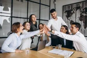 Como escolher uma empresa de marketing digital?  Marketing digital é uma área em constante evolução. Isso significa que as empresas de marketing digital precisam estar sempre se atualizando para oferecer a melhor experiência possível para seus clientes. Então, como você pode escolher a melhor empresa de marketing digital para trabalhar? Aqui estão algumas dicas! Por que contratar uma empresa de marketing digital?  Não é segredo que o marketing digital está crescendo a cada dia. E com esse crescimento, surgem novas empresas oferecendo serviços de marketing digital.  Com tantas opções, fica cada vez mais difícil escolher a melhor empresa para contratar.  Mas por que contratar uma empresa de marketing digital?  Existem várias razões pelas quais você deve investir em uma empresa de marketing digital, mas listamos as 3 principais: Conhecimento e Experiência Uma boa empresa de marketing digital tem conhecimento e experiência suficientes para ajudar o seu negócio a crescer. Elas saberão qual estratégia usar para alcançar os seus objetivos e irão implementá-la da melhor maneira possível. Poupa tempo Contratar uma empresa de marketing digital irá poupar muito do seu tempo. Você não precisará se preocupar com as estratégias de marketing ou com a execução das campanhas, pois isso será feito pelos profissionais da empresa. Custo-benefício Investir em uma empresa de marketing digital costuma ser mais barato do que contratar um profissional freelancer ou fazer tudo sozinho. Além disso, você terá acesso às melhores ferramentas e plataformas de marketing digital sem precisar investir um alto valor nelas.  Portanto, contratar uma empresa de marketing digital é uma ótima opção para quem quer ter sucesso na internet. Ainda não te convencemos sobre a importância de uma agência de marketing digital para seu negócio? Então, vamos de mais benefícios... Quais são os benefícios de uma empresa marketing digital?  O marketing digital é uma das ferramentas mais poderosas que uma empresa pode ter para alavancar seus negócios. Com o marketing digital, é possível direcionar um grande número de clientes potenciais para o seu site e aumentar significativamente as vendas.  Além disso, o marketing digital também oferece a vantagem de ser extremamente mais barato do que as formas tradicionais de marketing, como anúncios em jornais e revistas. Com o marketing digital, você pode criar uma campanha de marketing altamente eficaz gastando apenas uma fração do que seria necessário utilizando outras formas de marketing.  Outra vantagem do marketing digital é que ele permite que você faça a medição de resultados facilmente da sua campanha. Com as ferramentas de análise disponíveis, você pode acompanhar o número de visitantes do seu site, o tempo que eles ficam nele e quais páginas eles visitam.  Isso permite que você faça ajustes em sua campanha para maximizar seus resultados. Você também pode usar as ferramentas de análise para monitorar o sucesso das campanhas de marketing dos seus concorrentes e adaptar a sua estratégia para superá-los.  Por fim, o marketing digital oferece a vantagem de ser extremamente flexível. Com as ferramentas certas, você pode criar campanhas de marketing que são altamente personalizadas para atender às necessidades específicas do seu negócio.  Isso permite que você alcance seus clientes potenciais de uma maneira muito mais eficiente do que as formas tradicionais de marketing. As diferentes formas de marketing digital  No mundo atual, fazer marketing digital é indispensável para qualquer empresa que deseja ter sucesso. Mas, com tantas opções de empresas de marketing digital, como escolher a melhor para o seu negócio?  DICA HASHTAG MARKETING DIGITAL: Uma boa forma de começar é analisando as diferentes formas de marketing digital e vendas que cada empresa oferece. Algumas dessas formas são:  1. Inbound Marketing: Esse tipo de marketing tem como foco atrair o público-alvo para o seu site ou blog, por meio de conteúdos interessantes e relevantes. Ou seja, ao invés de procurar os clientes, você os faz vir até você.  2. SEO: O SEO (Search Engine Optimization) é uma técnica que visa melhorar a posição do seu site nos resultados dos buscadores (como o Google), aumentando assim o tráfego orgânico. Contar com uma Agência de Seo para seu site, cada vez mais é fundamental para seu negócio destacar no mercado.  3. Google AdWords: O Google AdWords é um sistema de links patrocinados do Google, onde você paga para aparecer nos resultados de busca quando as pessoas pesquisam por determinadas palavras-chave.  4. Marketing de Conteúdo: O marketing de conteúdo tem como foco a criação e divulgação de conteúdos relevantes e interessantes para o seu público-alvo, a fim de gerar interesse e engajamento.  5. Redes Sociais: As redes sociais são uma ótima forma de se conectar com o seu público-alvo, fazer branding e gerar leads qualificados. Contra com uma empresa de redes sociais experiente, pode fazer sua marca ter alto engajamento com seu público.  6. E-mail Marketing: O e-mail marketing é uma ótima forma de manter o seu público-alvo engajado com o seu negócio, além de gerar leads qualificados.  7. Inbound Sales: O inbound sales é uma técnica que visa a venda de produtos ou serviços para os clientes que estão interessados no seu negócio, ao invés de procurá-los ativamente.  8. Marketing Automation: O marketing automation é uma técnica que visa automatizar tarefas de marketing, como o envio de e-mails, a criação de landing pages, entre outras.  9. Webinars: Os webinars são uma ótima forma de se conectar com o seu público-alvo, além de gerar leads qualificados.  10. Marketing de Afiliados: O Marketing de Afiliados é uma técnica que visa a divulgação de produtos ou serviços de terceiros em troca de uma comissão sobre as vendas geradas.  Quais formas de marketing digital você usa no seu negócio? Conta aqui nos comentários desta publicação. Como escolher a melhor empresa de marketing digital para o seu negócio?  Não é fácil escolher a melhor empresa de marketing digital para o seu negócio. Mas, com algumas dicas e perguntas certas, você pode encontrar a parceira ideal para ajudar o seu negócio a crescer.  Quando estiver procurando por uma agência de marketing digital, é importante considerar o tamanho da empresa e o tipo de serviços que ela oferece. Algumas empresas são especializadas em um determinado tipo de marketing, enquanto outras oferecem um leque mais amplo de serviços.  Outro fator a considerar é o orçamento. É importante ter em mente o quanto você está disposto a investir em marketing digital antes de entrar em contato com uma empresa. Isso irá ajudar a restringir as suas opções e garantir que você esteja trabalhando com uma empresa que esteja dentro do seu orçamento.  Depois de considerar o tamanho da empresa, os serviços que ela oferece e o seu orçamento, você deve fazer algumas perguntas para garantir que está escolhendo a parceira certa para o seu negócio. Algumas das perguntas que você deve fazer são:  Qual é a sua experiência em marketing digital?  Qual é a sua abordagem para o marketing digital?  Como a sua empresa pode me ajudar a atingir os meus objetivos de marketing?  Quantos profissionais de marketing digital você tem na sua equipe? Eles têm experiência no meu nicho?  Vocês têm um portfólio que eu possa ver?  Qual é o seu processo de criação de campanhas? Posso ter um exemplo de uma campanha que vocês criaram?  Qual é a sua taxa de sucesso em campanhas anteriores?  Como vocês medem o sucesso de uma campanha?  Vocês têm um blog? Posso assinar o seu RSS feed?  Qual é o seu plano de mídia social? Você pode me mostrar um exemplo de uma campanha bem-sucedida de mídia social?  Qual é o seu plano com agência de SEO? Você pode me mostrar um exemplo de uma campanha bem-sucedida de SEO?  Vocês oferecem suporte ao cliente? Como funciona o seu processo de suporte ao cliente?  Vocês tem experiência com empresa de branding? Possui um manual de marca que eu possa ver? Posso ter um exemplo de um manual de marca que vocês usaram com outro cliente?  Após fazer todas essas perguntas, você deve ter uma boa ideia da empresa de marketing digital que melhor se adequa às suas necessidades. Quais são os custos com marketing digital?  As empresas de marketing digital variam muito em relação aos seus custos. Algumas podem ser bastante acessíveis, enquanto outras podem ser bem caras. É importante considerar o seu orçamento antes de escolher uma empresa de marketing digital.  Uma das principais diferenças entre as empresas de marketing digital é o tipo de serviços que oferecem. Algumas oferecem pacotes completos que incluem vários serviços, enquanto outras se especializam em apenas um ou dois serviços.  O tipo de serviço que você precisa irá influenciar o preço que você irá pagar. Se você precisar de muitos serviços, pode esperar pagar mais pelo pacote completo. Se você só precisar de um ou dois serviços,pode ser capaz de obter um desconto se você apenas contratar esses serviços.  Além do tipo de serviço, o tamanho da sua empresa também pode afetar o preço. Uma grande empresa precisará de mais serviços do que uma pequena empresa.  Quando você estiver procurando uma empresa de marketing digital, certifique-se de perguntar sobre os custos. Você também deve perguntar como a empresa planeja cobrar pelos seus serviços. Algumas empresas cobram por hora, enquanto outras oferecem preços fixos para pacotes completos. Se você não sabe qual tipo de pagamento é melhor para a sua situação, pergunte à sua empresa de marketing digital.  Uma boa empresa de marketing digital será capaz de fornecer-lhe orçamentos detalhados dos seus serviços. Isto irá ajudá-lo a decidir quanto dinheiro você está disposto a investir na campanha e permitir que você saiba exatamente o que está incluído no preço. Uma vez que você souber o custo total da campanha, você será capaz de fazer uma melhor decisão sobre qual empresa de marketing digital escolher.  Depois de saber o custo total da campanha, você pode começar a pesquisar as empresas de marketing digital e encontrar a que melhor se adapte às suas necessidades. Certifique-se de perguntar a outras pessoas que já usaram os serviços dessa empresa antes de fazer sua escolha final.  Esteja ciente dos custos envolvidos no marketing digital antes de contratar uma agência para sua campanha publicitária. Quanto mais informado você estiver sobre esses custos, mais fácil será tomar uma decisão informada quando chegar a hora de decidir se vale ou não a pena para sua campanha. Já está convencido em ter uma empresa de Marketing digital, cuidando do seu negócio?  Neste artigo, vimos alguns dos principais fatores a serem considerados ao escolher uma empresa de marketing digital. Lembre-se de que, ao contratar uma agência, você estará criando uma parceria de longo prazo. Portanto, é importante que você se sinta confortável com a equipe e esteja confiante de que eles entenderam sua marca e seus objetivos.  Uma boa agência de marketing digital fará com que o processo seja mais fácil para você, dando-lhe tempo para se concentrar em outras áreas da sua empresa. Ao pesquisar e comparar as diferentes opções, você poderá encontrar a agência certa para atender às suas necessidades específicas.  E lembre-se: Se ficar na dúvida ou que mais informações sobre o assunto, mande sua mensagem para estação Indoor, somos uma Empresa de Marketing Digital RJ com foco total em poder te ajudar desde o processo inicial. Sabe como? Que tal marcar uma consultoria digital gratuita do seu negócio? Mande sua mensagem clicando aqui!