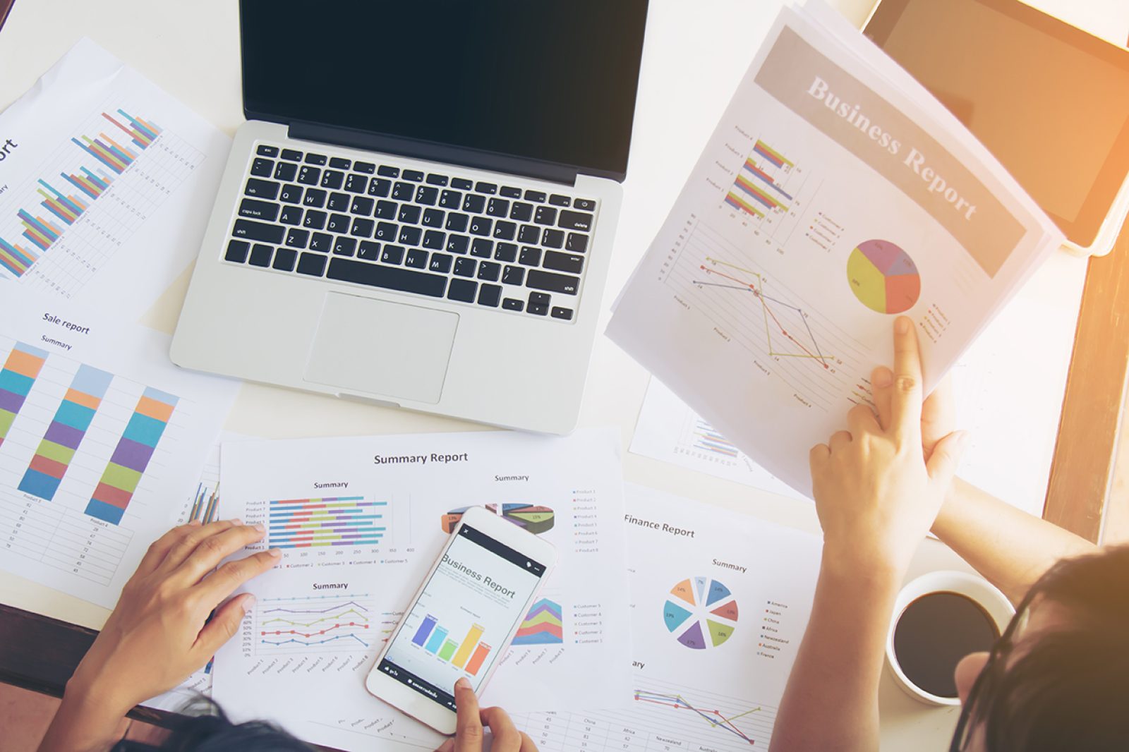 O que é PLR no Marketing Digital? PLR (Private Label Rights) são direitos autorais usados pelas empresas e projetos para serem criados com exclusividade para elas. O objetivo é permitir que os clientes do vendedor comprem produtos sem ter que se identificar com o produto original. Nesse artigo, você irá entender o que são e qual a do PLR no marketing digital, e porque as empresas estão começando a utilizá-los. O que é PLR? PLR significa "Private Label Rights" (Traduzindo: Direitos de Marca Privada) e é um modelo de gestão que visa aumentar o retorno sobre a iniciativa adquirida (ROI) no marketing digital. Ele se baseia na criação de um plano estratégico que contemple as atividades necessárias para alcançar os objetivos específicos, dentre elas a identificação dos meios necessários, definição das metas e do timing, implementação das ações e controles. O PLR no marketing digital é um tipo de plano de negócio que permite que você produza seus próprios conteúdos e distribuí-los na internet. Os objetivos do PLR no marketing digital podem ser divididos em dois grupos: o primeiro é atrair visitantes para seu site; o segundo é fidelizar os clientes que já tinham entrado em contato com você. Nesta publicação da Estação Indoor ,a sua melhor agência de marketing digital, vamos explorar cada um dos desafios enfrentados pelo profissional do Marketing Digital quando utiliza PLR no seu processo de vendas. O primeiro desafio é encontrar a forma ideal de distribuir seus conteúdos na internet. Você pode utilizar sites de busca, redes sociais, e plataformas de anúncios para promover seus produtos. O segundo desafio é atrair visitantes para seu site. Para isso, você pode utilizar ferramentas como o email marketing, o blogue, o Twitter, o LinkedIn, e as redes sociais. O terceiro desafio é fidelizar os clientes que já tinham entrado em contato com você. Para isso, você pode utilizar ferramentas como a gestão de clientes, o lead gen, e a publicidade digital. O PLR no marketing digital é uma ferramenta essencial para os profissionais do mercado de trabalho. Ele permite que você produza conteúdos e distribua-os na internet, oferecendo aos visitantes uma melhor qualidade e uma maior variedade de produtos. As vantagens do uso de PLR no Marketing Digital PLR (Direitos de Marca Privada no bom Português) é uma ferramenta que pode ser usada no marketing digital para melhorar a qualidade dos seus resultados. Os principais benefícios do uso de PLR incluem: - Diminuição do custo operacional; - Melhoria da qualidade dos resultados; - Maior eficiência na execução das ações. PLR permite ao usuário ter uma melhor compreensão do processo de produção, reduzindo assim o tempo necessário para a execução de determinadas ações. Além disso, aumenta significativamente o número de resultados obtidos com menor esforço. Outra vantagem do uso de PLR é a facilidade de adaptação aos cenários do mercado, o que permite otimizar os resultados em função dos contextos em que está inserido. PLR pode ser usado no marketing digital para atender diferentes necessidades dos consumidores, como por exemplo: buscar informações detalhadas sobre determinados produtos; obter feedback sobre o comportamento do seu site ou ação de marketing; conhecer as preferências dos clientes em termos de conteúdo e design. PLR também pode ser usada para gerar leads qualificados, que podem ser utilizados posteriormente no processo de vendas. Finalmente, uma outra vantagem do uso de PLR no marketing digital é a capacidade de contribuir para o crescimento dos negócios. Por meio das ferramentas de PLR, os empresários podem melhorar o seu know-how nas áreas da comunicação e da produção, o que pode facilitar ainda mais o processo de inovação. O que é um bom PLR para o seu negócio? A PLR é uma ferramenta gratuita que você pode usar para automatizar o seu dia a dia no marketing digital. Ela permite criar um plano de ação, realizá-lo e avaliá-lo rapidamente. Basicamente, é como um calendário de negócios que você pode consultar em qualquer momento e em qualquer lugar. PLR no marketing digital pode ser usado para especificar os objetivos do seu negócio, organizar as estratégias a serem adotadas, implementá-las e avaliá-las. Além disso, facilitam a comunicação entre os responsáveis pelas áreas de vendas e operações do negócio. Por isso, são uma ferramenta indispensável para promover a competitividade no mercado. Para usar um PLR adequadamente, é preciso levar em conta alguns pontos clave: identificar as necessidades do seu negócio e apresentá-las de forma objetiva; criar estratégias e objetivos claros; criar mecanismos de monitoramento para garantir que as metas foram alcançadas; encontrar uma equipe de colaboradores que sejam envolvidos nas ações. Como Utilizar PLR no Seu Negócio? Para iniciar a utilização de PLR no seu negócio, é importante conhecer os objetivos que queremos alcançar. Além disso, é necessário fazer um planejamento estratégico para otimizar o tempo e a energia em cada etapa do processo de produção. Por exemplo, definir quais são as postagens que vamos realizar todos os dias e qual será o tema delas. Ter esse controle permitirá que nossos posts sejam sempre úteis, oferecendo um conteúdo de qualidade. Além disso, é importante selecionar as fontes de financiamento dos nossos PLR e planejar aplicações que deem mais retorno. Outra dica importante é planejar os formatos de divulgação dos nossos PLR no marketing digital. Podemos utilizá-los em nosso website, no nosso blog ou redes sociais. Assim, estaremos sempre à vontade para atrair mais visitantes para o nosso negócio. Ao utilizar PLR, estamos criando um conteúdo de qualidade que nos ajudará a atrair mais investidores e clientes. Por isso, é fundamental ter uma estratégia que impeça que esse material seja descartado ou desperdiçado. Aplicações como o marketing de conteúdo (MMC), por exemplo, podem ser uma excelente forma de promover os nossos PLR no marketing digital. E quanto às remunerações? As remunerações pelos nossos PLR dependem do conteúdo produzido e do canal utilizado para divulgação. Geralmente, as fontes de renda mais comuns para os PLR são os serviços de publicidade, o pagamento por leads ou vendas após a realização de análises de casos. Portanto, é importante definir o objetivo da publicação e avaliar se essa forma de monetização adequada será para nossos objetivos.. PLR no Marketing Digital: Porque sua empresa precisa saber disso! A PLR no marketing digital é uma ferramenta que você pode usar para aumentar a qualidade de seus conteúdos, melhorando o posicionamento de sua empresa nas redes sociais. Com PLR, você pode criar materiais customizados, sem custos adicionais, e disponibilizá-los gratuitamente na internet. Isso permite que sua empresa se torne mais conhecida e atraente para os clientes. Quer saber mais? Entre em contato com a Estação Indoor. somos uma agência de marketing digital que possui foco em resultados.