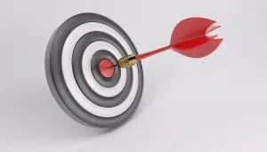 O que é nicho no marketing Digital? Aprenda a escolher o seu nicho no marketing digital e como tirar proveito dele para ter um negócio de sucesso na internet. A sua agência de marketing digital preparou um pequeno resumo para que você entenda de uma vez por todas, mais sobre este assunto. Boa leitura! O que é um nicho? O nicho é o tema ou assunto específico que você vai abordar no seu negócio online. É importante escolher um nicho para o seu negócio digital porque isso vai te ajudar a se destacar da concorrência, a ter mais foco e a atrair um público-alvo específico. Algumas dicas para escolher um nicho no marketing digital para o seu negócio digital: – Escolha um assunto que você gosta e seja bom; – Identifique os problemas do seu público-alvo e ofereça soluções; – Seja específico e não tente abordar muitos assuntos ao mesmo tempo; – Pesquise a concorrência e identifique o que você pode fazer de melhor. Os benefícios de criar um nicho no marketing digitalsão inúmeros, mas os principais são: - Menor concorrência: Ao focar em um público específico, você automaticamente reduz a concorrência, pois os seus concorrentes geralmente estarão atendendo a um mercado mais amplo. Isso significa que você terá mais chances de se destacar e conquistar um lugar de destaque no seu nicho de mercado. - Maior foco: Ao escolher um nicho para o seu negócio, você automaticamente ganha mais foco, pois sabe exatamente quem é o seu público-alvo e quais são os seus interesses. Isso facilita a criação de conteúdo e a definição de estratégias de marketing mais eficazes. - Melhor relacionamento com o público: Ao saber exatamente quem é o seu público-alvo, fica mais fácil criar uma relação de confiança com ele. Você consegue entender melhor as suas necessidades e oferecer soluções específicas para os seus problemas. - Maior chances de sucesso: Ao escolher um nicho de mercado para o seu negócio, você estará mais preparado para enfrentar a concorrência e conquistar um lugar de destaque no mercado. - Menos custos: Ao focar em um nicho específico, você consegue economizar com mídia e outras formas de marketing, pois sabe exatamente a quem deve ser dirigido o seu conteúdo. - Maior lucro: Ao saber exatamente quem é o seu público, fica mais fácil criar produtos e serviços que atendam às suas necessidades. Dessa forma, você aumenta as suas chances de gerar mais vendas e obter um maior retorno sobre o investimento. Como você pode ver, os benefícios de escolher um nicho no marketing digital para o seu negócio digital são inúmeros. Portanto, se você ainda não escolheu um para o seu negócio, é importante começar a pesquisar agora mesmo e escolher o tema que mais te interessa. Qual a importância do nicho em marketing digital? Nicho no marketing digital é a identificação de um grupo específico de consumidores que possuem um determinado interesse ou necessidade. Dessa forma, as empresas podem direcionar suas estratégias para atender às demandas desses clientes, aumentando assim as chances de conquistar e fidelizar novos consumidores. No mundo atual, em que a concorrência é cada vez mais acirrada, trabalhar com nichos pode ser uma excelente forma de se diferenciar da concorrência e conquistar uma fatia maior do mercado. Por meio do nicho, as empresas conseguem ter um foco maior nas suas ações, o que torna o investimento mais eficiente. Além disso, como o público-alvo é bem definido, fica mais fácil direcionar as mensagens, aumentando a eficiência da comunicação. Reforçando esse conceito, em 2018, o escritor Sandro R. Santo em seu livro Enriqueça com Nichos: Aprenda a Ganhar Dinheiro com Nichos de Negócios, da editora Strader, afirma a importância da escolha do nicho no marketing digital para aumentar as vendas de produtos ou serviços "A chave são leads direcionados, não o tráfego em busca geral. Com ele você atingirá com precisão o tipo de tráfego na web que iria comprar o seu produto ou serviço". Diferença entre um micro-nicho e um nicho Nicho é um termo que usamos para definir um grupo específico de pessoas com características semelhantes, que consomem produtos ou serviços iguais ou que estão interessados em um determinado assunto. Por exemplo, podemos ter como nichos: mães de primeira viagem, pais de crianças pequenas, jovens de 18 a 25 anos, pessoas que viajam a negócios, etc. Cada uma dessas pessoas têm algo em comum: uma necessidade específica que está sendo atendida por um produto ou serviço. Micro-nicho, por outro lado, é um termo usado para definir um grupo ainda mais específico de pessoas com características semelhantes. Por exemplo, podemos ter como micro-nichos: mães de primeira viagem que viajam sozinhas, pais de crianças pequenas que viajam com orçamento apertado, jovens de 18 a 25 anos que viajam para países da Europa, pessoas que viajam a negócios e procuram hotéis baratos perto do aeroporto, etc. Como você pode ver, os micro-nichos são grupos bem específicos de pessoas com características muito semelhantes. Eles geralmente têm uma necessidade muito específica que está sendo atendida por um produto ou serviço. Como escolher um nicho para o seu negócio? Nos dias de hoje, com a concorrência acirrada entre os negócios, tornou-se cada vez mais importante para as empresas escolherem um nicho de mercado para se concentrarem. Isso é especialmente verdadeiro no mundo do marketing digital, onde há tantas maneiras de chegar ao seu público-alvo. Ao escolher um nicho de mercado, a sua empresa terá a oportunidade de se concentrar em um grupo específico de pessoas e oferecer-lhes produtos ou serviços que atendam às suas necessidades. Ao fazer isso, você pode criar uma base sólida de clientes fiéis que estão dispostos a comprar o que você tem a oferecer. Mas como você escolhe o nicho no marketing digital certo para o seu negócio? Aqui estão 5 dicas para ajudar: Pesquise seu mercado-alvo O primeiro passo para escolher um nicho de mercado é conhecer o seu mercado-alvo. Quem são as pessoas que você quer atingir com o seu negócio? O que eles estão procurando? Quais são as suas principais preocupações? Uma vez que você compreender o seu mercado-alvo, você poderá começar a pensar em quais produtos ou serviços eles estariam interessados. Lembre-se, o objetivo é oferecer a eles algo que resolva um problema ou atenda a uma necessidade. Identifique os concorrentes no seu nicho Uma vez que você tenha uma ideia do tipo de produto ou serviço que deseja oferecer, é hora de pesquisar a concorrência. Faça uma busca no Google para ver quem mais está oferecendo o mesmo tipo de produto ou serviço. Analise o que eles estão fazendo bem e identifique as áreas em que você pode se destacar. Você pode querer oferecer um produto ou serviço similar, mas com um diferencial. Ou você pode decidir oferecer algo completamente diferente que atenda a uma necessidade não atendida pelos concorrentes. Encontre um nicho com potencial de crescimento Quando você está pesquisando os mercados-alvo e a concorrência, é importante procurar por um nicho com potencial de crescimento. Isso significa que há espaço para mais empresas no mercado e que as pessoas estão dispostas a pagar pelos produtos ou serviços que você está oferecendo. Uma maneira de verificar se um mercado tem potencial de crescimento é pesquisar as tendências do mercado. Você pode usar ferramentas de pesquisa, como o Google Trends, para ver se as pessoas estão procurando por produtos ou serviços relacionados ao seu nicho. Escolha um nicho que você esteja interessado Quando você está escolhendo um nicho para o seu negócio, é importante escolher um que esteja realmente interessado. Isso vai ajudar a garantir que você esteja motivado para trabalhar no seu negócio e oferecer o melhor produto ou serviço possível para o seu público-alvo. Teste o seu nicho antes de mergulhar de cabeça Antes de escolher um nicho definitivo para o seu negócio, é importante fazer um teste para ver se ele realmente é viável. Isso pode incluir a criação de um blog ou site para testar o interesse do público-alvo, bem como a oferta de produtos ou serviços em sites de leilão ou classificados. Com essas dicas em mente, você estará bem no caminho para escolher o nicho certo para o seu negócio. Como encontrar o seu nicho O marketing digital é uma área que está em constante evolução, e isso significa que os profissionais de marketing precisam estar sempre atentos às novas tendências. Uma das mais recentes tendências é o marketing de nicho. No Brasil, de acordo com o relatório de análises da Kepios, o Brasil possui mais de 166 milhões de pessoas navegando pela internet e só nos anos de 2021 e 2022 esse número aumentou em 3,3%, mostrando que há uma grande quantidade de públicos para serem atingidos.  Mas, afinal, como encontrar o seu nicho no marketing digital? A resposta pode parecer difícil, mas há uma certa lógica. Em vez de tentar atrair o maior número possível de pessoas, o objetivo do marketing de nicho é atrair um público bem definido e oferecer a ele produtos ou serviços que atendam às suas necessidades específicas. Para encontrar o seu nicho no marketing digital, você precisa começar pensando nas habilidades do consumidor e naquilo que se pode oferecer para o seu público. Uma vez que forem identificadas, o próximo passo é achar os problemas que o seu público-alvo enfrenta e quais soluções eles procuram. Por exemplo, imagine que você é um fotógrafo especializado em fotografia de casamento. Seu nicho são os noivos que procuram um fotógrafo para registrar o seu grande dia. Como você pode atender às necessidades do seu público? Você pode oferecer um pacote de fotos do casamento, um álbum de fotos ou até mesmo uma sessão de fotos pré-casamento. Uma vez que você identificar o seu nicho, o próximo passo é desenvolver um plano de marketing para atrair o seu público-alvo. Isso inclui a criação de um site, a criação de conteúdo e a divulgação nas redes sociais. Uma das maneiras mais eficazes de atrair o seu público-alvo é desenvolver um blog e escrever sobre os temas que interessam ao seu público. Além disso, você também pode usar as redes sociais para promover o seu blog e atrair novos leitores. Por fim, lembre-se sempre que o marketing digital é uma área em constante evolução, portanto, esteja sempre atento às novas tendências e procure sempre maneiras inovadoras de alcançar o seu público-alvo. Por que investir em marketing de nicho? Investir em marketing de nicho pode trazer muitos benefícios para sua empresa, como: Maior ROI Uma vez que você escolha um nicho, é importante pesquisar para garantir que haja uma demanda por seus produtos ou serviços. Você pode fazer isso verificando sites de busca como o Google Trends para saber se as pessoas estão procurando por termos relacionados ao seu nicho. Além disso, você também pode olhar para o tráfego do site dos concorrentes para garantir que haja um mercado para o seu produto ou serviço. Se houver uma boa demanda e tráfego de sites competitivos, isso pode ser um sinal de que há potencial para crescer no mercado. Escolha um nome de domínio atraente e fácil de lembrar Depois de escolher um nicho, é hora de escolher um domínio para o seu site. O endereço do seu site é importante, pois ajudará as pessoas a encontrar o seu site e lembrar do seu nome. Além de escolher um nome de domínio atraente, também é importante escolher um que seja fácil de digitar e de lembrar. Dessa forma, as pessoas serão mais propensas a visitar o seu site quando digitarem o seu endereço na barra de endereços do navegador. Crie um site profissional Depois de escolher um nicho e um domínio para o seu site, é hora de criar um site profissional. Seu site precisa ter uma aparência profissional para que as pessoas possam confiar em comprar produtos ou serviços de você. Crie um site que seja fácil de navegar, com conteúdo relevante e informativo. Além disso, certifique-se de que o seu site está otimizado para os mecanismos de busca, para que as pessoas possam encontrá-lo facilmente quando pesquisarem por termos relacionados ao seu nicho. Uso das Redes Sociais As mídias sociais são uma ótima maneira de promover o seu site e aumentar o tráfego do seu site. Crie perfis nas principais redes sociais, como Facebook, Twitter e Instagram, e poste conteúdo relevante e interessante. Além disso, interaja com outros usuários nas redes sociais para construir uma base de seguidores leal. Você também pode usar as mídias sociais para anunciar produtos ou serviços específicos para oseu nicho. Dessa forma, as pessoas que estão interessadas no seu nicho serão expostas aos seus produtos ou serviços e poderão comprá-los. Crie um blog Um blog é uma ótima maneira de gerar tráfego para o seu site e aumentar suas vendas. Escreva conteúdo relevante e informativo sobre tópicos relacionados ao seu nicho. Além disso, certifique-se de que o seu blog está otimizado para os mecanismos de busca, para que as pessoas possam encontrá-lo facilmente quando pesquisarem por termos relacionados ao seu nicho. Você também pode usar o seu blog para anunciar novos produtos ou serviços que estejam disponíveis para o seu nicho. Dessa forma, as pessoas que estão interessadas no seu nicho serão expostas aos seus produtos ou serviços e poderão comprá-los. Ofereça cupons ou descontos Oferecer cupons ou descontos para produtos ou serviços específicos para o seu nicho pode ser uma ótima maneira de aumentar as vendas. As pessoas que estão interessadas no seu nicho serão mais propensas a comprar seus produtos ou serviços se eles estiverem disponíveis por um preço mais baixo. Além disso, você também pode usar cupons ou descontos como um meio de gerar tráfego para o seu site. As pessoas que procurarem por cupons ou descontos online poderão encontrar o seu site e, assim, conhecer os seus produtos ou serviços. Quais os principais nichos do marketing digital? O marketing digital é uma área do marketing que se utiliza das tecnologias da informação e da comunicação para promover produtos ou serviços. Ele engloba a criação, o desenvolvimento, a manutenção e a utilização de canais de comunicação online para atingir os objetivos do marketing. Existem diversos nichos no marketing digital, e alguns deles são: marketing de conteúdo, marketing de afiliados, marketing de busca, e-mail marketing, inbound marketing e mídias sociais. Cada um desses nichos tem suas particularidades e exige um conhecimento específico para ser bem aplicado. Marketing de Conteúdo O marketing de conteúdo é uma estratégia do marketing digital que se concentra na criação e distribuição de conteúdo relevante e valioso para atrair, aquecer e converter leads em clientes, aumentando assim as vendas da empresa. Com o objetivo de ajudar as empresas a alcançarem seus potenciais clientes, o marketing de conteúdo cria e distribui conteúdos relevantes que agregam valor para o leitor, ao mesmo tempo em que promove os produtos ou serviços da marca. Diferentemente do marketing tradicional, que tem como foco interromper as pessoas com mensagens publicitárias, o marketing de conteúdo oferece algo útil e interessante para a audiência, tornando-se uma forma mais sutil e eficaz de fazer propaganda. No entanto, para ter sucesso no marketing de conteúdo, é necessário que a empresa tenha um bom sistema de tracking e análise dos resultados. Isso permite identificar quais são as principais fontes de conversão e compartilhar esses dados com os responsáveis pelas publicações, permitindo que estas sejam produzidas de forma mais inteligente e responsável. Marketing de Afiliados O marketing de afiliados é uma estratégia muito eficiente para quem quer gerar renda online. Basicamente, o afiliado é um profissional que promove produtos ou serviços de outras empresas em troca de uma comissão por cada venda gerada. Existem diversas plataformas de afiliados, mas uma delas, por exemplo, é a Amazon Associates, que é a plataforma de afiliados da gigante Amazon. A Amazon é uma das maiores lojas online do mundo e, graças a isso, consegue oferecer comissões bem atrativas para os seus afiliados. Marketing de busca O marketing de busca é uma estratégia muito popular para quem quer atrair tráfego qualificado para o seu site. Isso acontece porque as pessoas que entram em um site através de um motor de busca, geralmente estão procurando por algo específico. Por exemplo, se você tem um blog sobre carros, as pessoas que pesquisarem "carros" no Google provavelmente estarão interessadas em ler o seu conteúdo. No entanto, para ter sucesso com o marketing de busca, é preciso escolher os keywords certos e usá-los da maneira correta. Além disso, é importante criar conteúdo relevante e de qualidade, que vai ajudar a melhorar o seu rankeamento nos motores de busca. E-mail Marketing O e-mail marketing é uma das formas mais antigas de marketing digital e, ainda hoje, um dos canais mais eficientes. Apesar de todos os avanços da tecnologia, o e-mail ainda é um meio extremamente poderoso para se conectar com o público-alvo. Existem várias razões pelas quais o e-mail marketing continua sendo tão popular e eficaz, incluindo: 1. Custo-benefício: envio de e-mails é extremamente barato. Além disso, você pode facilmente medir o ROI da sua campanha de e-mail, o que torna muito fácil saber se está valendo a pena ou não. 2. Alto nível de personalização: você pode facilmente segmentar sua lista de contatos para enviar e-mails relevantes para cada um deles. 3. Acessibilidade: o e-mail marketing pode ser acessado em qualquer lugar e em qualquer dispositivo. Isso significa que você pode facilmente chegar aos seus clientes em potencial em qualquer lugar do mundo, sempre que precisar. 4. Taxas de aberturas elevadas: as taxas de abertura dos e-mails são geralmente muito altas, especialmente quando comparadas com outros canais de marketing digital, como o Facebook Ads. 5. Rápido para criar e enviar: criar uma campanha de e-mail é fácil e a maioria das ferramentas permite que você envie seu e-mail em apenas alguns cliques. Inbound Marketing O inbound marketing é uma estratégia de marketing que se concentra em atrair o público-alvo para o seu site, blog ou rede social, ao invés de interromper as atividades do dia-a-dia com propagandas. A principal vantagem do inbound marketing é que ele permite que as empresas se conectem com os seus clientes em potencial de uma forma mais natural e humanizada. Ao invés de simplesmente enviar mensagens para um grande grupo de pessoas, o inbound marketing permite que as marcas criem um diálogo com os seus clientes, apresentando conteúdos relevantes e úteis para eles. Outra vantagem do inbound marketing é que ele costuma ser mais barato do que outras estratégias de marketing, como a publicidade tradicional. Além disso, o inbound marketing gera leads qualificados, ao invés de simplesmente gerar mais cliques. Dessa forma, as empresas podem concentrar seus esforços em vendas para clientes que realmente estão interessados na marca. Algumas das principais ferramentas do inbound marketing incluem o SEO, o marketing de conteúdo e o marketing de mídias sociais. Mídias Sociais As mídias sociais são uma ótima maneira de promover um nicho no marketing digital. Você pode usar as mídias sociais para compartilhar conteúdo relevante para o seu nicho, interagir com os seus seguidores e construir uma comunidade envolvida. As mídias sociais ajudam você a obter um alcance orgânico para o seu conteúdo, o que significa que mais pessoas serão expostas ao seu site e ao seu produto. Além de criar um canal de distribuição eficiente para o seu conteúdo, as mídias sociais são ótimas para engajar os espectadores e ter conversas com eles. Na hora de escolher uma plataforma social para promover o seu nicho, considere aquelas em que você quer construir uma presença. Se você quiser fazer vídeos, YouTube é a melhor opção. Para interagir com os clientes potenciais no Facebook, Instagram, Twitter e LinkedIn são boas escolhas. Diga-se de passagem o Instagram é ideal para compartilhar imagens relevantes do nicho. Você pode usar as mídias sociais para compartilhar conteúdo relevante para o seu nicho, interagir com os seus seguidores e construir uma comunidade envolvida. Alguns Exemplos de Nicho de Mercado Digital   Chris Anderson, físico e escritor, já dizia que de uma forma crescente: "O marketing de massa está se tornando uma massa de nichos" e isso vem se provando cada vez mais em uma realidade tanto para freelancers como para uma agência de marketing digital que precisa cuidar dos seus clientes. Através das redes sociais ou nos mecanismos de busca, o nicho de mercado digital tem a obrigação de oferecer soluções a um grupo específico de consumidores que apresentam características semelhantes, ou seja, eles são os clientes ideais para um determinado produto ou serviço. Existem diversos exemplos de nicho de mercado e vamos citar alguns aqui: Pessoas que querem perder peso; Pessoas que querem ganhar massa muscular; Pessoas que precisam cuidar da saúde bucal; Mulheres grávidas; Praticante de esportes; Pessoas com problemas de insônia; Donos de cães. Como podemos perceber, existem diversos nichos de mercado que podem ser explorados pelas empresas. O importante é identificar qual o seu público-alvo e oferecer a ele produtos e serviços que atendam às suas necessidades. Pronto Para Descobrir o Seu Nicho de Marketing Digital? O nicho no marketing digital é um termo que se refere a um grupo específico de pessoas que você deseja atingir com sua campanha ou estratégia de marketing. Determinar o seu nicho é extremamente importante para o sucesso do seu negócio, pois isso lhe permite focar os seus esforços em atender às necessidades específicas desses clientes, aumentando assim as chances de conquistar e fidelizar esses consumidores. Vale lembrar que o nicho de um produto ou serviço pode evoluir com o tempo, portanto é importante que você esteja atento às mudanças nos hábitos de consumo desses clientes e adapte suas estratégias para permanecer relevante para eles. O que achou da nossa explicação sobre o conceito de nicho? Deixe um comentário abaixo e compartilhe este texto nas redes sociais para ajudar seus amigos também!