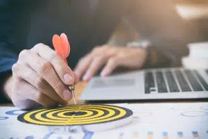 O que é nicho no marketing Digital? Aprenda a escolher o seu nicho no marketing digital e como tirar proveito dele para ter um negócio de sucesso na internet. A sua agência de marketing digital preparou um pequeno resumo para que você entenda de uma vez por todas, mais sobre este assunto. Boa leitura! O que é um nicho? O nicho é o tema ou assunto específico que você vai abordar no seu negócio online. É importante escolher um nicho para o seu negócio digital porque isso vai te ajudar a se destacar da concorrência, a ter mais foco e a atrair um público-alvo específico. Algumas dicas para escolher um nicho no marketing digital para o seu negócio digital: – Escolha um assunto que você gosta e seja bom; – Identifique os problemas do seu público-alvo e ofereça soluções; – Seja específico e não tente abordar muitos assuntos ao mesmo tempo; – Pesquise a concorrência e identifique o que você pode fazer de melhor. Os benefícios de criar um nicho no marketing digitalsão inúmeros, mas os principais são: - Menor concorrência: Ao focar em um público específico, você automaticamente reduz a concorrência, pois os seus concorrentes geralmente estarão atendendo a um mercado mais amplo. Isso significa que você terá mais chances de se destacar e conquistar um lugar de destaque no seu nicho de mercado. - Maior foco: Ao escolher um nicho para o seu negócio, você automaticamente ganha mais foco, pois sabe exatamente quem é o seu público-alvo e quais são os seus interesses. Isso facilita a criação de conteúdo e a definição de estratégias de marketing mais eficazes. - Melhor relacionamento com o público: Ao saber exatamente quem é o seu público-alvo, fica mais fácil criar uma relação de confiança com ele. Você consegue entender melhor as suas necessidades e oferecer soluções específicas para os seus problemas. - Maior chances de sucesso: Ao escolher um nicho de mercado para o seu negócio, você estará mais preparado para enfrentar a concorrência e conquistar um lugar de destaque no mercado. - Menos custos: Ao focar em um nicho específico, você consegue economizar com mídia e outras formas de marketing, pois sabe exatamente a quem deve ser dirigido o seu conteúdo. - Maior lucro: Ao saber exatamente quem é o seu público, fica mais fácil criar produtos e serviços que atendam às suas necessidades. Dessa forma, você aumenta as suas chances de gerar mais vendas e obter um maior retorno sobre o investimento. Como você pode ver, os benefícios de escolher um nicho no marketing digital para o seu negócio digital são inúmeros. Portanto, se você ainda não escolheu um para o seu negócio, é importante começar a pesquisar agora mesmo e escolher o tema que mais te interessa. Qual a importância do nicho em marketing digital? Nicho no marketing digital é a identificação de um grupo específico de consumidores que possuem um determinado interesse ou necessidade. Dessa forma, as empresas podem direcionar suas estratégias para atender às demandas desses clientes, aumentando assim as chances de conquistar e fidelizar novos consumidores. No mundo atual, em que a concorrência é cada vez mais acirrada, trabalhar com nichos pode ser uma excelente forma de se diferenciar da concorrência e conquistar uma fatia maior do mercado. Por meio do nicho, as empresas conseguem ter um foco maior nas suas ações, o que torna o investimento mais eficiente. Além disso, como o público-alvo é bem definido, fica mais fácil direcionar as mensagens, aumentando a eficiência da comunicação. Reforçando esse conceito, em 2018, o escritor Sandro R. Santo em seu livro Enriqueça com Nichos: Aprenda a Ganhar Dinheiro com Nichos de Negócios, da editora Strader, afirma a importância da escolha do nicho no marketing digital para aumentar as vendas de produtos ou serviços "A chave são leads direcionados, não o tráfego em busca geral. Com ele você atingirá com precisão o tipo de tráfego na web que iria comprar o seu produto ou serviço". Diferença entre um micro-nicho e um nicho Nicho é um termo que usamos para definir um grupo específico de pessoas com características semelhantes, que consomem produtos ou serviços iguais ou que estão interessados em um determinado assunto. Por exemplo, podemos ter como nichos: mães de primeira viagem, pais de crianças pequenas, jovens de 18 a 25 anos, pessoas que viajam a negócios, etc. Cada uma dessas pessoas têm algo em comum: uma necessidade específica que está sendo atendida por um produto ou serviço. Micro-nicho, por outro lado, é um termo usado para definir um grupo ainda mais específico de pessoas com características semelhantes. Por exemplo, podemos ter como micro-nichos: mães de primeira viagem que viajam sozinhas, pais de crianças pequenas que viajam com orçamento apertado, jovens de 18 a 25 anos que viajam para países da Europa, pessoas que viajam a negócios e procuram hotéis baratos perto do aeroporto, etc. Como você pode ver, os micro-nichos são grupos bem específicos de pessoas com características muito semelhantes. Eles geralmente têm uma necessidade muito específica que está sendo atendida por um produto ou serviço. Como escolher um nicho para o seu negócio? Nos dias de hoje, com a concorrência acirrada entre os negócios, tornou-se cada vez mais importante para as empresas escolherem um nicho de mercado para se concentrarem. Isso é especialmente verdadeiro no mundo do marketing digital, onde há tantas maneiras de chegar ao seu público-alvo. Ao escolher um nicho de mercado, a sua empresa terá a oportunidade de se concentrar em um grupo específico de pessoas e oferecer-lhes produtos ou serviços que atendam às suas necessidades. Ao fazer isso, você pode criar uma base sólida de clientes fiéis que estão dispostos a comprar o que você tem a oferecer. Mas como você escolhe o nicho no marketing digital certo para o seu negócio? Aqui estão 5 dicas para ajudar: Pesquise seu mercado-alvo O primeiro passo para escolher um nicho de mercado é conhecer o seu mercado-alvo. Quem são as pessoas que você quer atingir com o seu negócio? O que eles estão procurando? Quais são as suas principais preocupações? Uma vez que você compreender o seu mercado-alvo, você poderá começar a pensar em quais produtos ou serviços eles estariam interessados. Lembre-se, o objetivo é oferecer a eles algo que resolva um problema ou atenda a uma necessidade. Identifique os concorrentes no seu nicho Uma vez que você tenha uma ideia do tipo de produto ou serviço que deseja oferecer, é hora de pesquisar a concorrência. Faça uma busca no Google para ver quem mais está oferecendo o mesmo tipo de produto ou serviço. Analise o que eles estão fazendo bem e identifique as áreas em que você pode se destacar. Você pode querer oferecer um produto ou serviço similar, mas com um diferencial. Ou você pode decidir oferecer algo completamente diferente que atenda a uma necessidade não atendida pelos concorrentes. Encontre um nicho com potencial de crescimento Quando você está pesquisando os mercados-alvo e a concorrência, é importante procurar por um nicho com potencial de crescimento. Isso significa que há espaço para mais empresas no mercado e que as pessoas estão dispostas a pagar pelos produtos ou serviços que você está oferecendo. Uma maneira de verificar se um mercado tem potencial de crescimento é pesquisar as tendências do mercado. Você pode usar ferramentas de pesquisa, como o Google Trends, para ver se as pessoas estão procurando por produtos ou serviços relacionados ao seu nicho. Escolha um nicho que você esteja interessado Quando você está escolhendo um nicho para o seu negócio, é importante escolher um que esteja realmente interessado. Isso vai ajudar a garantir que você esteja motivado para trabalhar no seu negócio e oferecer o melhor produto ou serviço possível para o seu público-alvo. Teste o seu nicho antes de mergulhar de cabeça Antes de escolher um nicho definitivo para o seu negócio, é importante fazer um teste para ver se ele realmente é viável. Isso pode incluir a criação de um blog ou site para testar o interesse do público-alvo, bem como a oferta de produtos ou serviços em sites de leilão ou classificados. Com essas dicas em mente, você estará bem no caminho para escolher o nicho certo para o seu negócio. Como encontrar o seu nicho O marketing digital é uma área que está em constante evolução, e isso significa que os profissionais de marketing precisam estar sempre atentos às novas tendências. Uma das mais recentes tendências é o marketing de nicho. No Brasil, de acordo com o relatório de análises da Kepios, o Brasil possui mais de 166 milhões de pessoas navegando pela internet e só nos anos de 2021 e 2022 esse número aumentou em 3,3%, mostrando que há uma grande quantidade de públicos para serem atingidos.  Mas, afinal, como encontrar o seu nicho no marketing digital? A resposta pode parecer difícil, mas há uma certa lógica. Em vez de tentar atrair o maior número possível de pessoas, o objetivo do marketing de nicho é atrair um público bem definido e oferecer a ele produtos ou serviços que atendam às suas necessidades específicas. Para encontrar o seu nicho no marketing digital, você precisa começar pensando nas habilidades do consumidor e naquilo que se pode oferecer para o seu público. Uma vez que forem identificadas, o próximo passo é achar os problemas que o seu público-alvo enfrenta e quais soluções eles procuram. Por exemplo, imagine que você é um fotógrafo especializado em fotografia de casamento. Seu nicho são os noivos que procuram um fotógrafo para registrar o seu grande dia. Como você pode atender às necessidades do seu público? Você pode oferecer um pacote de fotos do casamento, um álbum de fotos ou até mesmo uma sessão de fotos pré-casamento. Uma vez que você identificar o seu nicho, o próximo passo é desenvolver um plano de marketing para atrair o seu público-alvo. Isso inclui a criação de um site, a criação de conteúdo e a divulgação nas redes sociais. Uma das maneiras mais eficazes de atrair o seu público-alvo é desenvolver um blog e escrever sobre os temas que interessam ao seu público. Além disso, você também pode usar as redes sociais para promover o seu blog e atrair novos leitores. Por fim, lembre-se sempre que o marketing digital é uma área em constante evolução, portanto, esteja sempre atento às novas tendências e procure sempre maneiras inovadoras de alcançar o seu público-alvo. Por que investir em marketing de nicho? Investir em marketing de nicho pode trazer muitos benefícios para sua empresa, como: Maior ROI Uma vez que você escolha um nicho, é importante pesquisar para garantir que haja uma demanda por seus produtos ou serviços. Você pode fazer isso verificando sites de busca como o Google Trends para saber se as pessoas estão procurando por termos relacionados ao seu nicho. Além disso, você também pode olhar para o tráfego do site dos concorrentes para garantir que haja um mercado para o seu produto ou serviço. Se houver uma boa demanda e tráfego de sites competitivos, isso pode ser um sinal de que há potencial para crescer no mercado. Escolha um nome de domínio atraente e fácil de lembrar Depois de escolher um nicho, é hora de escolher um domínio para o seu site. O endereço do seu site é importante, pois ajudará as pessoas a encontrar o seu site e lembrar do seu nome. Além de escolher um nome de domínio atraente, também é importante escolher um que seja fácil de digitar e de lembrar. Dessa forma, as pessoas serão mais propensas a visitar o seu site quando digitarem o seu endereço na barra de endereços do navegador. Crie um site profissional Depois de escolher um nicho e um domínio para o seu site, é hora de criar um site profissional. Seu site precisa ter uma aparência profissional para que as pessoas possam confiar em comprar produtos ou serviços de você. Crie um site que seja fácil de navegar, com conteúdo relevante e informativo. Além disso, certifique-se de que o seu site está otimizado para os mecanismos de busca, para que as pessoas possam encontrá-lo facilmente quando pesquisarem por termos relacionados ao seu nicho. Uso das Redes Sociais As mídias sociais são uma ótima maneira de promover o seu site e aumentar o tráfego do seu site. Crie perfis nas principais redes sociais, como Facebook, Twitter e Instagram, e poste conteúdo relevante e interessante. Além disso, interaja com outros usuários nas redes sociais para construir uma base de seguidores leal. Você também pode usar as mídias sociais para anunciar produtos ou serviços específicos para oseu nicho. Dessa forma, as pessoas que estão interessadas no seu nicho serão expostas aos seus produtos ou serviços e poderão comprá-los. Crie um blog Um blog é uma ótima maneira de gerar tráfego para o seu site e aumentar suas vendas. Escreva conteúdo relevante e informativo sobre tópicos relacionados ao seu nicho. Além disso, certifique-se de que o seu blog está otimizado para os mecanismos de busca, para que as pessoas possam encontrá-lo facilmente quando pesquisarem por termos relacionados ao seu nicho. Você também pode usar o seu blog para anunciar novos produtos ou serviços que estejam disponíveis para o seu nicho. Dessa forma, as pessoas que estão interessadas no seu nicho serão expostas aos seus produtos ou serviços e poderão comprá-los. Ofereça cupons ou descontos Oferecer cupons ou descontos para produtos ou serviços específicos para o seu nicho pode ser uma ótima maneira de aumentar as vendas. As pessoas que estão interessadas no seu nicho serão mais propensas a comprar seus produtos ou serviços se eles estiverem disponíveis por um preço mais baixo. Além disso, você também pode usar cupons ou descontos como um meio de gerar tráfego para o seu site. As pessoas que procurarem por cupons ou descontos online poderão encontrar o seu site e, assim, conhecer os seus produtos ou serviços. Quais os principais nichos do marketing digital? O marketing digital é uma área do marketing que se utiliza das tecnologias da informação e da comunicação para promover produtos ou serviços. Ele engloba a criação, o desenvolvimento, a manutenção e a utilização de canais de comunicação online para atingir os objetivos do marketing. Existem diversos nichos no marketing digital, e alguns deles são: marketing de conteúdo, marketing de afiliados, marketing de busca, e-mail marketing, inbound marketing e mídias sociais. Cada um desses nichos tem suas particularidades e exige um conhecimento específico para ser bem aplicado. Marketing de Conteúdo O marketing de conteúdo é uma estratégia do marketing digital que se concentra na criação e distribuição de conteúdo relevante e valioso para atrair, aquecer e converter leads em clientes, aumentando assim as vendas da empresa. Com o objetivo de ajudar as empresas a alcançarem seus potenciais clientes, o marketing de conteúdo cria e distribui conteúdos relevantes que agregam valor para o leitor, ao mesmo tempo em que promove os produtos ou serviços da marca. Diferentemente do marketing tradicional, que tem como foco interromper as pessoas com mensagens publicitárias, o marketing de conteúdo oferece algo útil e interessante para a audiência, tornando-se uma forma mais sutil e eficaz de fazer propaganda. No entanto, para ter sucesso no marketing de conteúdo, é necessário que a empresa tenha um bom sistema de tracking e análise dos resultados. Isso permite identificar quais são as principais fontes de conversão e compartilhar esses dados com os responsáveis pelas publicações, permitindo que estas sejam produzidas de forma mais inteligente e responsável. Marketing de Afiliados O marketing de afiliados é uma estratégia muito eficiente para quem quer gerar renda online. Basicamente, o afiliado é um profissional que promove produtos ou serviços de outras empresas em troca de uma comissão por cada venda gerada. Existem diversas plataformas de afiliados, mas uma delas, por exemplo, é a Amazon Associates, que é a plataforma de afiliados da gigante Amazon. A Amazon é uma das maiores lojas online do mundo e, graças a isso, consegue oferecer comissões bem atrativas para os seus afiliados. Marketing de busca O marketing de busca é uma estratégia muito popular para quem quer atrair tráfego qualificado para o seu site. Isso acontece porque as pessoas que entram em um site através de um motor de busca, geralmente estão procurando por algo específico. Por exemplo, se você tem um blog sobre carros, as pessoas que pesquisarem "carros" no Google provavelmente estarão interessadas em ler o seu conteúdo. No entanto, para ter sucesso com o marketing de busca, é preciso escolher os keywords certos e usá-los da maneira correta. Além disso, é importante criar conteúdo relevante e de qualidade, que vai ajudar a melhorar o seu rankeamento nos motores de busca. E-mail Marketing O e-mail marketing é uma das formas mais antigas de marketing digital e, ainda hoje, um dos canais mais eficientes. Apesar de todos os avanços da tecnologia, o e-mail ainda é um meio extremamente poderoso para se conectar com o público-alvo. Existem várias razões pelas quais o e-mail marketing continua sendo tão popular e eficaz, incluindo: 1. Custo-benefício: envio de e-mails é extremamente barato. Além disso, você pode facilmente medir o ROI da sua campanha de e-mail, o que torna muito fácil saber se está valendo a pena ou não. 2. Alto nível de personalização: você pode facilmente segmentar sua lista de contatos para enviar e-mails relevantes para cada um deles. 3. Acessibilidade: o e-mail marketing pode ser acessado em qualquer lugar e em qualquer dispositivo. Isso significa que você pode facilmente chegar aos seus clientes em potencial em qualquer lugar do mundo, sempre que precisar. 4. Taxas de aberturas elevadas: as taxas de abertura dos e-mails são geralmente muito altas, especialmente quando comparadas com outros canais de marketing digital, como o Facebook Ads. 5. Rápido para criar e enviar: criar uma campanha de e-mail é fácil e a maioria das ferramentas permite que você envie seu e-mail em apenas alguns cliques. Inbound Marketing O inbound marketing é uma estratégia de marketing que se concentra em atrair o público-alvo para o seu site, blog ou rede social, ao invés de interromper as atividades do dia-a-dia com propagandas. A principal vantagem do inbound marketing é que ele permite que as empresas se conectem com os seus clientes em potencial de uma forma mais natural e humanizada. Ao invés de simplesmente enviar mensagens para um grande grupo de pessoas, o inbound marketing permite que as marcas criem um diálogo com os seus clientes, apresentando conteúdos relevantes e úteis para eles. Outra vantagem do inbound marketing é que ele costuma ser mais barato do que outras estratégias de marketing, como a publicidade tradicional. Além disso, o inbound marketing gera leads qualificados, ao invés de simplesmente gerar mais cliques. Dessa forma, as empresas podem concentrar seus esforços em vendas para clientes que realmente estão interessados na marca. Algumas das principais ferramentas do inbound marketing incluem o SEO, o marketing de conteúdo e o marketing de mídias sociais. Mídias Sociais As mídias sociais são uma ótima maneira de promover um nicho no marketing digital. Você pode usar as mídias sociais para compartilhar conteúdo relevante para o seu nicho, interagir com os seus seguidores e construir uma comunidade envolvida. As mídias sociais ajudam você a obter um alcance orgânico para o seu conteúdo, o que significa que mais pessoas serão expostas ao seu site e ao seu produto. Além de criar um canal de distribuição eficiente para o seu conteúdo, as mídias sociais são ótimas para engajar os espectadores e ter conversas com eles. Na hora de escolher uma plataforma social para promover o seu nicho, considere aquelas em que você quer construir uma presença. Se você quiser fazer vídeos, YouTube é a melhor opção. Para interagir com os clientes potenciais no Facebook, Instagram, Twitter e LinkedIn são boas escolhas. Diga-se de passagem o Instagram é ideal para compartilhar imagens relevantes do nicho. Você pode usar as mídias sociais para compartilhar conteúdo relevante para o seu nicho, interagir com os seus seguidores e construir uma comunidade envolvida. Alguns Exemplos de Nicho de Mercado Digital   Chris Anderson, físico e escritor, já dizia que de uma forma crescente: "O marketing de massa está se tornando uma massa de nichos" e isso vem se provando cada vez mais em uma realidade tanto para freelancers como para uma agência de marketing digital que precisa cuidar dos seus clientes. Através das redes sociais ou nos mecanismos de busca, o nicho de mercado digital tem a obrigação de oferecer soluções a um grupo específico de consumidores que apresentam características semelhantes, ou seja, eles são os clientes ideais para um determinado produto ou serviço. Existem diversos exemplos de nicho de mercado e vamos citar alguns aqui: Pessoas que querem perder peso; Pessoas que querem ganhar massa muscular; Pessoas que precisam cuidar da saúde bucal; Mulheres grávidas; Praticante de esportes; Pessoas com problemas de insônia; Donos de cães. Como podemos perceber, existem diversos nichos de mercado que podem ser explorados pelas empresas. O importante é identificar qual o seu público-alvo e oferecer a ele produtos e serviços que atendam às suas necessidades. Pronto Para Descobrir o Seu Nicho de Marketing Digital? O nicho no marketing digital é um termo que se refere a um grupo específico de pessoas que você deseja atingir com sua campanha ou estratégia de marketing. Determinar o seu nicho é extremamente importante para o sucesso do seu negócio, pois isso lhe permite focar os seus esforços em atender às necessidades específicas desses clientes, aumentando assim as chances de conquistar e fidelizar esses consumidores. Vale lembrar que o nicho de um produto ou serviço pode evoluir com o tempo, portanto é importante que você esteja atento às mudanças nos hábitos de consumo desses clientes e adapte suas estratégias para permanecer relevante para eles. O que achou da nossa explicação sobre o conceito de nicho? Deixe um comentário abaixo e compartilhe este texto nas redes sociais para ajudar seus amigos também!